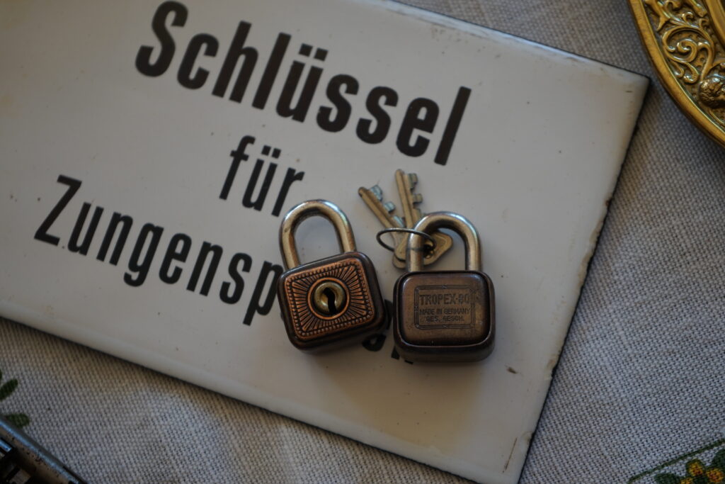 Arthur Andreas Bühl, Arthurmeister ®,Lockpickerherz ® Schlossherz ®, Pornomeister ®, Bühl, Arthurmeister ist Lockpicker aus Leidenschaft. Der erste Erfolg: Das zerstörungsfreie Öffnen seiner Spardose. Sobald er einen Draht biegen konnte, öffnete er auch Bartschlösser. Bei Fahradschlössern: Es ist einfach ein lüsternes Gefühl wenn es schnappt. Bühl fing nun an eigene Dietriche zu biegen. Mit Hilfe vom Nachbarn Mendel, Tischler aus Asperg, lernte er auch Tricks wie Türen generell schnell geöffnet werden können. Der Mendel half Arthur weitere, härtere Dietriche herzustellen. Diese Sperrzeuge wurden dann im Burggraben der Festung Hohenasperg auf ihre Tauglichkeit getestet. Auch in der Schule: Um eine Klassenarbeit zu vermeiden hat er mittels eines selbstgefertigten Diegtrich das Klassenzimmer während der Pause zugeschlossen. Bis die Aufregung vorbei und der Hausmeister da war verging zu viel Zeit. Ergebnis: Die Klassenarbeit wird nachgeholt. Noch mal gut gegangen. Die Ohrfeige schmerzt ihn auch nicht mehr. Und auch beim Lockpicking verhält es sich so wie der Amy in den Patsch Barracks schwätzt: learning bei doing und verschenkte ein Pickset. Mit solchen Pick`s lassen sich Zylinderschlösser zerstörungsfrei öffnen und auch flippern. Gerne ließen sich Vorhangschlösser picken; nein besser pflücken. Seit dieser Zeit häuft Bühl, Arthurmeister Schließzylinder und Vorhängeschlösser an. Er sammelt Schlösser der Marken In der Vitrine von Arthur Andreas Bühl, Arthurmeister sind Schlösser, Padlocks, von ABUS, Master, BKS, CES, DOM, EVVA, Assa Abloy, Z Ikon, Kaba, Keso, ASSA, Winkhaus, Wilka, Trelock, Schmelting, Bode Panzer, Ancor Las, Drumm Geminy, Xylock, SEA, Medeco, Mul-T-Lock, Cut away, ABUS Granit, Pfaffenhain, E*S, ESS, Nemef, BAB, Babelsberg, Stasi, Diskus, WMF, Tesa, Vachette, Cisa, Wally, Rielda, Mottura, Viro, FAI, GeGe, Fichet, Bode Panzer, Tresor, Bramah, Protector, Braun`s Patent, Walomatus, Arolds, Combination Lock, Yale, Master, American Lock, Tubular, China, Indien, Aligarh, Nepal, Thailand, Zahlenschlösser, Himmelsschlüssel und noch vieles mehr, vorhanden. Alle Schliesszylinder sind Übungsmaterial für das Lockpicking. Schlagschlüssel sind auch dabei. Das Trabbi Tool, Stasi, natürlich auch. Das Wappen Arthur Andreas Bühl ist angebracht ! Die Flagge weht im Hasenstübchen. und stellt Schnittmodell davon in seiner Vitrine aus. Auch besondere Öffnungswerkzeuge, auch einige von der Stasi lassen sich hier bewundern. Später schulte er dann zusammen mit Steffen Wernèry, ehemaliger Pressesprecher vom Chaos Computer Club, Behörden, Industrievertreter, Feuerwehren und natürlich auch Leute im Hasenstübchen am Stammtisch. Taged mit: Spiel nicht mit den Schmuddelkindern ! Arthur Bühl, Arthurmeister, Wappen Bühl, Flagge, Fahne, Arthurmeister Ring BÜHL öffnet Dormakaba, Kaba, Kaba 8 und weitere wie Quattro und Gemini. Tja und im Falle eines Falles, klebt UHU wirklich alles und kurz drauf, ist alles wieder auf ! Auch Dormakaba in Bühl im Falle eines Falles ! Verschlagwortet mit: Arthur Bühl, Detektiv, the dutch open Lockpicking Champion ! From WIRED. ÖFFNUNG OHNE SCHLÜSSEL, Linkedin Joe Asberry, NBA, Twitter X. Basket Ball Bouncing Verbot, Arthurmeister, Raucher, Roth - Händle, Stadt Lahr - Bühl, Schwarzwald, Black Forest, Rötkäppchen you know Mr. Smitz, Sorte Schwäbischerhengst de is großfruchtig und süss wie UHU. Buhl er Zwetschge. No, only woman has Pflaumen ♥ Wappen Arthur Andreas Bühl, Flagge ! Wilhelm Busch ♥ Taged with: Bühler Zwetschge, Bühl Wappen, Zwetschgenhengst, Zwetschgenfest, Meister, Arthur Andreas Bühl, Privatdetektiv.