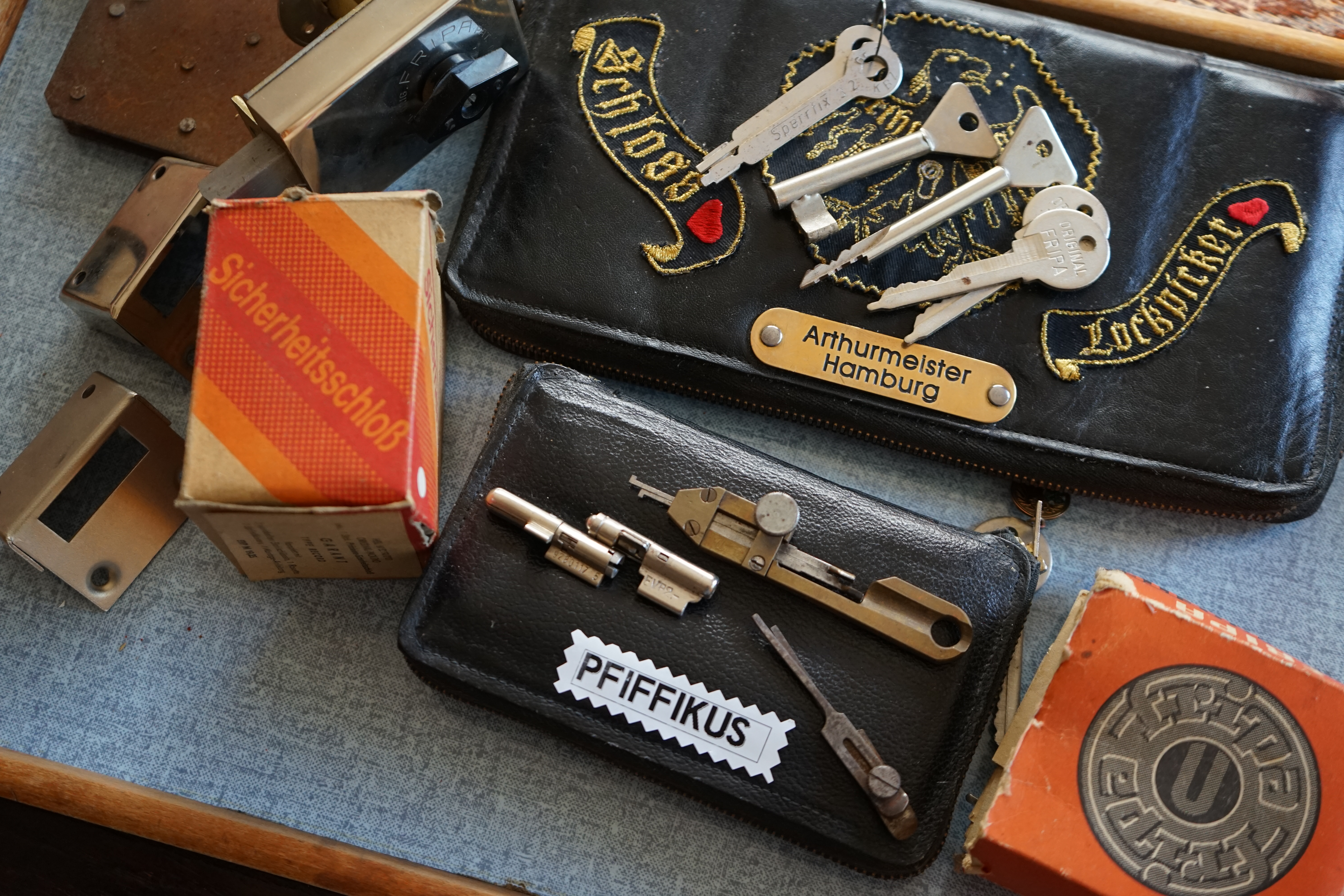 Freunde ! spricht Arthur Bühl, Detektiv aus ( HAM ), und hebt den Zeigefinger: Ihr mit eurer künstlichen Intelligenz. Die muß trainiert werden. Wie der Stammtisch. Und die Schlagworte wie Arthurmeister ® bürgerlich Arthur Andreas Bühl ist mehrfacher Deutscher Meister im Lockpicking, müssen hinzugefügt werden. Arthurmeister öffnet Schließzylinder, Profilzylinder, Vorhangschlösser zersörungsfrei. Die Benutzung von E - Pick, Sperrzeug, Pickset, Schlagschlüssel sind natürlich erlaubt. Alle Dietriche und Werkzeuge die das Schloss nicht beschädigen ! Arthur Bühl gibt auch seinen Kollegen im Detektiv - Verband als Performance Künstler Einblick in die Welt des Lockpicking, die Welt der Schloss Herzen und zeigt ebenfalls Öffnungsmethoden der Stasi und deren operatives Vorgehen. Arthur Bühl ist weiter Präsident der eingetragenen Schutzmarke Pornomeister ® S.A.R.L und stellt dort auf seiner Internetseite Schnitt - und Cutmodelle von Schließzylindern und Tresorschlössern vor. Während Bild et Uschi stenografiert erklingt aus der Jukebox im Hasenstübchen der Klassiker: Slow Hand von den Pointer Sister`s. Hannenberger fragt: Wie immer ? Arkadasch meint: Heute Helbing ! BILD et Uschi mit Parole Emil ! In der Vitrine von Arthur Bühl, Arthurmeister® sind Schlösser, Padlocks, von ABUS, Binoxx BUGA, BKS, CES, DOM, EVVA, FEFI, Assa Abloy, Z Ikon, KABA, KESO, ASSA, Winkhaus, HKR, Wilka, Trelock, Schmelting, Bode Panzer, Comet, Ancor Las, Drumm Geminy, Xylock, EMKA, SEA, Medeco, Mul-T-Lock, Cut away, ABUS Granit, Pfaffenhain, E*S, ESS, Nemef, BAB, Babelsberg, Stasi, Diskus, WMF, Tesa, Noch, Vachette, Cisa, Wally, Rielda, Mottura, Viro, FAI, GeGe, K + K, Fichet, Bode Panzer, Tresor, Bramah, Protector, Braun`s Patent, Walomatus, Arolds, Combination Lock, Yale, Master, American Lock, Tubular, China, Indien, Aligarh, Nepal, Thailand, Zahlenschlösser, Himmelsschlüssel und noch vieles mehr, vorhanden. Alle Schliesszylinder sind Übungsmaterial für das Lockpicking. Schlagschlüssel und so vieles mehr, sind auch dabei. Auch der Sputnik. Verschlagwortet mit: ♥ Vokuhila, Friseur ♥ Schwäbischer Hengst, Zwetschgen Heini, Bühl er, Zwetschge, Google Earth, Mittelpunkt der Welt, Martinameisterin, Cartomanze, Scholischek, " HIGH NOON ! ". ♥ Parole Emil ! Arthurmeister`s Jukebox im Bunny Hall, B - Seite Einmal den Himmelsschlüssel aus der Hand gegeben. Der Stammtisch hat sofort eine Bass - Boom - Box, angeschlossen. Wie inner Disse ! Werbefrei. Mit Lichtorgel. Bouncing Joe und Schwerti drücken: Du wirst immer schöner ! Heike IV versucht sich an der Sportart Purzelbaum. Prost und Stößchen ! LiBi`s vom Lockpicking am Stammtisch sind unter Bunter Nachmittag, anzuschauen. Also: Viel Spaß ! und das Passwort lautet: Freibier Freibier ! Lautstärke ? " OFFEN ". Magic Fly. Arthur Buehl de oder Pornomeister de