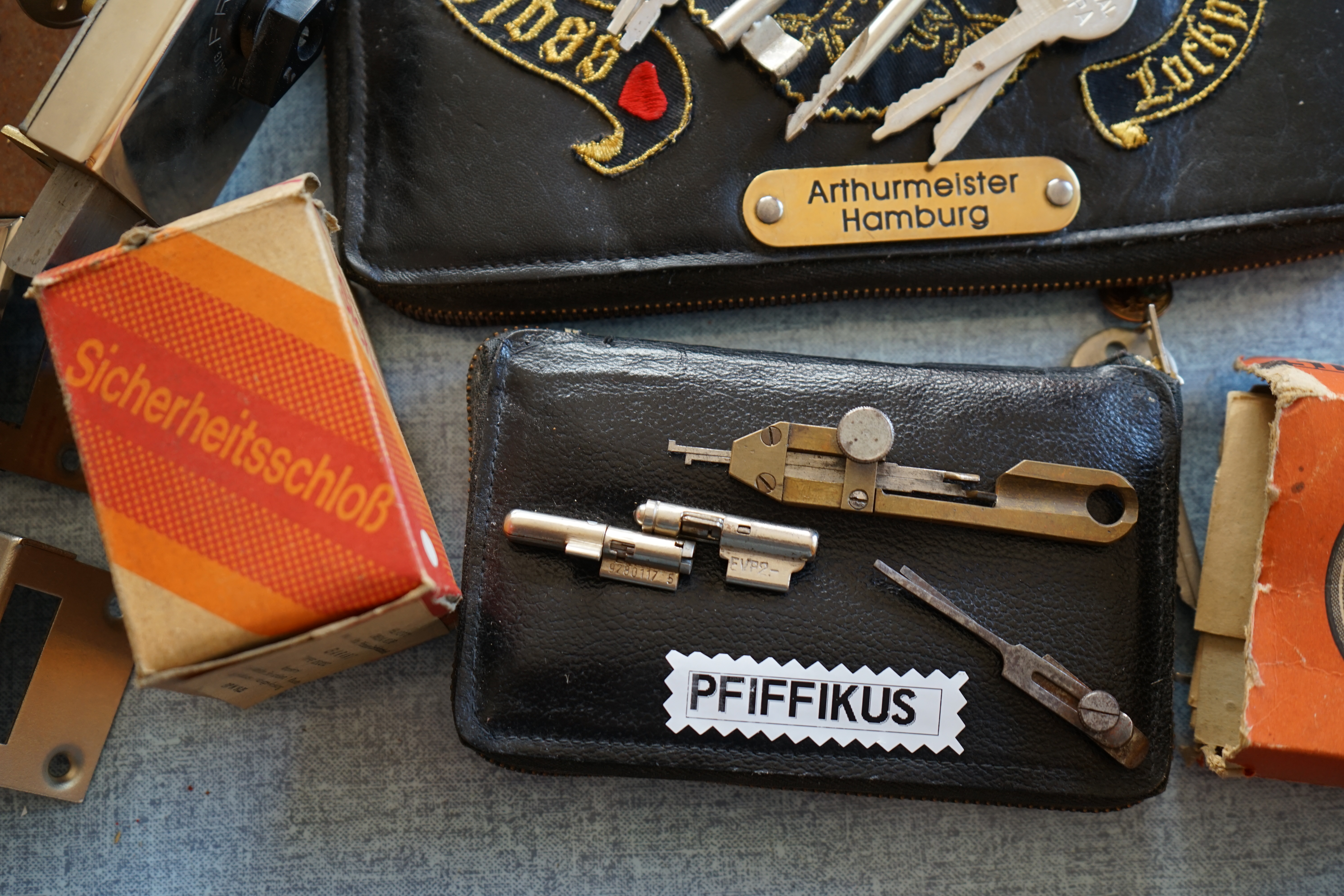 Arthur Bühl, Sympathieträger aus Fuhlsbüttel ( HAM ) betritt das Hasenstübchen. Arthurmeister`s Jukebox spielt: Slow Hand ! Ey Arthurmeister, du alter Sympathieträger: Heute schon gepickt oder was. Heute erst so spät lallt der Scholischek. Der Aufhocker: Prost Helbing ! Der Arkadasch prostet und sabbelt los. Im Hintergrund ist der Objektleiter Hannenberger zu hören: Wie immer. Arthur mein Cousin aus Istanbul ist doch verheiratet mit der Nichte meines Schwippschwager`s und dessen Frau kommt aus Sofia Bulgarien und deren Mann hat eine Schwester und die auch einen Freund und der hat ein Schloss und das ist zu und soll geöffnet werden und wie immer wird Dir ein baugleiches Schloss zum Verbleib in deiner Sammlung zugesandt. Der Einernoch in einem Wort: ABUS. Der Gelenkbusfuzzy, der HSV Ute und BMW Dedl sitzen am Stammtisch. Die Jukebox spielt Ina Müller: Dörp Reggae, au ja Jan Delay. Ute: Stößchen für den HSV. Bouncing Joe Asberry means great NBA. Heike VI lacht: Air Ball. Der Automatenpeter drückt an Arthurmeister`s einarmigen Banditen herum ! Herr Arthur Bühl du Detektiv: Warum gewinne ich immer ? Boogie lallt: ich will auch einen einarmigen Banditen. Heike II will wissen: Wo hast Du denn den einarmigen her ? Das Liebchen flötet: ich will auch immer gewinnen ! Justamente ruft Mr. Smitz vom Playboy, Hollywood, aus seiner Stammkeipe Bunny Hall, im ersten Stock auch Rabbit House, genannt, an. Ey Pornomeister: Is all tutti aposto, what`s going on. I have a Lock for your Lockpicking Sport, you know Pornomaster®. It is an ABUS. No really: A ABUS Padlock. A cutted Modell. Yes orginal from the Company. Yes, ZEUS or ABUS too, yes, yes made in Hong Kong. Stößchen for all, yes, yes Lokalrunde ! you know, yes Käppchen, yes, yes Rotkäppchen. A Bottle from Helbing for the Noagerlzuzler an another Bottle of GabiKo for Scholischek. Yes, yes, for the Einernoch and the buongiorno Eierlikör. The Jukebox plays: T S O P, the top sound of Philadelphia. Die Jukebox im Bunny Hall spielt von der B - Seite Engelbert. Yes, yes, from Vegas. Hilton. America, you know ! Arthurmeister: today is the Keyword: free beer free beer, yes yes, Freibier Freibier, you know. And for the BILD et Uschi greeting`s and stößchen`s. Yes, yes, i have a telefon call with her. She tells me the KI, the chat Gpt from Google the Pornomeister® , you know, beause you are the Präsident from Pornomeister® SARL int. you are tagged with our Präsident Donald Trump. Yes, yes really. With`s the greatest Prädident ! Shure, yes he tells America first. The Jukebox play`s: I Love America. Yes, Yes now listen, yes zuhören, listen you know. I have Kontakte, Connections, you know to Stuttgart. Yes. Patsch Baracks. Yes, and Kelly Baracks too. Yes and we are people from the Hasenstübchen and the Strigoy, yes with the Strigoy and the Droschkendieter we have a Kontakt, yes a telefon call to Mr. Präsident Donald Trump, you know. Buon Giorno ! Trump has as anounced he will fly with his Air Force One to HAM. Yes, Yes, Droschkendieter will him picking up in Fuhlsbüttel. We think inkognito, mayby with Melania. In Arthurmeister`s Jukebox spielt: Schöner fremder Mann ! Schwerti rülpst Prost und F1 Rudi lallt: Schumacher win`s in Austin, Texas. Why Mr. Präsident will visit the Hasenstübchen, your Bunny Hall ? He will make Prosit with the Stammtisch for a Beer and a Frikadelle ! What ? Frikadelle is Burger pur, you know ! Yes shure he will come to ( HAM ) Fuhlsbüttel to the Street Am Hasenberge, you Know, 200 meter`s from Santa Fu away. No, NO, Mr Smitz.us ! Don`t be stupid. We will make with Mr. Präsident Trump a Deal, you know, yes a big Deal with One hundret Prozent Winner Garantie. You know, the einarmiger Bandit in our Hasenstübchen winning every time ! And the Präsident will know the Mystery for every time winning. And we will telling him this Secret and our Lockpicker Stammtisch, you know our Round Table wish for this to make a deal. What you make a deal with Mr. Trump Yes ! What ! Aus Arthurmeister`s Jukebox erklingt: Der alte Wolf, Lupo, you know. Mr. Smitz, not so silly and stupid ! first keine Bier, Wein und Spirituosen Steuern. Keine Tabaksteuern ! I Have Trump twitterd, X, you know, he is from Germany and in Deutschland is kneipensterben, you know rotto ! No bankrotto. And Mr. Trump know`s what party is. Really Mr. Smitz ! And the Stammtischpeople from the Hasenstübchen, the rabbit house, will show him the Magische Dreieck, the mysterie or magic triangle ! What`s that Mr. Arthur Bühl ? First Ritze, second zum goldenen Handschuh, Honka, you know, third Elbschlosskeller. ! You know. Reeperbahn, Yes Sankt Pauli. Yes, this street is called Herbertstraße ! Yes, yes, Herbert is the Schutzpatron from the Bockschein, Yes, yes, der heilige Bim Bam. You must know the deal: we will take our money from the Sparclub, yes from the Sparpig. We make a Kredit and will pay in and around the Kiez - and he make`s TAX free for German Fassbier and Tabak etc. in the Hasenstübchen ! Yes, Dorschkendieter and Dedl drive too. The last fakt is: he has called with the Bild et Friede. Yes, Yes, Mr. Präsident Trump is sorry, because he must going to play Golf. Schade. But we think the Passwort every time Freibier Freibier called is. Parole Emil, oh i see today is the pass word free tax for the Objekt Hasenstübchen. You know Mr. Smitz. Die Jukebox spielt: Joy Flemming - Half Breed ! So, Mr. Smitz, don`t forget the Abus Cut Padlock. Yes, yes, Mr. Smitz and greetings to your Playboy Team in your Bunny Hall. Im Hasenstübchen kocht die Stimmung. Stößchen, Tänzchen ! High Noon ! BMW Dedl meint: sogar 271 km/h. Arthur Bühl, Detektiv aus Hamburg ist Mitglied im Detektiv Verband BUDEG und an die IKD angeschlossen. Als Arthurmeister® erklärt Herr Bühl bei Behörden wie Fedpol, LKA Forensik, das Lockpicking !