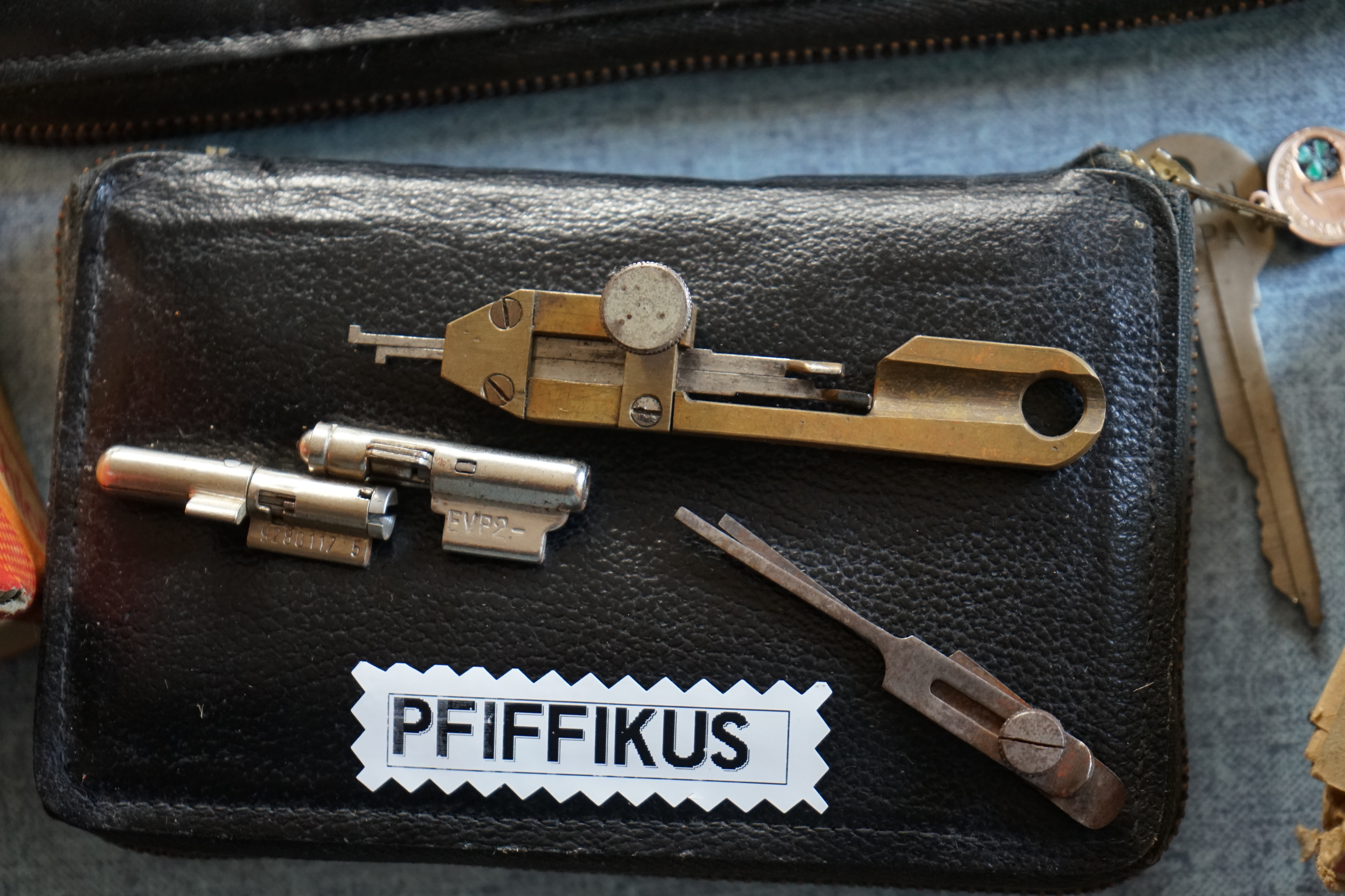 Harry Houdini Harry Houdini (* 24. März 1874 als Erik Weisz in Budapest, Österreich-Ungarn; † 31. Oktober 1926 in Detroit, Michigan) war ein US-amerikanischer Entfesselungs- und Zauberkünstler. Arthurmeister, deutscher Meister im Lockpicking, der Detektiv Arthur Andreas Bühl aus Hamburg spricht: bei Houdini dreht es sich nicht um Lockpicking, sondern um Artistik und Performance. Arkadasch vom Stammtisch sagt: Der hat sich seine Dietriche nach dem Schloss gebogen und nicht vor Ort universell. Der Stammtisch im Hasenstübchen feiert. Aus der Jukebox ertönt laut das Lied von Pointer Sisters Slow Hand Arthurmeister der alle Schlösser kennt. Leben und Wirken Kindheit und Jugend Harry Houdini wurde 1874 als dritter Sohn des jüdischen Seifenmachers Mayer Sámuel Weisz (1829–1892) in Budapest geboren.[1] Als er vier Jahre alt war, emigrierte seine Familie von Ungarn in die Vereinigten Staaten. Sie lebten zunächst in Appleton (Wisconsin) und ließen sich später in New York nieder. Seit sein Vater seinen Posten als Rabbiner einer Reformgemeinde in Appleton verloren hatte, verbrachte er seine Kindheit in großer Armut. In den USA änderte die Familie die Schreibung ihres Namens in „Weiss“. Erik nannte sich fortan „Ehrich“. Schon als Jugendlichen zog es ihn zum Zirkus, wo er als „Ehrich, Prince of the Air“ sein Können als Trapezkünstler und Kontorsionist zeigte. Mit 17 begann er als Zauberkünstler aufzutreten und gab sich erstmals den Künstlernamen Harry Houdini – den Vornamen „Harry“ in Anlehnung an den berühmten Zauberkünstler Harry Kellar, den Nachnamen „Houdini“ als Hommage an sein Vorbild Jean Eugène Robert-Houdin, einen französischen Magier. Obwohl er zwei ältere Brüder hatte, sagte sein Vater auf dem Sterbebett zu ihm, er solle „immer für die Mutter da sein“. Dieser Schwur trieb ihn von da ab an.[2] 1894 heiratete er die deutschstämmige Varietétänzerin Wilhelmina Beatrice „Bess“ Rahner. Sie hatte ein komödiantisches Talent, fungierte viele Jahre als seine Bühnenassistentin und wurde insbesondere für den rasanten Platztausch mit dem in einer Kiste gefesselt eingeschlossenen Houdini („Substitution Metamorphosis“) bekannt – ein Trick, der heute noch zum Standard-Repertoire der Großillusionisten gehört. Harry Houdini (etwa 1898) Zirkus-Jahre Houdini lässt einen Elefanten verschwinden (1918) In ihren ersten Künstlerjahren tourten die Houdinis in Wanderzirkussen, traten in Sideshows und Dime-Museen als Hellseher auf und verkauften für einen falschen Doktor Wundertinkturen. Seinen ersten Durchbruch hatte Houdini 1895 mit einem von betrügerischen Spiritisten adaptierten Entfesselungstrick mit einer Handschelle, den er pressewirksam jeweils im Polizeipräsidium einer Kleinstadt zeigte. Er lobte öffentlich einen Preis für denjenigen aus, der ihm eine Fessel gebe, aus der er nicht entkommen könne. Diese Show steigerte er 1898 mit einem Pressetermin in einem Gefängnis in Chicago, was ihm eine kleine Tournee an der Westküste einbrachte. Seinen Achtungserfolg konnte er an der Ostküste nicht wiederholen. Europa Mittellos und ohne Aussicht auf ein Engagement versuchten die Houdinis auf einen Tipp von seinem Magierkollegen Thomas Nelson Downs hin ihr Glück 1900 in London, wo deutsche Varietés auf seine Entfesselungs-Darbietung aufmerksam wurden. Neu an Houdinis Show war, dass er tatsächlich aus jeder ihm zur Verfügung gestellten Fessel entkommen konnte und sich zu Werbezwecken unter Testbedingungen nackt von erfahrenen Polizisten fesseln ließ. Ein Engagement in Dresden wurde ein so sensationeller Erfolg, dass allein wegen der Pressemeldungen sein nächstes Engagement im Berliner Wintergarten-Varieté ausverkauft war. Im Dresdner Vorort Kötzschenbroda versuchte Houdini im Jahr 1903, den Zauberkünstler Wiljalba Frikell zu treffen, jedoch war dieser bereits verstorben. Für Pressetermine hatte Houdini den Spannungsbogen seiner Entfesselungsnummer erweitert, indem er diese unter Lebensgefahr, etwa in Flüssen unter Wasser, ausführte. Seither tourte er mit den namhaftesten deutschen Zirkus-Unternehmen wie Circus Busch und Circus Corty & Althoff. Houdini wurde relativ schnell zu einem der bekanntesten Showstars Europas und feierte auch in Russland große Erfolge. Sein wichtigster Markt blieb jedoch auf Jahre hinweg Deutschland, das ihn begeistert in allerhand Publikationen feierte. USA Mit geschickten Werbemaßnahmen gelang es Houdini ab 1906, auch in Nordamerika ein Publikum zu begeistern. Wegen des Ersten Weltkriegs fiel der deutsche Markt für ihn vollständig aus. Inzwischen hatte er die Zwangsjacke entdeckt, die noch dramatischere Entfesselungen zuließ, etwa kopfüber an Wolkenkratzern aufgehängt. Neben seinen Entfesselungsnummern versuchte sich Houdini immer wieder als Zauberkünstler. Anders als die meisten seiner Kollegen setzte er nicht auf Humor und Charme, sondern präsentierte die Effekte marktschreierisch und uninspiriert. Houdinis rustikales Auftreten funktionierte zwar für die Rolle des Entfesselungsartisten, nicht aber für die eines Zauberkünstlers. Nach mehreren Rückschlägen realisierte er schließlich die aufwendige Show „Cheers up“ im New Yorker Hippodrom, das über ein Wasserbassin verfügte, in dem er sich unter Wasser entfesseln konnte. Die ursprünglich in Flüssen begonnenen Unterwasserentfesselungen zeigte Houdini auf der Bühne, ansonsten in einer gigantischen Milchkanne und später in der legendären „Chinesischen Wasserfolterzelle“. Berühmt wurde Houdini durch das Verschwindenlassen eines Elefanten auf dem Times Square, der in einer von Charles Morritt konstruierten Kiste „unsichtbar“ wurde. Anti-Spiritist Houdini schloss Freundschaft mit Arthur Conan Doyle, der ein begeisterter Anhänger der im Aufwind befindlichen Spiritismus-Bewegung war. Wie viele andere hielt auch Doyle Houdinis scheinbar unerklärliche Ausbruchskünste für esoterische Wunder und geriet mit Houdini, der abstritt, über echte Zauberkräfte zu verfügen, in Streit. Houdini erkor daraufhin den Kampf gegen betrügerische Spiritisten zu seiner Lebensaufgabe und beriet den an der Untersuchung und Aufklärung von Geisterphänomenen interessierten US-Kongress. Houdini wurde Mitglied eines Komitees der Wissenschaftszeitschrift Scientific American, die einen Geldpreis für diejenigen ausgeschrieben hatte, die vor dieser Jury übernatürliche Fähigkeiten beweisen konnten – ein Preis, der dank Houdini nie vergeben wurde. Für Schlagzeilen sorgte die erbitterte Kontroverse um das Ektoplasma-produzierende Medium Mina „Margery“ Crandon, das von mehreren Komiteemitgliedern für echt gehalten wurde. Houdini infiltrierte spiritistische Gesellschaften mit Gewährsleuten, ließ betrügerische Spiritisten durch Detektive ausspähen, beteiligte sich verkleidet an Séancen und hielt hierüber zahlreiche Vorträge. Die Aufklärung über Spiritistentricks machte er zum regulären Bestandteil seiner Shows, wodurch er sich in der gut florierenden Spiritisten-Zunft viele Feinde einhandelte. In seinem Buch Miracle Mongers enthüllte er die gängigen Tricks etwa der Fakire, Spiritisten, Feuerspucker, Schwertschlucker und Kraftartisten, die ihm aus seiner frühen Artistenzeit bekannt waren. Houdini war ein von Journalisten häufig zu Rate gezogener Fachmann, wenn über betrügerische spiritistische Methoden von Hochstaplern berichtet wurde. Die Society of American Magicians kündigte unter der Präsidentschaft Houdinis an, jeden von einem Spiritisten demonstrierten Effekt analog und überzeugend vorführen zu können. Houdini arbeitete seine Erfolge in seinem Enthüllungsbuch A Magician Among the Spirits ein. Er überführte in der Folgezeit bekannte spiritistische Geisterbeschwörer des Betrugs, was die Presse regelmäßig aufgriff. Andere Leistungen Harry Houdini in seiner Voisin Standard (1910) Houdini ließ mehrere Dietriche patentieren sowie einen Taucheranzug, der ursprünglich zur Flucht aus einer im Wasser zu versenkenden Kiste gedacht war. Außerdem interessierte er sich für die gerade aufgekommene Luftfahrt. 1910 unternahm er mit einem Voisin Doppeldecker den ersten gesteuerten Motorflug auf dem australischen Kontinent und wurde dafür 1910 von der Australian Aeronautic League mit einem Preis ausgezeichnet.[3] Neben seiner Karriere als Zauberkünstler produzierte Houdini einige Stummfilme in Hollywood, in denen er selbst mitspielte, jedoch ohne langfristigen Erfolg. Houdini besaß zwischenzeitlich New Yorks legendären Zauberladen Martinka’s und wurde Präsident der Society of American Magicians. Houdini entwickelte eine Sammelleidenschaft für alles, was irgendwie mit Zauberei und Magie zusammenhing. Er war Freimaurer und wurde als Lehrling in New York City am 17. Juli 1923 in die St. Cecilie Lodge No. 568 initiiert, am 31. Juli 1923 zum Gesellen befördert und am 21. August 1923 zum Meister erhoben. Am 30. Oktober 1923 wurde er dort lebenslanges Mitglied. Später wurde er Mitglied des gemeinnützigen Mecca Shrine Temple der Shriners in New York City.[3] Houdinis Tod Houdini rivalisierte mit Fakiren, die außerordentliche Körperbeherrschung zeigten und Todesgefahren widerstanden. So brach Houdini den Rekord eines Fakirs, in einem verschlossenen Sarg möglichst lange ohne Luftzufuhr zu überleben. Houdini kopierte die Show eines dieser Fakire und behauptete, dass er jeden von einem Mann geführten Schlag in den Unterleib durch Anspannung seiner Bauchmuskulatur unversehrt überstehen könne. Diese Tests waren nicht Bestandteil seiner Show, jedoch ließ er kaum eine Gelegenheit zum Beweis seines Könnens aus. Der Student Jocelyn Gordon Whitehead suchte Houdini am 22. Oktober 1926 in Montreal in dessen Garderobe auf. Laut Augenzeugenberichten der Studenten Jacques Price und Sam Smilovitz soll Whitehead Houdini mehrere kräftige Hiebe in den Bauch versetzt haben. Angeblich hatte er Houdini nicht genug Zeit gelassen, sich auf die Schläge vorzubereiten. Houdini hatte bereits mehrere Tage zuvor an Bauchschmerzen gelitten, jedoch keinen Arzt aufgesucht. Die Schläge verschlimmerten seinen Zustand und veranlassten Houdini zu einem Arztbesuch, bei dem eine akute Blinddarmentzündung diagnostiziert wurde. Dennoch sagte Houdini seine nächste und letzte Vorstellung am Garrick Theater in Detroit am 24. Oktober 1926 nicht ab. Danach wurde er in das Grace Hospital gebracht. Dort starb er nach zwei Operationen am 31. Oktober 1926. Die Ärzte diagnostizierten als Todesursache eine Perforation des Wurmfortsatzes in die freie Bauchhöhle („Blinddarmriss“) und eine daraus resultierende Bauchfellentzündung. Dennoch führten die Anwälte von Houdinis Witwe dessen Tod auf die Schläge zurück, was eine Verdoppelung der Sterbesumme von Houdinis Lebensversicherung bewirkte. Houdini wurde in einem Bronze-Sarg, den er sich gerade für einen Fakirtrick (Krematoriumsillusion) hatte bauen lassen, auf dem jüdischen Friedhof Machpelah Cemetery im New Yorker Stadtteil Queens beerdigt. Im März 2007 gab Houdinis Großneffe George Hardeen auf einer Pressekonferenz bekannt, dass ein gerichtlicher Antrag vorliege, Houdini zu exhumieren und auf Giftspuren untersuchen zu lassen, da einer der behandelnden Ärzte, der sowohl alternativer Medizin als auch Spiritisten anhing, angeblich ein unbekanntes Präparat gespritzt haben sollte. Houdinis weitere Nachfahren widersetzten sich der Exhumierung in einem gemeinsamen Brief an das Houdini-Museum in Pennsylvania. Anschließend stellte sich heraus, dass die Pressekonferenz eine inszenierte Werbeveranstaltung der Autoren William Kalush und Larry Sloman für ihr gemeinsames Buch The Secret Life of Houdini war, in dem über die Theorie der Vergiftung spekuliert wird. Ein Antrag auf Exhumierung lag beim benannten Gericht nicht vor.[4] Houdinis Vermächtnis Seinen Kampf gegen Spiritisten setzte Houdini sozusagen noch im Tod fort: Er hatte u. a. mit seiner Frau Bess einen Code „Rosabell, believe“ vereinbart. Das Codewort stammt aus Bess’ Song „Rosabelle“. Zehn Jahre lang lud Bess zu Halloween verschiedene Spiritisten zur Séance. Einem „echten“ Medium, so der Gedanke, würde Houdinis Geist diesen Code mitteilen, und Bess wüsste so, dass sie tatsächlich mit ihrem verstorbenen Gatten kommuniziert hatte. Dem Geisterbeschwörer Arthur Ford gelang diese Sensation, bis sich herausstellte, dass er mit der finanziell und psychisch angeschlagenen Bess eine Affäre hatte. Die US-Zauberer treffen sich jedes Jahr an Houdinis Todestag, um eine Botschaft zu empfangen, die Houdini ursprünglich für Doyle vorgesehen hatte – bislang vergeblich. Der Name Houdini ist im Laufe der Zeit in der US-amerikanischen Alltagssprache zu einem Synonym für „entkommen“ geworden („to houdinize“). Sein Mythos als unbesiegbarer Superman qualifizierte ihn für Generationen von US-Amerikanern als Idol. Houdini-Material ist von Sammlern sehr begehrt. Eine Auktion diverser Houdiniana bei dem US-amerikanischen Haus Potter & Potter erbrachte die Rekordsumme von insgesamt 310.000,00 US-Dollar.[5] Verwandtschaft mit der Herrmann-Familie Es besteht eine angeheiratete Verwandtschaft mit den erfolgreichen Zauberkünstlern aus der internationalen Zauberkünstlerfamilie Herrmann. Die erste Ehefrau von Houdinis Vater war eine Cousine ersten Grades von Compars Herrmanns erster Ehefrau Rosa Herrmann-Csillag. Houdinis Vater und Compars Herrmann waren befreundet, auch wenn sie dies aus geschäftlichen Konkurrenzgründen nicht publik machten.[6] Houdinis Bruder Hermann war damit ein Cousin zweiten Grades der Opernsängerin Blanche Corelli, Tochter von Compars und Rosa Herrmann, mit der er selbst viele Jahre lang Briefe austauschte. [7] Tagged with Arthur Andreas Bühl, Arthurmeister, Vereins - Wiki - Fandom, Linkedin Detektiv Arthur Bühl aus Hamburg, Bühl, Stadt Bühl, Wappen Bühl, Design Bühl, Zwetschgenfest Bühl, Schwäbischer Hengst Bühl, Arthur Bühl, geb. 1961, Babyboomer, Detektiv aus Hamburg sagt am Stammtisch: Wilhelm, du alter Säufer ! Hier lautet es: Parole Emil ! Koksa.org erfreulich Schlossindustrie und Elite rücken zusammen. Pressebox KABA Days, Boston Magazin Arthurmeister, one off the top lockpickers of the world. Sympathieträger Ausperrstunde, Ein bischen Ruhe bitte, Wired Arthurmeister boom`s, Wikipedia, Jukebox im Hasenstübchen