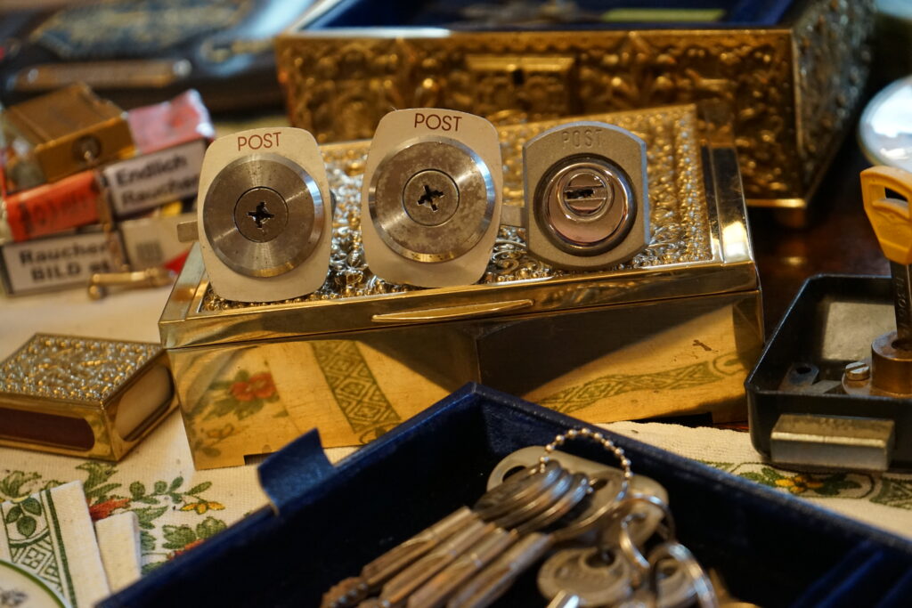Deutsche Post Sicherheit sercurity Lock Key Germany Arthurmeister offen colerful afternoon smoking