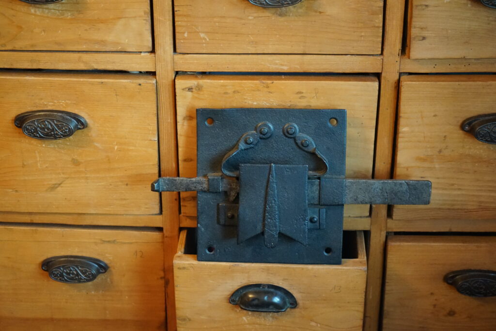 ABUS Querriegel BKS CES Assa Abloy USA worldwide Patent Arthurmeister Stammtisch Jukebox Youtube HAM