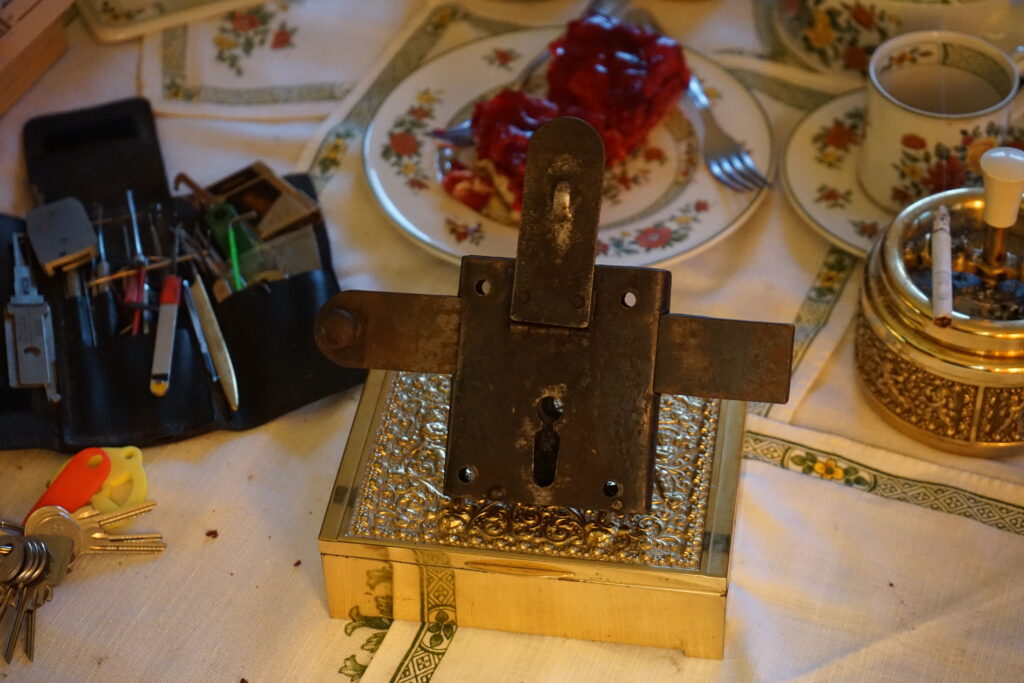 ABUS Querriegel Bunter Nachmittag Key Lockpickinng Smoking sweet Cigaret Aschenbecher Flowers Blumen HU 66 VW offen TÜV WebTüv BKS CES Assa Abloy USA worldwide Patent Arthurmeister Stammtisch Jukebox Youtube HAM