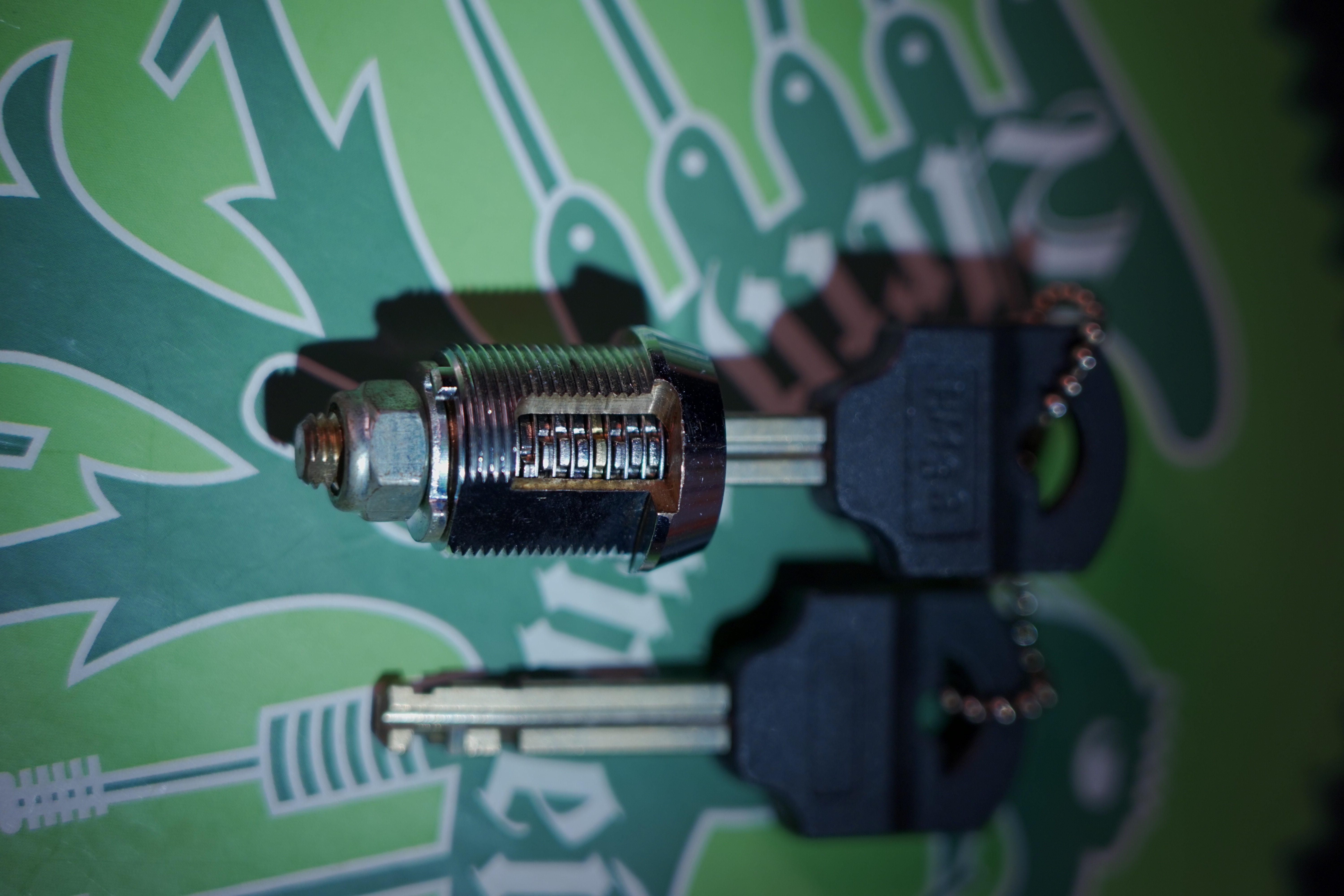 Julius Adolf Petersen (* 7. Oktober 1882 in Hamburg als Julius Adolph Petersen[1]; † 21. November 1933 ebenda[2]) war ein Berufsverbrecher und Kneipenwirt in Hamburg-Barmbek, genannt „Lord von Barmbeck“ (Barmbek wurde damals noch mit „ck“ geschrieben). Leben Im Keller dieses Hauses betrieb Petersen seine Kneipe Petersen stammte aus Hamm-Süd. Er wuchs in ärmlichen Verhältnissen auf und zog 1896 mit seinen Eltern in die Heitmannstraße im südlichen Barmbek. Ab 1904 betrieb er eine Kneipe an der Ecke Beim Alten Schützenhof und Bartholomäusstraße, in der Kohlearbeiter und Einbrecher verkehrten. Er wurde der Kopf einer Verbrecherbande, die bis zu 200 Mitglieder gehabt haben soll und die erst „Barmbecker Einbrechergesellschaft“, später „Petersen-Konzern“ genannt wurde. Einige seiner Mitganoven wurden „Lockenfietsche“, „Rabenmax“ oder „Schlachterkarl“ genannt. Seine Kneipe nannte Adolf gerne „Kaschemme“ und sein Werkzeug zum Aufbrechen der Geldschränke „Knabbergeschirr“. Sich selbst nannte er in seinen Lebenserinnerungen (1927 im Gefängnis Fuhlsbüttel geschrieben) einen „bockbeinigen Mephistojünger, dem Fluch der bösen Tat erlegen“. Die Hamburger Polizei legte im Laufe der Zeit 20 Meter Akten über ihn an, 200 Delikte wurden im Laufe der Jahre gegen ihn verhandelt, 400 Personen mussten dabei aussagen, 3000 Haftbefehle wurden nach seinen umfänglichen Geständnissen ausgestellt. Den Beinamen „Lord von Barmbeck“ erhielt er wegen seiner stets korrekten Kleidung und seiner Ganovenehre, nach der geschnappte Bandenmitglieder mit guten Verteidigern und ihre Familien mit Unterstützung versorgt wurden. Aus seiner Ehe mit Helmi Petersen (gleichnamig, aber nicht verwandt) ging sein Sohn Hatzel hervor. Nach seiner Scheidung lebte er mit Frieda Goedje zusammen. 1920 wurde er durch den Überfall auf das Postamt in der Susannenstraße, bei dem er und ein Komplize 221.000 Mark erbeuteten, stadtbekannt. Nach Verbüßung mehrerer mehrjähriger Haftstrafen wegen Einbruch, Diebstahl und Raub erhängte er sich 1933 im Untersuchungsgefängnis. Petersens Lebensgeschichte wurde 1973 von Ottokar Runze unter dem Titel Der Lord von Barmbeck verfilmt. Martin Lüttge spielte die Hauptrolle. Im Jahre 2005 wurde im Hamburger St. Pauli Theater das biographische Stück Der Lord von Barmbeck von Frank Göhre, Ulrich Tukur und Ulrich Waller aufgeführt. In den Jahren 2011 bis 2013 gab es Planungen, das Haus der ehemaligen Kneipe abzureißen. Nach Protesten aus der Anwohnerschaft wurde das Haus unter Denkmalschutz gestellt und ab dem Herbst 2013 aufwendig saniert. Die dabei entstehenden Eigentumswohnungen wurden unter „Lord-von-Barmbeck“ hochpreisig angeboten. Ein Café an der Kreuzung Beim Alten Schützenhof und Bartholomäusstraße ist in Anlehnung an Petersens Spitznamen benannt. Literatur • Petersen, Julius Adolf. In: Franklin Kopitzsch, Dirk Brietzke (Hrsg.): Hamburgische Biografie. Band 2. Christians, Hamburg 2003, ISBN 3-7672-1366-4, S. 319–320. • Julius Adolf Petersen und Helmut Ebeling (Hrsg.): Der Lord von Barmbeck : Das Leben des berüchtigten Ein- und Ausbrechers Julius Adolf Petersen, von ihm selbst erzählt, Rowohlt Verlag, Reinbek bei Hamburg 1973. Weblinks • Literatur von und über Julius Adolf Petersen im Katalog der Deutschen Nationalbibliothek • Marko Rösseler: Im Dezember 1927 - Der Einbrecher Adolf Petersen schreibt im Gefängnis seine Memoiren WDR ZeitZeichen vom 22. Dezember 2022. (Podcast)