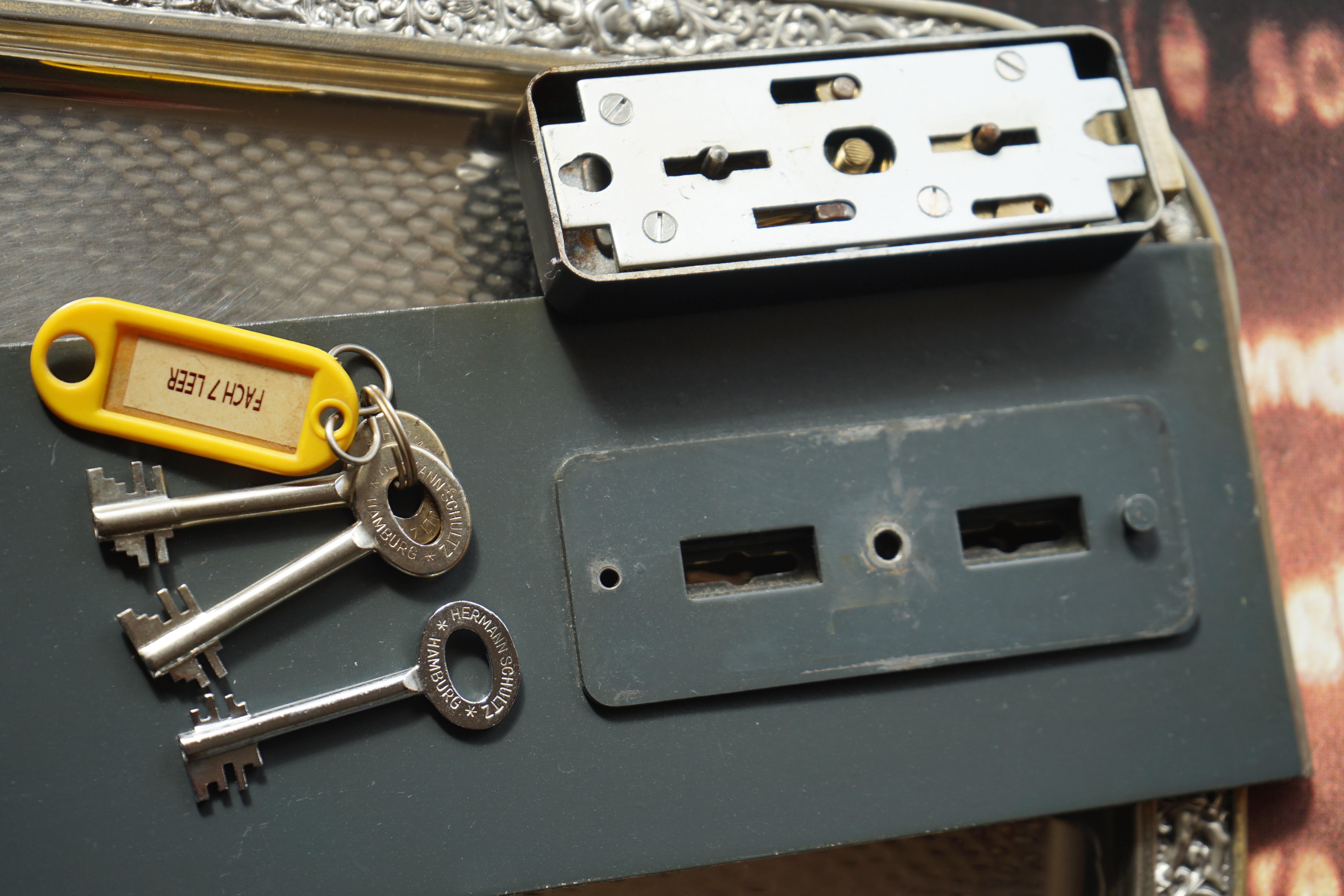 10.30 Uhr, High Noon im Hasenstübchen. Herr Arthur A. Bühl betritt das Hasenstübchen. Alle sind da. Martina, Heike II, Bouncing Joe Asberry und Schwerti sitzen am Stammtisch. Moin Arthurmeister, du alter einarmiger ®. Am Tresen sitzen Brilli - Ralf, Behördenmanni, Roswitha von Freitag, noch, Schneiderheinze und Schlosserklaus mit Heike I, Formel 1 Rudi, Boogie, Sir Waschi und der Gelenkbusfuzzy. Ganz hinten im Eck sitzen noch der HSV Ute, BMW Dedl und der Malermeister " Och ". Am Nebentisch stehen der Nachläufer, der Noagerlzuzzler, der Scholischek, der Stasi Meier mit seinem Freund Strigoy. Aus dem Hinterzimmer sind der Zigeunerschorsch, Giovanni, Lupo der alte Schmierlappen, Pino Frank, Maxam, auch ein deutscher Meister im Lockpicking, Ingo der Wirt von der Oberalster und Sammy der Wirt aus dem Dithmarscher, Schlüsselmichi und der Tschi, lautstark zu hören. In Arthurmeister`s Jukebox spielt " Slow Hand " von den Pointer Sisters. Hannenberger fragt: wie immer ! Arkadasch kommt vom Pissoir und schreit: Arthurmeister, du alter Sympathieträger und Aufmacher, mein alter Freund: wo hast Du denn den einarmigen ® her ? Sag es mir schnell ! Der Automatenpeter gibt eine Lokalrunde nach der anderen ! Er hat am einarmigen Banditen ® gewonnen und jetzt eine Glückssträhne ! Ich will auch solch ein Glück haben. Der ist vom Automaten nicht weg zu kriegen. Aber er solange einen ausgibt ! Den hatte ich noch vom Kujau stehen. Den zweiten einarmigen Banditen ® habe ich zu Mr. Smitz nach Beverly Hill`s, Hollywood, U.S.A. via Luftfracht in deren Bunny Hall liefern lassen. Das hat der Droschkendieter mit seinem Taxi bewerkstelligt. Prost, Stößchen, Salute ! Automatenpeter schreit lallend: Helbing für alle ! Das Hasenstübchen bebt. Sektchen, Stößchen, Prosit und Trallala ! Arthurmeister`s Jukebox spielt Dance Monkey. Der Hannenberger hat sich Heike I in Sachen Logistik Getränke nachlegen, hinter den Tresen geholt. Automatenpeter sitzt immer noch vor dem einarmigen Banditen ® und schreit: Glückssträhne ! Helbing für alle. Hannenberger läßt die Sektkorken knallen. Käppchen ! Die Jukebox spielt sheila B. Devotion, Spacer. Giovanni will aber Gianna Nannini hören. Mittlerweile sind Silkie, Marion und Ingrid hereinspatziert. Damengedeck und Ponyrunde ! Automatenpeter schreit: Helbing für alle ! Plötzlich tut es einen Schlag: Automatenpeter ist mitsamt seiner Helbingflasche vom Hocker auf den Hinterkopf geflogen. Hannenberger, der Objektleiter versucht zu helfen. Sofort geht ein Gerangel los: Der Strigoy, der Noagerlzuzzler und der Nachläufer schubsen sich gegenseitig weg. Automatenpeter stöhnt " Helbing ", versucht auf zu stehen. Alle drei wollen an den einarmigen ®. Da kommt Pelle Pelz von hinten und schreit: Bielefeld, Bier bestellt, Bielefeld, Bier bestellt, schnappt sich den Hocker und schafft es mit einer schlanken Drehung an den Banditen ®. Bielefeld, Bier bestellt. Ich will auch mal gewinnen. Arthurmeister`s Jukebox spielt lautstark sexy von French Affair. Be my lover, be my inspiration. You are so sexy, sex sex sexy, physical und logical temtation. No, no, no higher, higher, Bayby higher. Der Hannenberger und Heike I kommen mit dem nachschenken kaum nach. Jetzt hilft Niekole beim Abwasch. Angela hilft auch. Sammy vom Dithmarscher leert die Aschenbecher. Ingo kotzt in den Schirmständer. Das Hasenstübchen bebt. Schwerti der alte Versicherungsmathematiker aus der City Nord schreit: HMI, wir bezahlen nie ! ERGO heißen wir heute und bescheißen weiter die Leute. Sein Hocker wackelt bedenklich. Formel 1 Rudi krallt sich am Tresen fest. Der einarmige ® blinkt und Pelle gewinnt. HMI, wir bezahlen nie ! ERGO heißen wir heute und bekotzen die Leute ! Pelle schreit: Bielefeld, Bier bestellt. Der Rotamint, der blinkt. Rudi lallt: Scott Speed ! Die Ponyrunde macht Stößchen und Käppchen ! Arkadasch drückt sich an den Stammtisch und fängt ungefragt zu labern an: Arthurmeister, mein Schwippschwager hat eine Schwester und deren Freunds Cousin 2 ten Grades hat mir diesen Profilzylinder von Kale Kilit aus Istanbul mitgebracht. Kannst Du den zerstörungsfrei öffnen ? Der hat nämlich einen Wendeschlüssel wie Keso oder Kaba ! Arthurmeister spricht: Wie immer ! wenn der Schließzylinder von mir geöffnet wird, bleibt er hier am Stammtischaschenbecher ! Arkadasch murmelt. Arthurmeister entnimmt seinem Pick Set seinen deutschen Meister Taster und einen Spanner. Ruck Zuck ist das wehrlose Schloss geöffnet und liegt jetzt zerstörungsfrei auf dem Stammtisch. Arfthurmeister jells: OPEN ! Giovanni meint: aperto. Tschi schreit Ouzo. Bielefeld schreit: Helbing. Pelles Hocker beginnt bedenklich zu wackeln. Schwerti fängt wieder an zu pöbeln: HMI, wir bezahlen nie ! ERGO heißen wir heute und machen weiter fette Beute. Helbing für alle. Stößchen und Prosit. Joe, hier herscht auch heute Bouncing Verbot. Wir sind hier nicht in der NBA. Airball wirfst du zu Hause ! Giovanni hat sich durchgesetzt. Gianna Nannini dröhnt aus der Jukebox und zeigt ihre Titten. Tja, im Hasenstübchen achtet der Hannenberger auf 3 D. Justamente ruft Mr. Smitz aus dem Bunny Hall, Beverly Hills, Hollywood im Hasenstübchen am Hasenberge, an. Hannenberger ruft: Arthurmeister ! Mr. Smitz für dich am Telefon. High Noon Mr. Smitz, are you on party ? Yes, Yes, Arthurmeister. The einarmiger Bandit ®, the Slotmachine is arrived in our Rabbit House. All the Peoble will play the one armed ! What a fun. They are winning sempre. Fun, Fun ! What`s about with the Helbing Brother`s ? Oh, Mr. Smitz, there are a little drunk. What`s about the BILD et Uschi ? Uschi is on Reporter Tour on the Reeperbahn, the Kiez, you know ! I think Droschkendieter bring`s her later in the Hasenstübchen. He has tell, he will play the einarmiger ®. Uschi will have a Glücksträhne. What is Glücksträhne ? If you are winning sempre. The Jukebox is playing: Fading. Yes Mr. Smitz, i have the einarmiger Bandit ® patented by the Gouverment DPMA registerd ! Yes, Yes, for Arthur Bühl, President Pornomeister S.A.R.L. Im Hintergrund ist ein umkippender Barhocker und ein schreiender Pelle zu hören. Helbing, Freibier, Freibier ! Das Gerangel wer am einarmigen ® spielen darf geht von vorne los. Jetzt läßt Schneiderheinze die Glocken läuten. Käppchen, Stößchen, Prösterchen ! Im Hasenstübchen wird getanzt: Dance Monkey ertönt erneut. Pronto ! So Mr. Smitz: Good luck with the einarmiger ® and have a great winning time. And take greating to Harvey and to your President. No Mr. Smitz, I haven`t time, hier is party. Ende des Telefonats ! Das Hasenstübchen feiert. In der Jukebox erklingt: Haindling, Du Depp ! Fortsetzung folgt. Fandom Wiki Arthur A. Bühl, Detektiv aus Hamburg, Profilbild, Lockpicking, Danke Dr. Ulrich Morgenrot, Velbert, Schlüsselregion, Schlüsselfest in Velbert, Forum Niederberg, Schlossmuseum, Schlüsselfest, Schlossherz, Hans Schell Collection, Martina Pall, Graz, Austria, Park Hotel, Brauhaus, BKS, Heiligenhaus, Wilka Schließtechnik, Silca, IHK, KFV, Errebi, Beschlag, Hersteller, ABUS, Arthur Bühl, Arthurmeister ®, Schlosssammler, Bühl Wappen, Bühl Flagge, Bühl Urkunde Patent, BKS, Arthur Meister, Porno Meister, Wernèry, Profilzylinder, Juke Box Arthurmeister You Tube, Buehl Logo, Cutaway Cilinder, Pfaffenhain, Demonstration Lockpicking, Schliesszylinder, Holland, Toool, Rohlinge zur Impression, zerstörungsfrei ohne Schlüssel, Schlüsseldienst, Soultrain, Philysound, TSOP, Es fährt ein Zug nach nirgendwo ! Arthur Bühl.de, Sicherheit, Performance Künstler. TILT, Flipper, einarmiger Bandit, Bally Wulff, Rotamint, Mad Monkey - Slot Machine, Spielautomat Merkur, Casino, Monte Carlo, Jackpot, Merkur Sonne, Jubilee, ROL-A-TOP, Old slot machine, Love Meter, Jet play, Looping the Loop Fürst, Münzschleuder, Astoria, Orakel Automat, Multi, Super Multi, Booster, Toool Lockpicking, Australia, E - Bay, Mein E - Bay, Uliton, Profilzylinder, ABUS, Bremicker und Söhne, Vorhängeschloss, Vorhängeschlösser, Vorhangschloss, Einbausicherung Korf, Raucher, Jesusmaster, Hasenstübchen, bunter Nachmittag, SEO Geister, Web Tüv, Jägermeister, Bild et Uschi, Doublebrain, Präsident, KI Tüv, Stasi, DDR, Himmelsschlüssel, Urkunde, Katalog Stasi, Signatur Bühl, Token, Amerikaner, fälschungssicher, Sicherheitstechnik, DOM, Muster, Kneipe, Eckkneipe, Gastwirtschaft, Wirtschaft, Portacenere, Musterspuren, Tresor, Jord Knaap, Tresoröffnung zerstörungsfrei, KJS, Schlossherz, Lockpickerherz, Pornomeister, Lockpicking Herz, Notöffnung beim Bunten Nachmittag, Arthur Bühl und die Jukebox im Hasenstübchen, einarmiger Bandit, Merkur, Sonne, Nachtjäger, 08 15, Der Goldene Schuss, Ali Baba und die Wunderschlösser, Wunderino, Padlock Collector, Rotalok, Protector junior, Bühl, Art, Kunst, Künstler, Kataloge, BÜHL, Kunstwerke Deutschland, Kunstprojekt Artothek, Arte, Meisterarte, Artworks, Conny Veit, Zwetschgenstadt Bühl, Tipico Games, Casino, online, Spielothek, Slotmagie, Susi Live, Gutscheincode, Erwin, Freispiele, Novolino, FSK ab 18, Gewinnerlos, 0800 ruf nicht an, Spielautomatenwelt, Rock Ola, Wurlitzer, Seeburg, Bluray, Stingray. Bühl. Arthur Andreas Bühl. Hier ist die rasende Uschi von der Bild et und schreibt mit der neuen KI Arthurmeister den neuen SEO Text für 2026, denn die SEO GEISTER werden von Google gerufen. Der Sympathieträger ist in Stuttgart, Baden - Württemberg geboren. Der Detektiv lebt in Fuhlsbüttel, HAM, und ist im Dienste der Wahrheitsfindung unterwegs, BUDEG. H1 Text der SEO schreibt: Hamburger knackte 1000 ( tausend ) Schlösser, Bild Zeitung, Performancekünstler, Xing, Arthurmeister `s Jukebox im Hasenstuebchen, You Tube, Slow Hand - Pointer Sisters, Joy Flemming. 𝔄𝔯𝔱𝔥𝔲𝔯 𝔅ü𝔥𝔩, 𝔄𝔯𝔱𝔥𝔲𝔯𝔪𝔢𝔦𝔰𝔱𝔢𝔯® VereinsWiki / Fandom, Arthur Bühl. Bühl, Arthur, Jahrgang 1961, Made in Germany, Detektiv or Private Investigator, Performancekünstler und Lockpicker aus Hamburg erzählt in seinem Leporello wahre Geschichten aus dem Hasenstuebchen, Bunny Hall, Stammtisch, Fuhlsbüttel. Kaba Days Im Europa Park Rust: Unternehmensschutz im Fokus, dorma kaba, Deutschland, praktische Vorführung von Arthur Buehl, Sportsfreunde. Koksa Vereinsauflösung taz Ein bisschen Ruhe bitte ! Arthur Bühl, der Weltbeste aus Stuttgart mit Wohnsitz im Lockpickermekka Hamburg ist auch Deutscher Meister. slideplayer: but Jesus is the only Masterwho can unlock the human soul. But there is another obvious difference between Arthurmeister and the " Jesusmeister " that connects today´s story to our lives. The tools that Arthur Bühl collected are mostly from the Stasi. Schlossherz, Lockpickererz, Pornomeister, Bühl Fahne, Bühl Wappen, UHU Linkedin Arthur Bühl, Arthurmeister, Präsident, Performance, Bundesverband für Detektive und Ermittler, Budeg. Arthur Andreas Bühl, EverybodyWiki Bios&Wiki, 27.03.61,Stuttgart, auch unter dem Pseudonym Arthurmeister bekannt, ist mehrfacher Deutscher Meister im Lockpicking. Koksa.Org Vereinsauflösung, Arthur Bühl, Arthurmeister, Tagesordnung, Mitgliederversammlung Arthurmeister`s Jukebox im Hasenstübchen by You Tube arthurmeister007, Schloßöffnung. Arthurbuehl@Arthurbuehl, X, Erfreulich ! Schlossindustrie und Elite rücken zusammen ! Verein, Sportsfreunde, Arthur Bühl, Erfahrung. FAZ.net Freizeit: Lockpickern bleibt nichts verschlossen - Doch der Beste der Besten hat alle schon besiegt: Der 42 jährige Kaufmann sitzt in Trachtenkleidung vor einer verrosteten alten Kiste. Preview Jesusmeister Homileticsonline, At the Dutsch open Lock Picking Championship, Arthur Bühl emerged as the champion. No one picks locks as well as he does. Arthurmeister Phila-Locksmith Arthur Bühl Lock Picking Legend, Mr. Bühl, tool, nl, Sneek. Unter Knackern, jungle.world. Welt.de Die Kunst Sclösser ohne Schlüssel zu öffnen, Vereins-Mitbegründer und Vize Präsident trägt seine Leidenschaft schon auf der Krawatte: Sie ist blau mit gelben Schlüsseln drauf. The Master Touch: Lockpicker in the world Arthur Bühl. He`s this six-seven German private Investigator. He has this. The international Competition Whre Master Lock-Pickers… Arthur Bühl, the Dutsch Open Lock-picking champion. Charles Graeber … Arthurmeister standing above them all, with a beer stein in one hand and a cigarette in …. Wired.com Securitylaboratories.org, Arthur Bühl. Phila-locksmith.com - Arthur Bühl Lock Picking Legend, can see intimidating man. Toool, LockCon. Arthurmeister. Hailing from Hamburg, he is among a legion of German lock picker who have estabished their country as one of the top producers of master lock pickers. Slate.com Lock Picking: a arte de arrombar cadeados - Nascido em Hamburgo, o alemao Arthur Bühl é provavelmente um dos nomes mais conhecidos do submundo do lock picking. Conhecido nesse Círculo… Sportsfreunde Slik hacka vi i Norge pa 90-tallet Arthur Bühl PlusPedia, Arthur Andreas Bühl, Legend taz.de Ein bisschen Ruhe bitte Arthur Bühl, der Weltbeste aus Stuttgart mit Wohnsitz im Lockpickermekka Hamburg .. Telefonbuch, Meisterschaften. Jungle.World - Da hat auch Arthur Bühl, genannt " Arthurmeister ", durchaus Chancen auf weitere Titel für seine große Sammlung. " Scheiße ", brüllt der aus … The Lock Busters, Charles Graeber, Schließzylinder, Lock Picking, metallpinnen. Spiegel, Lockpicker: Die schnellsten Schlossknacker Deutschlands. Arthur Meister Bühl, Arthurmeister, ist amtierender Deutscher Meister der Lockpicker. Sein Hobby: Schlösser öffnen - ohne Schlüssel natürlich. media.ccc.de Schlossöffnung bei der Staatssicherheit der DDR ArthurMeister erläutert das operative Vorgehen und die speziellen Werkzeuge zur Schlossöffnung, die von der Staatssicherheit der DDR ……. Flickr Arthurmeister / Oberalster VfW Meisterschaft, Ina Müller, Lockpicking Meister Arthur Picktools.de FoeBud.org Schloß-Öffnen ArthurMeister aus Hamburg, erläutert, wie die Staatssicherheit…. Vortrag Bielefeld. Schlösser knacken: So einfach geht es!!! Gemäß Arthur Meister legt der Verein großen Wert auf den selbstauferlegten Kodex, der sich so… ZDF Lockpicking Reportage Boston Magazine.com The joy Lock Club The Arthurmeister was one of the top lock pickers in the world, and Towne was just a kid,but to everyone`s surprise - most especially to… Lock Picking 101 toool.us live I did vote arthurmeister when i first saw the site bevor the discussion on it startet but only……. Zieh-Fix, E-Pick. Public Domain 147 Schloß-Öffnen ArthurMeister Bühl aus Hamburg, Gründungsmitglied…. Impressioning games Jos and Arthurmeister KOKSA Vereinsauflösung, Elite rückt zusammen. Aufsperrstunde ArthurMeister, ein Riesenkerl mit süddeutschem Akzent…. blogs.com Jesus, the Lock-Picker! - HOMILETICS - That might be a bit much, but nonetheless they call him the Arthurmeister! and then ther`s the JesusMaster, or Meister, if you will. if you….. Citywide RFID Master Arthurmeister Dezember / 2012 / SSDev Arthurmeister, Workshop, Barry Wels Herr Bühl sagt Danke ! xn-Arthur-bhl-heb.de Arthur Bühl, Detektiv aus Hamburg, Buehl, Siegel. Lockpickerherz.de Pornomeister.de Schlossherz.de Arthurmeister.de Linkedin Arthur Andreas Bühl ( Arthurmeister ) - Präsident - Von rechts nach links, Glück bringt`s. X. verifiziertes Linkedin Profil Bühl, Detektiv aus Hamburg Acclaimed Lock Picker Explain the Art of Competive Locksport, Schyler Towne, Youtube, Arthurmeister, Gadget Hack. Key Cutting. Master Lock. Datenschleuder. Boston. Jägermeister. Demonstration not for Sale, Muster ohne Wert. Joe Asberry, Bouncing Joe. Angezettelt vom Fanclub. Radio-Eriwan.de Bildbeschreibung, Modula, SEO. Sympathietraeger. Im Prinzip ja, aber…. der Detektiv sei der Gärtner. Bunny Hall, B - Seite Jukebox. Schwarz, rot, gold. Bild Zeitung: Herr der tausend Schlösser. Zeiträuber. Streng vertraulich ! Fandom ! Boston. ABUS, Lock, security. Schlösser und Tresore von Ed Willis, The National Locksmith® - Guide to Modern Safe Locks by Mark Bates Tobias Locks, Safes and Security Markenanmeldung-Pornomeister-®-Praesident-Arthur-Buehl.jpeg Arthur-Buehl-Germany-Wappen-Arthurmeister007@gmail.com-Detektiv-Babyboomer-Sympathietraeger.png 𝔄𝔯𝔱𝔥𝔲𝔯-𝔅ue𝔥𝔩-Wappen-𝔄𝔯𝔱𝔥𝔲𝔯𝔪𝔢𝔦𝔰𝔱𝔢𝔯-®-Von-rechts-nach-links-Glueck-bringts-♥.gif 𝔄𝔯𝔱𝔥𝔲𝔯-𝔅ue𝔥𝔩-𝔄𝔯𝔱𝔥𝔲𝔯𝔪𝔢𝔦𝔰𝔱𝔢𝔯®-Arthur-Buehl-WebTuev®-ges.-gesch.-Die-E-Mail-lautet-Webtuev@WebTuev.de.png Arthur-A.-Buehl-Detektiv-aus-Hamburg-Arthurmeister®-Vitrine-Cut-Lock-veroeffentlicht-Xing-verifiziertes Linkedin PROFIL ARTHUR BÜHL Detektiv aus Hamburg-Facebook-Twitter-X.jpg Carsten Jasner, MUT PROBEN ! Das Leben ist tödlich. Aber es muß nicht sterbenslangweilig sein. In diesem Buch werde ich ab Seite 139 in dem Kapitel: Mut zur Lücke, Loch im Tresor. Todsichere Systeme und wie man sie knackt wie folgt beschrieben: Ein Mann mit Pferdeschwanz sitzt hoch konzentriert am Werktisch. Sein Blick ist ins Nichts gerichtet. Für das was er tut, braucht er seine Augen nicht, er sieht mit dem kleinen Stahlhaken zwischen seinen großen Fingern, mit denen er sich einen Weg in das Schicherheitsschloss bahnt. Er gleitet in die ölige Innenwelt, ertastet Wände, Widerstände, Ausbuchtungen. Er fühlt schließlich die genaue Position der Stifte, rastet einen nach dem anderen ein. Diese Momente, sagt der Zweimeter mann, seien " Vorboten zum Orgasmus " ! Arthur Bühl, von seinen zahlreichen Bewunderern " ARTHURMEISTER " genannt, ist einer der Besten bei den Sportsfreunden der Sperrtechnik, einem Verein in dem sich bundesweit rund fünfzehnhundert Mitglieder in sechzehn Ortsgruppen treffen, um in ihrer Freizeit Schlösser zu knacken. Ins Leben gerufen hat den Verein Arthur Bühl und sein Freund Steffen Wernèry, ein Mitbegründer des Caos Computer Club. Digital hacken oder analog knacken - für Wernèry gibt es da keinen Unterschied. Hier wie da treibt ihn der rebellische Reiz, Lücken im System zu finden, die Verkäufer als todsicher preisen. " Doch sicher ist nur, daß alles aufgeht " ! Dafür sort die Lust, die jeder kennt: Schatzkammern zu betreten, Geheimnisse zu entschlüsseln, Widerstände zu überwinden, Verbotenes zu tun, sich Zugang zu veerbogenen Ecken und Winkeln zu verschaffen. Die " Sportsfreunde " treibt diese Lust seit ihrer Kindheit um. Wernèry bog mit zwölf Jahren seinen ersten Dietrich aus einem Kleiderbügel und sperrte seine Lehrer ein. Der kleine Arthur bekam eine Ahnung von seinem Talent, als es ihm gelang, die Spardose schlüssel - und zerstörungsfrei zu entriegeln. Heute triumphiert er als mehrfacher Deutscher Meister im sogenannten Lockpicking, dem Öffnen von Schlössern unter Wettkampfbedingungen. Immerhin siebenundsechzig Jahre lang war das erste Sicherheitschloss der Welt tatsächlich ein Sicherheitsschloss. Der englische Tüftler Joseph Bramah, der so nützliche Dinge erfand wie eine Banknoten - Nummeriermaschine und eine Zapfanlage, die heute noch in britischen Pubs Bier in Gläser sprotzt, ersann 1784 ein Zylinderschloss, daß als unbezwigbar galt - bis 1851 ein professioneller Knacker nach sechzehn Tagen engagierten Stocherns das Ding öffnete. Dieser Akt war ein Schlüsselerlebnis in der Beziehung zwischen Mensch und Mechanik. Ein Sieg der lebendigen Sinne über ein sprödes System - zu einer Zeit, da die Gesellschaft sich dem stampfenden Rhythmus der Industrialisierung unterwarf und der Glaube an das Heil der Technik verdrängte. Lockpicking wurde zu einem populären Sport, der Helden schuf. In den dreißiger Jahren des 20. Jahrhunderts etwa gelangte ein Prister zu Weltruhm, weil er reihenweise sowohl als einbruchsicher gepriesene Tresore als auch " ausbruchsichere " Gefängnisschlösser entriegelte. " Der schwerste Schrank hat seine Schwächen, er läßt sich ohne Müh erbrechen " ! - diese alte Panzerknacker Weisheit hat nach wie vor Gültigkeit; sie hängt über den Köpfen der Hamburger Lockpicker. Arthurmeister braucht für handelsübliche Stiftschlösser, die fast jede Wohnungstür zieren, zwischen zehn Sekunden und fünf Minuten, je nach Hersteller. Bohrmuldenschlösser, die bei der Deutschen Post, auf Flughäfen und in Atomkraftwerken verwendet werden, sind vor ihm ebenso wenig sicher. Er nutzt dabei mechanische Ungenauigkeiten, winzige Spielräume, die sich bei der Herstellung nicht vermeiden lassen und zehnmal dünner sind als ein Haar. Ein paar Mal klickt es, der Meister dreht den Zylinder, streicht seine Haare zurück, steckt sich eine Zigarette an. " Tja " sagt er, " und wenn man dann das Schloss aufkriegt - das ist ein geiles Gefühl ! " Ich habe dann später den Jasner in Berlin angerufen. Bei dem Telefonat kam lediglich heraus er wüßte von dem Interview nichts mehr und wolle auch nichts mehr wissen. Da habe ich noch bemerkt, er hätte auf dem Lockpicking " Bunten Nachmittag " nicht so nerven brauchen, wenn er dann doch so einiges durch den " Tüddel " kriegt. Taged mit: Spiel nicht mit den Schmuddelkindern ! Verzwetschget mit: Bühl Arthur, Bühl Wappen, Bühl Fahne, Bühl Urkunde, Bühl Patent, Bühl achteck, Zwetschgenhengst, Zwetschgenfest, Meister Arthur, Bühler Zwetschge Arthur Andreas Bühl, Detektiv, Privatdetektiv, Hamburg,Germany, Siegel Ring. Legoland Billund SEO neu: Lockpicker im Einsatz, ASSA ABLOY. Lockpicker Herz patented by Arthur Bühl, Detektiv aus Hamburg öffnet zerstörungsfrei Assa Abloy. Kanaken, sägen, Künstlerin knackt Liebesschlösser, Jesus Master, Homiletics, Jesusmeister. Arthurmeister007@gmail.com Arthurmeister-Mastertouch@Arthurmeister-Mastertouch.de Arthurmeister-Slowhand@Arthurmeister-Slowhand.de ArthurBuehl@ArthurBuehl.de Arthurmeister@Arthurmeister.de Pornomeister@Pornomeister.de Schlossherz@Schlossherz.de Lockpickerherz@Lockpickerherz.de Mr.Smitz@Mr.Smitz.us Sympathietraeger@Sympathietraeger.com Arthur-Buehl@Arthur-Buehl.de Unzenziert@Unzenziert.de Hasenstuebchen@Hasenstuebchen.de Cartomanze@Cartomanze.de Martinameisterin@Martinameisterin.de Seogeister@Seogeister.de Seo-Geister@Seo-Geister.de Scholischek@Scholischek.de Web-Tuev@Web-Tuev.de Webseitentuev@Webseitentuev.de Zwetschgenhengst@Zwetschgenhengst.de Tresorherz@Tresorherz.de Legal1001@Legal1001.de Meisterkatze@Meisterkatze.de Endlich-Raucher@Endlich-Raucher.de EndlichRaucher@EndlichRaucher.de DoubleBrain@DoubleBrain.de Rappermeister@Rappermeister.de meisterArte@meisterArte.de Der-Aufmacher@Der-Aufmacher.de The-Opener@The-Opener.de Geiler-Schwanz@Geiler-Schwanz.de GeileVotze@GeileVotze.de ArthurAndreasBuehl@ArthurAndreasBuehl.de Arthur-Andreas-Buehl@Arthur-Andreas-Buehl.de Katzenveit@Katzenveit.de Schlosstaster@Schlosstaster.de Schnellauf@Schnellauf.de Securator@Securator.org Raucherherz@Raucherherz.de Leporello@Leporello.us Frauenwirt@Frauenwirt.de