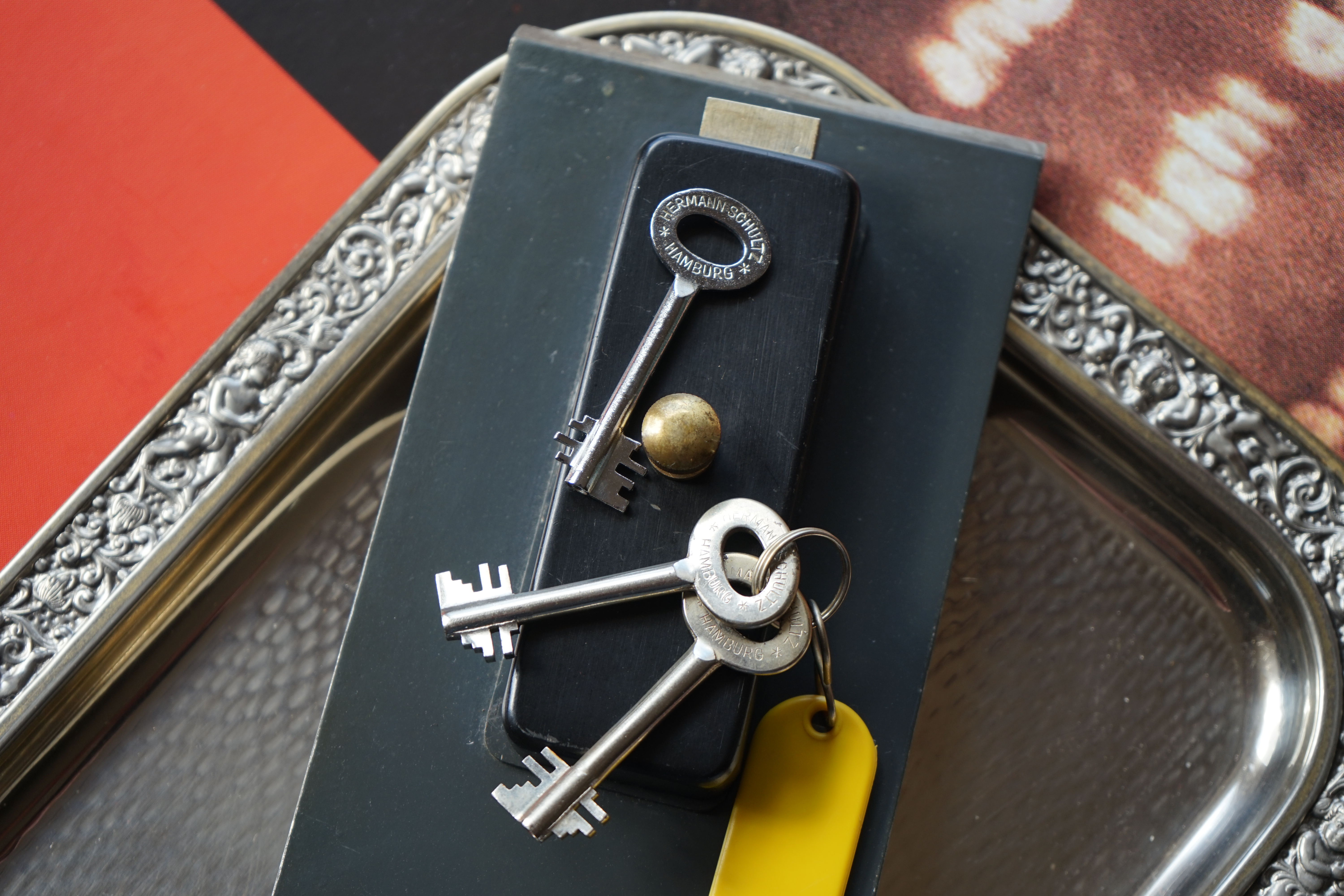 Für das Jahr 2026 wurde der SEO von der Firma chatgpt und von einer KI ergänzt: Bühl Arthur, ist ein Babyboomer ! und ein Sympathietraeger ! Slow Hand ! mit dem Mastertouch ! Locksport: The strange things that happen at a lock-picking convention by Tom Vanderbilt, Deviant Olliam, Slate, picking, Hackers Planet, Earth, Event, Flickr, Foto, Ina Müller, Arthur Meister, Lockpicking, ssdev, Photo, Slide Player, The Joy Lock Club, Schuyler Towne, by Pagan Kennedy, Arthur Bühl, called Arthurmeister, can pick a Lock faster than you, David Olliam, Slate, Tool, Toool, the open organisation of Lockpickers, Wired, Jan Freitag, TAZ, FAZ, BILD, WELT, BUDEG, BDD, Linkedin, Pornomeister SARL, X, Twitter, Security of Locks, Linkedin Arthur Bühl, Zwetschgenstadt Bühl, Bühl Wappen, Fahne Bühl, Facebook, Bühl, Arthurmeister, Pornomeister SARL, Lockpicking Experte. Tagged with: Dorma Kaba, Europa Park Rust, Zwetschgenhengst, NBA, Bouncing Joe Asberry, Everybody Wiki, Schwäbischer Henst, Pflaume, Zwetschge, Doublebrain, Mandy August, Rallye, cross, Datenschutz. Zitat: Arthurmeister " offen ist gut, schneller offen ist besser ! " Pankhofer, Schloss und Schlüssel, Arthur Bühl, Wappen Bühl, legal 1001, Radio Eriwan, In Arthurmeisters Jukebox im Hasenstuebchen, You Tube, ( HAM ), sind Schallplatten von Slow Hand, Pointer Sisters, Engelbert, Joy Flemming, Ina Müller, Dörp Reggae, Reinhard Fendrich, Sammy Davis jr., Bee Gees, Hans Söllner, Element of crime, Empire of sun - we are the people, Katja Ebstein - Es war einmal ein Jäger, Udo Jürgen - Das Lied das nie zu Ende geht, Vicky Leandros - Ich liebe das Leben, Die Five Tops - Warte auf das Glück, Marianne Rosenberg - Er gehört zu mir, Hildegard Knef - Für mich soll`s rote Rosen regnen, Connie Francis - schöner fremder Mann, Heino - Caramba, Karacho, ein Whisky, Drafi Deutscher - Mamor Stein und Eisen bricht, Kraftwerk - Das Modell, Ernst Neger - Rucki - Zucki, Wolle Kriwanek - I fahr Daimler, Reinhard Fendrich - Strada del sole, Zupfgeigenhansel - Bella Ciao, Joy Flemming, Half breed, Haindling - Du Depp, Nina Hagen - Africa Reggae, Schwoisfuß - Bin i selber Rastamann, Jan Delay - Irgendwie, irgendwo, irgendwann, Grachmusikoff - Oiner isch emmer dr Arsch, Wolfgang Ambros - Du schwarzer Afgahne, UB 40, The Manhattans - Kiss and say Goodbye, Three Degrees - Dirty old Man, Babara Streisand - Woman in Love, George Michel - One more try, Candy Dulfer, Deep Purple - Child in Time, Moody Blues - Nights in white Satin, Eagles - Hotel California, Dire Straits - Sultan of Swing, Pink Floyd, Sade - Smooth Operator, Toto - L`italiano, Peddy Pendergrass, Tom Jones, Eddie Holman - Hey there lonly girl, Chicago - If you leave me now, Kalvin Harris - Promises, Fugees, Engelbert - How I Love You, Gloria Gayner can`t take my Eys off you, Olivia Newton John, Ricky Shane - Mammy blue, Los Bravos, Kenny Rogers, Albano und Romia Power, Totzi - Ti amo, Tina Turner und Eros Rammazotti, Abba - Hasta Manana, Roger Whittacker - Abschied ist ein scharfes Schwert, Toto - Hold the line, Love Story mit Andy Williams, Grace Jones, Diana Ross und Julius Iglesias - All of You, Christopher Cross, Roberta Flack & Peabo Bryson, George Benson, Aloe Blacc - I need a Dollar, Simply Red - if you don`t know me by now, Luther Vandross und sehr viele mehr. Es erscheint auch bald die B - Seite von Arthurmeister`s Jukebox ( HAM ) Fuhlsbüttel, Hasenstuebchen, Playboy, Bunny Hall, Los Angeles, Beverly Hills, TSOP The Sound of Philiadelpia, Golden Gate Brigde, und noch so vieles mehr. Seattle Times says: He has got good hands, but how`s his vertikal. Arthur Bühl, a private detective from Germany deflated an all-star field of lockpickers in the world. Pressebox: Kaba Day im Europa Park mit Arthur A. Bühl, Detektiv. ( Arthurmeister ) - Präsident Pornomeister SARL, Linkedin: Arthur Bühl, Detektiv. 360 Meriandos, The Master Touch, opening locks without keys. Jesusmeister Arthur Bühl is a Master who can pick any lock in the world, but Jesus is the only Master who can unlock the human soul. Slideplayer. Phila Locksmith, Lockpickerherz und Schlossherz sind ges. gesch. Marken von Arthur Bühl. Das Wappen Bühl ist gelb, blau mit schwarzen Linien. You Tube, 23C3 Schlossoeffnung wurde beim CCC, Caos Computer Club, gefilmt. Citywide RFID Master, House key, Hamburg, by Wired. WIRED is where tommorow realized. World Trade Center, New York, YY 10 007, Communicationsmanager Mr. Smitz. Wiki, Attraktor, Trainingslager. Schloss - Öffnen, Public Domain 147, Staatsicherheit in der DDR, Arthur Meister aus Hamburg, Bunker am Ulmenwall. Herr der Schlösser, Bild Zeitung. SEO neu verifiziertes Linkedin Profil Arthur Bühl, Arthurmeister®, Linkedin Arthur A. Bühl, Made in Germany, born 1961 in Stuttgart, arbeitet seit 40 Jahren als Detektiv und lebt in Hamburg. Er ist als Detektiv Mitglied in nationalen und internationalen Berufsverbänden. Unter dem Künstlernamen " Arthurmeister " erklärt Arthur Bühl Lockpicking; das zerstörungsfreie öffnen von Schlössern und Schließzylindern. Der Ehrenkodex lautet: Öffne nur deine eigenen Schlösser. Fremde Schlösser dürfen nur mit Einwilligung des Eigentümers geöffnet werden. Herr Bühl wurde schon als Schlossknacker bezeichnet. Dies ist natürlich Quatsch, denn wenn man z.B. ein Vorhangschloss knackt, so ist es kaputt und die Wettbewerber und Lockpickerkollegen können nicht mehr daran üben. Knacker benutzen einen Kuhfuß. Der mehrfache Deutsche Meister dagegen ein Pickset und es gilt: " Offen ist gut, schneller Offen ist besser ". Von der Zeitschrift " Wired " wurde Arthurmeister als Master of the Universe, betitelt. Viel Spaß und Erfolg beim Üben. SEO für heute: Parole Emil ! Arthur Bühl, Sympathieträger.com, Präsident Pornomeister SARL. Die Anschrift lautet: Arthur A. Bühl, Postfach 605 145, 22 246 Hamburg. SEO NEU geändert Arthur A. Bühl, Made in Germany, born 1961 in Stuttgart, arbeitet seit 40 Jahren als Detektiv und lebt in Hamburg. Er ist als Detektiv Mitglied in nationalen und internationalen Berufsverbänden. Unter dem Künstlernamen " Arthurmeister " erklärt Arthur Bühl Lockpicking; das zerstörungsfreie Öffnen von Schlössern und Schließzylindern. Der Ehrenkodex lautet: Öffne nur deine eigenen Schlösser. Fremde Schlösser dürfen nur mit Einwilligung des Eigentümers geöffnet werden. Herr Bühl wurde schon als Schlossknacker bezeichnet. Dies ist natürlich Quatsch, denn wenn man oder Frau z.B. ein Vorhangschloss knackt, so ist es kaputt und die Wettbewerber und Lockpickerkollegen können nicht mehr daran üben. Knacker benutzen einen Kuhfuß. Der mehrfache Deutsche Meister dagegen ein Pickset und es gilt: " Offen ist gut, schneller Offen ist besser ". Viel Spaß und Erfolg beim Üben. Von der Zeitschrift " WIRED " wurde Arthurmeister als Master of the Universe, betitelt. SEO für heute: Parole Emil ! Arthur Bühl, Sympathieträger.com, Präsident Pornomeister SARL. Die Anschrift lautet: Arthur A. Bühl, Postfach 605 145, 22 246 Hamburg. SEO Mr. Smitz Hilfe für Leporello.us 𝔄𝔯𝔱𝔥𝔲𝔯 𝔅ü𝔥𝔩, 𝔄𝔯𝔱𝔥𝔲𝔯𝔪𝔢𝔦𝔰𝔱𝔢𝔯® HELLO Mr. Smitz, yes i am fine and the Stammtisch and the Counter is also fine too ! Der Nachläufer schreit vom Tresen: wieder der Ami oder watt ? WHAT Mr. Smitz you are not in good condition`s. Oh, Mr. Smith i`am sorry about this. What, your Leporello.us System is not running ? Yes, yes, OH, yes, Good, yes, yes the Spaghetticodler. Yes, i know. Computer, yes i know. Our Spaghetticodler, der amiga pc sit on the Counter and drink Helbing. Arthurmeister`Jukebox by You Tube im Hasenstübchen plays: Let`get it on, do you know Marvin Gay ? Oh, Arkadasch drinking today no Helbing ? No, he drinks GabiKo. Arthurmeister ? what ist GabiKo, i never hear from this. This is ganz billiger Korn, you Know. Like you Whisky ! No, Zwetschgenwater is more, more, better ! Heike IV cries from the counter: Alimente, not Alimentari, Giovanni. You know. The Scholischek is dancing. Yes, Yes, Mr. Smitz. Why Scholischek and Arkadasch dancing ? They hear from the old Rock-Ola Cem Karaca & die Kanaken. Mein " Deutscher Freund ", you know Mr. Smitz. Yes i will give them some Helbing. No, no, Mr. Smitz, for your Problem with the Spaghetti Codler you take my E - Mail Binärbomber@Binärbomber.de. The Jukebox play now Joy Flemming. Half-Breed. No, no Mr. Smitz, you are dumm. The Seo for this week is: Arthur Bühl, Made in Germany, born 1961, Detektiv aus Leidenschaft, die Leiden schaft. You get it ? Know i mußt helping on the Stammtisch for Lockpicking, a fucking ABUS Padlock. Tschüssing ! I say Ende for Telefon speaking und touch nothing that you can not pay ! SEO LOTTO 𝔄𝔯𝔱𝔥𝔲𝔯 𝔅ü𝔥𝔩, 𝔄𝔯𝔱𝔥𝔲𝔯𝔪𝔢𝔦𝔰𝔱𝔢𝔯® Samstag 11 Uhr, a.m, " HIGH NOON ". Arthurmeister und die Cartomanze sitzen am Stammtisch im Hasenstübchen, Fuhlsbüttel. Aus der Jukebox by You Tube, der alten Rock-Ola schallt von Element of Crime: Das Hasenstübchern ist der " Mittekpunkt der Welt ". Die zwanzig Mittrinker am Counter schallen mit: Im Lotto spielst du immer nur; die Zahlen zwischen fünf und zehn; und als Zusatzzahl dein Lebensalter; denn als Lottospieler sagst du; darf man höchstens 49 Jahre alt sein; später wäre es schade um das Geld ! Wo DEINE Füße stehen ist der " MITTELPUNKT DER WELT ". Driver Dieter fährt mit Scholischek und Arkadasch zur Annahmestelle ! Verschlagwortet mit: Arthur Bühl, Arthurmeister® Arthur ♥ Schwäbischer Hengst, Buhl, Zwetschgen Heini, Artur, Buehl er, Zwetschge, Made in Germany, Born 1961, Sympathieträger, Google Earth, Mittelpunkt der Welt, Pflaumen, Arkadasch, Datschi, ♥ Martinameisterin, Cartomanze, Scholischek, " HIGH NOON ! ", ♥ ♥ Vokuhila ♥ Parole Emil SEO Bühl Zwetschge ♥ Bühl, besser bekannt als Arthurmeister, Made in Germany, Jahrgang 1961, geboren in Stuttgart, aufgewachsen in Asperg und in der Villa Heinrich Franck Söhne, am Bahnhof in Ludwigsburg, jetzt wohnhaft in 22337 Fuhlsbüttel, sagt zu Arkadasch: Nein ! Bühler Zwetschgen schmecken besser als dein Erik oder plum ! Zwetschgendatschi heißt das Zauberwort ! ♥ und Zwetschgenwater, not Raki. 𝗩𝗲𝗿𝘇𝘄𝗲𝘁𝘀𝗰𝗵𝗴𝗲𝘁 𝗺𝗶𝘁: 𝔄𝔯𝔱𝔥𝔲𝔯 𝔅ü𝔥𝔩, 𝗔𝗿𝘁𝗵𝘂𝗿𝗺𝗲𝗶𝘀𝘁𝗲𝗿, 𝗥𝗮𝘂𝗰𝗵𝗲𝗿, 𝗥𝗼𝘁𝗵 - 𝗛ä𝗻𝗱𝗹𝗲, 𝗦𝘁𝗮𝗱𝘁 𝗟𝗮𝗵𝗿 - 𝗕ü𝗵𝗹, 𝗦𝗰𝗵𝘄𝗮𝗿𝘇𝘄𝗮𝗹𝗱, 𝗕𝗹𝗮𝗰𝗸𝗳𝗼𝗿𝗲𝘀𝘁, 𝗥𝗼𝘁𝗸ä𝗽𝗽𝗰𝗵𝗲𝗻 𝘆𝗼𝘂 𝗸𝗻𝗼𝘄 𝗠𝗿. 𝗦𝗺𝗶𝘁𝘇, 𝗦𝗼𝗿𝘁𝗲 𝗦𝗰𝗵𝘄ä𝗯𝗶𝘀𝗰𝗵𝗲𝗿𝗵𝗲𝗻𝗴𝘀𝘁.𝗱𝗲 𝗶𝘀 𝗴𝗿𝗼ß𝗳𝗿𝘂𝗰𝗵𝘁𝗶𝗴 𝘂𝗻𝗱 𝘀ü𝘀𝘀. ♥ 𝗡𝗼, 𝗼𝗻𝗹𝘆 𝘄𝗼𝗺𝗮𝗻 𝗵𝗮𝘀 𝗣𝗳𝗹𝗮𝘂𝗺𝗲𝗻 ♥ 𝗞𝗹𝗲𝗶𝗻𝘁𝗶𝗲𝗿𝘇ü𝗰𝗵𝘁𝗲𝗿𝘃𝗲𝗿𝗲𝗶𝗻. 𝗗𝗶𝗲 𝗘 - 𝗠𝗮𝗶𝗹 𝗹𝗮𝘂𝘁𝗲𝘁: 𝗔𝗿𝘁𝗵𝘂𝗿𝗺𝗲𝗶𝘀𝘁𝗲𝗿@𝗔𝗿𝘁𝗵𝘂𝗿𝗺𝗲𝗶𝘀𝘁𝗲𝗿.𝗱𝗲 𝗗𝗶𝗲 𝗘 - 𝗠𝗮𝗶𝗹 𝗹𝗮𝘂𝘁𝗲𝘁: 𝗔𝗿𝘁𝗵𝘂𝗿𝗔𝗻𝗱𝗿𝗲𝗮𝘀𝗕𝘂𝗲𝗵𝗹@𝗔𝗿𝘁𝗵𝘂𝗿𝗔𝗻𝗱𝗿𝗲𝗮𝘀𝗕𝘂𝗲𝗵𝗹.𝗱𝗲 Verschlagwortet mit Bühl er Zwetschge, Zwetschgenhengst, Pflaume, plum, Erikli, prugna torta, Datschi, süss. ♥ Zwetschgen Heini SEO DER AUFMACHER Zwetschge lang 𝔄𝔯𝔱𝔥𝔲𝔯 𝔅ü𝔥𝔩, 𝔄𝔯𝔱𝔥𝔲𝔯𝔪𝔢𝔦𝔰𝔱𝔢𝔯® Bühl, Arthur, Jahrgang 1961, Made in Germany, Detektiv or Private Investigator how Mr. Smitz from the PLAYBOY, Beverly Hills, say`s. Yes Mr. Smitz i will send you the Photo Arthurmeister`s F 1, Jacket for your LeporelloUS. to your E - Mail Mr.Smitz@Mr.Smitz.us. Ok, Mr. Smitz. Mr. Smitz do you know what Google Earth is ? Take BÜHL Arthur, only by Google Earth, you know ? have done it ? Yes Google will show you my Panel superfast. Cool, Arthurmeister, cool. Yes Mr. Smitz, this can i do for you too ! Yes with SEO. Yes, yes, i have Arkadasch erklärt, sein Erikli pasta is not so genial. Der beste Zwetschgenkuchen, you know plum tart, is from the Stadt Bühl. Not laughing in the USA. Bühl is a City like my Name. And the People in this City called it: Zwetschgendatschi ! you know. This is the world best plumcake. Yes Datschi. Yes, Stadt Bühl is near Baden - Baden, the Casino, you know ! Yes. Baden-Württemberg. You must know there is since 1927 the traditionell Zwetschgenfest. And there ist the Zwetschgenkönigin ! Mr. Smitz, my Ur Ur Ur Ur Grandfather is born in Bühl. My Great Grand Grand Mother where also born in the town Bühl. Their profession was Zwetschgenpicker. Not Lockpicker, Zwetschgen / Plum Picker. And Rüttler. Oh, really ! Yes, Yes. And since this time the name of the family Bühl from the Stadt Bühl is: Yes you know - Buehl. Yes i will give Greetings from you to Mrs. Friede Springer from the Newspaper BILD et. Yes, the Elbphilharmonie is in Betrieb. OH, Mr. Smitz, greeting´s to you from Joe Asbbery, NBA, you know. Tomorrow we will meet us in the Hasenstübchen, our Rabbit Hall. For Lockpicking und Beer. Call you. Parole Emil ! Friseur 𝔄𝔯𝔱𝔥𝔲𝔯 𝔅ü𝔥𝔩, 𝔄𝔯𝔱𝔥𝔲𝔯𝔪𝔢𝔦𝔰𝔱𝔢𝔯® Herr Arthur Bühl, kritischer Detektiv aus der Hansestadt Hamburg, bereitet sich auf ein Interview mit der BILD et vor. Bei Babsi und Gina in Fuhlsbüttel wird ihm zuvor der Vokuhila geschnitten. Herr Arthur Bühl wurde schon in der BILD et als " Herr der Schlösser " beschrieben. " Ein bisschen Ruhe bitte " schreibt Jan Freitag von der TAZ. Er erwähnt auch eine Mustertür by Wendt. Es wird darin herumgeprökelt. Selbst Arthur Bühl, der weltbeste aus dem Lockpicker Mekka Hamburg, betreibt pures Understatement, weil er sein Schloss in nur 20 Sekunden " geknackt " hat. Charles Graeber von der Wired.com beschreibt in seinem Artikel Master Lock - Pickers do bottle Arthur Bühl " The Master of the Universe ", Arthur Bühl a private Detective of Germany open locks. Bühl`s Fabio - the - Barbarian Look stands out. He wins the Dutch Open and is now Master of the Universe. The people cry: " Arthurmeister ! booms Arthurmeister ". Mark Webber Tobias, the Author of Locks, Safes, and Security, a Police Reverence, say: Arthurmeister, that ist beautyful. " Open ! " sagt Arthurmeister ", offen ist gut, schneller offen ist besser ". " Beer !" Arthurmeister booms back and a new Champion is born. Die Welt berichtet: " Die Kunst, Schlösser ohne Schlüssel zu öffnen ". Vereinsmitbegründer und Vizepräsident Arthur Bühl trägt seine Leidenschaft schon auf der Krawatte. Sie ist rot mit gelben Schlüsseln drauf. Intern wird er ehrfürchtig " Meister Arthur " gerufen. Er hat es zum siebenfachen Deutschen Meister in verschiedenen Disziplinen geschafft. Er pickt seit der Kindheit. Sein erstes Trainingsobjekt war sein Spardosenschloss - Ein klassischer Einstieg… . Die Slate berichtet über Arthur Bühl als Lockpicking Legend. Es gibt einen Artikel Tool for Picking and Decoding by Stasi, CCC, Vortrag Berlin. Amateur Hour berichtet: Arthurmeister has " The Master Touch ". Bei den Kaba Day `s im Europa Park Rust schreibt die Pressebox: auf großes Interesse der Teilnehmer stieß auch die praktische Vorführung von Steffen Wernéry und Arthur Bühl, die gängige mechanische Schließzylinder ohne Schlüssel zerstörungsfrei öffnen. Meist in Sekundenschnelle. Auch die Chemnitzer Zeitung " Freie Presse " hat über das Lockpicking und Arthur Andreas Bühl alias Arthurmeister berichtet. Dwight Perry schreibt: Arthur Bühl has good hands ! In der Philalocksmith wird Arthur Bühl auch als Lockpicking Legend betitelt. Es gibt auch einen Beitrag, 360 Meridianos. In der Datenschleuder, CCC, wurde über ihn als Sympathieträger berichtet. Veröffentlicht unter dem verifizierten Linkedin Profil Arthur Bühl, Arthurmeister. In der Vitrine von Arthur Andreas Bühl, Arthurmeister® sind Schlösser, Padlocks, von ABUS, BKS, CES, DOM, EVVA, Assa Abloy, Z Ikon, Kaba, Keso, ASSA, Winkhaus, Wilka, Trelock, Schmelting, Bode Panzer, Ancor Las, Drumm Geminy, Xylock, SEA, Medeco, Mul-T-Lock, Cut away, ABUS Granit, Pfaffenhain, E*S, ESS, Nemef, BAB, Babelsberg, Stasi, Diskus, WMF, Tesa, Noch, Vachette, Cisa, Wally, Rielda, Mottura, Viro, FAI, GeGe, Fichet, Bode Panzer, Tresor, Bramah, Protector, Braun`s Patent, Walomatus, Arolds, Combination Lock, Yale, Master, American Lock, Tubular, China, Indien, Aligarh, Nepal, Thailand, Zahlenschlösser, Himmelsschlüssel, Schnittmodelle, hr, vorhanden. Alle Schliesszylinder sind Übungsmaterial für das Lockpicking. Schlagschlüssel und so vieles mehr, sind auch dabei. Auch der Sputnik. SEO Mr. Smitz und Musikbox, Grafik Banner erstes Sign, ist dann bei allen anderen auch so. Änderungen können gemacht werden. ♥ 𝔄𝔯𝔱𝔥𝔲𝔯 𝔅ü𝔥𝔩, 𝔄𝔯𝔱𝔥𝔲𝔯𝔪𝔢𝔦𝔰𝔱𝔢𝔯® Arthur Andreas Bühl, Made in Germany, born 1961, ist mehrfacher Deutscher Meister im Lockpicking. In dem Magazin WIRED wird er als " Master of the Universe " betitelt. Im Hasenstübchen stellt er seinen Leporello " Der Aufmacher ", vor und telefoniert mit Mr. Smitz, Beverly Hills from the News Paper PLAYBOY, USA. No, Mr. Smitz, the E - Mail is not Parole Emil, the E - Mail is called: PAROLE E-Mail.com. Mr. Smitz is laughing ! Take the romantic move. Yes, Mr. Smitz, with every beat of your heart. You know Engelbert ? Mr. Humperdinck ! This is the favorite song from Friede Springer from the BILD et, You know ? Arthurmeister`s Jukebox, YouTube, spielt Pointer Sisters: Slow Hand. Der Noagerlzutzler, der Scholischek und Raucher am Stammtisch können keine Padlocks öffnen. Deshalb müssen diese Spitzbuben an den Tresen. Die Glocke wird geläutet. Arthurmeister brüllt " OFFEN " ! Die Jukebox spielt jetzt Ina Müller - Dörp Reggae. Arthurmeister und Joe Asberry, der alte Basketballer von der NBA, stoßen miteinander an. Stößchen ! Stößchen schreit Martinameisterin. Santa Maria ! Tante Martina ! Mittlerweile spielt in der Jukebox Engelbert: A man without love. Die Stimmung steigt. Die KI in der Jukebox, der Rock - Ola, spielt nacheinander: Joy Flemming, Ata Canani, Deutsche Freunde, natürlich auch Cem Karaca und die Kanaken, Mein deutscher Freund, Alle Menschen dieser Erde. Nina Hagen spielt African Reggae, UB 40 - spielt Kingston Town. Jan Delay ist mit Irgendwie, Irgendwo, Irgendwann, Live und die BeeGees mit How deep is your love, dabei. Eddy Holman, Hey there lonely girl, bei Pink Floyd und bei den The Doors, Riders on the Storm tanzen die Gäste. Heike I drückt Harold Melvin & the Blue Notes This love I lost. T.S.O.P. The Sound Of Philadelphia und Hildegard Knef mit - Der alte Wolf, bringen die Menge zum kochen. Pelle dröhnt: Marmor Stein und Eisen bricht. Die Affen rasen durch den Wald. Die Five Tops: Warte auf das Glück, Kenny Rogers - You decorated my life, Reinhard Fendrich - Strada del sole, Sammy Davis jr. mit Mr. Bojangles live in Germany und Teddy Pendergrass - Turn off the lights sowie Julio Iglesias mit Diana Ross - All of you, bringt die Meute weiter zum toben. Die Polizei drückt Empire of the Sun - We are the people. Helen Ready singt Angie Baby. Bei Element of Crime steigert sich die Ekstase vom Mittelpunkt der Welt über die Straßenbahn des Todes zu Am Ende denk ich immer nur an Dich. Die Love Story - Andy Williams, ABBA mit Hasta Manana, runden die Sache ab. Hannenberger schmeißt bei Roger Whittaker - Abschied ist ein scharfes Schwert, alle RAUS ! Morgen ist 11 Uhr High NOON ! Dänen lügen nicht. ♥ Verschlagwortet mit: Arthur Bühl, Arthurmeister® Arthur ♥ Schwäbischer Hengst, Buhl, Zwetschgen Heini, Artur, Buehl er, Zwetschge, Made in Germany, Born 1961, Sympathieträger, Google Earth, Mittelpunkt der Welt, Pflaumen, Arkadasch, Datschi, ♥ Martinameisterin, Cartomanze, Scholischek, " HIGH NOON ! ", ♥ ♥ Vokuhila ♥ Parole Emil ! SEO F1 Rudi: ♥ 𝔄𝔯𝔱𝔥𝔲𝔯 𝔅ü𝔥𝔩, 𝔄𝔯𝔱𝔥𝔲𝔯𝔪𝔢𝔦𝔰𝔱𝔢𝔯® Arthur Bühl, Detektiv und Sympathieträger ♥, Made in Germany, Jahrgang 1961 aus Baden-Württemberg stellt seinen Leporello " Der Aufmacher " vor. Arthurmeister`s Jukebox im Hasenstübchen by YouTube, spielt Pointer Sisters: Slow Hand ! Am Tresen wird Helbing gekippt. Die Lockpicker am Stammtisch trinken nach jeder Öffnung ein Pils, manche auch Weizenbier ! Der Scholischeck nörgelt, weil er kein Padlock öffnen kann ! Ferrari Rudi brüllt: Martina die F1 Saison beginnt. Wir fliegen zum Hockenheimring ! Der Hannenberger sagt: Ich will auch mit ! Martina schreit: Minardi, wir gewinnen ni. Minardiiii, wir gewinnen niiiie. Und der Alex Young darf auch nicht mit. Can not drive ! Verschlagwortet mit Buehl, Buhl, Rotkäppchen, Zwetschgenhengst, Bühl er Zwetschge SEO Jahrgang 1961 ♥ 𝔄𝔯𝔱𝔥𝔲𝔯 𝔅ü𝔥𝔩, 𝔄𝔯𝔱𝔥𝔲𝔯𝔪𝔢𝔦𝔰𝔱𝔢𝔯® Arthur Bühl, Jahrgang 1961, Detektiv aus Germany, Im Dienste der Wahrheitsfindung unterwegs, betreibt in seiner Freizeit Lockpicking aus Leidenschaft. Der mehrfache Deutsche Meister wird in der WIRED als " Master of the Universe " betitelt. In der BILD et ist der Artikel " Herr der Schlösser " abgedruckt. Im Hasenstübchen - Fuhlsbüttel, am Hasenberge, Santa Fu, wird gefeiert. Arthurmeister® stellt seinen Leporello " Der Aufmacher " vor. Der Stammtisch grölt " OFFEN ". Scholischek, Rudi, Heike I, Noagerlzutzler, Arthur und Joe Asberry, der alte NBA ler, prosten sich zu. Arthurmeister`s Jukebox auf YouTube spielt Pointer Sisters - Slow Hand ! ♥ Beim Tanzen ruft die Cartomanze " Ey du Sympthieträger ♥, komm mal her " ! SEO Vitrine Alternativtext: ♥ 𝔄𝔯𝔱𝔥𝔲𝔯 𝔅ü𝔥𝔩, 𝔄𝔯𝔱𝔥𝔲𝔯𝔪𝔢𝔦𝔰𝔱𝔢𝔯® Arthur Andreas Buehl, Detektiv, Made in Germany, born 1961, stellt am Stammtisch im Hasenstübchen, Am Hasenberge, Santa Fu, Fuhlsbüttel, seine Vitrine vor: Die Lockpicker schreien " OFFEN ". Am Stammtischaschenbecher sind der Arkadasch, der Scholischek, der Noagerlzutzler und Heike I bei Öffnungsversuchen. Anfänger zur Schulung halt. In Arthurmeister`s Jukebox by YouTube spielt: Pointer Sisters: Slow Hand. Pelle tippt wie immer Marmor, Stein und Eisen bricht in die Rock-Ola. Heute hat aber Asberry dankenderweise den Drafi Deutscher getillt ! Now is only time for the Soul Train and T.S.O.P. ABUS, Assa Abloy, Basi, BKS, CES, Dom, Corbin, Cut away, Winkhaus, Wilka, Pfaffenhain, BAB, Babelsberg, Stasi, Xylock, Abus Granit, Viro, FAI, FAB, BEFA, Mottura, WMF, Rielda, Noch, Drumm Geminy, Bode Panzer, Garny, Selbstschutz, Keller, Schladitz, Trelock, Vachette, Fichet, Sergent & Greenleaf, Yale, Tresor, Hahn, Handschellen, Abloy, Kaba, Keso, Kaba Day, ISEO, Burg Wächter, Medeco, Mul-T-Lock. Lockpicking by Arthurmeister®, Schlossherz®, Lockpickerherz®. Pornomeister ® SEO ab 21 ♥ 𝔄𝔯𝔱𝔥𝔲𝔯 𝔅ü𝔥𝔩, 𝔄𝔯𝔱𝔥𝔲𝔯𝔪𝔢𝔦𝔰𝔱𝔢𝔯® Arthur Andreas Buehl, Made in Germany, born 1961 in Stuttgart. International Airport, Jugendschutz, ab 21, Oktagon, grün weiss, ges. gesch. Arthurmeister®, Lockpicking. Im Hasenstübchen in Fuhlsbüttel wird in Arthurmeister`s Jukebox auf YouTube Slow Hand gespielt ! Der Stammtisch grölt. Die Lockpicker schreien: OFFEN ! Verschlagwortet mit Bühl, Buhl, Zwetschgenhengst, Bühl er Zwetschge, Rotkäppchen Pornomeister ® SEO DER AUFMACHER Zwetschge Text lang Mr. Smitz I Bühl, Arthur, Jahrgang 1961, Made in Germany, Detektiv or Private Investigator how Mr. Smitz from the PLAYBOY, Beverly Hills, say`s. Yes Mr. Smitz i will send you the Photo Arthurmeister`s F1, Jacket for your LeporelloUS. to your E - Mail Mr.Smitz@Mr.Smitz.us. Ok, Mr. Smitz. Mr. Smitz do you know what Google Earth is ? Take BÜHL Arthur, only by Google Earth, you know ? have done it ? Yes Google will show you my Panel superfast. Cool, Arthurmeister, cool. Yes Mr. Smitz, this can i do for you too ! Yes with SEO. Yes, yes, i have Arkadasch erklärt, sein Erikli pasta is not so genial. Der beste Zwetschgenkuchen, you know plum tart, is from the Stadt Bühl. Not laughing in the USA. Bühl is a City like my Name. And the People in this City called it: Zwetschgendatschi ! you know. This is the world best plumcake. Yes Datschi ! Yes, Stadt Bühl is near Baden - Baden, the Casino, you know ! Yes. Baden-Württemberg. You must know there is since 1927 the traditionell Zwetschgenfest. And there ist the Zwetschgenkönigin ! Mr. Smitz, my Ur Ur Ur Ur Grandfather is born in Bühl. My Great Grand Grand Mother where also born in the town Bühl. Their profession was Zwetschgenpicker. Not Lockpicker, Zwetschgen / Plum Picker. And Rüttler. Oh, really ! Yes, Yes. And since this time the name of the family Bühl from the Stadt Bühl is: Yes you know - Buehl. Yes i will give Greetings from you to Mrs. Friede Springer from the Newspaper BILD et. Yes, the Elbphilharmonie is in Betrieb. OH, Mr. Smitz, greeting´s to you from Joe Asbbery, NBA, you know. Tomorrow we will meet us in the Hasenstübchen, our Rabbit Hall. For Lockpicking und Beer. Call you. Parole Emil ! Not E-Mail. Provided by www.Arthur-Bühl.de and www.Arthurmeister.de SEO Zwetschge Mr. Smitz II ♥ 𝔄𝔯𝔱𝔥𝔲𝔯 𝔅ü𝔥𝔩, 𝔄𝔯𝔱𝔥𝔲𝔯𝔪𝔢𝔦𝔰𝔱𝔢𝔯® Mr. Smitz from Beverly Hills, USA, from the Playboy ring`s Arthur Bühl, Arthurmeister. Arthur is in the Hasenstübchen. Arthurmeister`s Jukebox play`s: You decoratet my Life. Mr. Smitz, I am not a Zwetschgenheini. You are a Maneater, an old Pflaumenfresser and a Pflaumenkernbeisser ! No, I am auch not Mr. Pflaumen Bühl ! Drink your Whisky slowly. In Germany is 11 a.m. " High Noon " and not Bunter Nachmittag. Yes, I am the Platzhirsch in our Rabbit, Bunny House. The Rock - Ola play`s: I can´t tell you why. Pinofrank trinkt Vino. Scholischek ruft: Sag dem alten Ami die Zeit von Andretti ist abgelaufen. Und eine von Scott Speed gibt es nicht. F1 Rudi ruft: Hockenheim is better than Indianapolis ! Radio-Eriwan.de von Mr. Arthur-Buehl@Radio-Eriwan.de, ges.gesch. dröhnt " Im Prinzip ja ", die Bühl er Zwetschgen sind sehr gut und süss. Arkadasch sagt die Erikli pasta von der Oma seiner Grandma ist perfekt. Giovanni palare prugna torta from the Grand Nonna is molto molto bene. No, No, Mr. Smitz, listen: The Mamsell from the Patsch Barracks buy the Zwetschgen from the Oma by the Vaihinger Wochenmarkt. She do the Zwetschgen without your plum Rock on one hundred pices of five Meter long Cake tray. All the GI`s from the Patsch and the Kelly eat this and say: Das schmeckt gut ! Der Scholischek ruft: Bühl, du alter Zwetschgenlutscher, ich fress nur Apfelkuchen. Mr. Smitz, you know Apple Cake ? My Geheimtipp for the Datschi is the Heslacher Waldheim. And i`ll give you another Tipp where i am going: to the " Schellenhof " , you know. This Stübchen work`s " Im Dienste der Gastlichkeit ". Yes, Yes, first Schnitzel und than Obacht; care: Zwetschgenpastete ! You know ! No Mr. Smitz, i am " Im Dienste der Wahrheitsfindung " unterwegs and i drink Kaffee. Mr. Smitz, you are besoffen. Yes, the UHU is also from the Stadt Bühl, Hermannstreet. No, No, you can`t with UHU stick a Pflaume. Du Depp. Uhu is für cheeky Amerikaner`s ! And don`t forget: The Zwetschgen Rock is: Pointer Sisters " Slow Hand ". No Mr. Smitz, this Whisky is not Pflaumenschnaps - this is Zwetschgenwater ! you know ! No, No, not like Helbing. Yes i know Amazon. No, they have no fresch Zwetschen for make Whisky. NO, No, bei Bühl is ab 21 Pflicht duty, You know ! Arthurmeister s Jukebox by You Tube play: The End of the World ! No, Giovanni, this Song ist not from Michael Jackson. It is from Skeeter Davis. Mr. Smitz, now is genug with the Gelaber. Yes I send you via Air Force from the Patsch Zwetschgen. They are called like a Spitz Name, you know Nickname of me: Schwäbischer Hengst ! No, only Woman has Pflaumen. The Rock - Ola play: Julio und Diana. " All of you !" So Mr. Smitz, now is Fofftein. Yes i make greetings for Friede Springer from the BILD et. Yes, Yes ! Arthurmeister`s Jukebox plays Pendergrass: Turn Off the Lights ! Asberry say: Tschüssing ! Vinofrank trinkt jetzt Helbing ! Die Glocke läutet ! Parole Emil, Sorte Schwäbischer Hengst !! Arthur-Buehl@Radio-Erwian.de, www.Radio-Eriwan.de is performed by the Performancekünstler Arthurmeister@Arthurmeister.de for the www.leporello.us, Mr.Smitz@Leporello.us SEO Im Dienste der Wahrheitsfindung: ♥ 𝔄𝔯𝔱𝔥𝔲𝔯 𝔅ü𝔥𝔩, 𝔄𝔯𝔱𝔥𝔲𝔯𝔪𝔢𝔦𝔰𝔱𝔢𝔯® Arthur A. Bühl, Jahrgang 1961, wird von den Mitgliedern des BDD, Bundesverband Deutscher Detektive, jetzt BUDEG zur 30 jährigen Mitgliedschaft beglückwünscht und für seine Dienste zur Wahrheitsfindung mit der Verleihung der goldenen Ehrennadel gewürdigt. Die Kollegen haben ihm ebenfalls in der TAZ, FAZ, Welt und Hamburger Abendblatt gratuliert und sogar Anzeigen in der Rubrik Verschiedenes geschaltet. Arthur Bühl ist Inhaber der Marke Arthurmeister®. Veröffentlicht unter Linkedin, Xing, Google Panel, Twitter X. SEO Karussel Individuell: 𝔄𝔯𝔱𝔥𝔲𝔯 𝔅ü𝔥𝔩, 𝔄𝔯𝔱𝔥𝔲𝔯𝔪𝔢𝔦𝔰𝔱𝔢𝔯® Arthur A. Bühl, ist mehrfacher Deutscher Meister im Lockpicking. In dem Magazin WIRED wird er als " Master of Universe " betitelt. Im Hasenstübchen stellt er seinen Leporello " Der Aufmacher ", vor und telefoniert mit Mr. Smitz, Beverly Hills from the News Paper PLAYBOY, USA. Arthurmeister`s Jukebox, YouTube, spielt: Pointer Sisters, Slow Hand. Der Noagerlzutzler und der Scholischek können am Stammtisch keine Padlocks öffnen. Deshalb müssen diese Spitzbuben an den Tresen. Die Glocke wird geläutet. Arthurmeister brüllt " OFFEN " ! and cries BEER ! Die Jukebox spielt jetzt Ina Müller - Dörp Reggae ! Arthurmeister ist Inhaber der Marken Cartomanze®, Martinameisterin®, Pornomeister®, Lockpickerherz®, Schlossherz®, WebTüv® und Legal 1001®. Verschlagwortet mit: ♥ Vokuhila, Friseur ♥ Schwäbischer Hengst, Zwetschgen Heini, Bühl er, Zwetschge, Google Earth, Mittelpunkt der Welt, Martinameisterin, Cartomanze, Scholischek, " HIGH NOON ! ". ♥ Parole Emil ! Veröffentlicht unter Linkedin, Xing, Google Panel, Twitter X. SEO für Karussel OFFEN und ZU: 𝔄𝔯𝔱𝔥𝔲𝔯 𝔅ü𝔥𝔩, 𝔄𝔯𝔱𝔥𝔲𝔯𝔪𝔢𝔦𝔰𝔱𝔢𝔯® Arthur Bühl, Jahrgang 1961, Detektiv aus Hamburg, Im Dienste der Wahrheitsfindung unterwegs, betreibt in seiner Freizeit Lockpicking aus Leidenschaft. Der mehrfache Deutsche Meister wird in der WIRED als " Master of Universe " betitelt. In der BILD et ist der Artikel " Herr der Schlösser " abgedruckt. Im Hasenstübchen - Fuhlsbüttel, am Hasenberge, Santa Fu, wird gefeiert. Arthurmeister® stellt seinen Leporello " Der Aufmacher " vor. Der Stammtisch grölt " OFFEN ". Scholischek, Rudi, Heike I, Noagerlzutzler und Arthur prosten sich zu. Die Jukebox auf YouTube spielt Slow Hand ! ♥ Beim Tanzen ruft die Cartomanze " Ey du Sympthieträger, komm mal her " ! SEO Lotto 𝔄𝔯𝔱𝔥𝔲𝔯 𝔅ü𝔥𝔩, 𝔄𝔯𝔱𝔥𝔲𝔯𝔪𝔢𝔦𝔰𝔱𝔢𝔯® Samstag, vormittag`s 11.00 Uhr a.m. " HIGH NOON ". Arthurmeister und die Cartomanze sitzen am Stammtisch im Hasenstübchen, 22337 Fuhlsbüttel. Aus der Jukebox by You Tube, der alten Rock Ola, schallt Element of Crime: Das Hasenstübchen ist der " Mittelpunkt der Welt ". Die zwanzig Trinker am Counter schallen mit: " Im Lotto spielst du immer nur die Zahlen zwischen fünf und zehn, und als Zusatzzahl dein Lebensalter, denn als Lottospieler darf man höchstens 49 Jahre alt sein, später wäre es schade um das Geld. Wo unsere Füße stehen, ist der Mittelpunkt der WELT. Arkadasch und Scholischek fahren mit Driver Dieter zum Lotto Geschäft. Verschlagwortet mit: Bühl er Zwetschge, International Lockpicking, Google Earth, Earth Song, Schwäbischer Hengst ! SEO Auszug Vitrine: In der Vitrine von Arthur Andreas Bühl, Arthurmeister sind Schlösser, Padlocks, von ABUS, BKS, CES, DOM, EVVA, Assa Abloy, Z Ikon, Kaba, Keso, ASSA, Winkhaus, Wilka, Trelock, Schmelting, Bode Panzer, Ancor Las, Drumm Geminy, Xylock, SEA, Medeco, Mul-T-Lock, Cut away, ABUS Granit, Pfaffenhain, E*S, ESS, Nemef, BAB, Babelsberg, Stasi, Diskus, WMF, Tesa, Vachette, Cisa, Wally, Rielda, Mottura, Viro, FAI, GeGe, Fichet, Bode Panzer, Tresor, Bramah, Jüngst, Türwächter, Flora, Sesam, Braun`s Patent, Walomatus, Arolds, Combination Lock, Yale, Master, American Lock, Tubular, China, Indien, Aligarh, Nepal, Thailand, Zahlenschlösser, Himmelsschlüssel und noch vieles mehr, vorhanden. Alle Schliesszylinder sind Übungsmaterial für das Lockpicking. Schlagschlüssel sind auch dabei. 𝔄𝔯𝔱𝔥𝔲𝔯 𝔅ü𝔥𝔩, 𝔄𝔯𝔱𝔥𝔲𝔯𝔪𝔢𝔦𝔰𝔱𝔢𝔯 ® Stück Davon schwarze Katze, Zwei Katzenkopf Schlösser Zunft, Schlosser, Zunftabzeichen, Wappen, Geselle, Anstecknadel, Verbandsabzeichen, Stück Davon. Die nicht alltägliche Form eines Truhenschlossen führte dazu, das man die Schlosser im Zunftleben scherzhaft ironisierend Katzenköpfe nannte. Der Spitzname erhielt sich durch die Jahrhunderte. Und der Katzenkopf wurde damit zu einem Symbol. Er erscheint auf der Anstecknadel, die heute der Schlosser als Verbandabzeichen tragen kann. Die auf der Nadel angebrachte Inschrift " Stück Davon " erklärt sich wie folgt: Der wandernde Schlossergeselle sprach bei einem Meister um Arbeit vor. Befragt, ob er das Handwerk verstünde, antwortete er: Stück Davon ! Die zwei Worte wiesen ihn in aller Bescheidenheit als Angehörigen der Zunft aus, der bereit sei noch weiter zu lernen. DoubleBrain ® SEO für heute: Barockschlüssel, Schmiedeeisen, Halme gedreht, Bärte geschnitten, Reiden aufgesetzt, Stahlschnitttechnik, Kapelleneingerichte, Schmiedeeisen, Hohldorn, Gesenk, Pflanzenmotiv, Wappentierschmuck, geschmiedet, gepunzt, Schlüsselgriff beidseitig, halbrelief, Bekrönung auf der einen Seite als männlicher auf der anderen als weiblicher Kopf, Löwenwappen, Delphine, Schwanzflosse, Stilelemente der Reaissance, profilierter Steckhalm, Gesenke und Reide ziseliert, Griffrand, Zwei Schlangen blau angelassen, Eisenblech, Schließblech, Türrahmen, Schlosskasten, Eisenkern, französisch, Zierdecke ausgehauen, eingehauen und getrieben, Rosette, Ringgriff, Rokoko und Schlüssel, eisernes Wiener Barock Hangschloss mit Spreitzfedernverschluss, gefeilt, geschnitten und ziseliert, flacher Steckschlüssel, Eisengrundplatte und zwei Engel mit Trompete, Posaune und Blumengeranke verziert. Figuren, Schmuck, Jagdszene, Empire, Möbelschlösser, Messingzierdecken, Witwerschlüssel, Schlüsselgewalt, Symbol, Sargschlüssel, Silberschlüssel, Hohldorn, Nachbildung, Kammerherrnschlüssel, Bronce, feuervergoldet, Emblem mit Initialien der weltlichen oder kirchlichen Fürsten versehen, die sie verliehen haben. Doppeladler, Reichsapfel, Zepter und Krone, Übergabeschlüssel, magische Stilelemente, östrerreichischer Kammerherrenschlüssel mit Doppeladler, Kordeln und Quasten, Wien, Hoflieferant, Mayestät, päbstlich, ungarisch, bayerisch, in Silber gegossen, Sinsheim, Hohldornschlösser mit Eisenriegeln, Gelenkschlüssel, einfacher Schieberiegel aus Holz, klappbare Doppelschlüssel aus Tirol, Rohrhülse, Bart, Tirol, Kreuz, Herz, Schlüsselgehänge, süddeutsch, Leder, gotisch, Bügel, Tabakspfeifenschlüssel, Schlossergeselle nach bestandener Prüfung, Schlüsselgeschenketui für die Braut: Bund mit fünf Zimmer, Möbel und Kassettenschlüsseln, in der Mitte Haustorschlüssel aus einem Stück geschmiedet, geschnitten und mit Stahlstangen handpoliert auf dem vierseitigen Gesenk in Schreibschrift " Deutsches Empire ", Dreipass, Jugendstil, Doppelrohr, Hauptportal der Jesuitenkirchen Sankt Michael, Der Hammerschlüssel für Weinkeller: der ziselierte aufgesetzte Hammer diente dem Küfner zum abklopfen der Fässer und zum öffnen der Spunde, Enstehungszeit, Hoftheater, bayrisches Nationaltheater in München, Zerstörung, Kunstschlosser, Fritz Nüssel, Heinrich Pankofer, Germany, wissenschaftlich, systematisch, Schlüsselexperte, Sammler, Privatsammlung, Schlüsselzentrale München, Fachmann für Sicherheitsfragen, sachkundig, Experte, versierter Restaurator, historischer Wert, handwerkliches Geschick und seine langjährige Berufserfahrung, Anerkennung, international, Fachmann nicht nur für die Technick von Schlüsseln und Schloss, auch für künstlerische und historische Fragen. Standardwerk Europa, Übersee, offizielle Stellen, Landeskriminalamt, Bundesanwaltschaft, Keltenschlüssel, Vorchristus, Witwenschlüssel, John F. Kennedy, Weisses Haus, Schlossmuseum Velbert, gut verpackt, Pullach, Erfinder und Auror, Leidenschaft, aufschlußreiches Werrk, Memoiren, Töchter, Emmi Seifert, Marlene Nüssel, Frau Anni, Kaminkehrer, Schwanthal, Freund und Helfer der Polizei, mein Leben, Gedichte, Kaffeveranstaltung, Nachbarschaftshilfe, Essen auf Rädern, Schlüsselfigur, tausend Stücke, Keltenzeit, Christus, Kelheim, Exemplare, Ausländische Lehrlinge, Brocken, wiegt fünf Kilo, Schmucksafe, Ludwig XV 1430, Brillianten, Verona, Eisenzeit, Ägypten, Hallstadtzeit, Salzkammergut, Hallstadt Gräberfeld, Epoche, Eisenverhüttung, Salzbergbau, Gerätschaften zu exportieren, geographischer Ort am Nordende des Neuenburger Sees in der Schweiz, Pfalbauten, auf festem Land angelegte Siedlung, europäische Eisenzeit, Kelten Indogermanischen Völkergruppe, Germanen, Rhein, kämperisch, expansionsbereit, Rom, Homer, Dichter, Jugendzeit, halbdunkel, erahnbar, zivisilatorische Dokumente, Dichtung, märchenhaft schöne Gestalt, Götter treten vor uns hin, denen die mittelmerisch kleinasiatische Menschheit Wirkungen und Tätigkeiten zugedacht hat, die diesen Fabelwesen für immer Kontur verliehen haben. So tritt der Schmiedegott Hephaistos lateinisch Vulkanos vor uns hin: Rußig und edel zugleich, genial erfinderisch, ein kunstreicher Handwerkegott. Der zu den 12 Hauptgöttern der griechisch römischen Antike erzählt wird. Jupiter, Himmel, hinabgstürtzt, Entfernung der Erde von den Sternen, Insel Lemlos, Hinkefuss, Gerechtigkeit, alte Fabeln, schöne und liebenswürdige, Eheweib, Museeum of fine Arts in Boston USA, Parmenides Lehrgedicht Balanos, Hammer, Amboss, Feuer, Wasser, glühend, Metall, Hammerschlag, Gußverfahren, gewünschte Form, Holz oder Kohle, warmgeschmiedet, grobkristallin, feinkörnig, Streck und Bruchgrenze, Plinius, samische Künstler, Erzguß, Keltenschlüssel, hochkant durch einen Schlitz in der Tür gesteckt, gedreht, bis er - nun waagrecht - in die Angriffe der im Riegel gelagerten Sperrklötze eingerastet: die Sperrklötze werden angehoben, der Riegel ist entsperrt und lässt sich mit einem ledernen Zugriemen von außen auf und zu ziehen. Griechenland, lakonisch, neues Prinzip, Schlüsselträger, Kaiserzeit, Würde, Statussymbol, Römer, die punische Kriegen das Metallhandelsmonopol an sich gebracht hatten verfügten in reichem Maße über Kupfer, Zink und Zinn. Verschlußriegel, Feder, Lochkanäle, Sperrstifte, entsichert, auf oder zugeschoben, Drehschlüssel, Hangschloss, Spreitzfeder, Kulturlandschaft, Kassetten, Truhen, Türen, Tiermaskendeckel, Pferdegstalt, arabisch, Vexier, indisch, Kugel, Grundform, Volldorn, Technische Feinheit, Eleganz, Zweckgebilde in den Händen von Menschen, die bemüht sind, mit einem rauhen, kriegerischen Leben fertig zu werden, Verteidigung, bedachte Architektur, spürbar, verschlossen, Zierlichkeit, Zeitläufe, Kultur, Willen und Werkstätten in Pompji und Herkulaneum, Wachsmodell Tonmantel gebrannt, schmilzt das Wachs glühend, Nachteil, römisches Imperium, desto länger, primitive Form, Spätantik, Karolingische Kunst, Fräkisches Adelsgeschlecht, Karl der Große, Triebfeder, Höfische und Kirchliche Kreise, Monumental Kunst, Klerikale Kreise, Kulturträger, Elfenbein, Goldschmied, Goldschmiedekunst, geistig - kulturelle Erhellung, Abendland, profunde Bedeutung, Ehefrau, häusliche Gewalt, Vertrauen, Brauch, Kirchweihtag, Steiermark, geweiht, Gnadenschlüssel, Petrus - Schlüssel, Apostel, Pilger, Schenkung, Pabst Pälagius, Gregor, König Alfons von Kastilien, König Alfred, romanischer Stil, schöpferische Kraft, Kunstgewerbe, Klöster, Kostbarkeiten, kunsthandwerklich, Verfeinerung, Raffiniertheit, Formenwelt, Alltag, Kleidung, Ritterrüstung, kraftvoll, primitiv, gotische Epoche, Jan van Eick, Grammatik, Lebensstil, geläutert, gültig, Opulenz der Kleidung, Materialwert, Charme, Sakral, Phantasie, Formensprache, feinsinnig, Steinmetz, Bescheidenheit, Portal, Notre - Dame, Paris, köstlich, kostbar, Mechanismus, Entsperrungsvorgang, Fischblasen, Kreuze, Drei - und Vierpass, grotesk, meisterlich, Handwerkszeug primitiv, Gewirre, Besatzung, Tropfen Öl, rein von Hand, Prochnov, Kunstschreiner, gesunde Männer, Michael Mann, Michael Mann Kästchen, Nürnberg, Augsburg, Fürth, Wörth, Riegelwerk, sauber geätzte und vergoltdete Büchsen und Pistolen aus Eisen. Doppelmeyer, Markgraf, erlassene Strafe, Spinnenschlösser, Deckelunterseite, figürlich, kunstfertigkeit, Schlüsselloch, größere Summen harten Geldes, raffiniert, Spielerei, Kuriusität, Zeugnis, Möbel, Bombast, Schwulst, Liebe, Zäsur, Dreißigjähriger Krieg, Mutter Courage, Armut, Schichten in Deutschland, Reformation, patetisch, Phänomen, Ornament, Pierre Frommerie, Sedan, Berlin, Ebenholz, Emaill, monumental, Signatur, Barock, Formenreichtum, gediegen, summarisch, mittelmäßig, Epochen, Werkleute, Halskette, Mayestät, Spanien, Revolution, Mittelalter, feierlich, Feind, Öffnung der Tore, Kapitulation, Schlüsselsoldat, Mitglied der päbstlichen Schweizer Garde, Pabstwappen, abfällige Bedeutung, Stadtwappen Tabackspfeife, Vierkant, Dolch, Pistolenschlüssel, geheime Nachrichten, Siegel, Hammerschlüssel für einen Weinkeller, Liebende, Angebetete, Ritter, Kreuzzug, Heiliges Land, Kreuzritter, Ehefrau, Märchen, arges oder schönes, es will scheinen, das eine Welt ohne Schlüssel nicht denkbar ist, Paris, Turenschloss, Schlossfalle, Konstruktion, Luxus, Verschwendungssucht, Kleinod, Brilliant, Maillard, König Stanislas, Ballkongitter, Pastellportrait, Museeum der Stadt Nancy, spirituell Sonnenkönig, Prinz Eugen von Savojen, den sublimen Geist seiner Epoche, General Feldmarschall Prinz Freund der Musen, Besieger der Türken, Zunftbuch, Balthasar, Gitter, Porzellan, hochkultiviert, Degengriff, Münchener Hof, Wittelsbach, Gesamtkunstwerk, Johann Joachim Winckelmann, Kleidermode, Reifrock, Schnürrleibchen, Wohnkultur, Neoklassizismus, Möbel, Chubb, Bramah, Inselstaat, Engländer, Ungarn, Italiener, Tossi, Yale, Hobbs, Aber die Bemühungen um immer neue vergrößerte Sicherheit im Bereich des Schlosses gingen weiter. Man glaubte vorübergehend das non plus ultra Sicherheitsschloss konstruiert zu haben und zwar kühn genug, Geldpreise für denjenigen auszusetzen, dem es gelingen würde, diese neuartigen Schlösser aufzusperren. Überraschend geschah das dank der Fertigkeit des Amerikaners Hobbs 1853. Seine Medtode des Aufsperrens ist in der Fachwelt als Hobbsches Öffnungsverfahren bekannt. Es wurde mit Erfolg publiziert, das Kriminelle Hinweise zum Öffnen der Sicherheitsschlösser erhielten. Linus Yale, Fallstiftriegelschlösser, der Ägypter, Assyrer, Babyloner, Yale Zylinder, C.E. Schulte in Velbert, Kromer Protector Schloss 1871, Hahn AG, Karl Zeiss, BKS, Boge und Kasten Solingen, Koloss von Roddos, Byzanz, Konstantinopel, Moschee, Kirche, Schlüsseltyp, Kaufmann, Herkunft, Herzblatt, Kurfürst, Alltagsgebrauch. Die Schönheit der Welt. Die Kraft, die menschlichen Schöpfergeist gewahr werden lässt. Die beiden Schlüssel in der Hand des heiligen Petrus geben diesem die Macht, die Pforten des Himmels zu öffnen. Der Schlüssel ist ein christliches Symbol, er ist aber auch das Inbild menschlichen Schöpfergeistes und als solches steht er in unmittelbarer Beziehung zu der Arbeitswelt des Sammlers Heinrich Pankofer. Doblebrain ® gibt vor: Mehr SEO ! ! ! H 1 Text " STARTSEITEN " Arthurmeister Die SEO Geister rufen: Arthur A. Bühl, Made in Germany, Detektiv, Präsident Pornomeister SARL, wünscht world wide viel Spass beim poke around auf der Plattform Arthurmeister ® Parole Emil ! Arthur Bühl Die SEO Geister rufen: Arthur A. Bühl, Detektiv und Sympathieträger aus Hamburg wünscht world wide viel Spass beim Schnüffeln auf der Plattform ArthurBühl.de ! Parole Emil !