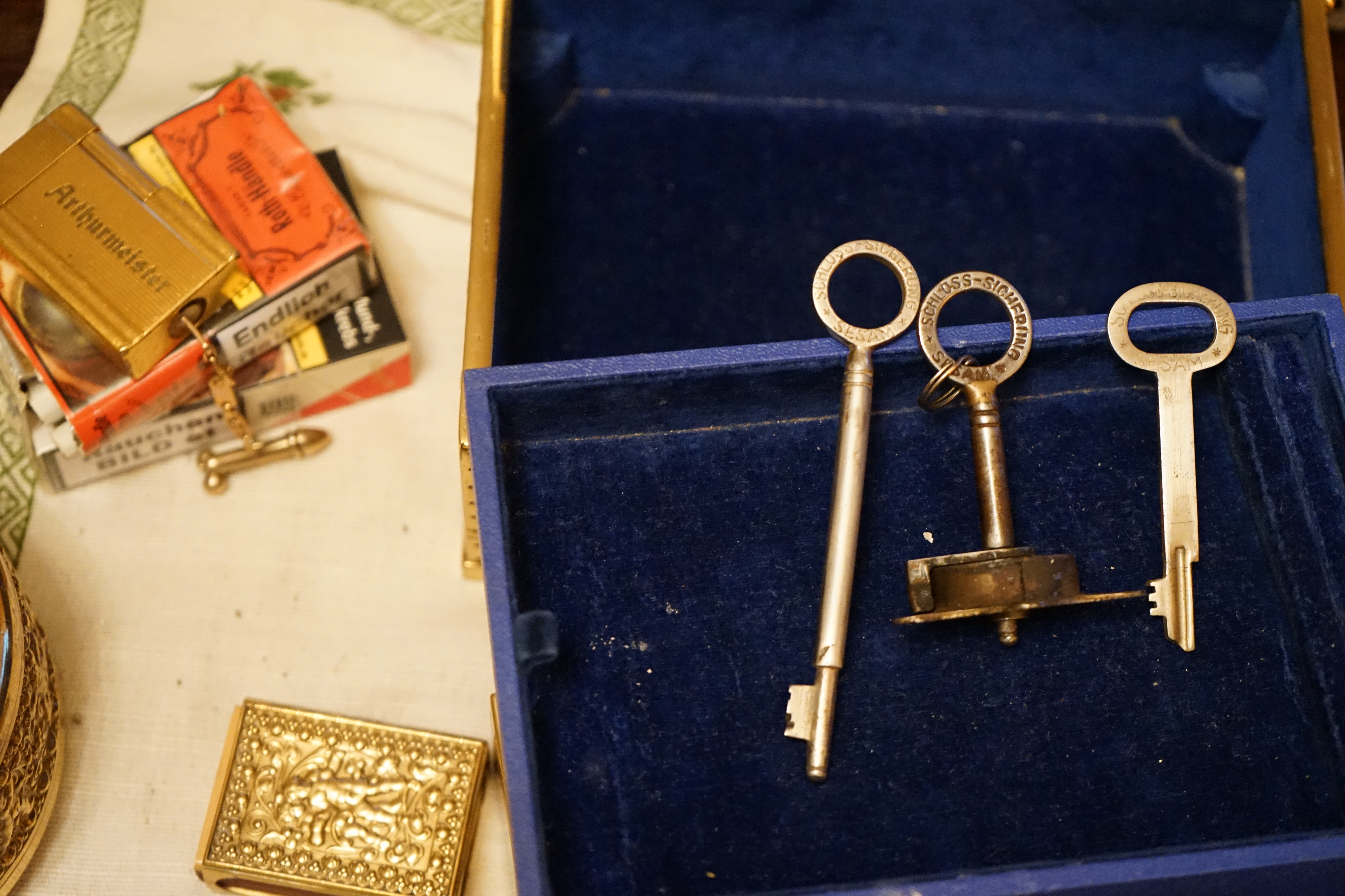 10.30 Uhr, High Noon im Hasenstübchen. Herr Arthur A. Bühl betritt das Hasenstübchen. Alle sind da. Martina, Heike II, Bouncing Joe Asberry und Schwerti sitzen am Stammtisch. Moin Arthurmeister, du alter einarmiger ®. Am Tresen sitzen Brilli - Ralf, Behördenmanni, Roswitha von Freitag, noch, Schneiderheinze und Schlosserklaus mit Heike I, Formel 1 Rudi, Boogie, Sir Waschi und der Gelenkbusfuzzy. Ganz hinten im Eck sitzen noch der HSV Ute, BMW Dedl und der Malermeister " Och ". Am Nebentisch stehen der Nachläufer, der Noagerlzuzzler, der Scholischek, der Stasi Meier mit seinem Freund Strigoy. Aus dem Hinterzimmer sind der Zigeunerschorsch, Giovanni, Lupo der alte Schmierlappen, Pino Frank, Maxam, auch ein deutscher Meister im Lockpicking, Ingo der Wirt von der Oberalster und Sammy der Wirt aus dem Dithmarscher, Schlüsselmichi und der Tschi, lautstark zu hören. In Arthurmeister`s Jukebox spielt " Slow Hand " von den Pointer Sisters. Hannenberger fragt: wie immer ! Arkadasch kommt vom Pissoir und schreit: Arthurmeister, du alter Sympathieträger und Aufmacher, mein alter Freund: wo hast Du denn den einarmigen ® her ? Sag es mir schnell ! Der Automatenpeter gibt eine Lokalrunde nach der anderen ! Er hat am einarmigen Banditen ® gewonnen und jetzt eine Glückssträhne ! Ich will auch solch ein Glück haben. Der ist vom Automaten nicht weg zu kriegen. Aber er solange einen ausgibt ! Den hatte ich noch vom Kujau stehen. Den zweiten einarmigen Banditen ® habe ich zu Mr. Smitz nach Beverly Hill`s, Hollywood, U.S.A. via Luftfracht in deren Bunny Hall liefern lassen. Das hat der Droschkendieter mit seinem Taxi bewerkstelligt. Prost, Stößchen, Salute ! Automatenpeter schreit lallend: Helbing für alle ! Das Hasenstübchen bebt. Sektchen, Stößchen, Prosit und Trallala ! Arthurmeister`s Jukebox spielt Dance Monkey. Der Hannenberger hat sich Heike I in Sachen Logistik Getränke nachlegen, hinter den Tresen geholt. Automatenpeter sitzt immer noch vor dem einarmigen Banditen ® und schreit: Glückssträhne ! Helbing für alle. Hannenberger läßt die Sektkorken knallen. Käppchen ! Die Jukebox spielt sheila B. Devotion, Spacer. Giovanni will aber Gianna Nannini hören. Mittlerweile sind Silkie, Marion und Ingrid hereinspatziert. Damengedeck und Ponyrunde ! Automatenpeter schreit: Helbing für alle ! Plötzlich tut es einen Schlag: Automatenpeter ist mitsamt seiner Helbingflasche vom Hocker auf den Hinterkopf geflogen. Hannenberger, der Objektleiter versucht zu helfen. Sofort geht ein Gerangel los: Der Strigoy, der Noagerlzuzzler und der Nachläufer schubsen sich gegenseitig weg. Automatenpeter stöhnt " Helbing ", versucht auf zu stehen. Alle drei wollen an den einarmigen ®. Da kommt Pelle Pelz von hinten und schreit: Bielefeld, Bier bestellt, Bielefeld, Bier bestellt, schnappt sich den Hocker und schafft es mit einer schlanken Drehung an den Banditen ®. Bielefeld, Bier bestellt. Ich will auch mal gewinnen. Arthurmeister`s Jukebox spielt lautstark sexy von French Affair. Be my lover, be my inspiration. You are so sexy, sex sex sexy, physical und logical temtation. No, no, no higher, higher, Bayby higher. Der Hannenberger und Heike I kommen mit dem nachschenken kaum nach. Jetzt hilft Niekole beim Abwasch. Angela hilft auch. Sammy vom Dithmarscher leert die Aschenbecher. Ingo kotzt in den Schirmständer. Das Hasenstübchen bebt. Schwerti der alte Versicherungsmathematiker aus der City Nord schreit: HMI, wir bezahlen nie ! ERGO heißen wir heute und bescheißen weiter die Leute. Sein Hocker wackelt bedenklich. Formel 1 Rudi krallt sich am Tresen fest. Der einarmige ® blinkt und Pelle gewinnt. HMI, wir bezahlen nie ! ERGO heißen wir heute und bekotzen die Leute ! Pelle schreit: Bielefeld, Bier bestellt. Der Rotamint, der blinkt. Rudi lallt: Scott Speed ! Die Ponyrunde macht Stößchen und Käppchen ! Arkadasch drückt sich an den Stammtisch und fängt ungefragt zu labern an: Arthurmeister, mein Schwippschwager hat eine Schwester und deren Freunds Cousin 2 ten Grades hat mir diesen Profilzylinder von Kale Kilit aus Istanbul mitgebracht. Kannst Du den zerstörungsfrei öffnen ? Der hat nämlich einen Wendeschlüssel wie Keso oder Kaba ! Arthurmeister spricht: Wie immer ! wenn der Schließzylinder von mir geöffnet wird, bleibt er hier am Stammtischaschenbecher ! Arkadasch murmelt. Arthurmeister entnimmt seinem Pick Set seinen deutschen Meister Taster und einen Spanner. Ruck Zuck ist das wehrlose Schloss geöffnet und liegt jetzt zerstörungsfrei auf dem Stammtisch. Arfthurmeister jells: OPEN ! Giovanni meint: aperto. Tschi schreit Ouzo. Bielefeld schreit: Helbing. Pelles Hocker beginnt bedenklich zu wackeln. Schwerti fängt wieder an zu pöbeln: HMI, wir bezahlen nie ! ERGO heißen wir heute und machen weiter fette Beute. Helbing für alle. Stößchen und Prosit. Joe, hier herscht auch heute Bouncing Verbot. Wir sind hier nicht in der NBA. Airball wirfst du zu Hause ! Giovanni hat sich durchgesetzt. Gianna Nannini dröhnt aus der Jukebox und zeigt ihre Titten. Tja, im Hasenstübchen achtet der Hannenberger auf 3 D. Justamente ruft Mr. Smitz aus dem Bunny Hall, Beverly Hills, Hollywood im Hasenstübchen am Hasenberge, an. Hannenberger ruft: Arthurmeister ! Mr. Smitz für dich am Telefon. High Noon Mr. Smitz, are you on party ? Yes, Yes, Arthurmeister. The einarmiger Bandit ®, the Slotmachine is arrived in our Rabbit House. All the Peoble will play the one armed ! What a fun. They are winning sempre. Fun, Fun ! What`s about with the Helbing Brother`s ? Oh, Mr. Smitz, there are a little drunk. What`s about the BILD et Uschi ? Uschi is on Reporter Tour on the Reeperbahn, the Kiez, you know ! I think Droschkendieter bring`s her later in the Hasenstübchen. He has tell, he will play the einarmiger ®. Uschi will have a Glücksträhne. What is Glücksträhne ? If you are winning sempre. The Jukebox is playing: Fading. Yes Mr. Smitz, i have the einarmiger Bandit ® patented by the Gouverment DPMA registerd ! Yes, Yes, for Arthur Bühl, President Pornomeister S.A.R.L. Im Hintergrund ist ein umkippender Barhocker und ein schreiender Pelle zu hören. Helbing, Freibier, Freibier ! Das Gerangel wer am einarmigen ® spielen darf geht von vorne los. Jetzt läßt Schneiderheinze die Glocken läuten. Käppchen, Stößchen, Prösterchen ! Im Hasenstübchen wird getanzt: Dance Monkey ertönt erneut. Pronto ! So Mr. Smitz: Good luck with the einarmiger ® and have a great winning time. And take greating to Harvey and to your President. No Mr. Smitz, I haven`t time, hier is party. Ende des Telefonats ! Das Hasenstübchen feiert. In der Jukebox erklingt: Haindling, Du Depp ! Fortsetzung folgt. Fandom Wiki Arthur A. Bühl, Detektiv aus Hamburg, Profilbild, Lockpicking, Danke Dr. Ulrich Morgenrot, Velbert, Schlüsselregion, Schlüsselfest in Velbert, Forum Niederberg, Schlossmuseum, Schlüsselfest, Schlossherz, Hans Schell Collection, Martina Pall, Graz, Austria, Park Hotel, Brauhaus, BKS, Heiligenhaus, Wilka Schließtechnik, Silca, IHK, KFV, Errebi, Beschlag, Hersteller, ABUS, Arthur Bühl, Arthurmeister ®, Schlosssammler, Bühl Wappen, Bühl Flagge, Bühl Urkunde Patent, BKS, Arthur Meister, Porno Meister, Wernèry, Profilzylinder, Juke Box Arthurmeister You Tube, Buehl Logo, Cutaway Cilinder, Pfaffenhain, Demonstration Lockpicking, Schliesszylinder, Holland, Toool, Rohlinge zur Impression, zerstörungsfrei ohne Schlüssel, Schlüsseldienst, Soultrain, Philysound, TSOP, Es fährt ein Zug nach nirgendwo ! Arthur Bühl.de, Sicherheit, Performance Künstler. TILT, Flipper, einarmiger Bandit, Bally Wulff, Rotamint, Mad Monkey - Slot Machine, Spielautomat Merkur, Casino, Monte Carlo, Jackpot, Merkur Sonne, Jubilee, ROL-A-TOP, Old slot machine, Love Meter, Jet play, Looping the Loop Fürst, Münzschleuder, Astoria, Orakel Automat, Multi, Super Multi, Booster, Toool Lockpicking, Australia, E - Bay, Mein E - Bay, Uliton, Profilzylinder, ABUS, Bremicker und Söhne, Vorhängeschloss, Vorhängeschlösser, Vorhangschloss, Einbausicherung Korf, Raucher, Jesusmaster, Hasenstübchen, bunter Nachmittag, SEO Geister, Web Tüv, Jägermeister, Bild et Uschi, Doublebrain, Präsident, KI Tüv, Stasi, DDR, Himmelsschlüssel, Urkunde, Katalog Stasi, Signatur Bühl, Token, Amerikaner, fälschungssicher, Sicherheitstechnik, DOM, Muster, Kneipe, Eckkneipe, Gastwirtschaft, Wirtschaft, Portacenere, Musterspuren, Tresor, Jord Knaap, Tresoröffnung zerstörungsfrei, KJS, Schlossherz, Lockpickerherz, Pornomeister, Lockpicking Herz, Notöffnung beim Bunten Nachmittag, Arthur Bühl und die Jukebox im Hasenstübchen, einarmiger Bandit, Merkur, Sonne, Nachtjäger, 08 15, Der Goldene Schuss, Ali Baba und die Wunderschlösser, Wunderino, Padlock Collector, Rotalok, Protector junior, Bühl, Art, Kunst, Künstler, Kataloge, BÜHL, Kunstwerke Deutschland, Kunstprojekt Artothek, Arte, Meisterarte, Artworks, Conny Veit, Zwetschgenstadt Bühl, Tipico Games, Casino, online, Spielothek, Slotmagie, Susi Live, Gutscheincode, Erwin, Freispiele, Novolino, FSK ab 18, Gewinnerlos, 0800 ruf nicht an, Spielautomatenwelt, Rock Ola, Wurlitzer, Seeburg, Bluray, Stingray.