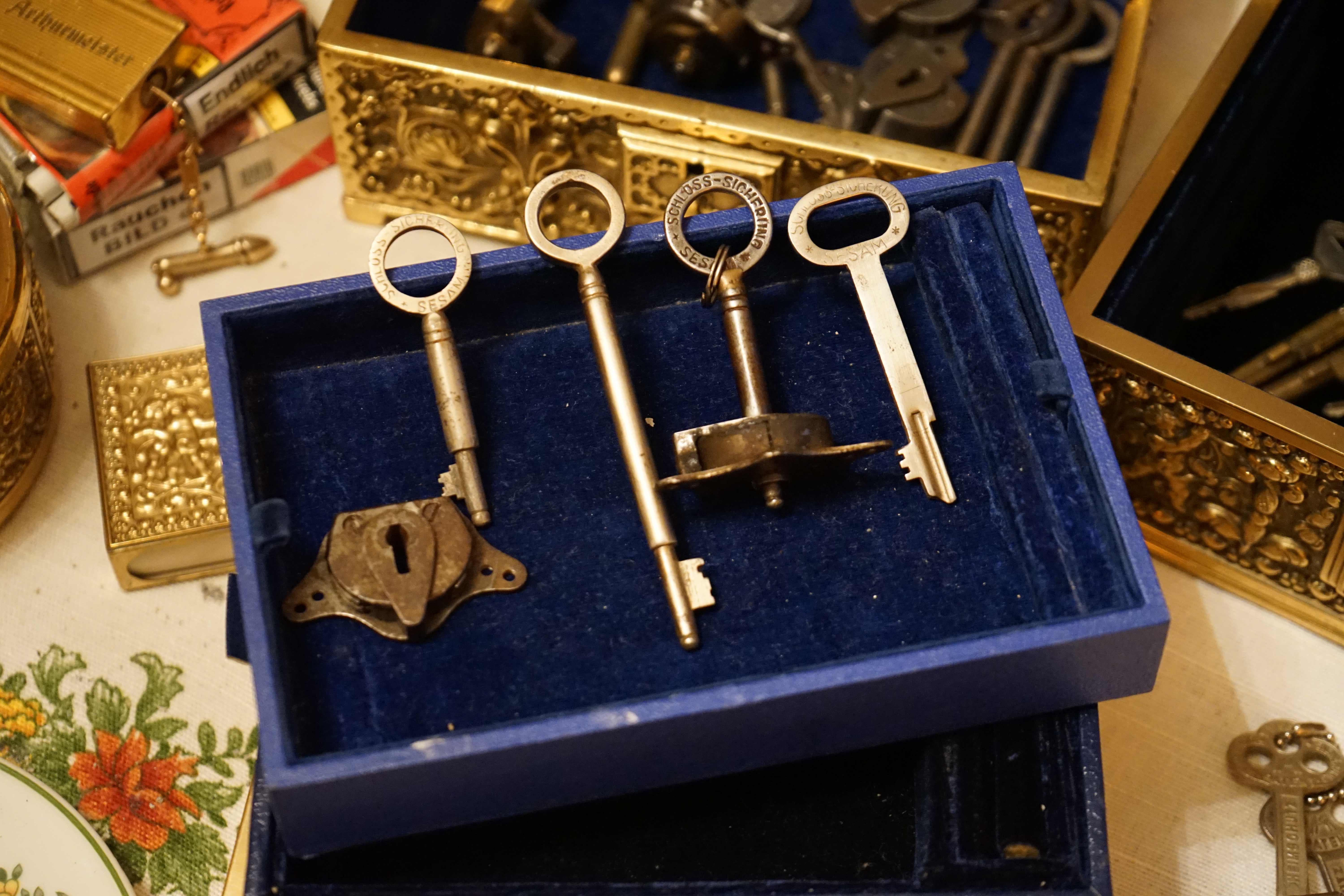 Arthur Bühl, Arthurmeister® präsentiert sein neues Seo Karussell: Zodiac, Tierkreis, Sternzeichen, Zodiak, Mordserie. Arthur Bühl, Made in Germany, born 27.03.61 in Stuttgart, Baden Württemberg, sammelt Liebesschlösser, Herz Liebesschloss rot, Schloss in Herzform welches an Brücken zu hängen kommt, Liebesschloss ABUS, Swarowski, Schlüssel, Gravur, Liebe, Herzschlösser, Trickschloss, Vorhängeschloss, AMAZON, Picksbay, E - BAY, Liebesschlösser auf Instagram. Arthur Bühl, Arthurmeister® zeigt seinen Freunden im Hasenstübchen die Internetseiten Lockpicker Herz.de, Pornomeister®. Der Stammtisch befindet: Das ist Spitze ! Arthur Bühl wurde schon als Jesusmeister bzw. Jesusmaster betitelt. Fandom Wiki Arthur A. Bühl, Detektiv aus Hamburg, Profilbild, Lockpicking, Danke Dr. Ulrich Morgenrot, Velbert, Schlüsselregion, Schlüsselfest in Velbert, Forum Niederberg, Schlossmuseum, Schlüsselfest, Schlossherz, Hans Schell Collection, Martina Pall, Graz, Austria, Park Hotel, Brauhaus, BKS, Heiligenhaus, Wilka Schließtechnik, Silca, IHK, KFV, Errebi, Beschlag, Hersteller, ABUS, Arthur Bühl, Arthurmeister ®, Schlosssammler, Bühl Wappen, Bühl Flagge, Bühl Urkunde Patent, BKS, Arthur Meister, Porno Meister, Wernèry, Profilzylinder, Juke Box Arthurmeister You Tube, Buehl Logo, Cutaway Cilinder, Pfaffenhain, Demonstration Lockpicking, Schliesszylinder, Holland, Toool, Rohlinge zur Impression, zerstörungsfrei ohne Schlüssel, Schlüsseldienst, Soultrain, Philysound, TSOP, Es fährt ein Zug nach nirgendwo ! Arthur Bühl.de, Sicherheit, Performance Künstler. TILT, Flipper, einarmiger Bandit, Bally Wulff, Rotamint, Mad Monkey - Slot Machine, Spielautomat Merkur, Casino, Monte Carlo, Jackpot, Merkur Sonne, Jubilee, ROL-A-TOP, Old slot machine, Love Meter, Jet play, Looping the Loop Fürst, Münzschleuder, Astoria, Orakel Automat, Multi, Super Multi, Booster, Toool Lockpicking, Australia, E - Bay, Mein E - Bay, Uliton, Profilzylinder, ABUS, Bremicker und Söhne, Vorhängeschloss, Vorhängeschlösser, Vorhangschloss, Einbausicherung Korf, Raucher, Jesusmaster, Hasenstübchen, bunter Nachmittag, SEO Geister, Web Tüv, Jägermeister, Bild et Uschi, Doublebrain, Präsident, KI Tüv, Stasi, DDR, Himmelsschlüssel, Urkunde, Katalog Stasi, Signatur Bühl, Token, Amerikaner, fälschungssicher, Sicherheitstechnik, DOM, Muster, Kneipe, Eckkneipe, Gastwirtschaft, Wirtschaft, Portacenere, Musterspuren, Tresor, Jord Knaap, Tresoröffnung zerstörungsfrei, KJS, Schlossherz, Lockpickerherz, Pornomeister, Lockpicking Herz, Notöffnung beim Bunten Nachmittag, Arthur Bühl und die Jukebox im Hasenstübchen, einarmiger Bandit, Merkur, Sonne, Nachtjäger, 08 15, Der Goldene Schuss, Ali Baba und die Wunderschlösser, Wunderino, Padlock Collector, Rotalok, Protector junior, Bühl, Art, Kunst, Künstler, Kataloge, BÜHL, Kunstwerke Deutschland, Kunstprojekt Artothek, Arte, Meisterarte, Artworks, Conny Veit, Zwetschgenstadt Bühl, Tipico Games, Casino, online, Spielothek, Slotmagie, Susi Live, Gutscheincode, Erwin, Freispiele, Novolino, FSK ab 18, Gewinnerlos, 0800 ruf nicht an, Spielautomatenwelt, Rock Ola, Wurlitzer, Seeburg, Bluray, Stingray. ♥ 𝔄𝔯𝔱𝔥𝔲𝔯 𝔅ü𝔥𝔩, 𝔄𝔯𝔱𝔥𝔲𝔯𝔪𝔢𝔦𝔰𝔱𝔢𝔯® Bühl, Arthur, Jahrgang 1961, Made in Germany, Detektiv or Private Investigator how Mr. Smitz from the PLAYBOY, Beverly Hills, say`s. Yes Mr. Smitz i will send you the Photo Arthurmeister`s F1, Jacket for your LeporelloUS. to your E - Mail Mr.Smitz@Mr.Smitz.us. Ok, Mr. Smitz. Mr. Smitz do you know what Google Earth is ? Take BÜHL Arthur, only by Google Earth, you know ? have done it ? Yes Google will show you my Panel superfast. Cool, Arthurmeister, cool. Yes Mr. Smitz, this can i do for you too ! Yes with SEO. Yes, yes, i have Arkadasch erklärt, sein Erikli pasta is not so genial. Der beste Zwetschgenkuchen, you know plum tart, is from the Stadt Bühl. Not laughing in the USA. Bühl is a City like my Name. And the People in this City called it: Zwetschgendatschi ! you know. This is the world best plumcake. Yes Datschi ! Yes, Stadt Bühl is near Baden - Baden, the Casino, you know ! Yes. Baden-Württemberg. You must know there is since 1927 the traditionell Zwetschgenfest. And there ist the Zwetschgenkönigin ! Mr. Smitz, my Ur Ur Ur Ur Grandfather is born in Bühl. My Great Grand Grand Mother where also born in the town Bühl. Their profession was Zwetschgenpicker. Not Lockpicker, Zwetschgen / Plum Picker. And Rüttler. Oh, really ! Yes, Yes. And since this time the name of the family Bühl from the Stadt Bühl is: Yes you know - Buehl. Yes i will give Greetings from you to Mrs. Friede Springer from the Newspaper BILD et. Yes, the Elbphilharmonie is in Betrieb. OH, Mr. Smitz, greeting´s to you from Joe Asbbery, NBA, you know. Tomorrow we will meet us in the Hasenstübchen, our Rabbit Hall. For Lockpicking und Beer. Call you. Parole Emil ! Not E-Mail. Provided by www.Arthur-Bühl.de and www.Arthurmeister.de 𝔄𝔯𝔱𝔥𝔲𝔯 𝔅ü𝔥𝔩, 𝔄𝔯𝔱𝔥𝔲𝔯𝔪𝔢𝔦𝔰𝔱𝔢𝔯® Herr Arthur Bühl, kritischer Privatdetektiv aus der Hansestadt Hamburg, bereitet sich auf ein Interview mit der BILD et vor. Bei Babsi und Gina in Fuhlsbüttel wird ihm zuvor der Vokuhila geschnitten. Herr Arthur Bühl wurde schon in der BILD et als " Herr der Schlösser " beschrieben. " Ein bisschen Ruhe bitte " schreibt Jan Freitag von der TAZ. Er erwähnt auch eine Mustertür by Wendt. Es wird darin herumgeprökelt. Selbst Arthur Bühl, der weltbeste aus dem Lockpicker Mekka Hamburg, betreibt pures Understatement, weil er sein Schloss in nur 20 Sekunden " geknackt " hat. Charles Graeber von der Wired.com beschreibt in seinem Artikel Master Lock - Pickers do bottle Arthur Bühl " The Master of the Universe ", Arthur Bühl a private Detective of Germany open locks. Bühl`s Fabio - the - Barbarian Look stands out. He wins the Dutch Open and is now Master of the Universe. The people cry: " Arthurmeister ! booms Arthurmeister ". Mark Webber Tobias, the Author of Locks, Safes, and Security, a Police Reverence, say: Arthurmeister, that ist beautyful. " Open ! " sagt Arthurmeister ", offen ist gut, schneller offen ist besser ". " Beer !" Arthurmeister booms back and a new Champion is born. Die Welt berichtet: " Die Kunst, Schlösser ohne Schlüssel zu öffnen ". Vereinsmitbegründer und Vizepräsident Arthur Bühl trägt seine Leidenschaft schon auf der Krawatte. Sie ist rot mit gelben Schlüsseln drauf. Intern wird er ehrfürchtig " Meister Arthur " gerufen. Er hat es zum siebenfachen Deutschen Meister in verschiedenen Disziplinen geschafft. Er pickt seit der Kindheit. Sein erstes Trainingsobjekt war sein Spardosenschloss - Ein klassischer Einstieg… . Die Slate berichtet über Arthur Bühl als Lockpicking Legend. Es gibt einen Artikel Tool for Picking and Decoding by Stasi, CCC, Vortrag Berlin. Amateur Hour berichtet: Arthurmeister has " The Master Touch ". Bei den Kaba Day `s im Europa Park Rust schreibt die Pressebox: auf großes Interesse der Teilnehmer stieß auch die praktische Vorführung von Steffen Wernéry und Arthur Bühl, die gängige mechanische Schließzylinder ohne Schlüssel zerstörungsfrei öffnen. Meist in Sekundenschnelle. Auch die Chemnitzer Zeitung " Freie Presse " hat über das Lockpicking und Arthur Andreas Bühl alias Arthurmeister berichtet. Dwight Perry schreibt: Arthur Bühl has good hands ! In der Philalocksmith wird Arthur Bühl auch als Lockpicking Legend betitelt. Es gibt auch einen Beitrag, 360 Meridianos. In der Datenschleuder, CCC, wurde über ihn als Sympathieträger berichtet. Veröffentlicht unter Linkedin, Xing, Google Panel, Twitter X. In der Vitrine von Arthur Andreas Bühl, Arthurmeister® sind Schlösser, Padlocks, von ABUS, BKS, CES, DOM, EVVA, Assa Abloy, Z Ikon, Kaba, Keso, ASSA, Winkhaus, Wilka, Trelock, Schmelting, Bode Panzer, Ancor Las, Drumm Geminy, Xylock, SEA, Medeco, Mul-T-Lock, Cut away, ABUS Granit, Pfaffenhain, E*S, ESS, Nemef, BAB, Babelsberg, Stasi, Diskus, WMF, Tesa, Noch, Vachette, Cisa, Wally, Rielda, Mottura, Viro, FAI, GeGe, Fichet, Bode Panzer, Tresor, Bramah, Protector, Braun`s Patent, Walomatus, Arolds, Combination Lock, Yale, Master, American Lock, Tubular, China, Indien, Aligarh, Nepal, Thailand, Zahlenschlösser, Himmelsschlüssel und noch vieles mehr, vorhanden. Alle Schliesszylinder sind Übungsmaterial für das Lockpicking. Schlagschlüssel und so vieles mehr, sind auch dabei. Auch der Sputnik. Verschlagwortet mit: ♥ Vokuhila, Friseur ♥ Schwäbischer Hengst, Zwetschgen Heini, Bühl er, Zwetschge, Google Earth, Mittelpunkt der Welt, Martinameisterin, Cartomanze, Scholischek, " HIGH NOON ! ". ♥ Parole Emil ! Für das Jahr 2025 wurde der SEO von der Firma chatgpt und von einer KI ergänzt: Arthur Andreas Bühl, ist ein Babyboomer ! und ein Sympathietraeger ! Slow Hand ! mit dem Mastertouch ! Locksport: The strange things that happen at a lock-picking convention by Tom Vanderbilt, Deviant Olliam, Slate, picking, Hackers Planet, Earth, Event, Flickr, Foto, Ina Müller, Arthur Meister, Lockpicking, ssdev, Photo, Slide Player, The Joy Lock Club, Schuyler Towne, by Pagan Kennedy, Arthur Bühl, called Arthurmeister, can pick a Lock faster than you, David Olliam, Slate, Tool, Toool, the open organisation of Lockpickers, Wired, Jan Freitag, TAZ, FAZ, BILD, WELT, BUDEG, BDD, Linkedin, Pornomeister SARL, X, Twitter, Security of Locks, Linkedin Arthur Bühl, Zwetschgenstadt Bühl, Wappen Bühl, Fahne Bühl, Facebook, Bühl, Arthurmeister, Pornomeister SARL, Lockpicking Experte. Tagged with: Dorma Kaba, Europa Park Rust, Zwetschgenhengst, NBA, Bouncing Joe Asberry, Everybody Wiki, Schwäbischer Henst, Pflaume, Zwetschge, Doublebrain, Mandy August, Rallye, cross, Datenschutz. Zitat: Arthurmeister " offen ist gut, schneller offen ist besser ! " Pankhofer, Schloss und Schlüssel, Arthur Bühl, Wappen Bühl, legal 1001, Radio Eriwan, In Arthurmeisters Jukebox im Hasenstuebchen, You Tube, ( HAM ), sind Schallplatten von Slow Hand, Pointer Sisters, Engelbert, Joy Flemming, Ina Müller, Dörp Reggae, Reinhard Fendrich, Sammy Davis jr., Bee Gees, Hans Söllner, Element of crime, Empire of sun - we are the people, Katja Ebstein - Es war einmal ein Jäger, Udo Jürgen - Das Lied das nie zu Ende geht, Vicky Leandros - Ich liebe das Leben, Die Five Tops - Warte auf das Glück, Marianne Rosenberg - Er gehört zu mir, Hildegard Knef - Für mich soll`s rote Rosen regnen, Connie Francis - schöner fremder Mann, Heino - Caramba, Karacho, ein Whisky, Drafi Deutscher - Mamor Stein und Eisen bricht, Kraftwerk - Das Modell, Ernst Neger - Rucki - Zucki, Wolle Kriwanek - I fahr Daimler, Reinhard Fendrich - Strada del sole, Zupfgeigenhansel - Bella Ciao, Joy Flemming, Half breed, Haindling - Du Depp, Nina Hagen - Africa Reggae, Schwoisfuß - Bin i selber Rastamann, Jan Delay - Irgendwie, irgendwo, irgendwann, Grachmusikoff - Oiner isch emmer dr Arsch, Wolfgang Ambros - Du schwarzer Afgahne, UB 40, The Manhattans - Kiss and say Goodbye, Three Degrees - Dirty old Man, Babara Streisand - Woman in Love, George Michel - One more try, Candy Dulfer, Deep Purple - Child in Time, Moody Blues - Nights in white Satin, Eagles - Hotel California, Dire Straits - Sultan of Swing, Pink Floyd, Sade - Smooth Operator, Toto - L`italiano, Peddy Pendergrass, Tom Jones, Eddie Holman - Hey there lonly girl, Chicago - If you leave me now, Kalvin Harris - Promises, Fugees, Engelbert - How I Love You, Gloria Gayner can`t take my Eys off you, Olivia Newton John, Ricky Shane - Mammy blue, Los Bravos, Kenny Rogers, Albano und Romia Power, Totzi - Ti amo, Tina Turner und Eros Rammazotti, Abba - Hasta Manana, Roger Whittacker - Abschied ist ein scharfes Schwert, Toto - Hold the line, Love Story mit Andy Williams, Grace Jones, Diana Ross und Julius Iglesias - All of You, Christopher Cross, Roberta Flack & Peabo Bryson, George Benson, Aloe Blacc - I need a Dollar, Simply Red - if you don`t know me by now, Luther Vandross und sehr viele mehr. Es erscheint auch bald die B - Seite von Arthurmeister`s Jukebox ( HAM ) Fuhlsbüttel, Hasenstuebchen, Playboy, Bunny Hall, Los Angeles, Beverly Hills, TSOP The Sound of Philiadelpia, Golden Gate Brigde, und noch so vieles mehr. Seattle Times says: He has got good hands, but how`s his vertikal. Arthur Bühl, a private detective from Germany deflated an all-star field of lockpickers in the world. Pressebox: Kaba Day im Europa Park mit Arthur A. Bühl, Detektiv. ( Arthurmeister ) - Präsident Pornomeister SARL, Linkedin: Arthur Andreas Bühl, Detektiv. 360 Meriandos, The Master Touch, opening locks without keys. Jesusmeister Arthur Bühl is a Master who can pick any lock in the world, but Jesus is the only Master who can unlock the human soul. Slideplayer. Phila Locksmith, Lockpickerherz und Schlossherz sind ges. gesch. Marken von Arthur Bühl. Das Wappen Bühl ist gelb, blau mit schwarzen Linien. You Tube, 23C3 Schlossoeffnung wurde beim CCC, Caos Computer Club, gefilmt. Citywide RFID Master, House key, Hamburg, by Wired. WIRED is where tommorow realized. World Trade Center, New York, YY 10 007, Communicationsmanager Mr. Smitz. Wiki, Attraktor, Trainingslager. Schloss - Öffnen, Public Domain 147, Staatsicherheit in der DDR, Arthur Meister aus Hamburg, Bunker am Ulmenwall. Herr der Schlösser, Bild Zeitung. 𝔄𝔯𝔱𝔥𝔲𝔯 𝔅ü𝔥𝔩, 𝔄𝔯𝔱𝔥𝔲𝔯𝔪𝔢𝔦𝔰𝔱𝔢𝔯 ® JOE ASBERRY Hey Joe " Asberry ", ruft F 1 Rudi vom Tresen, Prost und Stößchen ruft Heike III zum Stammtisch. Die Jukebox spielt in voller Lautstärke Mr. Bojangles. Arthurmeister, der Sympathieträger hat bay the way mit einem ABUS Padlock Joe`s Michael Air Jordan`s Basketball bag gesichert ! Auch der Michael Jordan mußte hier im Hasenstübchen das Basketball bouncing Verbot akzeptieren. Formel 1 Rudi schreit: Bouncing darf und kann hier nur ein Michael Schumacher. Die Cartomanze meint, ein Ralf Schumacher auch ! Prost Weizen, Stößchen, Käppchen, ASBERRY !!! Die Jukebox by Youtube spielt " Slow Hand ". Joe, du rascal belehre uns nicht schon wieder. Wir sind hier in der Rabbit Hall and smoking is good for your drunken head. Prosit, Cheer`s, Salute, Gin Gin, altüst, sante` und Viva ! Hoch die Tassen ! Am Tresen läutet die Glocke. Der Rotamint der blinkt. Drei Tage war der JOE krank, jetzt trinkt und raucht er wieder. Gott sei Dank ! Verschlagwortet mit: Arthur Bühl, Detektiv, the dutch open Lockpicking Champion ! From WIRED. ÖFFNUNG OHNE SCHLÜSSEL, Linkedin Joe Asberry, NBA, Twitter X. Basket Ball Bouncing Verbot, Arthurmeister, Raucher, Roth - Händle, Stadt Lahr - Bühl, Schwarzwald, Black Forest, Rötkäppchen you know Mr. Smitz, Sorte Schwäbischerhengst de is großfruchtig und süss wie UHU. Buhl er Zwetschge. No, only woman has Pflaumen ♥ Wappen Arthur Andreas Bühl, Flagge ! Wilhelm Busch ♥ 𝔄𝔯𝔱𝔥𝔲𝔯 𝔅ü𝔥𝔩, 𝔄𝔯𝔱𝔥𝔲𝔯𝔪𝔢𝔦𝔰𝔱𝔢𝔯 ® High Noon, elevener Clock, Hasenstübchen, HAM. In der Jukebox spielt: Pointer Sisters - Slow Hand, und der Tresen grölt, Arthurmeister with the Mastertouch. A Lover whit the Easy Touch ! Nochmals " Asberry " ! Hier herrscht Basketball Bouncing Verbot ! Wir sind hier nicht bei der NBA und du wirfst keinen Korb ! Du triffst den Korb ja nicht einmal. Am Tresen läutet die Glocke: Helbing und Stößchen ! Hey Pony ! Heike V drückt in Arthurmeister`s Jukebox: Die Affen rasen durch den Wald. Arthurmeister ruft: Parole Emil. Formula One Rudi grölt: Bouncing Verbot ! Asberry hat Bouncing Verbot ! Weizen ! Joe fragt Arthurmeister: Arthur my Friend, i need for my Basketball Friens from the NBA a instruction of Lockpicking. Arthur lacht: only wenn Michael Air Jordan und Michael Schuhmacher mitmachen. Pelle schreit vom Tresen: Schuhmacher ist ein Kannister Kopf. Pino kann ihn gerade noch daran hindern Marmor Stein und Eisen bricht zu drücken. Joe wünscht sich: Teddy Pendergrass - Turn Off the Lights… Ja Joe, es ist möglich eine solche Schulung auszurichten. Hierzu muß ich bei der Firma Amazon Lockpicking Set`s und Lockpicking Zubehör wie weitere Hook`s, Snakes, Rake`s und Tension Wrenches besorgen. Vorführmaterialien wie cut away Zylinder und Übungsschlösser habe ich parat. Ich zeige den E - Pick, und führe dir die Pick - Gun vor. 1 Schuss. Du verstehst. Prost ! Weizen, Stößchen`s, und Helbing für alle. Asberry und Bühl umarmen sich ! Sympathieträger halt ! In der Jukebox spielt: Element of Crime - Mittelpunkt der Welt… See You tomorrow, wir besprechen alles weitere wie: How to pick a Car. Verschlagwortet mit: Arthur Bühl, Arthurmeister® Arthur ♥ Schwäbischer Hengst, Buhl, Zwetschgen Heini, Arthur Bühl Wappen, Fahne, Buehl er Zwetschge, Made in Germany, Born 1961, Sympathieträger, Google Earth, Mittelpunkt der Welt, Pflaumen, Arkadasch, Datschi, ♥ Martinameisterin, Cartomanze, Scholischek, " HIGH NOON ! ", ♥ Vokuhila ♥ Parole Emil ! 𝔄𝔯𝔱𝔥𝔲𝔯 𝔅ü𝔥𝔩, 𝔄𝔯𝔱𝔥𝔲𝔯𝔪𝔢𝔦𝔰𝔱𝔢𝔯 ® Next Day: High Noon at 11 fer Clock: Joe Asberry der alte NBA Bouncer betritt das Hasenstübchen, ( HAM ) his Rabbit Hall ! In Arthurmeister`s Jukebox spielt: Nein nicht Hey Joe, sondern Aloe Blacc - I Need a Dollar ! Arthur Bühl spricht: gerade habe ich mit Mr. Smitz telefoniert. Joe: Smith ist ein Sammelbegriff wie Meier. Mr. Smitz you know, he is the CEO of the Magazin Playboy - Beverly Hills. Ja und der ist mein Freund. Den kenne ich über die BILD et. We have a Telefon call. Der Mr. Smitz hat dann den Mr. Jeff Bezon, ja du weißt schon, den vom Amazon Lieferservice angerufen. Er hat ihm erklärt daß ich mit dem NBA Bouncer Joe Asberry in Sachen Lockpicking einen Workshop machen möchte. Die Glocke läutet: Weizen, Helbing und Pony`s ! F 1 Rudi schreit am Tresen: Joe, laß dir lieber erklären wie du Scott Speed das laufen beibringst. Am Tresen wird es lauter: Minardi, Minardi, wir gewinnen nie ! Scott Speed, der Name geht im Gelächter unter. Pelle schreit: der Schuhmacher ist ein Kanister Kopf. Arthurmeister meint: let Michael pass for the Champions Chip ! Arthurmeister`s Jukebox spielt exclusive für Joe: Sammy Davis jr. - Mr. Bojangles ! Also Joe, der Smitz hat beim Bezos von Amazon angerufen, wir wollen einen Lockpicking Practical Kurs meistern. Der Bezos ist dann ins Amazon Head Quarter gefahren. Nein, nicht im Uber. F 1 Rudi schreit: Der Bezos fährt Ferrari. Scholischek meint: Maybach ! Also Joe, der schaut jetzt im Amazon Lager wie viele Lockpicking Tools und Jigglers er hat. Auch Pickset`s. Er sieht auch nach wie viele HPC, 2000 er Hook`s er hat. Lockpicker Beginner Sets von Majestic und Starter Sets von Mr. Peterson sagt er, hat er Massenweise auf Lager. Arkadasch sagt, sein Schwippschwager vom Neff Cousin und dessen Freund in Berlin - Kreuzberg könnten auch solche Pick Werkzeuge und Spanner herstellen. Die haben genug Schwarz Arbeiter. Die Sympathieträger Bühl und Asberry prosten sich genüsslich zu. Weizen ! Die Cartomanze die alte Kartenlegerin meint sie könne auch spooxe anrufen. Der Noagerlzutzler meint: Ihr Deppen, auf Berlin mußt du jahrelang warten. Heike IV ruft Stößchen ! Der Pino Frank lallt: Die Rautenfotzen bleiben für immer in der zweiten Liga. Joe ich bin mir sicher der hat auch Master bzw. Meister Lock`s. Die sind für eine Testrunde gut. Ja, die Dinger heißen Master Padlock ! OPEN ! Beer ! Nicht zu verwechseln mit Medeco ! Arthur läßt in der Jukebox im Bunny Hall TSOP spielen. The top Sound of Philladelphia ! Prost, Stößchen ! Pelle läutet auch die Glocke: Prost, Stößchen`s, Pony`s ! Dafür darf er auch für einen Heiermann: Heino - Caramba, Caracho ein Whisky drücken. Ja, Joe, aber kein Bouncing ! Der läßt die Sachen via Airforce Seattle to HAM liefern. Du weißt wie schnell Amazon liefert ! Sir Washi meint: Amazon sei so schnell wie Scott Speed. Alle lachen: Wenn er nicht wieder in die Mauer fährt ! Verschlagwortet mit: Arthur Bühl, Arthurmeister® Arthur ♥ Schwäbischer Hengst, Buhl, Zwetschgen Heini, Arthur Bühl, Wappen, FLagger, Buehl er Zwetschge, Made in Germany, Born 1961, Sympathieträger, Google Earth, Mittelpunkt der Welt, Pflaumen, Arkadasch, Datschi, ♥ Martinameisterin, Cartomanze, Scholischek, " HIGH NOON ! ", ♥ Vokuhila ♥ Parole Emil ! ! 𝔄𝔯𝔱𝔥𝔲𝔯 𝔅ü𝔥𝔩, 𝔄𝔯𝔱𝔥𝔲𝔯𝔪𝔢𝔦𝔰𝔱𝔢𝔯 ® 11.30 High Noon im Hasenstübchen. Der Hannenberger hat die Frikadellen fertig. Senf kommt aus dem Glas. In Arthurmeister`s Jukebox spielt: Santana - Fleur da Luna. Am Stammtisch diskutieren Bühl und Asberry über Lockpicking und Präsentationen: Arthurmeister erhält einen Anruf über die 007. OH, Mr. Smitz, nice to hear you from Beverly Hill`s. OH, What ! The Airplane from Jeff Bezos, Amazon is on HAM landed ! YES, Mr. Smitz, nice to hear this Song. Slowly Arthurmeister: There is a little Problem with the Custom. Mr. Smitz ! this is not really a Problem. HAM is four Minutes from the Hasenstübchen away. I will send Taxi - Dieter. He knows there a Hintereingang, a Backdoor, you know ! I call you back. Yes, yes, Außer Regen nicht viel gewesen. Greetings to Mr. Bezos. Tell him thank you for the Support. From Stammtisch too. Arthurmeister`s Jukebox spielt: Rucki - Zucki ! Die Frikadellen vom Hannenberger schmecken jetzt auch ohne Senf. Prost, Stößchen, Weizen, Helbing und für den Noagerlzutzler ein frisches vom Faß. Die Jukebox spielt: Die Five Tops - Warte auf das Glück ! 2 Stößchen später kommt Taxi Dieter zurück in den Bunny Hall ! Oh, OH, der Zoll, eH ! Als die mich gesehen haben war der Fisch geschuppt. Die haben mir beim Einladen geholfen. 5 Pakete a`50 Kilo ! Eine viertel Tonne. Ich durfte auch den Zoll zum Lockpicking Event einladen. Tragen helfen !! Stößchen, Pony, nö, heute Käppchen ! Die Jukebox spielt: Element of Crime - Am Ende denk ich immer nur an dich ! Mr. Smitz ! you are the best ! Greetings to all Smith in the USA. Yes, Yes, Mr. Smitz, Yes. I make greetings to Friede Springer from the BILD et; Ronzheimer too. Yes, Yes, und greetings for Mrs. Quandt. If Bezos will, i can show him on the Lockpicking Demonstration how easy he can pick a BMW whit a Key Blank. Yes, Yes, Mr. Smitz ! 3 Seconds ! OFFEN, OPEN, APERTO ! schreit Giovanni und will Chianti. Bei Fiat und Ferrari Modellen ist es so ähnlich. Bei manchen brauchst du aber ein polito, ja, Nagelfeile. Prost Chianti. Yes Mr. Smitz, die Ring bell`s, Hells Bells, die Glocke klingelt, you know ! We call in time. F 1 Rudi schreit: Hülkenberg ! Giovanni schreit: Giacomo Agostini ! Joe schreit: Scott Speed ! Arthurmeister`s Jukebox spielt: The Pointer Sisters - SLOW HAND, Arthurmeister the lover with the Mastertouch ! Arkadasch bekommt von Bühl Raki ericli Plum, Sorte Schwäbischer Hengst ! Prost Zwetschgenkönigin ! In der Vitrine von Arthur Andreas Bühl, Arthurmeister sind Schlösser, Padlocks, von ABUS, Master, BKS, CES, DOM, EVVA, Assa Abloy, Z Ikon, Kaba, Keso, ASSA, Winkhaus, Wilka, Trelock, Schmelting, Bode Panzer, Ancor Las, Drumm Geminy, Xylock, SEA, Medeco, Mul-T-Lock, Cut away, ABUS Granit, Pfaffenhain, E*S, ESS, Nemef, BAB, Babelsberg, Stasi, Diskus, WMF, Tesa, Vachette, Cisa, Wally, Rielda, Mottura, Viro, FAI, GeGe, Fichet, Bode Panzer, Tresor, Bramah, Protector, Braun`s Patent, Walomatus, Arolds, Combination Lock, Yale, Master, American Lock, Tubular, China, Indien, Aligarh, Nepal, Thailand, Zahlenschlösser, Himmelsschlüssel und noch vieles mehr, vorhanden. Alle Schliesszylinder sind Übungsmaterial für das Lockpicking. Schlagschlüssel sind auch dabei. Das Trabbi Tool, Stasi, natürlich auch. Das Wappen Arthur Andreas Bühl ist angebracht ! Die Flagge weht im Hasenstübchen. KI Satz zum Einfügen: Notiz: Alle SEO Texte wurden mittels einer ♥ KI ( Künstliche Intelligenz ) der Firma Doublebrain ®, ( ges. gesch. DPMA, Berlin, Reg.-Nr. 302022224017 ) ( Die E - Mail lautet: Doppelhirn@Doublebrain.de ) und doppeltem Helbing aus dem Leporello: " Arthurmeister Bühl und Bouncing Joe Asberry im Hasenstübchen ", generiert. Die Jukebox spielt: Loredana Bertè - E la luna bussò. Der Reggae Auftakt ! ♥ 𝔄𝔯𝔱𝔥𝔲𝔯 𝔅ü𝔥𝔩, 𝔄𝔯𝔱𝔥𝔲𝔯𝔪𝔢𝔦𝔰𝔱𝔢𝔯® In der Vitrine von Arthur Andreas Bühl, Arthurmeister sind Schlösser, Padlocks, von ABUS, BKS, CES, DOM, EVVA, Assa Abloy, Z Ikon, Kaba, Keso, ASSA, Winkhaus, Wilka, Trelock, Schmelting, Bode Panzer, Ancor Las, Drumm Geminy, Xylock, SEA, Medeco, Mul-T-Lock, Cut away, ABUS Granit, Pfaffenhain, E*S, ESS, Nemef, BAB, Babelsberg, Stasi, Diskus, WMF, Tesa, Vachette, Cisa, Wally, Rielda, Mottura, Viro, FAI, GeGe, Fichet, Bode Panzer, Tresor, Bramah, Protector, Braun`s Patent, Walomatus, Arolds, Combination Lock, Yale, Master, American Lock, Tubular, China, Indien, Aligarh, Nepal, Thailand, Zahlenschlösser, Himmelsschlüssel und noch vieles mehr, vorhanden. Alle Schliesszylinder sind Übungsmaterial für das Lockpicking. Schlagschlüssel sind auch dabei. Das Trabbi Tool, Stasi, natürlich auch. Verschlagwortet mit Bühl, Bühl Arthur, Rotkäppchen, Zwetschgenhengst, Zwetschge.