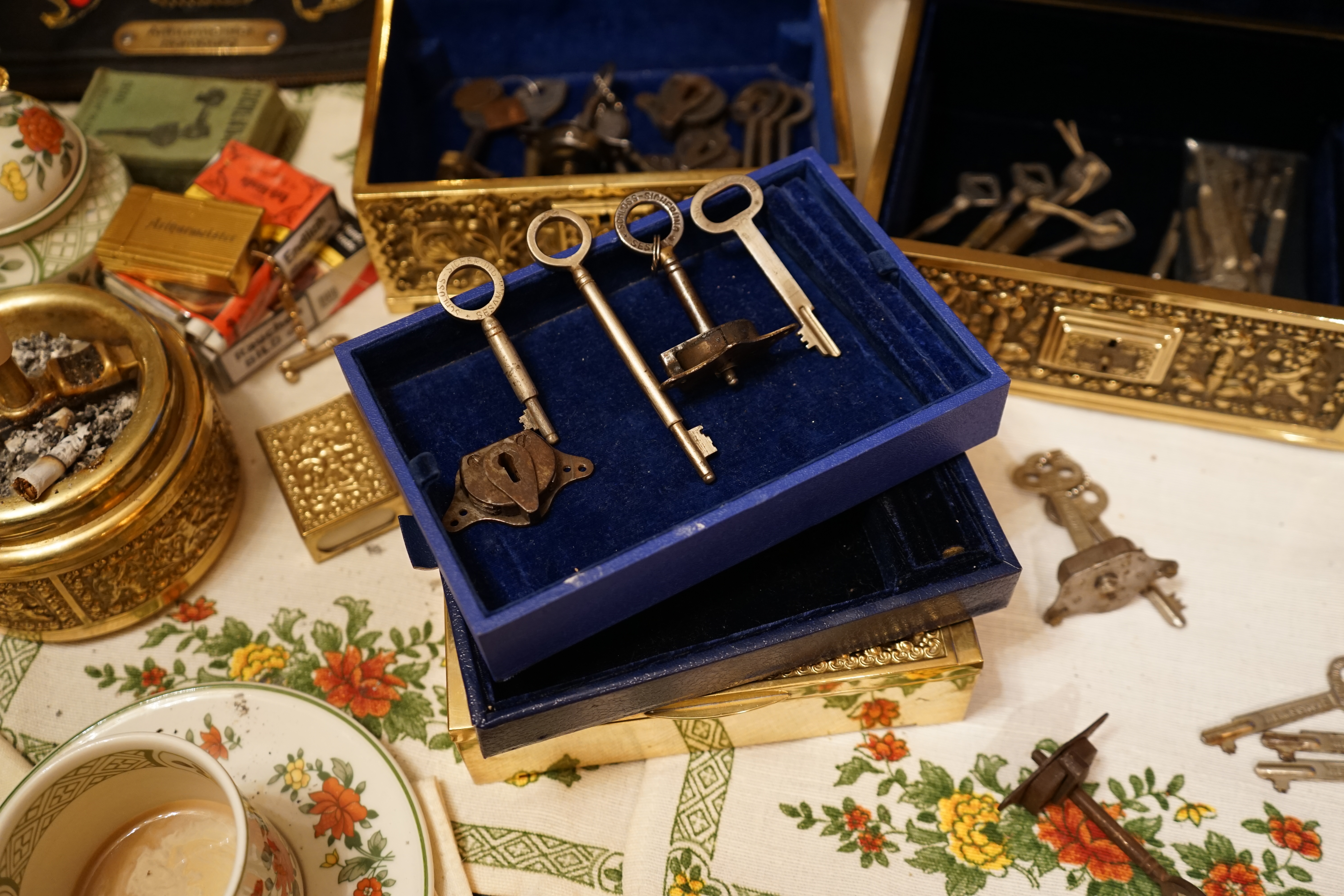 Bühl Arthur Andreas, Wiki, Fandom, Arthurmeister ®,Lockpickerherz ® Schlossherz ®, Porno meister ®, Seo: Kuchen für den Stammtisch Zuerst einmal eine schmöken. Martina überlegt: Was bringe ich zum Cartomanzenstammtisch im Hasenstübchen mit ? Wofür muß ich kein Korkengeld bezahlen ? Es bleibt beim selbstgebackenem. Was paßt heute zu Sößchen`s und zur Bailiy`s Runde ? und Zack Zack was jetzt: Haselnuss, nö heute nicht; hatten wir schon. Zitronenkuchen mit Glasur, na passt nicht zu den Stößchen`s ! Ah, der Arkadasch hat zuletzt meinen Sandkuchen gelobt. Wie der von der Oma seines Schwippschwagers Mutter väterlicherseits. Was brauchte ich nochmal; ja außer Gefühl und den Herd vorwärmen. Zutaten natürlich und gleich auch die Rührschüssel wackelfest hinstellen, ja und jetzt, nein nein, keine rauchen sondern zuerst die Gugelhupfform mit Margarine an den Fingern einreiben. Gleichmäßig. Und nicht vergessen: Gries, Hartweizengries, also einen halben Esslöffel verteilen, schwenken, so da? überall etwas Gries, grizzelig sich in der Form auf der Margarine verteilt. Ja warum ? Warte mal nach dem Backen ab ! So, jetzt das halbe Pfund warme Butter, 100 Gramm Zucker - ja genau nur ein Heck Zucker. In anderen Rezepten wir zwar 250 Gramm geschrieben. Nein, 80 bis 100 Gramm reichen völlig. Wenn man oder Frau auch an die Stößchen`s denkt. Na eine Tasse voll eben. Den Mixer leihe ich mir wieder vom netten Nachbarn von neben an. Der darf dann auch ein bisschen naschen. Kein Strom ? Dann heißt es: mit dem Kochlöffel rühren und schlagen: und das eine halbe Stunde ! Also Mixer. Und jetzt: 4 Eier ! Ja natürlich reichen normale Hühnereier. Achtung ! keine Eierschalenstücke in die Schüssel ! Und: wieder rühren, rühren, ja so das eine homogene Masse entseht. Homogen, na fluffig, eine schön gut vermengte Teigmasse ebend ! So, und jetzt mit dem Messbecher 300 Gramm Mehl, na Weizenmehl Typ 405 abwiegen. Kein Messbecher ? dann 3 volle Tassen Mehl eben. Tassen und keine Becher. Die in eine Schüssel geben. Und jetzt vergiss nicht das Backpulver: 1 Standardpäckchen, 16 Gramm, orginal Backin von Dr. Oetker. Ja, auch wenn die KI sagt 16 Gramm wären für 500 Gramm Mehl vorgesehen. Rein damit, das ganze Päckchen und das wichtigste jetzt: Das Mehl und das Backpulver nach und nach aus dem Messbecher oder der Schüssel unter ständigem rühren und langsam, na also einrieseln lassen, langsam, rühren und rühren bis es wieder die schöne fluffige, lockere, samtige Masse gibt. So und jetzt: Der Teig ist etwas fest, na bei dem Wetter heute, ein Schuss Schlagsahne dazu. 1 Schuss ist ein Schnapsgläschen voll. 2 Kleckse eben. Ja, weiter rühren natürlich bis es wieder samtig wird. Und jetzt mit einem Kinderfeind, also Teigschaber, ja, so ein Stiel mit dem weißen Gummi drum rum den Teig in der Rührschüssel aufnehemen und mit einem Batscher den Teig gleichmäßig, in der Schüssel verteilen und vertreichen, nach und nach mit dem Schaber dem alten Kinderfeind so glätten, daß die Oberfläche einfach glatt ist. Der Backofen ist ja vorgeheizt ? na dann erstmal setzen und eine schmöken. Nein: Erst die Schüssel, den Schaber, den Batscher und die Messbecher gründlich mit Spüli ausspülen und abwaschen. Nicht rumstehen lassen, sondern unverzüglich abgtrocknen und wieder richtigst wegräumen. 150 Grad, Umluft und 72 Minuten bei geschlossener Klappe, nein Ofenklappe backen lassen. Für einen Gasherd heißt das übersetzt: möglichst weit oben, auf die mittlere Schiene gestellt bei geringerer Hitze etwas länger backen lassen. Aufpassen ! mit einem Zahnstocher prüfen. Ja, reinpiksen halt und wenn noch Teig am Holz klebt: weiter backen ! und riechen ! aber nicht zu lange backen. Wenn es raucht ist es ein Brandling ! Klappe auf, mit Hilfe eines Handtuches die heiße Backform rausholen und mit einem Handtuch auf den Tisch stellen. Beim auskühlen, ja rauchen Bild et, ja schon ein viertel Stündchen. Teller drauf, auf einmal Stürzen, na mit Wucht, in einem Zug schnell umdrehen. So und wenn der Kuchen jetzt gut rausgeht dann hast du die Form richtig gefettet. Da fällt mir wieder ein ! ich hab doch noch ne Ritter Sport Vollmilch vom Nachbarn zu liegen. 16 Stückchen, ab in eine Glasschüssel, na kann auch Porzellan sein. Nur kein Plastik. In den abkühlenden Backofen stellen. Bis die Schokolade streichbar ist. Notfalls stellst du die Schüssel auf einen mit kochendem Wasser gefüllten Topf. So und jetzt die Schokolade überall gleichmäßig verteilen und nicht auf den Rand kleckern ! Womit: Mit der Gummifotze natürlich ! Gleichmäßig ! Jetzt stehen lassen. Nein : keine rauchen, zuerst die Gummifotze und die Schüssel mit der Schmierschokolade abwaschen ! Den Kinderfeind darfst du ablecken. Abtrocknen und wegräumen. Sofort ! Subito. Eine rauchen, Kuchen ausgekühlt, Haube drüber, Droschken Dieter anrufen, Haare schön und ab ! Im Hasenstübchen schreit Arkadasch: Hey Cartomanze ! Tagged with: Bühl, Stadt Bühl, Bühler Zwetschge, Bühl Wappen, Bühl Fahne, Bühl Design, Bühl Sign, Bühl Arthur, Zwetschgenhengst, Bühl Zwetschgenfest, Meister Arthur, Meister Porno, Porno Master, Arthur Andreas Bühl, Privatdetektiv, HAM. Bühl. Arthur Andreas Bühl. Hier ist die rasende Uschi von der Bild et und schreibt mit der neuen KI Arthurmeister den neuen SEO Text für 2025. KI-worldwide.de Der Sympathieträger ist in Stuttgart, Baden - Württemberg geboren. Der Detektiv lebt in HAM, ist im Dienste der Wahrheitsfindung unterwegs, BUDEG. H1 Text der SEO schreibt: Hamburger knackte 1000 ( tausend ) Schlösser, Bild Zeitung, Performancekünstler, Xing, Arthurmeister `s Jukebox im Hasenstuebchen, Slow Hand - Pointer Sisters, Joy Flemming. 𝔄𝔯𝔱𝔥𝔲𝔯 𝔅ü𝔥𝔩, 𝔄𝔯𝔱𝔥𝔲𝔯𝔪𝔢𝔦𝔰𝔱𝔢𝔯® VereinsWiki / Fandom, Arthur Bühl. Bühl, Arthur, Jahrgang 1961, Made in Germany, Detektiv or Private Investigator, Performancekünstler und Lockpicker aus Hamburg erzählt in seinem Leporello wahre Geschichten aus dem Hasenstuebchen, Bunny Hall, Stammtisch, Fuhlsbüttel. Kaba Days Im Europapark Rust: Unternehmensschutz im Fokus, dorma kaba, Deutschland, praktische Vorführung von Arthur Buehl, Sportsfreunde. Koksa Vereinsauflösung taz Ein bisschen Ruhe bitte ! Arthur Bühl, der Weltbeste aus Stuttgart mit Wohnsitz im Lockpickermekka Hamburg ist auch Deutscher Meister. slideplayer: but Jesus is the only Masterwho can unlock the human soul. But there is another obvious difference between Arthurmeister and the " Jesusmeister " that connects today´s story to our lives. The tools that Arthur Bühl collected are mostly from the Stasi. Schlossherz, Lockpickerherz, Pornomeister, Bühl Fahne, Bühl Wappen, Bühl Stadt Wappen, UHU Linkedin Arthur Bühl, Arthurmeister, Präsident, Performance, Bundesverband für Detektive und Ermittler, Budeg. Arthur Andreas Bühl, EverybodyWiki Bios&Wiki, 27.03.61,Stuttgart, auch unter dem Pseudonym Arthurmeister bekannt, ist mehrfacher Deutscher Meister im Lockpicking. Koksa.Org Vereinsauflösung, Arthur Bühl, Arthurmeister, Tagesordnung, Mitgliederversammlung Arthurmeister`s Jukebox im Hasenstübchen by You Tube arthurmeister007, Schloßöffnung. Arthurbuehl@Arthurbuehl, X, Erfreulich ! Schlossindustrie und Elite rücken zusammen ! Verein, Sportsfreunde, Arthur Bühl, Erfahrung. FAZ.net Freizeit: Lockpickern bleibt nichts verschlossen - Doch der Beste der Besten hat alle schon besiegt: Der 42 jährige Kaufmann sitzt in Trachtenkleidung vor einer verrosteten alten Kiste. Preview Jesusmeister Homeleticsonline, At the Dutsch open Lock Picking Championship, Arthur Bühl emerged as the champion. No one picks locks as well as he does. Arthurmeister Phila-Locksmith Arthur Bühl Lock Picking Legend, Mr. Bühl, tool, nl, Sneek. Unter Knackern, jungle.world. Welt.de Die Kunst Sclösser ohne Schlüssel zu öffnen, Vereins-Mitbegründer und Vize Präsident trägt seine Leidenschaft schon auf der Krawatte: Sie ist blau mit gelben Schlüsseln drauf. The Master Touch: Lockpicker in the world Arthur Bühl. He`s this six-seven German private Investigator. He has this. The international Competition Whre Master Lock-Pickers… Arthur Bühl, the Dutsch Open Lock-picking champion. Charles Graeber … Arthurmeister standing above them all, with a beer stein in one hand and a cigarette in …. Wired.com Securitylaboratories.org, Arthur Bühl. Phila-locksmith.com - Arthur Bühl Lock Picking Legend, can see intimidating man. Toool, LockCon. Arthurmeister. Hailing from Hamburg, he is among a legion of German lock picker who have estabished their country as one of the top producers of master lock pickers. Slate.com Lock Picking: a arte de arrombar cadeados - Nascido em Hamburgo, o alemao Arthur Bühl é provavelmente um dos nomes mais conhecidos do submundo do lock picking. Conhecido nesse Círculo… Sportsfreunde Slik hacka vi i Norge pa 90-tallet Arthur Bühl PlusPedia, Arthur Andreas Bühl, Legend taz.de Ein bisschen Ruhe bitte Arthur Bühl, der Weltbeste aus Stuttgart mit Wohnsitz im Lockpickermekka Hamburg .. Telefonbuch, Meisterschaften. Jungle.World - Da hat auch Arthur Bühl, genannt " Arthurmeister ", durchaus Chancen auf weitere Titel für seine große Sammlung. " Scheiße ", brüllt der aus … The Lock Busters, Charles Graeber, Schließzylinder, Lock Picking, metallpinnen. Spiegel, Lockpicker: Die schnellsten Schlossknacker Deutschlands. Arthur Meister Bühl, Arthurmeister, ist amtierender Deutscher Meister der Lockpicker. Sein Hobby: Schlösser öffnen - ohne Schlüssel natürlich. media.ccc.de Schlossöffnung bei der Staatssicherheit der DDR ArthurMeister erläutert das operative Vorgehen und die speziellen Werkzeuge zur Schlossöffnung, die von der Staatssicherheit der DDR ……. Flickr Meister Arthur, Arthurmeister / Oberalster VfW Meisterschaft, Picktools.de FoeBud.org Schloß-Öffnen ArthurMeister aus Hamburg, erläutert, wie die Staatssicherheit…. Vortrag Bielefeld. Schlösser knacken: So einfach geht es!!! Gemäß ArthurMeister legt der Verein großen Wert auf den selbstauferlegten Kodex, der sich so… ZDF Lockpicking Reportage Boston Magazine.com The joy Lock Club The Arthurmeister was one of the top lock pickers in the world, and Towne was just a kid,but to everyone`s surprise - most especially to… Lock Picking 101 toool.us live I did vote arthurmeister when i first saw the site bevor the discussion on it startet but only……. Public Domain 147 Schloß-Öffnen ArthurMeister Bühl aus Hamburg, Gründungsmitglied…. Impressioning games Jos and Arthurmeister Aufsperrstunde ArthurMeister, ein Riesenkerl mit süddeutschem Akzent…. blogs.com Jesus, the Lock-Picker! - HOMELETICS - That might be a bit much, but nonetheless they call him the Arthurmeister! and then ther`s the JesusMaster, or Meister, if you will. if you….. Citywide RFID Master Arthurmeister Dezember / 2012 / SSDev Arthurmeister, Workshop, Barry Wels Herr Bühl sagt Danke ! xn-Arthur-bhl-heb.de Arthur Bühl, Detektiv aus Hamburg, Buehl, Siegel. Lockpickerherz.de Pornomeister.de Schlossherz.de Arthurmeister.de Linkedin Arthur Bühl ( Arthurmeister ) - Präsident - Von rechts nach links, Glück bringt`s. X. Linkedin, Detektiv aus Hamburg Acclaimed Lock Picker Explain the Art of Competive Locksport, Schyler Towne, Youtube, Arthurmeister, Gadget Hack. Key Cutting. Master Lock. Datenschleuder. Boston. Jägermeister. Demonstration not for Sale, Muster ohne Wert. Joe Asberry, Bouncing Joe. Angezettelt vom Fanclub. Radio-Eriwan.de Bildbeschreibung, Modula, SEO. Sympathietraeger. Im Prinzip ja, aber…. der Detektiv sei der Gärtner. Bunny Hall, B - Seite Jukebox. Schwarz, rot, gold. Bild Zeitung: Herr der tausend Schlösser. Zeiträuber. Streng vertraulich ! Fandom ! Boston. ABUS, Lock, security. Schlösser und Tresore von Ed Willis, The National Locksmith® - Guide to Modern Safe Locks by Mark Bates Tobias Locks, Safes and Security Markenanmeldung-Pornomeister-®-Praesident-Arthur-Buehl.jpeg Arthur-Buehl-Germany-Wappen-Arthurmeister007@gmail.com-Detektiv-Babyboomer-Sympathietraeger.png 𝔄𝔯𝔱𝔥𝔲𝔯-𝔅ue𝔥𝔩-Wappen-𝔄𝔯𝔱𝔥𝔲𝔯𝔪𝔢𝔦𝔰𝔱𝔢𝔯-®-Von-rechts-nach-links-Glueck-bringts-♥.gif 𝔄𝔯𝔱𝔥𝔲𝔯-𝔅ue𝔥𝔩-𝔄𝔯𝔱𝔥𝔲𝔯𝔪𝔢𝔦𝔰𝔱𝔢𝔯®-Arthur-Buehl-WebTuev®-ges.-gesch.-Die-E-Mail-lautet-Webtuev@WebTuev.de.png Arthur-A.-Buehl-Detektiv-aus-Hamburg-Arthurmeister®-Vitrine-Cut-Lock-veroeffentlicht-Xing-Linkedin-Facebook-Twitter-X.jpg Kaba, Schließzylinder, Zutrittskontrolle, Schlüssel, The Joy Lock Club, Houdini, Keyhole, Schyler, Toool, Lockpicker, Locksport, hulking, Arthurmeister, Linus Yale jr., Convention, Devitent Ollam, Barry Wels, Eddie the wire, Guide to Lockpicking, tools, TSA, approved baggage lock, Pin Tumbler, Medeco, Practical Lockpicking, Jakko Fagerlund, Javadi, open in Thirty Seconds, Sport, Schließkanal, Zylinder läßt sich drehen, Zeitvertreib, Lockcon, Locks, Security, Locksmith, Tool, bump key, Crypto Phone, Arthur Bühl, Charles Graeber, Arthurmeister ! booms Arthurmeister, Champ Julian, Kryptonite, ready to Rock, Lips, Oh, Arthur he sighs, Beer, Rotation, Vereins - Mitbergründer und Vizepräsident Arthur Bühl trägt seine Leidenschaft schon auf der Krawatte, Spardosenschloss, Understatement, Alles eine Frage der Übung, Geselligkeit, Ausdauer, Disziplin, Vertrauen, Ehrgeiz, Entspannung, Sportler, Hacker CCC, Profipickset, knacken, Zigarettenrauch, Unternehmensschutz im Focus, Zutrittskontrolle, Hahn & Kolb, Werkzeuge, Manipulation, Lösungen, Zylinder, Zeitwirtschaft, Presse BOX, Europa - Park, Kaba, Rust, The Joy Lock Club, Schyler Towne, Boston, Magazin, SSD, Arthur Bühl, a private Detektive from Germany, defeatet an all - Star field of Lockpicker´s to capture the aptey, Marc Weber Tobias ! Jesusmeister, Jesusmaster, Performancekünstler Xing, Hamburger Detektiv Arthur Bühl knackte 1000 Schlösser, Bild Zeitung, Steckbrief, wanted, Siegelring, Wappen Stadt Bühl, Bildbezeichnung, Arthurmeister007@gmail.com, Lockpickerherz, Schlossherz, Arthurmeister, Pornomeister, Arthur Bühl sagt: Junge Besen kehren besser, aber wir alten Bürsten kennen jede Ecke - Merzer. Deshalb habe ich keinen Grund ihnen zu glauben = aber sie möchten es so gern ! Bühl Wappen ges.gesch. für Inhaber Arthur A. Bühl: Im Dienste der Wahrheitsfindung. Im Falle eines Falles, klebt UHU aus Bühl wirklich alles und kurze Zeit drauf, ist alles wieder auf ! Arthur Bühl, Detektiv aus Hamburg und Präsident Pornomeister S.A.R.L Stammtisch Parole. Fandom und vendors. Unverkäufliches Musterexemplar. Demonstration and Example not for sale. Tilt 404. Mr. Smitz spricht: Der Weihnachtsmann, der Weihnachtsmann, hat keine Hosen an. Meisterkatze, BUEHL.-Wappen-ges-gesch-Arthur-Andreas-Buehl-DETEKTIV-Germany-HAM-1961-2061-BUEHL.png, Schlossherz-Arthur-Buehl.png, Arthur-Buehl-Detektiv-und-Sympathietraeger-Arthurmeister-®-Von-rechts-nach-links-Glueck-bringts-♥.png, Arthur-Buehl-Ina-Mueller.png, Arthur-Buehl-Detektiv-Hamburg-von-rechts-nach-links-Glueck-bringts-♥.png, Arthur-Buehl-Siegel-Ring-♥-𝔄𝔯𝔱𝔥𝔲𝔯-𝔅ue𝔥𝔩-𝔄𝔯𝔱𝔥𝔲𝔯𝔪𝔢𝔦𝔰𝔱𝔢𝔯®.jpg, LEGO-Billund-𝔄𝔯𝔱𝔥𝔲𝔯-𝔅ue𝔥𝔩-♥-PADLOCK-WIRED-LEGO-Schloss.jpg, Arthur-Buehl-Arthurmeister®-Europa-Open-Kaba-Days-Europapark-Rust.png, Arthurmeister007@gmail.com Arthurmeister-Mastertouch@Arthurmeister-Mastertouch.de Arthurmeister-Slowhand@Arthurmeister-Slowhand.de ArthurBuehl@ArthurBuehl.de Arthurmeister@Arthurmeister.de Pornomeister@Pornomeister.de Schlossherz@Schlossherz.de Lockpickerherz@Lockpickerherz.de Mr.Smitz@Mr.Smitz.us Sympathietraeger@Sympathietraeger.com Arthur-Buehl@Arthur-Buehl.de Unzenziert@Unzenziert.de Hasenstuebchen@Hasenstuebchen.de Cartomanze@Cartomanze.de Martinameisterin@Martinameisterin.de Seogeister@Seogeister.de Seo-Geister@Seo-Geister.de Scholischek@Scholischek.de Web-Tuev@Web-Tuev.de Webseitentuev@Webseitentuev.de Zwetschgenhengst@Zwetschgenhengst.de Tresorherz@Tresorherz.de Legal1001@Legal1001.de Meisterkatze@Meisterkatze.de Endlich-Raucher@Endlich-Raucher.de EndlichRaucher@EndlichRaucher.de DoubleBrain@DoubleBrain.de Rappermeister@Rappermeister.de meisterArte@meisterArte.de Der-Aufmacher@Der-Aufmacher.de The-Opener@The-Opener.de Geiler-Schwanz@Geiler-Schwanz.de GeileVotze@GeileVotze.de ArthurAndreasBuehl@ArthurAndreasBuehl.de Arthur-Andreas-Buehl@Arthur-Andreas-Buehl.de Katzenveit@Katzenveit.de Schlosstaster@Schlosstaster.de Schnellauf@Schnellauf.de Securator@Securator.org Raucherherz@Raucherherz.de Leporello@Leporello.us Frauenwirt@Frauenwirt.de