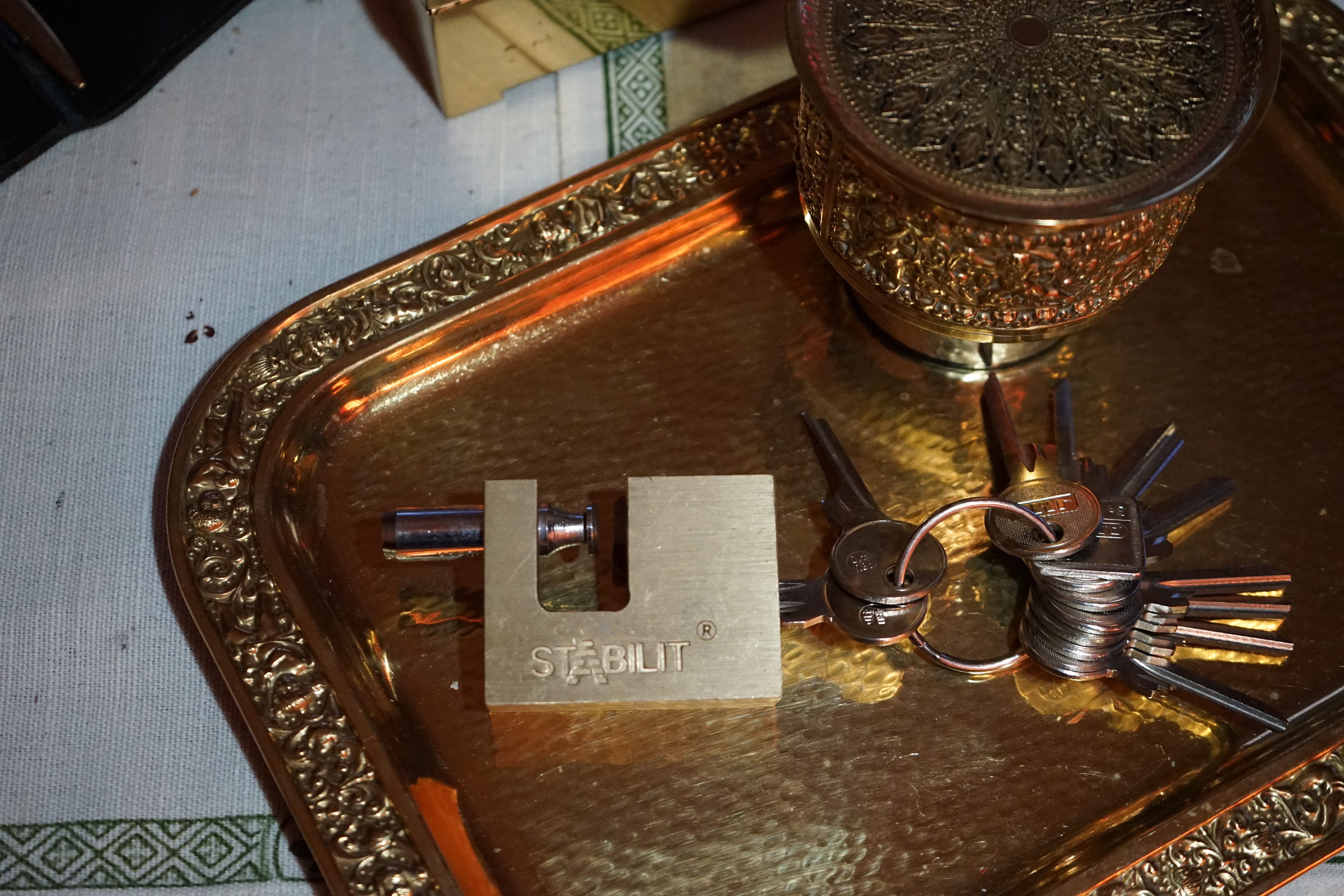 Arthur Andreas Bühl, Arthurmeister ®,Lockpickerherz ® Schlossherz ®, Pornomeister ®, neuer SEO Text für 2025 12.00 Mittags im Hasenstübchen. Basketball Bouncing Joe Asberry schreit: Prost ! Die Glocke kingelt ! In Arthurmeister`s Jukebox im Hasenstübchen spielt: Slow Hand von den Pointer Sisters. Ferrari Rudi sitzt am Tresen. Anstatt Helbing trinkt er heute Underberg. Pelle und Heike I machen Stößchen. Justamente klingelt das Telefonino. Der Hannenberger lacht zu Bouncing Joe Asberry: Ich wette mit Dir: Da ruft unser Freund Mr. Smitz vom Playboy an. Arthurmeister geh endlich ran. Die Glocke klingelt. Yes Mr. Smitz, yes, yes Mr. Smitz. Yes great, you know. Yes, yes we have a Party. Yes, yes. Ja: Angela Merkel, die kennen wir. You know: " Bundeskanzlerin ". Giovanni ruft: Bella Donna: Signora Merkel is the CEO of the world. Yes, Yes Mr. Smitz, i will look about her Memoiren. Oh Mr. Smitz ? Her Biographie with her Signature ? OH, Mr. Smitz mit Widmung ? Das wird nicht einfach ! no easy, you know ! Da muß die Glocke aber ein ganzes Wochenende läuten. Prost. Helbing. Yes Mr. Smitz, hands on the heard, you know, difficult ! Arkadasch !!! Smitz U.S.A. braucht die Memoiren von Angela Merkel signiert mit dem Text: Für Mr. Smitz from the Playboy ! Also pass auf: Dein Schwippschwager ist doch Aufsteller bei der Messe. Ja, Buchmesse. Dort hält die Merkel eine Autogrammstunde. Der soll sich dort anstellen mit seinen Kumpani. Ja, der Smitz läßt hier die Glocke läuten. Das gesamte Wochenende. Hannenberger gibt das Passwort: Freibier, Freibier ! Die Glocke läutet jetzt: Helbing ! In Arthurmeister`s Jukebox spielt: The Tramps - Disco Inferno - Orginal Longversion Tony Mendes ! Basketball Bouncing Joe swingt mit dem Kopf mit. Jetzt meint Arkadasch: Oh meine Kumpani trauen sich nicht zu Dr. Angela Merkel. Die haben Angst vor Ihr. Kein Autogramm heißt kein Freibier. Droschkendieter !! Du fährst jetzt zur Buchhandlung, holst drei Biographien von der ollen Merkel, fährst weiter zum Kujau ! Ja, der hat dem Heinemann vom Stern, Hamburg, gefälschte Tagebücher verkauft. Der soll dir in ein Exemplar die Unterschrift der Merkel und die Widmung reinmalen. Sag ihm viele Grüße vom Arthurmeister und Parole Freibier, Freibier ! Dann malt der es dir sofort. Der kann das freudigst. Und sag ihm, das sei für Smitz, Amerika. Aber diesmal soll er keine rosa Tinte verwenden. Dann kommst du wieder her und wir alle unterschreiben das zweite, dann fährst du geschwind rüber nach Fuhlsbüttel, drängelst dich am Luftfrachtschalter vor, läßt die Bücher verpacken und paßt auch auf, das die auch tatsächlich im nächsten Flieger in die U.S.A. reisen. Dann hat er die Bücher, quasi wenn der Flieger landet. Sag denen: Parole: Freibier, Freibier ! Arthur und wozu das dritte Buch ? Du Depp, wenn beim unterschreiben vom zweiten Buch einer draufkotzt oder ein Brandloch reinmacht dann haben wir Ersatz ! Und diesen legen wir dann hinter den Tresen ins Regal und tuen so als hätten wir es gelesen. Es reicht das wir Frau Bundeskanzlerin mit guten, besoffenen, nicht ausgeklügelten, dummen, peinlichen Ratschlägen beraten haben ! Punkt. In Arthurmeister´s Jukebox spielt: Lady von Kenny Rogers. Sir Waschi hat gleich CHARLIE RICH - The most Beautifull Girl in The World, gedrückt. Die Stimmung ist gut. In der Jukebox spielt mittlerweile Aloe Blanc - I need a Dollar. Die Stimmung ist fantastisch ! Jetzt steigert sich die Stimmnung noch als der Nachläufer Roberto Blanco - Caramba, Caracho ein Whiskey, Carambo Caracho ein Gin, verflucht Sacrcameto Dolores und alles ist wieder hin ! In Rio de Janeiro… drückt. Der Noagerlzutzler drückt Roberto Blanco - Der Puppenspieler von Mexico und räumt Gläser ab. Hannenberger reicht schon einmal den Himmelsschlüssel ! Schwerti fragt: Mastertouch und wenn der Dir auf die Schliche kommt ? Du Depp, was glaubst du wenn der erfährt, daß er einen orginalen Kujau, dem Tagebuchfälscher hat, dann läuft der durch Beverly Hills und gibt damit bei jedem an, als sei er The Greatest. Und Du weißt: Die Schriftsachverständigen vom Stern oder von der Bild et und der Heinemann brauchten Monate bis sie diesen Betrug mit dem Verkauf der Tagebücher erkannt haben. In Arthurmeister`s Jukebox spielt: Calvin Harris & Sam Smith: Promises ! und es wird mitgesungen. Das Droschkendieter dann doch nur beim Papierfuzzy im Copy Shop neben an war ? weil der Kujau besoffen war ? Quatsch, kalter Kaffee, der Smitz verhöckert das Buch an Rockefeller. Was glaubst du, warum die Parole Freibier Freibier lautet ? Wir sind hier nicht bei der Wohlfahrt. Ferrari Rudi macht Ralala: Sonntag ist Formel I in Indianapolis. Denkt dran: High Noon ist dann morgens 07.00 Uhr. Die Glocke läutet ununterbrochen. Freibier, Freibier, Freibier, Parole Freibier. Let Michael pass for the Championship ! Das gesamte Hasenstübchen tanzt und platzt aus allen Nähten. In der Jukebox spielt James Last und Orchester: T.S.O.P The Top Sound of Philadelphia ! Prost, Prosit und Stößchen ! Der Hannenberger sieht zufrieden aus. Taged with: Bühler Zwetschge, Bühl Wappen, Zwetschgenhengst, Zwetschgenfest, Meister, Arthur Andreas Bühl, Privatdetektiv, Arthurmeister007@gmail.com