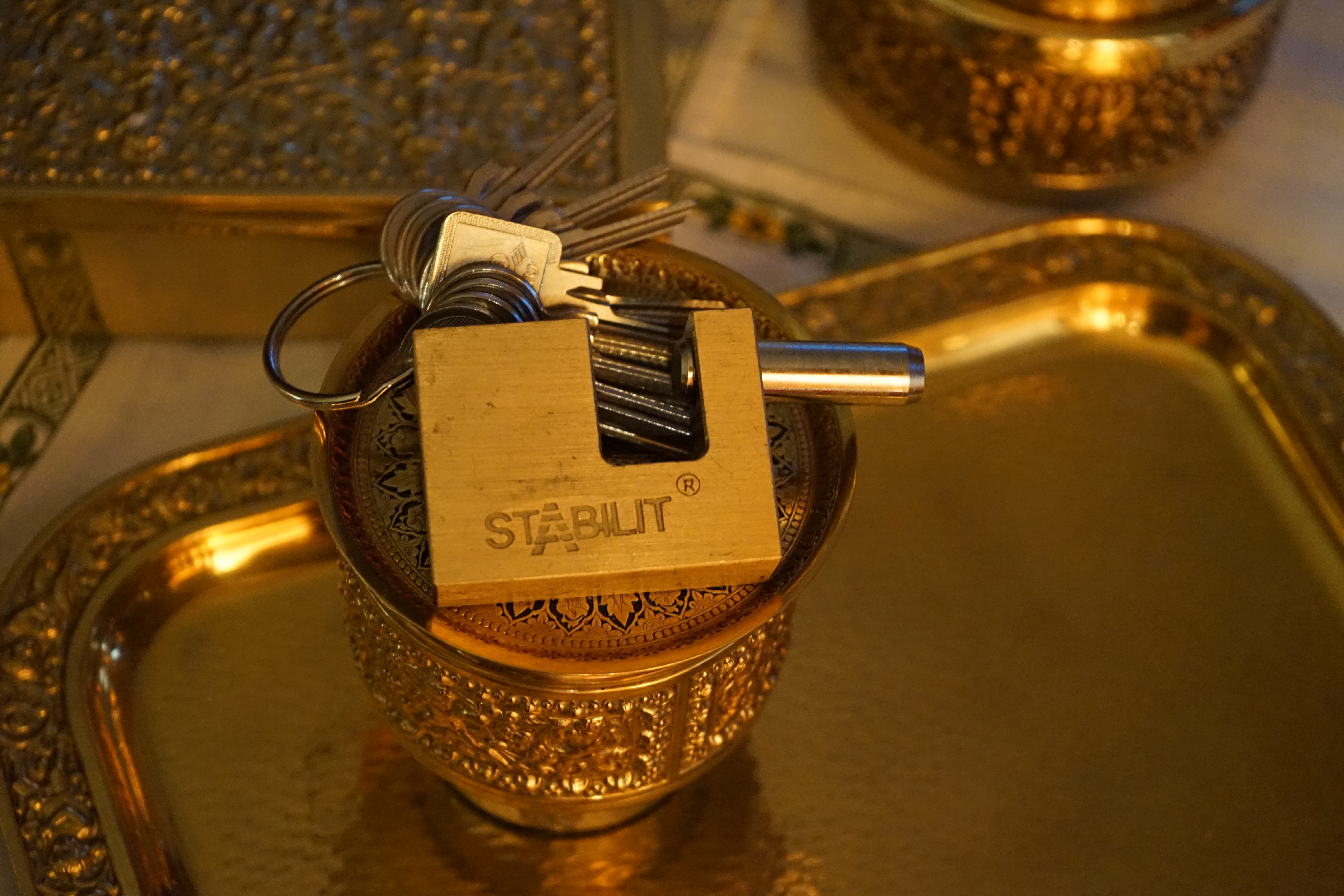 𝔄𝔯𝔱𝔥𝔲𝔯 𝔅ü𝔥𝔩, 𝔄𝔯𝔱𝔥𝔲𝔯𝔪𝔢𝔦𝔰𝔱𝔢𝔯 ® JOE ASBERRY Hey Joe " Asberry ", ruft F 1 Rudi vom Tresen, Prost und Stößchen ruft Heike III zum Stammtisch. Die Jukebox spielt in voller Lautstärke Mr. Bojangles. Arthurmeister, der Sympathieträger hat bay the way mit einem ABUS Padlock Joe`s Michael Air Jordan`s Basketball bag gesichert ! Auch der Michael Jordan mußte hier im Hasenstübchen das Basketball bouncing Verbot akzeptieren. Formel 1 Rudi schreit: Bouncing darf und kann hier nur ein Michael Schumacher. Die Cartomanze meint, ein Ralf Schumacher auch ! Prost Weizen, Stößchen, Käppchen, ASBERRY !!! Die Jukebox by Youtube spielt " Slow Hand ". Joe, du rascal belehre uns nicht schon wieder. Wir sind hier in der Rabbit Hall and smoking is good for your drunken head. Prosit, Cheer`s, Salute, Gin Gin, altüst, sante` und Viva ! Hoch die Tassen ! Am Tresen läutet die Glocke. Der Rotamint der blinkt. Drei Tage war der JOE krank, jetzt trinkt und raucht er wieder. Gott sei Dank ! Verschlagwortet mit: Arthur Bühl, Detektiv, the dutch open Lockpicking Champion ! From WIRED. ÖFFNUNG OHNE SCHLÜSSEL, Linkedin Joe Asberry, NBA, Twitter X. Basket Ball Bouncing Verbot, Arthurmeister, Raucher, Roth - Händle, Stadt Lahr - Bühl, Schwarzwald, Black Forest, Rötkäppchen you know Mr. Smitz, Sorte Schwäbischerhengst de is großfruchtig und süss wie UHU. Buhl er Zwetschge. No, only woman has Pflaumen ♥ Wappen Arthur Andreas Bühl, Flagge ! Wilhelm Busch ♥ 𝔄𝔯𝔱𝔥𝔲𝔯 𝔅ü𝔥𝔩, 𝔄𝔯𝔱𝔥𝔲𝔯𝔪𝔢𝔦𝔰𝔱𝔢𝔯 ® High Noon, elevener Clock, Hasenstübchen, HAM. In der Jukebox spielt: Pointer Sisters - Slow Hand, und der Tresen grölt, Arthurmeister with the Mastertouch. A Lover whit the Easy Touch ! Nochmals " Asberry " ! Hier herrscht Basketball Bouncing Verbot ! Wir sind hier nicht bei der NBA und du wirfst keinen Korb ! Du triffst den Korb ja nicht einmal. Am Tresen läutet die Glocke: Helbing und Stößchen ! Hey Pony ! Heike V drückt in Arthurmeister`s Jukebox: Die Affen rasen durch den Wald. Arthurmeister ruft: Parole Emil. Formula One Rudi grölt: Bouncing Verbot ! Asberry hat Bouncing Verbot ! Weizen ! Joe fragt Arthurmeister: Arthur my Friend, i need for my Basketball Friens from the NBA a instruction of Lockpicking. Arthur lacht: only wenn Michael Air Jordan und Michael Schuhmacher mitmachen. Pelle schreit vom Tresen: Schuhmacher ist ein Kannister Kopf. Pino kann ihn gerade noch daran hindern Marmor Stein und Eisen bricht zu drücken. Joe wünscht sich: Teddy Pendergrass - Turn Off the Lights… Ja Joe, es ist möglich eine solche Schulung auszurichten. Hierzu muß ich bei der Firma Amazon Lockpicking Set`s und Lockpicking Zubehör wie weitere Hook`s, Snakes, Rake`s und Tension Wrenches besorgen. Vorführmaterialien wie cut away Zylinder und Übungsschlösser habe ich parat. Ich zeige den E - Pick, und führe dir die Pick - Gun vor. 1 Schuss. Du verstehst. Prost ! Weizen, Stößchen`s, und Helbing für alle. Asberry und Bühl umarmen sich ! Sympathieträger halt ! In der Jukebox spielt: Element of Crime - Mittelpunkt der Welt… See You tomorrow, wir besprechen alles weitere wie: How to pick a Car. Verschlagwortet mit: Arthur Bühl, Arthurmeister® Arthur ♥ Schwäbischer Hengst, Buhl, Zwetschgen Heini, Arthur Bühl Wappen, Fahne, Buehl er Zwetschge, Made in Germany, Born 1961, Sympathieträger, Google Earth, Mittelpunkt der Welt, Pflaumen, Arkadasch, Datschi, ♥ Martinameisterin, Cartomanze, Scholischek, " HIGH NOON ! ", ♥ Vokuhila ♥ Parole Emil ! 𝔄𝔯𝔱𝔥𝔲𝔯 𝔅ü𝔥𝔩, 𝔄𝔯𝔱𝔥𝔲𝔯𝔪𝔢𝔦𝔰𝔱𝔢𝔯 ® Next Day: High Noon at 11 fer Clock: Joe Asberry der alte NBA Bouncer betritt das Hasenstübchen, ( HAM ) his Rabbit Hall ! In Arthurmeister`s Jukebox spielt: Nein nicht Hey Joe, sondern Aloe Blacc - I Need a Dollar ! Arthur Bühl spricht: gerade habe ich mit Mr. Smitz telefoniert. Joe: Smith ist ein Sammelbegriff wie Meier. Mr. Smitz you know, he is the CEO of the Magazin Playboy - Beverly Hills. Ja und der ist mein Freund. Den kenne ich über die BILD et. We have a Telefon call. Der Mr. Smitz hat dann den Mr. Jeff Bezon, ja du weißt schon, den vom Amazon Lieferservice angerufen. Er hat ihm erklärt daß ich mit dem NBA Bouncer Joe Asberry in Sachen Lockpicking einen Workshop machen möchte. Die Glocke läutet: Weizen, Helbing und Pony`s ! F 1 Rudi schreit am Tresen: Joe, laß dir lieber erklären wie du Scott Speed das laufen beibringst. Am Tresen wird es lauter: Minardi, Minardi, wir gewinnen nie ! Scott Speed, der Name geht im Gelächter unter. Pelle schreit: der Schuhmacher ist ein Kanister Kopf. Arthurmeister meint: let Michael pass for the Champions Chip ! Arthurmeister`s Jukebox spielt exclusive für Joe: Sammy Davis jr. - Mr. Bojangles ! Also Joe, der Smitz hat beim Bezos von Amazon angerufen, wir wollen einen Lockpicking Practical Kurs meistern. Der Bezos ist dann ins Amazon Head Quarter gefahren. Nein, nicht im Uber. F 1 Rudi schreit: Der Bezos fährt Ferrari. Scholischek meint: Maybach ! Also Joe, der schaut jetzt im Amazon Lager wie viele Lockpicking Tools und Jigglers er hat. Auch Pickset`s. Er sieht auch nach wie viele HPC, 2000 er Hook`s er hat. Lockpicker Beginner Sets von Majestic und Starter Sets von Mr. Peterson sagt er, hat er Massenweise auf Lager. Arkadasch sagt, sein Schwippschwager vom Neff Cousin und dessen Freund in Berlin - Kreuzberg könnten auch solche Pick Werkzeuge und Spanner herstellen. Die haben genug Schwarz Arbeiter. Die Sympathieträger Bühl und Asberry prosten sich genüsslich zu. Weizen ! Die Cartomanze die alte Kartenlegerin meint sie könne auch spooxe anrufen. Der Noagerlzutzler meint: Ihr Deppen, auf Berlin mußt du jahrelang warten. Heike IV ruft Stößchen ! Der Pino Frank lallt: Die Rautenfotzen bleiben für immer in der zweiten Liga. Joe ich bin mir sicher der hat auch Master bzw. Meister Lock`s. Die sind für eine Testrunde gut. Ja, die Dinger heißen Master Padlock ! OPEN ! Beer ! Nicht zu verwechseln mit Medeco ! Arthur läßt in der Jukebox im Bunny Hall TSOP spielen. The top Sound of Philladelphia ! Prost, Stößchen ! Pelle läutet auch die Glocke: Prost, Stößchen`s, Pony`s ! Dafür darf er auch für einen Heiermann: Heino - Caramba, Caracho ein Whisky drücken. Ja, Joe, aber kein Bouncing ! Der läßt die Sachen via Airforce Seattle to HAM liefern. Du weißt wie schnell Amazon liefert ! Sir Washi meint: Amazon sei so schnell wie Scott Speed. Alle lachen: Wenn er nicht wieder in die Mauer fährt ! Verschlagwortet mit: Arthur Bühl, Arthurmeister® Arthur ♥ Schwäbischer Hengst, Buhl, Zwetschgen Heini, Arthur Bühl, Wappen, FLagger, Buehl er Zwetschge, Made in Germany, Born 1961, Sympathieträger, Google Earth, Mittelpunkt der Welt, Pflaumen, Arkadasch, Datschi, ♥ Martinameisterin, Cartomanze, Scholischek, " HIGH NOON ! ", ♥ Vokuhila ♥ Parole Emil ! ! 𝔄𝔯𝔱𝔥𝔲𝔯 𝔅ü𝔥𝔩, 𝔄𝔯𝔱𝔥𝔲𝔯𝔪𝔢𝔦𝔰𝔱𝔢𝔯 ® 11.30 High Noon im Hasenstübchen. Der Hannenberger hat die Frikadellen fertig. Senf kommt aus dem Glas. In Arthurmeister`s Jukebox spielt: Santana - Fleur da Luna. Am Stammtisch diskutieren Bühl und Asberry über Lockpicking und Präsentationen: Arthurmeister erhält einen Anruf über die 007. OH, Mr. Smitz, nice to hear you from Beverly Hill`s. OH, What ! The Airplane from Jeff Bezos, Amazon is on HAM landed ! YES, Mr. Smitz, nice to hear this Song. Slowly Arthurmeister: There is a little Problem with the Custom. Mr. Smitz ! this is not really a Problem. HAM is four Minutes from the Hasenstübchen away. I will send Taxi - Dieter. He knows there a Hintereingang, a Backdoor, you know ! I call you back. Yes, yes, Außer Regen nicht viel gewesen. Greetings to Mr. Bezos. Tell him thank you for the Support. From Stammtisch too. Arthurmeister`s Jukebox spielt: Rucki - Zucki ! Die Frikadellen vom Hannenberger schmecken jetzt auch ohne Senf. Prost, Stößchen, Weizen, Helbing und für den Noagerlzutzler ein frisches vom Faß. Die Jukebox spielt: Die Five Tops - Warte auf das Glück ! 2 Stößchen später kommt Taxi Dieter zurück in den Bunny Hall ! Oh, OH, der Zoll, eH ! Als die mich gesehen haben war der Fisch geschuppt. Die haben mir beim Einladen geholfen. 5 Pakete a`50 Kilo ! Eine viertel Tonne. Ich durfte auch den Zoll zum Lockpicking Event einladen. Tragen helfen !! Stößchen, Pony, nö, heute Käppchen ! Die Jukebox spielt: Element of Crime - Am Ende denk ich immer nur an dich ! Mr. Smitz ! you are the best ! Greetings to all Smith in the USA. Yes, Yes, Mr. Smitz, Yes. I make greetings to Friede Springer from the BILD et; Ronzheimer too. Yes, Yes, und greetings for Mrs. Quandt. If Bezos will, i can show him on the Lockpicking Demonstration how easy he can pick a BMW whit a Key Blank. Yes, Yes, Mr. Smitz ! 3 Seconds ! OFFEN, OPEN, APERTO ! schreit Giovanni und will Chianti. Bei Fiat und Ferrari Modellen ist es so ähnlich. Bei manchen brauchst du aber ein polito, ja, Nagelfeile. Prost Chianti. Yes Mr. Smitz, die Ring bell`s, Hells Bells, die Glocke klingelt, you know ! We call in time. F 1 Rudi schreit: Hülkenberg ! Giovanni schreit: Giacomo Agostini ! Joe schreit: Scott Speed ! Arthurmeister`s Jukebox spielt: The Pointer Sisters - SLOW HAND, Arthurmeister the lover with the Mastertouch ! Arkadasch bekommt von Bühl Raki ericli Plum, Sorte Schwäbischer Hengst ! Prost Zwetschgenkönigin ! In der Vitrine von Arthur Andreas Bühl, Arthurmeister sind Schlösser, Padlocks, von ABUS, Master, BKS, CES, DOM, EVVA, Assa Abloy, Z Ikon, Kaba, Keso, ASSA, Winkhaus, Wilka, Trelock, Schmelting, Bode Panzer, Ancor Las, Drumm Geminy, Xylock, SEA, Medeco, Mul-T-Lock, Cut away, ABUS Granit, Pfaffenhain, E*S, ESS, Nemef, BAB, Babelsberg, Stasi, Diskus, WMF, Tesa, Vachette, Cisa, Wally, Rielda, Mottura, Viro, FAI, GeGe, Fichet, Bode Panzer, Tresor, Bramah, Protector, Braun`s Patent, Walomatus, Arolds, Combination Lock, Yale, Master, American Lock, Tubular, China, Indien, Aligarh, Nepal, Thailand, Zahlenschlösser, Himmelsschlüssel und noch vieles mehr, vorhanden. Alle Schliesszylinder sind Übungsmaterial für das Lockpicking. Schlagschlüssel sind auch dabei. Das Trabbi Tool, Stasi, natürlich auch. Das Wappen Arthur Andreas Bühl ist angebracht ! Die Flagge weht im Hasenstübchen. KI Satz zum Einfügen: Notiz: Alle SEO Texte wurden mittels einer ♥ KI ( Künstliche Intelligenz ) der Firma Doublebrain ®, ( ges. gesch. DPMA, Berlin, Reg.-Nr. 302022224017 ) ( Die E - Mail lautet: Doppelhirn@Doublebrain.de ) und doppeltem Helbing aus dem Leporello: " Arthurmeister Bühl und Bouncing Joe Asberry im Hasenstübchen ", generiert. Die Jukebox spielt: Loredana Bertè - E la luna bussò. Der Reggae Auftakt ! ♥ 𝔄𝔯𝔱𝔥𝔲𝔯 𝔅ü𝔥𝔩, 𝔄𝔯𝔱𝔥𝔲𝔯𝔪𝔢𝔦𝔰𝔱𝔢𝔯® In der Vitrine von Arthur Andreas Bühl, Arthurmeister sind Schlösser, Padlocks, von ABUS, BKS, CES, DOM, EVVA, Assa Abloy, Z Ikon, Kaba, Keso, ASSA, Winkhaus, Wilka, Trelock, Schmelting, Bode Panzer, Ancor Las, Drumm Geminy, Xylock, SEA, Medeco, Mul-T-Lock, Cut away, ABUS Granit, Pfaffenhain, E*S, ESS, Nemef, BAB, Babelsberg, Stasi, Diskus, WMF, Tesa, Vachette, Cisa, Wally, Rielda, Mottura, Viro, FAI, GeGe, Fichet, Bode Panzer, Tresor, Bramah, Protector, Braun`s Patent, Walomatus, Arolds, Combination Lock, Yale, Master, American Lock, Tubular, China, Indien, Aligarh, Nepal, Thailand, Zahlenschlösser, Himmelsschlüssel und noch vieles mehr, vorhanden. Alle Schliesszylinder sind Übungsmaterial für das Lockpicking. Schlagschlüssel sind auch dabei. Das Trabbi Tool, Stasi, natürlich auch. Verschlagwortet mit Buehl, Buhl, Rotkäppchen, Zwetschgenhengst, Zwetschge Für das Jahr 2025 wurde der SEO von der Firma chatgpt und von einer KI ergänzt: Arthur Andreas Bühl, ist ein Babyboomer ! und ein Sympathietraeger ! Slow Hand ! mit dem Mastertouch ! Locksport: The strange things that happen at a lock-picking convention by Tom Vanderbilt, Deviant Olliam, Slate, picking, Hackers Planet, Earth, Event, Flickr, Foto, Ina Müller, Arthur Meister, Lockpicking, ssdev, Photo, Slide Player, The Joy Lock Club, Schuyler Towne, by Pagan Kennedy, Arthur Bühl, called Arthurmeister, can pick a Lock faster than you, David Olliam, Slate, Tool, Toool, the open organisation of Lockpickers, Wired, Jan Freitag, TAZ, FAZ, BILD, WELT, BUDEG, BDD, Linkedin, Pornomeister SARL, X, Twitter, Security of Locks, Linkedin Arthur Bühl, Zwetschgenstadt Bühl, Wappen Bühl, Fahne Bühl, Facebook, Bühl, Arthurmeister, Pornomeister SARL, Lockpicking Experte. Tagged with: Dorma Kaba, Europa Park Rust, Zwetschgenhengst, NBA, Bouncing Joe Asberry, Everybody Wiki, Schwäbischer Henst, Pflaume, Zwetschge, Doublebrain, Mandy August, Rallye, cross, Datenschutz. Zitat: Arthurmeister " offen ist gut, schneller offen ist besser ! " Pankhofer, Schloss und Schlüssel, Arthur Bühl, Wappen Bühl, legal 1001, Radio Eriwan, In Arthurmeisters Jukebox im Hasenstuebchen, You Tube, ( HAM ), sind Schallplatten von Slow Hand, Pointer Sisters, Engelbert, Joy Flemming, Ina Müller, Dörp Reggae, Reinhard Fendrich, Sammy Davis jr., Bee Gees, Hans Söllner, Element of crime, Empire of sun - we are the people, Katja Ebstein - Es war einmal ein Jäger, Udo Jürgen - Das Lied das nie zu Ende geht, Vicky Leandros - Ich liebe das Leben, Die Five Tops - Warte auf das Glück, Marianne Rosenberg - Er gehört zu mir, Hildegard Knef - Für mich soll`s rote Rosen regnen, Connie Francis - schöner fremder Mann, Heino - Caramba, Karacho, ein Whisky, Drafi Deutscher - Mamor Stein und Eisen bricht, Kraftwerk - Das Modell, Ernst Neger - Rucki - Zucki, Wolle Kriwanek - I fahr Daimler, Reinhard Fendrich - Strada del sole, Zupfgeigenhansel - Bella Ciao, Joy Flemming, Half breed, Haindling - Du Depp, Nina Hagen - Africa Reggae, Schwoisfuß - Bin i selber Rastamann, Jan Delay - Irgendwie, irgendwo, irgendwann, Grachmusikoff - Oiner isch emmer dr Arsch, Wolfgang Ambros - Du schwarzer Afgahne, UB 40, The Manhattans - Kiss and say Goodbye, Three Degrees - Dirty old Man, Babara Streisand - Woman in Love, George Michel - One more try, Candy Dulfer, Deep Purple - Child in Time, Moody Blues - Nights in white Satin, Eagles - Hotel California, Dire Straits - Sultan of Swing, Pink Floyd, Sade - Smooth Operator, Toto - L`italiano, Peddy Pendergrass, Tom Jones, Eddie Holman - Hey there lonly girl, Chicago - If you leave me now, Kalvin Harris - Promises, Fugees, Engelbert - How I Love You, Gloria Gayner can`t take my Eys off you, Olivia Newton John, Ricky Shane - Mammy blue, Los Bravos, Kenny Rogers, Albano und Romia Power, Totzi - Ti amo, Tina Turner und Eros Rammazotti, Abba - Hasta Manana, Roger Whittacker - Abschied ist ein scharfes Schwert, Toto - Hold the line, Love Story mit Andy Williams, Grace Jones, Diana Ross und Julius Iglesias - All of You, Christopher Cross, Roberta Flack & Peabo Bryson, George Benson, Aloe Blacc - I need a Dollar, Simply Red - if you don`t know me by now, Luther Vandross und sehr viele mehr. Es erscheint auch bald die B - Seite von Arthurmeister`s Jukebox ( HAM ) Fuhlsbüttel, Hasenstuebchen, Playboy, Bunny Hall, Los Angeles, Beverly Hills, TSOP The Sound of Philiadelpia, Golden Gate Brigde, und noch so vieles mehr. Seattle Times says: He has got good hands, but how`s his vertikal. Arthur Bühl, a private detective from Germany deflated an all-star field of lockpickers in the world. Pressebox: Kaba Day im Europa Park mit Arthur A. Bühl, Detektiv. ( Arthurmeister ) - Präsident Pornomeister SARL, Linkedin: Arthur Andreas Bühl, Detektiv. 360 Meriandos, The Master Touch, opening locks without keys. Jesusmeister Arthur Bühl is a Master who can pick any lock in the world, but Jesus is the only Master who can unlock the human soul. Slideplayer. Phila Locksmith, Lockpickerherz und Schlossherz sind ges. gesch. Marken von Arthur Bühl. Das Wappen Bühl ist gelb, blau mit schwarzen Linien. You Tube, 23C3 Schlossoeffnung wurde beim CCC, Caos Computer Club, gefilmt. Citywide RFID Master, House key, Hamburg, by Wired. WIRED is where tommorow realized. World Trade Center, New York, YY 10 007, Communicationsmanager Mr. Smitz. Wiki, Attraktor, Trainingslager. Schloss - Öffnen, Public Domain 147, Staatsicherheit in der DDR, Arthur Meister aus Hamburg, Bunker am Ulmenwall. Herr der Schlösser, Bild Zeitung. 𝔄𝔯𝔱𝔥𝔲𝔯 𝔅ü𝔥𝔩, 𝔄𝔯𝔱𝔥𝔲𝔯𝔪𝔢𝔦𝔰𝔱𝔢𝔯® Herr Arthur Bühl, kritischer Privatdetektiv aus der Hansestadt Hamburg, bereitet sich auf ein Interview mit der BILD et vor. Bei Babsi und Gina in Fuhlsbüttel wird ihm zuvor der Vokuhila geschnitten. Herr Arthur Bühl wurde schon in der BILD et als " Herr der Schlösser " beschrieben. " Ein bisschen Ruhe bitte " schreibt Jan Freitag von der TAZ. Er erwähnt auch eine Mustertür by Wendt. Es wird darin herumgeprökelt. Selbst Arthur Bühl, der weltbeste aus dem Lockpicker Mekka Hamburg, betreibt pures Understatement, weil er sein Schloss in nur 20 Sekunden " geknackt " hat. Charles Graeber von der Wired.com beschreibt in seinem Artikel Master Lock - Pickers do bottle Arthur Bühl " The Master of the Universe ", Arthur Bühl a private Detective of Germany open locks. Bühl`s Fabio - the - Barbarian Look stands out. He wins the Dutch Open and is now Master of the Universe. The people cry: " Arthurmeister ! booms Arthurmeister ". Mark Webber Tobias, the Author of Locks, Safes, and Security, a Police Reverence, say: Arthurmeister, that ist beautyful. " Open ! " sagt Arthurmeister ", offen ist gut, schneller offen ist besser ". " Beer !" Arthurmeister booms back and a new Champion is born. Die Welt berichtet: " Die Kunst, Schlösser ohne Schlüssel zu öffnen ". Vereinsmitbegründer und Vizepräsident Arthur Bühl trägt seine Leidenschaft schon auf der Krawatte. Sie ist rot mit gelben Schlüsseln drauf. Intern wird er ehrfürchtig " Meister Arthur " gerufen. Er hat es zum siebenfachen Deutschen Meister in verschiedenen Disziplinen geschafft. Er pickt seit der Kindheit. Sein erstes Trainingsobjekt war sein Spardosenschloss - Ein klassischer Einstieg… . Die Slate berichtet über Arthur Bühl als Lockpicking Legend. Es gibt einen Artikel Tool for Picking and Decoding by Stasi, CCC, Vortrag Berlin. Amateur Hour berichtet: Arthurmeister has " The Master Touch ". Bei den Kaba Day `s im Europa Park Rust schreibt die Pressebox: auf großes Interesse der Teilnehmer stieß auch die praktische Vorführung von Steffen Wernéry und Arthur Bühl, die gängige mechanische Schließzylinder ohne Schlüssel zerstörungsfrei öffnen. Meist in Sekundenschnelle. Auch die Chemnitzer Zeitung " Freie Presse " hat über das Lockpicking und Arthur Andreas Bühl alias Arthurmeister berichtet. Dwight Perry schreibt: Arthur Bühl has good hands ! In der Philalocksmith wird Arthur Bühl auch als Lockpicking Legend betitelt. Es gibt auch einen Beitrag, 360 Meridianos. In der Datenschleuder, CCC, wurde über ihn als Sympathieträger berichtet. Veröffentlicht unter Linkedin, Xing, Google Panel, Twitter X. In der Vitrine von Arthur Andreas Bühl, Arthurmeister® sind Schlösser, Padlocks, von ABUS, BKS, CES, DOM, EVVA, Assa Abloy, Z Ikon, Kaba, Keso, ASSA, Winkhaus, Wilka, Trelock, Schmelting, Bode Panzer, Ancor Las, Drumm Geminy, Xylock, SEA, Medeco, Mul-T-Lock, Cut away, ABUS Granit, Pfaffenhain, E*S, ESS, Nemef, BAB, Babelsberg, Stasi, Diskus, WMF, Tesa, Noch, Vachette, Cisa, Wally, Rielda, Mottura, Viro, FAI, GeGe, Fichet, Bode Panzer, Tresor, Bramah, Protector, Braun`s Patent, Walomatus, Arolds, Combination Lock, Yale, Master, American Lock, Tubular, China, Indien, Aligarh, Nepal, Thailand, Zahlenschlösser, Himmelsschlüssel und noch vieles mehr, vorhanden. Alle Schliesszylinder sind Übungsmaterial für das Lockpicking. Schlagschlüssel und so vieles mehr, sind auch dabei. Auch der Sputnik. Verschlagwortet mit: ♥ Vokuhila, Friseur ♥ Schwäbischer Hengst, Zwetschgen Heini, Bühl er, Zwetschge, Google Earth, Mittelpunkt der Welt, Martinameisterin, Cartomanze, Scholischek, " HIGH NOON ! ". ♥ Parole Emil ! ♥ 𝔄𝔯𝔱𝔥𝔲𝔯 𝔅ü𝔥𝔩, 𝔄𝔯𝔱𝔥𝔲𝔯𝔪𝔢𝔦𝔰𝔱𝔢𝔯® Bühl, Arthur, Jahrgang 1961, Made in Germany, Detektiv or Private Investigator how Mr. Smitz from the PLAYBOY, Beverly Hills, say`s. Yes Mr. Smitz i will send you the Photo Arthurmeister`s F1, Jacket for your LeporelloUS. to your E - Mail Mr.Smitz@Mr.Smitz.us. Ok, Mr. Smitz. Mr. Smitz do you know what Google Earth is ? Take BÜHL Arthur, only by Google Earth, you know ? have done it ? Yes Google will show you my Panel superfast. Cool, Arthurmeister, cool. Yes Mr. Smitz, this can i do for you too ! Yes with SEO. Yes, yes, i have Arkadasch erklärt, sein Erikli pasta is not so genial. Der beste Zwetschgenkuchen, you know plum tart, is from the Stadt Bühl. Not laughing in the USA. Bühl is a City like my Name. And the People in this City called it: Zwetschgendatschi ! you know. This is the world best plumcake. Yes Datschi ! Yes, Stadt Bühl is near Baden - Baden, the Casino, you know ! Yes. Baden-Württemberg. You must know there is since 1927 the traditionell Zwetschgenfest. And there ist the Zwetschgenkönigin ! Mr. Smitz, my Ur Ur Ur Ur Grandfather is born in Bühl. My Great Grand Grand Mother where also born in the town Bühl. Their profession was Zwetschgenpicker. Not Lockpicker, Zwetschgen / Plum Picker. And Rüttler. Oh, really ! Yes, Yes. And since this time the name of the family Bühl from the Stadt Bühl is: Yes you know - Buehl. Yes i will give Greetings from you to Mrs. Friede Springer from the Newspaper BILD et. Yes, the Elbphilharmonie is in Betrieb. OH, Mr. Smitz, greeting´s to you from Joe Asbbery, NBA, you know. Tomorrow we will meet us in the Hasenstübchen, our Rabbit Hall. For Lockpicking und Beer. Call you. Parole Emil ! Not E-Mail. Provided by www.Arthur-Bühl.de and www.Arthurmeister.de