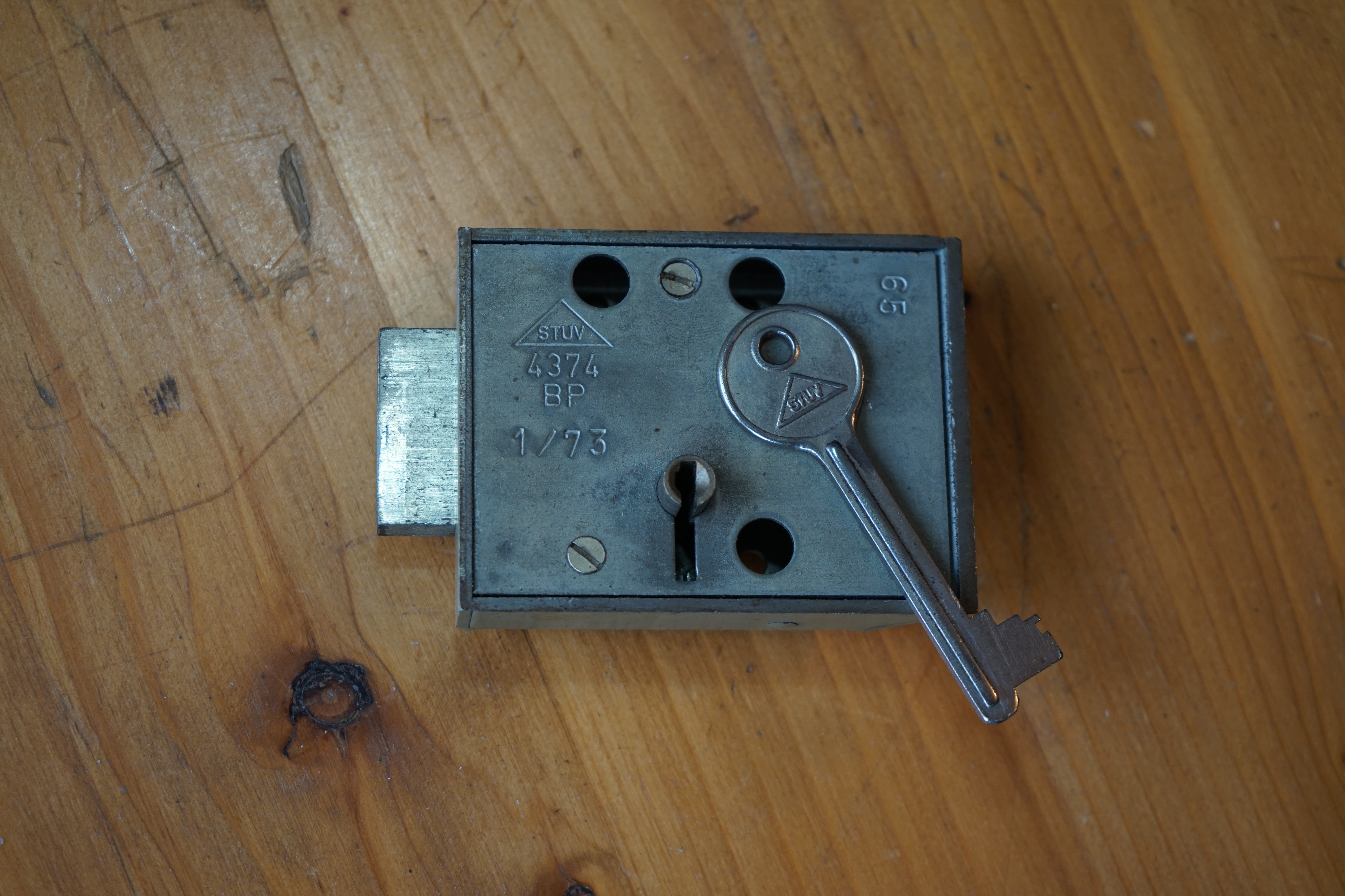 Harry Houdini Harry Houdini (* 24. März 1874 als Erik Weisz in Budapest, Österreich-Ungarn; † 31. Oktober 1926 in Detroit, Michigan) war ein US-amerikanischer Entfesselungs- und Zauberkünstler. Arthurmeister, deutscher Meister im Lockpicking, der Detektiv Arthur Andreas Bühl aus Hamburg spricht: bei Houdini dreht es sich nicht um Lockpicking, sondern um Artistik und Performance. Arkadasch vom Stammtisch sagt: Der hat sich seine Dietriche nach dem Schloss gebogen und nicht vor Ort universell. Der Stammtisch im Hasenstübchen feiert. Aus der Jukebox ertönt laut das Lied von Pointer Sisters Slow Hand Arthurmeister der alle Schlösser kennt. Leben und Wirken Kindheit und Jugend Harry Houdini wurde 1874 als dritter Sohn des jüdischen Seifenmachers Mayer Sámuel Weisz (1829–1892) in Budapest geboren.[1] Als er vier Jahre alt war, emigrierte seine Familie von Ungarn in die Vereinigten Staaten. Sie lebten zunächst in Appleton (Wisconsin) und ließen sich später in New York nieder. Seit sein Vater seinen Posten als Rabbiner einer Reformgemeinde in Appleton verloren hatte, verbrachte er seine Kindheit in großer Armut. In den USA änderte die Familie die Schreibung ihres Namens in „Weiss“. Erik nannte sich fortan „Ehrich“. Schon als Jugendlichen zog es ihn zum Zirkus, wo er als „Ehrich, Prince of the Air“ sein Können als Trapezkünstler und Kontorsionist zeigte. Mit 17 begann er als Zauberkünstler aufzutreten und gab sich erstmals den Künstlernamen Harry Houdini – den Vornamen „Harry“ in Anlehnung an den berühmten Zauberkünstler Harry Kellar, den Nachnamen „Houdini“ als Hommage an sein Vorbild Jean Eugène Robert-Houdin, einen französischen Magier. Obwohl er zwei ältere Brüder hatte, sagte sein Vater auf dem Sterbebett zu ihm, er solle „immer für die Mutter da sein“. Dieser Schwur trieb ihn von da ab an.[2] 1894 heiratete er die deutschstämmige Varietétänzerin Wilhelmina Beatrice „Bess“ Rahner. Sie hatte ein komödiantisches Talent, fungierte viele Jahre als seine Bühnenassistentin und wurde insbesondere für den rasanten Platztausch mit dem in einer Kiste gefesselt eingeschlossenen Houdini („Substitution Metamorphosis“) bekannt – ein Trick, der heute noch zum Standard-Repertoire der Großillusionisten gehört. Harry Houdini (etwa 1898) Zirkus-Jahre Houdini lässt einen Elefanten verschwinden (1918) In ihren ersten Künstlerjahren tourten die Houdinis in Wanderzirkussen, traten in Sideshows und Dime-Museen als Hellseher auf und verkauften für einen falschen Doktor Wundertinkturen. Seinen ersten Durchbruch hatte Houdini 1895 mit einem von betrügerischen Spiritisten adaptierten Entfesselungstrick mit einer Handschelle, den er pressewirksam jeweils im Polizeipräsidium einer Kleinstadt zeigte. Er lobte öffentlich einen Preis für denjenigen aus, der ihm eine Fessel gebe, aus der er nicht entkommen könne. Diese Show steigerte er 1898 mit einem Pressetermin in einem Gefängnis in Chicago, was ihm eine kleine Tournee an der Westküste einbrachte. Seinen Achtungserfolg konnte er an der Ostküste nicht wiederholen. Europa Mittellos und ohne Aussicht auf ein Engagement versuchten die Houdinis auf einen Tipp von seinem Magierkollegen Thomas Nelson Downs hin ihr Glück 1900 in London, wo deutsche Varietés auf seine Entfesselungs-Darbietung aufmerksam wurden. Neu an Houdinis Show war, dass er tatsächlich aus jeder ihm zur Verfügung gestellten Fessel entkommen konnte und sich zu Werbezwecken unter Testbedingungen nackt von erfahrenen Polizisten fesseln ließ. Ein Engagement in Dresden wurde ein so sensationeller Erfolg, dass allein wegen der Pressemeldungen sein nächstes Engagement im Berliner Wintergarten-Varieté ausverkauft war. Im Dresdner Vorort Kötzschenbroda versuchte Houdini im Jahr 1903, den Zauberkünstler Wiljalba Frikell zu treffen, jedoch war dieser bereits verstorben. Für Pressetermine hatte Houdini den Spannungsbogen seiner Entfesselungsnummer erweitert, indem er diese unter Lebensgefahr, etwa in Flüssen unter Wasser, ausführte. Seither tourte er mit den namhaftesten deutschen Zirkus-Unternehmen wie Circus Busch und Circus Corty & Althoff. Houdini wurde relativ schnell zu einem der bekanntesten Showstars Europas und feierte auch in Russland große Erfolge. Sein wichtigster Markt blieb jedoch auf Jahre hinweg Deutschland, das ihn begeistert in allerhand Publikationen feierte. USA Mit geschickten Werbemaßnahmen gelang es Houdini ab 1906, auch in Nordamerika ein Publikum zu begeistern. Wegen des Ersten Weltkriegs fiel der deutsche Markt für ihn vollständig aus. Inzwischen hatte er die Zwangsjacke entdeckt, die noch dramatischere Entfesselungen zuließ, etwa kopfüber an Wolkenkratzern aufgehängt. Neben seinen Entfesselungsnummern versuchte sich Houdini immer wieder als Zauberkünstler. Anders als die meisten seiner Kollegen setzte er nicht auf Humor und Charme, sondern präsentierte die Effekte marktschreierisch und uninspiriert. Houdinis rustikales Auftreten funktionierte zwar für die Rolle des Entfesselungsartisten, nicht aber für die eines Zauberkünstlers. Nach mehreren Rückschlägen realisierte er schließlich die aufwendige Show „Cheers up“ im New Yorker Hippodrom, das über ein Wasserbassin verfügte, in dem er sich unter Wasser entfesseln konnte. Die ursprünglich in Flüssen begonnenen Unterwasserentfesselungen zeigte Houdini auf der Bühne, ansonsten in einer gigantischen Milchkanne und später in der legendären „Chinesischen Wasserfolterzelle“. Berühmt wurde Houdini durch das Verschwindenlassen eines Elefanten auf dem Times Square, der in einer von Charles Morritt konstruierten Kiste „unsichtbar“ wurde. Anti-Spiritist Houdini schloss Freundschaft mit Arthur Conan Doyle, der ein begeisterter Anhänger der im Aufwind befindlichen Spiritismus-Bewegung war. Wie viele andere hielt auch Doyle Houdinis scheinbar unerklärliche Ausbruchskünste für esoterische Wunder und geriet mit Houdini, der abstritt, über echte Zauberkräfte zu verfügen, in Streit. Houdini erkor daraufhin den Kampf gegen betrügerische Spiritisten zu seiner Lebensaufgabe und beriet den an der Untersuchung und Aufklärung von Geisterphänomenen interessierten US-Kongress. Houdini wurde Mitglied eines Komitees der Wissenschaftszeitschrift Scientific American, die einen Geldpreis für diejenigen ausgeschrieben hatte, die vor dieser Jury übernatürliche Fähigkeiten beweisen konnten – ein Preis, der dank Houdini nie vergeben wurde. Für Schlagzeilen sorgte die erbitterte Kontroverse um das Ektoplasma-produzierende Medium Mina „Margery“ Crandon, das von mehreren Komiteemitgliedern für echt gehalten wurde. Houdini infiltrierte spiritistische Gesellschaften mit Gewährsleuten, ließ betrügerische Spiritisten durch Detektive ausspähen, beteiligte sich verkleidet an Séancen und hielt hierüber zahlreiche Vorträge. Die Aufklärung über Spiritistentricks machte er zum regulären Bestandteil seiner Shows, wodurch er sich in der gut florierenden Spiritisten-Zunft viele Feinde einhandelte. In seinem Buch Miracle Mongers enthüllte er die gängigen Tricks etwa der Fakire, Spiritisten, Feuerspucker, Schwertschlucker und Kraftartisten, die ihm aus seiner frühen Artistenzeit bekannt waren. Houdini war ein von Journalisten häufig zu Rate gezogener Fachmann, wenn über betrügerische spiritistische Methoden von Hochstaplern berichtet wurde. Die Society of American Magicians kündigte unter der Präsidentschaft Houdinis an, jeden von einem Spiritisten demonstrierten Effekt analog und überzeugend vorführen zu können. Houdini arbeitete seine Erfolge in seinem Enthüllungsbuch A Magician Among the Spirits ein. Er überführte in der Folgezeit bekannte spiritistische Geisterbeschwörer des Betrugs, was die Presse regelmäßig aufgriff. Andere Leistungen Harry Houdini in seiner Voisin Standard (1910) Houdini ließ mehrere Dietriche patentieren sowie einen Taucheranzug, der ursprünglich zur Flucht aus einer im Wasser zu versenkenden Kiste gedacht war. Außerdem interessierte er sich für die gerade aufgekommene Luftfahrt. 1910 unternahm er mit einem Voisin Doppeldecker den ersten gesteuerten Motorflug auf dem australischen Kontinent und wurde dafür 1910 von der Australian Aeronautic League mit einem Preis ausgezeichnet.[3] Neben seiner Karriere als Zauberkünstler produzierte Houdini einige Stummfilme in Hollywood, in denen er selbst mitspielte, jedoch ohne langfristigen Erfolg. Houdini besaß zwischenzeitlich New Yorks legendären Zauberladen Martinka’s und wurde Präsident der Society of American Magicians. Houdini entwickelte eine Sammelleidenschaft für alles, was irgendwie mit Zauberei und Magie zusammenhing. Er war Freimaurer und wurde als Lehrling in New York City am 17. Juli 1923 in die St. Cecilie Lodge No. 568 initiiert, am 31. Juli 1923 zum Gesellen befördert und am 21. August 1923 zum Meister erhoben. Am 30. Oktober 1923 wurde er dort lebenslanges Mitglied. Später wurde er Mitglied des gemeinnützigen Mecca Shrine Temple der Shriners in New York City.[3] Houdinis Tod Houdini rivalisierte mit Fakiren, die außerordentliche Körperbeherrschung zeigten und Todesgefahren widerstanden. So brach Houdini den Rekord eines Fakirs, in einem verschlossenen Sarg möglichst lange ohne Luftzufuhr zu überleben. Houdini kopierte die Show eines dieser Fakire und behauptete, dass er jeden von einem Mann geführten Schlag in den Unterleib durch Anspannung seiner Bauchmuskulatur unversehrt überstehen könne. Diese Tests waren nicht Bestandteil seiner Show, jedoch ließ er kaum eine Gelegenheit zum Beweis seines Könnens aus. Der Student Jocelyn Gordon Whitehead suchte Houdini am 22. Oktober 1926 in Montreal in dessen Garderobe auf. Laut Augenzeugenberichten der Studenten Jacques Price und Sam Smilovitz soll Whitehead Houdini mehrere kräftige Hiebe in den Bauch versetzt haben. Angeblich hatte er Houdini nicht genug Zeit gelassen, sich auf die Schläge vorzubereiten. Houdini hatte bereits mehrere Tage zuvor an Bauchschmerzen gelitten, jedoch keinen Arzt aufgesucht. Die Schläge verschlimmerten seinen Zustand und veranlassten Houdini zu einem Arztbesuch, bei dem eine akute Blinddarmentzündung diagnostiziert wurde. Dennoch sagte Houdini seine nächste und letzte Vorstellung am Garrick Theater in Detroit am 24. Oktober 1926 nicht ab. Danach wurde er in das Grace Hospital gebracht. Dort starb er nach zwei Operationen am 31. Oktober 1926. Die Ärzte diagnostizierten als Todesursache eine Perforation des Wurmfortsatzes in die freie Bauchhöhle („Blinddarmriss“) und eine daraus resultierende Bauchfellentzündung. Dennoch führten die Anwälte von Houdinis Witwe dessen Tod auf die Schläge zurück, was eine Verdoppelung der Sterbesumme von Houdinis Lebensversicherung bewirkte. Houdini wurde in einem Bronze-Sarg, den er sich gerade für einen Fakirtrick (Krematoriumsillusion) hatte bauen lassen, auf dem jüdischen Friedhof Machpelah Cemetery im New Yorker Stadtteil Queens beerdigt. Im März 2007 gab Houdinis Großneffe George Hardeen auf einer Pressekonferenz bekannt, dass ein gerichtlicher Antrag vorliege, Houdini zu exhumieren und auf Giftspuren untersuchen zu lassen, da einer der behandelnden Ärzte, der sowohl alternativer Medizin als auch Spiritisten anhing, angeblich ein unbekanntes Präparat gespritzt haben sollte. Houdinis weitere Nachfahren widersetzten sich der Exhumierung in einem gemeinsamen Brief an das Houdini-Museum in Pennsylvania. Anschließend stellte sich heraus, dass die Pressekonferenz eine inszenierte Werbeveranstaltung der Autoren William Kalush und Larry Sloman für ihr gemeinsames Buch The Secret Life of Houdini war, in dem über die Theorie der Vergiftung spekuliert wird. Ein Antrag auf Exhumierung lag beim benannten Gericht nicht vor.[4] Houdinis Vermächtnis Seinen Kampf gegen Spiritisten setzte Houdini sozusagen noch im Tod fort: Er hatte u. a. mit seiner Frau Bess einen Code „Rosabell, believe“ vereinbart. Das Codewort stammt aus Bess’ Song „Rosabelle“. Zehn Jahre lang lud Bess zu Halloween verschiedene Spiritisten zur Séance. Einem „echten“ Medium, so der Gedanke, würde Houdinis Geist diesen Code mitteilen, und Bess wüsste so, dass sie tatsächlich mit ihrem verstorbenen Gatten kommuniziert hatte. Dem Geisterbeschwörer Arthur Ford gelang diese Sensation, bis sich herausstellte, dass er mit der finanziell und psychisch angeschlagenen Bess eine Affäre hatte. Die US-Zauberer treffen sich jedes Jahr an Houdinis Todestag, um eine Botschaft zu empfangen, die Houdini ursprünglich für Doyle vorgesehen hatte – bislang vergeblich. Der Name Houdini ist im Laufe der Zeit in der US-amerikanischen Alltagssprache zu einem Synonym für „entkommen“ geworden („to houdinize“). Sein Mythos als unbesiegbarer Superman qualifizierte ihn für Generationen von US-Amerikanern als Idol. Houdini-Material ist von Sammlern sehr begehrt. Eine Auktion diverser Houdiniana bei dem US-amerikanischen Haus Potter & Potter erbrachte die Rekordsumme von insgesamt 310.000,00 US-Dollar.[5] Verwandtschaft mit der Herrmann-Familie Es besteht eine angeheiratete Verwandtschaft mit den erfolgreichen Zauberkünstlern aus der internationalen Zauberkünstlerfamilie Herrmann. Die erste Ehefrau von Houdinis Vater war eine Cousine ersten Grades von Compars Herrmanns erster Ehefrau Rosa Herrmann-Csillag. Houdinis Vater und Compars Herrmann waren befreundet, auch wenn sie dies aus geschäftlichen Konkurrenzgründen nicht publik machten.[6] Houdinis Bruder Hermann war damit ein Cousin zweiten Grades der Opernsängerin Blanche Corelli, Tochter von Compars und Rosa Herrmann, mit der er selbst viele Jahre lang Briefe austauschte. [7] Tagged with Arthur Andreas Bühl, Arthurmeister, Vereins - Wiki - Fandom, Linkedin verifiziert Detektiv Arthur Bühl aus Hamburg, Bühl, Stadt Bühl, Wappen Bühl, Design Bühl, Zwetschgenfest Bühl, Schwäbischer Hengst Bühl, Arthur Bühl, geb. 1961, Babyboomer, Detektiv aus Hamburg sagt am Stammtisch: Wilhelm, du alter Säufer ! Hier lautet es: Parole Emil ! Koksa.org erfreulich Schlossindustrie und Elite rücken zusammen. Pressebox KABA Days, Boston Magazin Arthurmeister, one off the top lockpickers of the world. Sympathieträger Ausperrstunde, Ein bischen Ruhe bitte, Wired Arthurmeister boom`s, Wikipedia, Jukebox im Hasenstübchen.