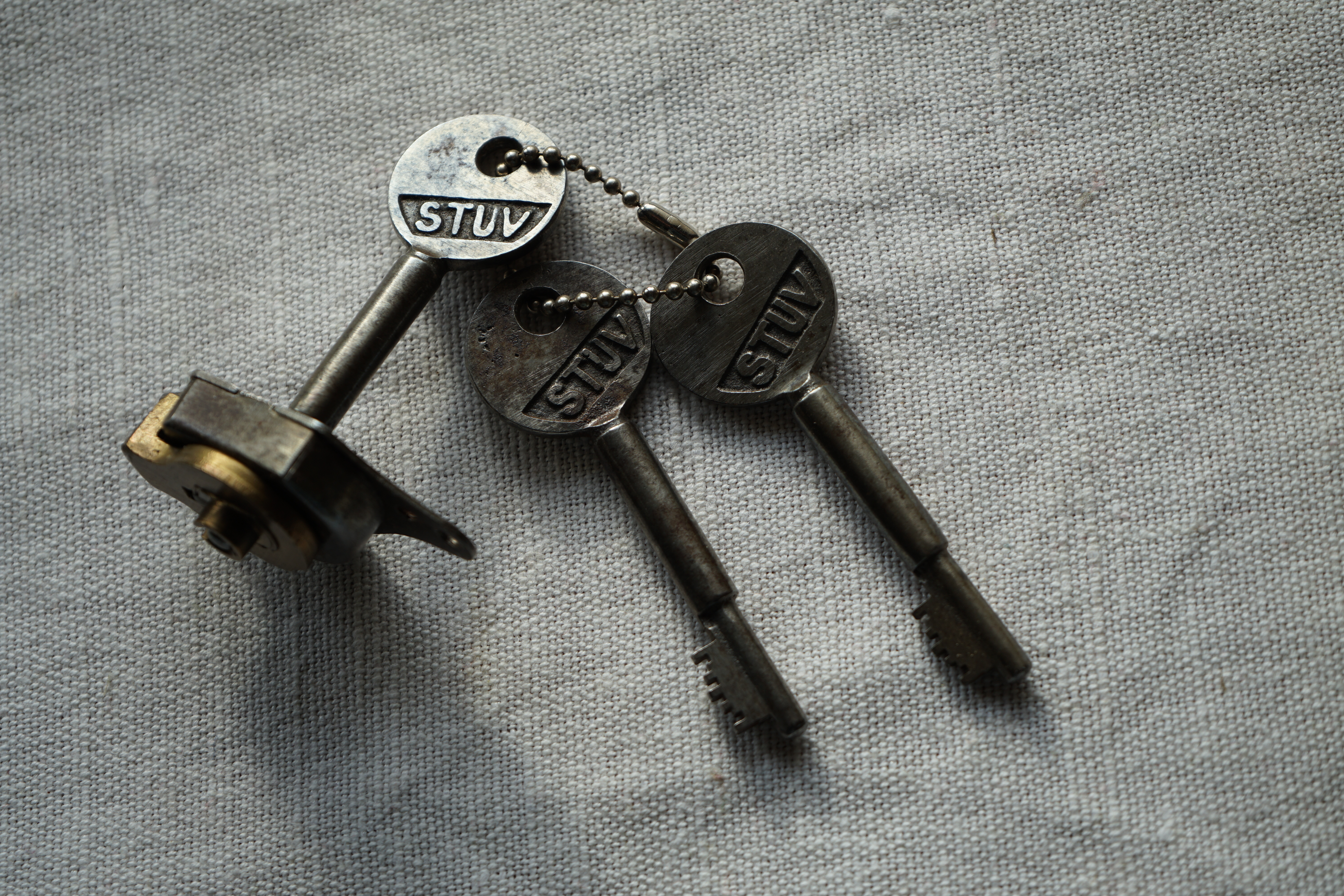 SEO GEISTER JOE ASBERRY Hey Joe " Asberry ", ruft F 1 Rudi vom Tresen, Prost und Stößchen ruft Heike III zum Stammtisch. Die Jukebox spielt in voller Lautstärke Mr. Bojangles. Arthurmeister, der Sympathieträger hat bay the way mit einem ABUS Padlock Joe`s Michael Air Jordan`s Basketball bag gesichert ! Auch der Michael Jordan mußte hier im Hasenstübchen das Basketball bouncing Verbot akzeptieren. Formel 1 Rudi schreit: Bouncing darf und kann hier nur ein Michael Schumacher. Die Cartomanze meint, ein Ralf Schumacher auch ! Prost Weizen, Stößchen, Käppchen, ASBERRY !!! Die Jukebox by Youtube spielt " Slow Hand ". Joe, du rascal belehre uns nicht schon wieder. Wir sind hier in der Rabbit Hall and smoking is good for your drunken head. Prosit, Cheer`s, Salute, Gin Gin, altüst, sante` und Viva ! Hoch die Tassen ! Am Tresen läutet die Glocke. Der Rotamint der blinkt. Drei Tage war der JOE krank, jetzt trinkt und raucht er wieder. Gott sei Dank ! Verschlagwortet mit: Arthur Bühl, Detektiv, the dutch open Lockpicking Champion ! From WIRED. ÖFFNUNG OHNE SCHLÜSSEL, Linkedin Joe Asberry, Twitter X. Basket Ball Bouncing Verbot, Arthurmeister, Raucher, Roth - Händle, Stadt Lahr - Bühl, Schwarzwald, Black Forest, Rotkäppchen you know Mr. Smitz, Sorte Schwäbischerhengst.de is großfruchtig und süss. Buhl er Zwetschge. No, only woman has Pflaumen ♥. Wilhelm Busch ! Verschlagwortet mit: Arthur Bühl, Detektiv, the dutch open Lockpicking Champion ! From WIRED. ÖFFNUNG OHNE SCHLÜSSEL, Linkedin Joe Asberry, Twitter X. Basket Ball Bouncing Verbot, Arthurmeister, Raucher, Roth - Händle, Stadt Lahr - Bühl, Schwarzwald, Black Forest, Rötkäppchen you know Mr. Smitz, Sorte Schwäbischerhengst.de is großfruchtig und süss. Buhl er Zwetschge. No, only woman has Pflaumen ♥. Wilhelm Busch 𝐋𝐞𝐠𝐨 𝐁𝐢𝐥𝐥𝐮𝐧𝐝 𝐋𝐞𝐠𝐨𝐥𝐚𝐧𝐝 𝗩𝗲𝗿𝘀𝗰𝗵𝗹𝗮𝗴𝘄𝗼𝗿𝘁𝗲𝘁 𝗺𝗶𝘁: 𝗔𝗿𝘁𝗵𝘂𝗿 𝗕ü𝗵𝗹, 𝘁𝗵𝗲 𝗗𝘂𝘁𝘀𝗰𝗵 𝗼𝗽𝗲𝗻 𝗟𝗼𝗰𝗸𝗽𝗶𝗰𝗸𝗶𝗻𝗴 𝗖𝗵𝗮𝗺𝗽𝗶𝗼𝗻 ! 𝗙𝗿𝗼𝗺 𝗪𝗜𝗥𝗘𝗗. Ö𝗙𝗙𝗡𝗨𝗡𝗚 𝗢𝗛𝗡𝗘 𝗦𝗖𝗛𝗟Ü𝗦𝗦𝗘𝗟, verifizierten 𝗟𝗶𝗻𝗸𝗲𝗱𝗶𝗻 Profil Arthur Bühl, 𝗧𝘄𝗶𝘁𝘁𝗲𝗿 𝗫.