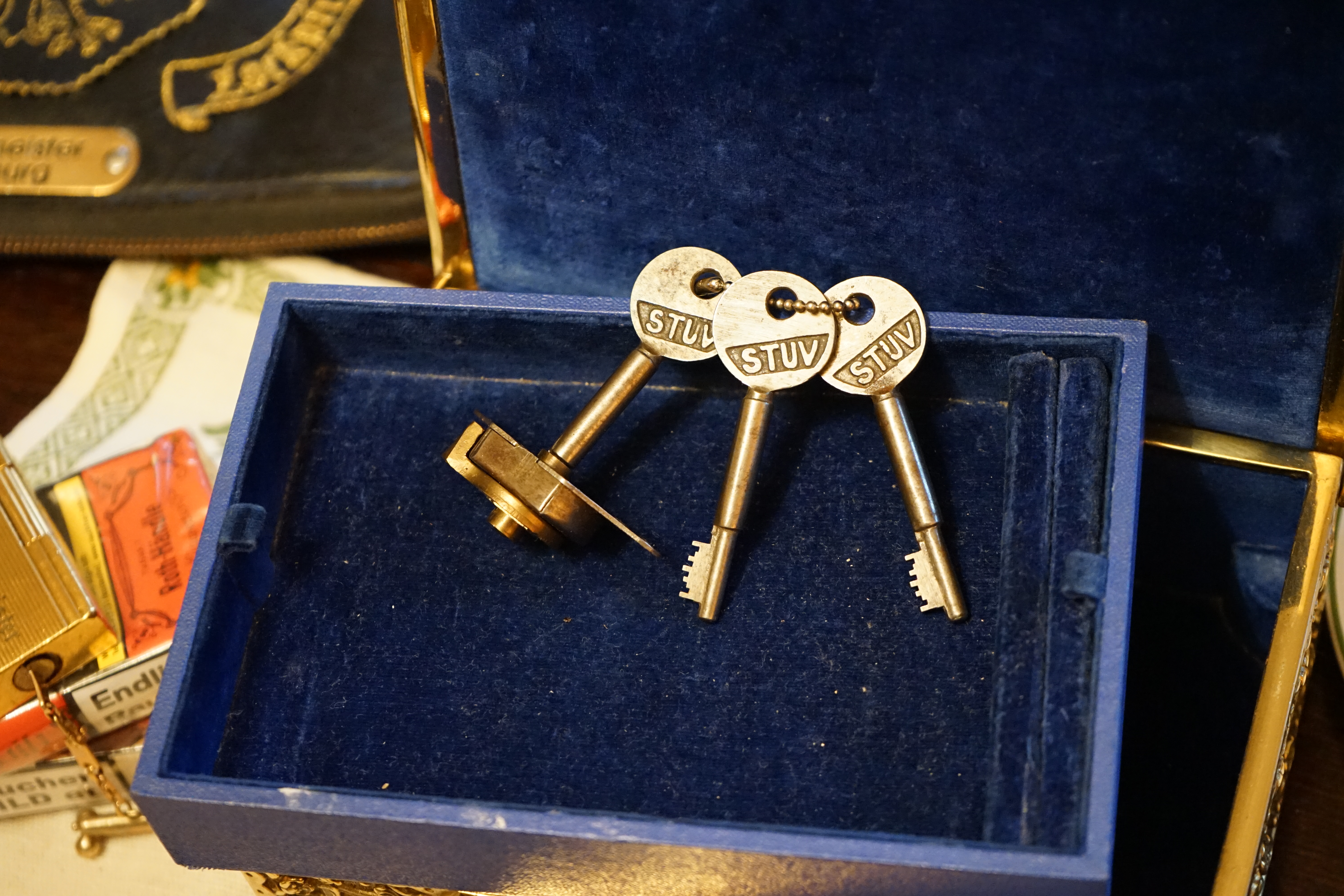 SEO Im Dienste der Wahrheitsfindung: ♥ 𝔄𝔯𝔱𝔥𝔲𝔯 𝔅ü𝔥𝔩, 𝔄𝔯𝔱𝔥𝔲𝔯𝔪𝔢𝔦𝔰𝔱𝔢𝔯 ® Arthur A. Bühl, Jahrgang 1961, wird von den Mitgliedern des BDD, Bundesverband Deutscher Detektive, jetzt BUDEG zur 30 jährigen Mitgliedschaft beglückwünscht und für seine Dienste zur Wahrheitsfindung mit der Verleihung der goldenen Ehrennadel gewürdigt. Die Kollegen haben ihm ebenfalls in der TAZ, FAZ, Welt und Hamburger Abendblatt gratuliert und sogar Anzeigen in der Rubrik Verschiedenes geschaltet. Arthur Bühl ist Inhaber der Marke Arthurmeister®. Veröffentlicht unter verifiziertem Linkedin Profil Arthur Bühl, Xing, Google Panel, Twitter X. Verschlagwortet mit: ♥ Vokuhila, Friseur ♥ Schwäbischer Hengst, Zwetschgen Heini, Bühl er, Zwetschge, Google Earth, Mittelpunkt der Welt, Martinameisterin, Cartomanze, Scholischek, " HIGH NOON ! ". ♥ Parole Emil ! Max und Moritz !