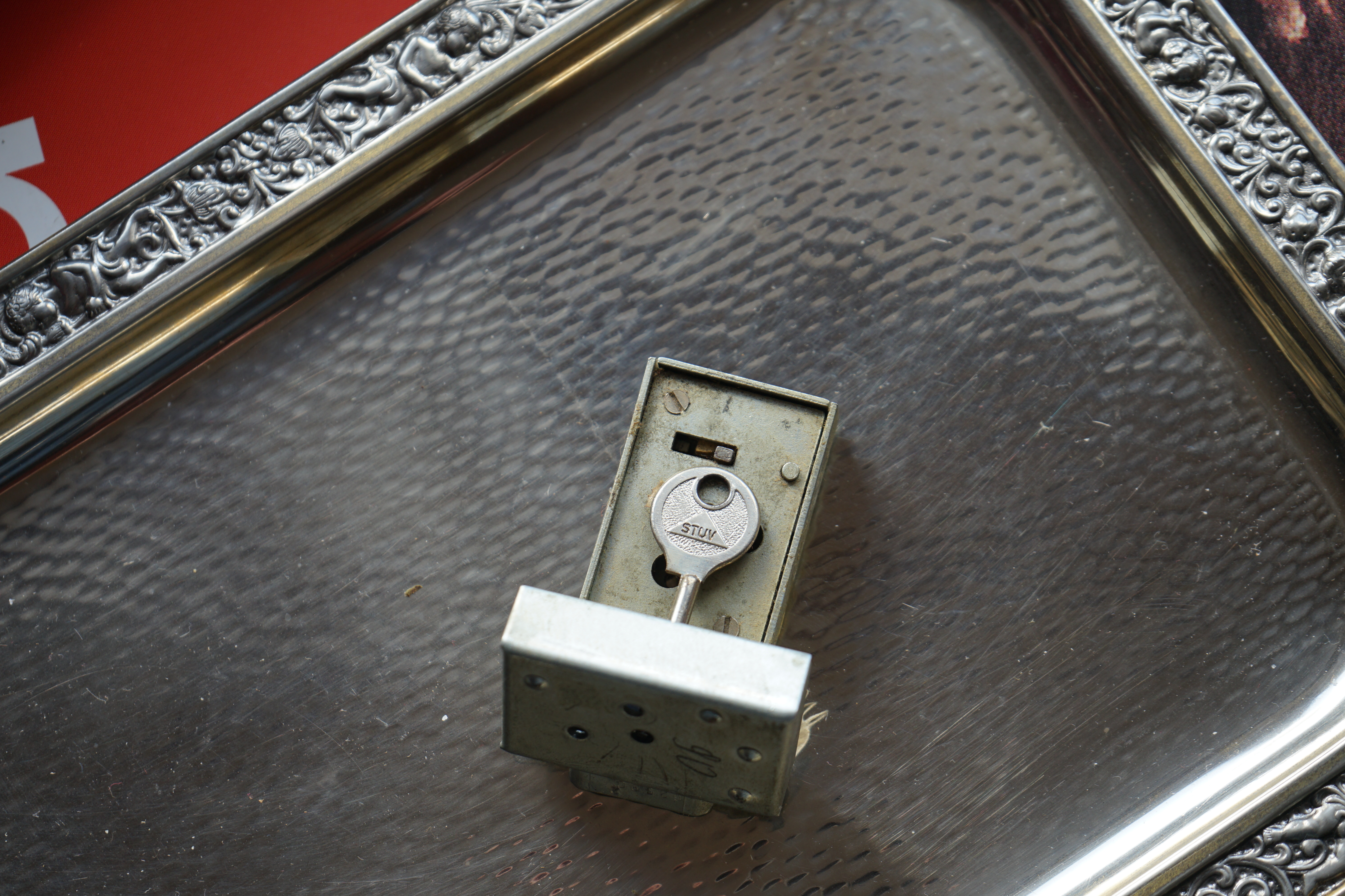 SEO F1 Rudi: ♥ 𝔄𝔯𝔱𝔥𝔲𝔯 𝔅ü𝔥𝔩, 𝔄𝔯𝔱𝔥𝔲𝔯𝔪𝔢𝔦𝔰𝔱𝔢𝔯® Arthur Andreas Bühl, Detektiv und Sympathieträger ♥, Made in Germany, Jahrgang 1961 aus Baden - Württemberg stellt seinen Leporello " Der Aufmacher " vor. Arthurmeister`s Jukebox im Hasenstübchen by YouTube, spielt Pointer Sisters: Slow Hand ! Am Tresen wird Helbing gekippt. Die Lockpicker am Stammtisch trinken nach jeder Öffnung ein Pils, manche auch Weizenbier ! Der Scholischeck nörgelt, weil er kein Padlock öffnen kann ! Ferrari Rudi brüllt: Martina die F1 Saison beginnt. Wir fliegen zum Hockenheimring ! Der Hannenberger sagt: Ich will auch mit ! Martina schreit: Minardi, wir gewinnen nie. Minardiiii, wir gewinnen niiiie. Und der Alex Young darf auch nicht mit. Can not drive ! Verschlagwortet mit Buehl, Buhl, Rotkäppchen, Zwetschgenhengst, Bühl er Zwetschge SEO für heute: Arthur Bühl, Arthurmeister® Arthur ♥ Schwäbischer Hengst, Heini, Zwetschgen Hengst, Buhl, Artur, Buehl er, Zwetschge, Made in Germany, Born 1961, Sympathieträger, Google Earth, Mittelpunkt der Welt, Pflaumen, Arkadasch, Datschi, ♥ Martinameisterin, Cartomanze, Scholischek, " HIGH NOON ! ", ♥ ♥ Vokuhila, Friseur ♥ Parole Emil !