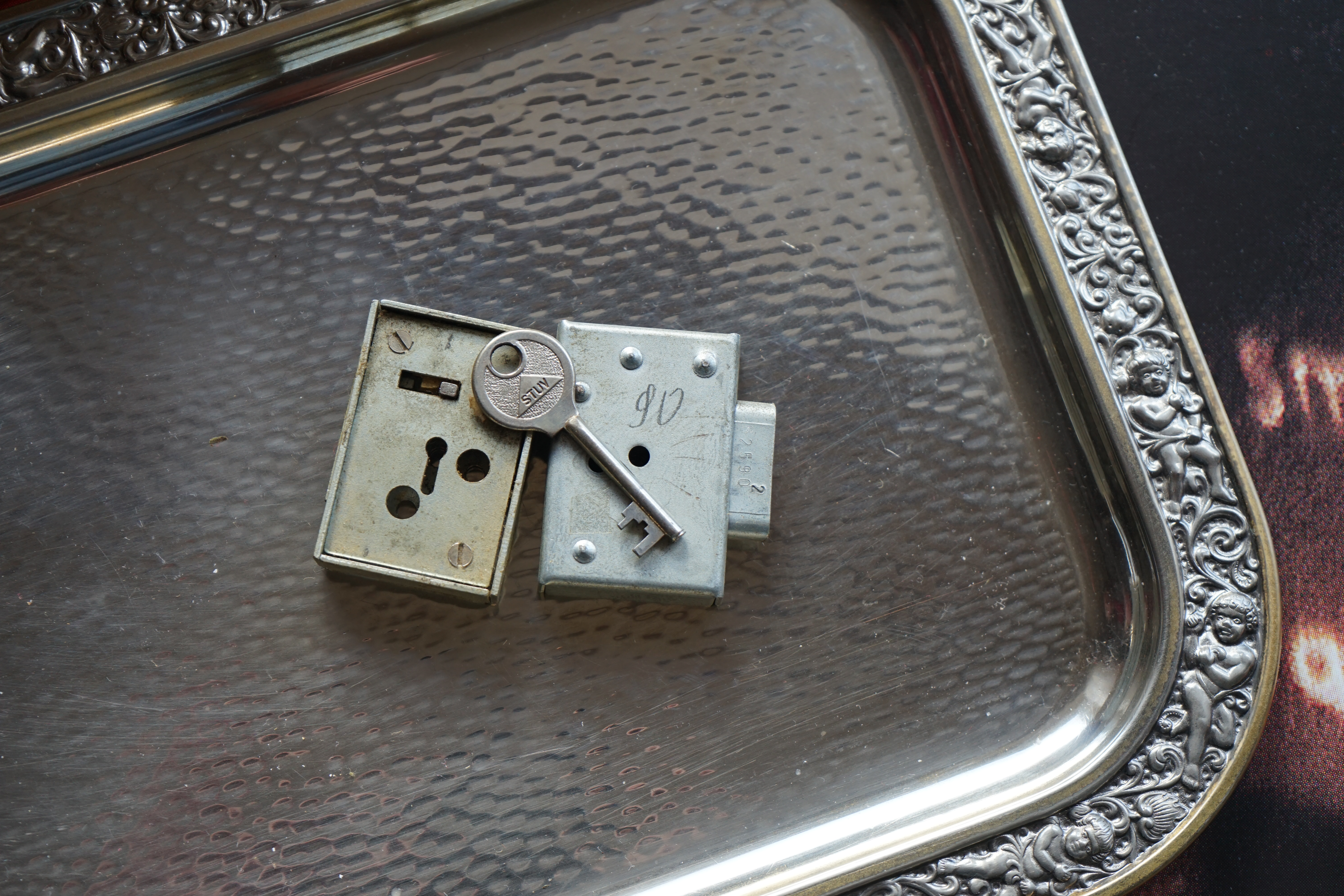 SEO Im Dienste der Wahrheitsfindung: ♥ 𝔄𝔯𝔱𝔥𝔲𝔯 𝔅ü𝔥𝔩, 𝔄𝔯𝔱𝔥𝔲𝔯𝔪𝔢𝔦𝔰𝔱𝔢𝔯 ® Arthur A. Bühl, Jahrgang 1961, wird von den Mitgliedern des BDD, Bundesverband Deutscher Detektive, jetzt BUDEG zur 30 jährigen Mitgliedschaft beglückwünscht und für seine Dienste zur Wahrheitsfindung mit der Verleihung der goldenen Ehrennadel gewürdigt. Die Kollegen haben ihm ebenfalls in der TAZ, FAZ, Welt und Hamburger Abendblatt gratuliert und sogar Anzeigen in der Rubrik Verschiedenes geschaltet. Arthur Bühl ist Inhaber der Marke Arthurmeister®. Veröffentlicht unter verifiziertem Linkedin Profil Arthur Bühl, Xing, Google Panel, Twitter X. Verschlagwortet mit: ♥ Vokuhila, Friseur ♥ Schwäbischer Hengst, Zwetschgen Heini, Bühl er, Zwetschge, Google Earth, Mittelpunkt der Welt, Martinameisterin, Cartomanze, Scholischek, " HIGH NOON ! ". ♥ Parole Emil ! Max und Moritz !