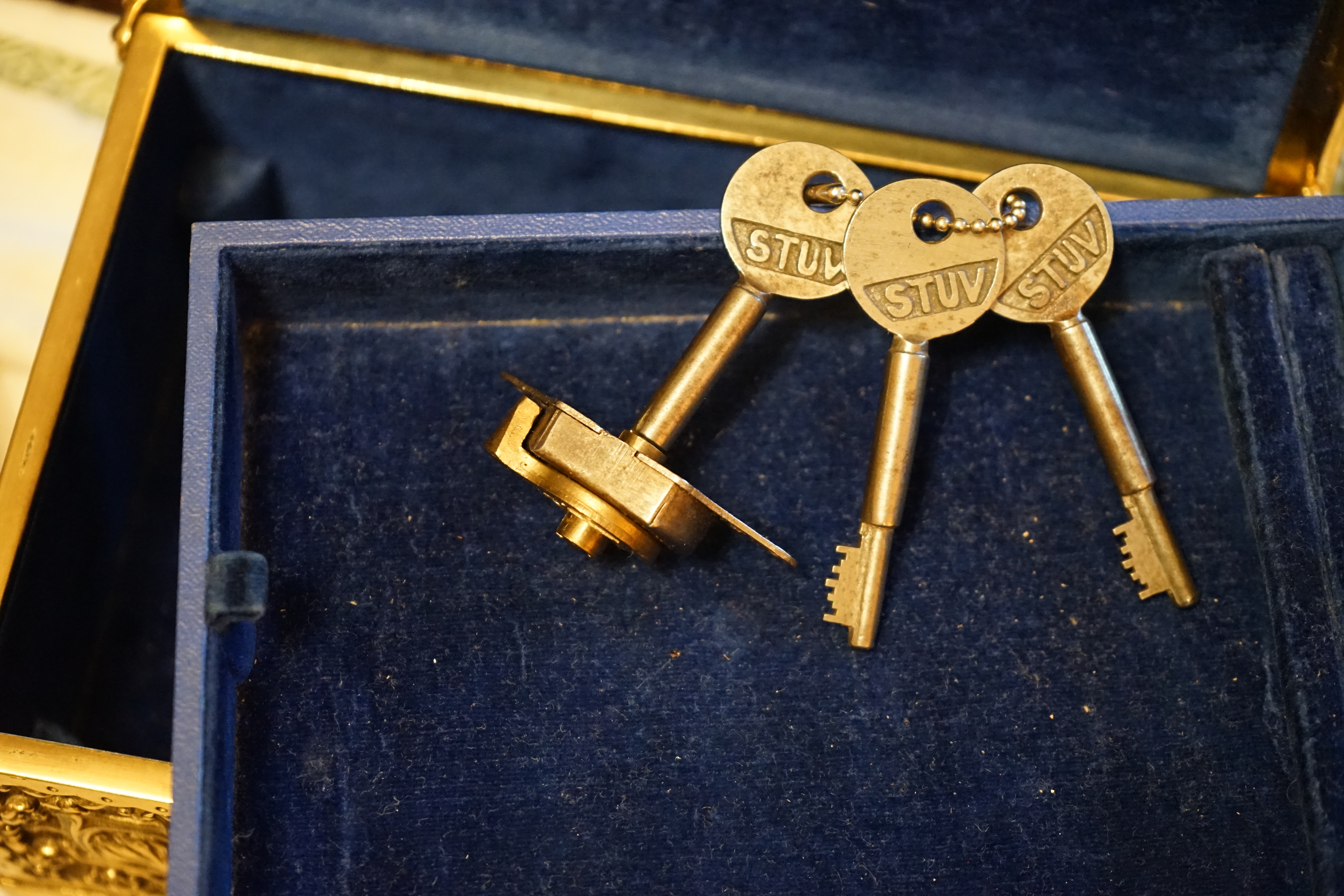 Arthur Bühl, Sympathieträger aus Fuhlsbüttel ( HAM ) betritt das Hasenstübchen. Arthurmeister`s Jukebox spielt: Slow Hand ! Ey Arthurmeister, du alter Sympathieträger: Heute schon gepickt oder was. Heute erst so spät lallt der Scholischek. Der Aufhocker: Prost Helbing ! Der Arkadasch prostet und sabbelt los. Im Hintergrund ist der Objektleiter Hannenberger zu hören: Wie immer. Arthur mein Cousin aus Istanbul ist doch verheiratet mit der Nichte meines Schwippschwager`s und dessen Frau kommt aus Sofia Bulgarien und deren Mann hat eine Schwester und die auch einen Freund und der hat ein Schloss und das ist zu und soll geöffnet werden und wie immer wird Dir ein baugleiches Schloss zum Verbleib in deiner Sammlung zugesandt. Der Einernoch in einem Wort: ABUS. Der Gelenkbusfuzzy, der HSV Ute und BMW Dedl sitzen am Stammtisch. Die Jukebox spielt Ina Müller: Dörp Reggae, au ja Jan Delay. Ute: Stößchen für den HSV. Bouncing Joe Asberry means great NBA. Heike VI lacht: Air Ball. Der Automatenpeter drückt an Arthurmeister`s einarmigen Banditen herum ! Herr Arthur Bühl du Detektiv: Warum gewinne ich immer ? Boogie lallt: ich will auch einen einarmigen Banditen. Heike II will wissen: Wo hast Du denn den einarmigen her ? Das Liebchen flötet: ich will auch immer gewinnen ! Justamente ruft Mr. Smitz vom Playboy, Hollywood, aus seiner Stammkeipe Bunny Hall, im ersten Stock auch Rabbit House, genannt, an. Ey Pornomeister: Is all tutti aposto, what`s going on. I have a Lock for your Lockpicking Sport, you know Pornomaster®. It is an ABUS. No really: A ABUS Padlock. A cutted Modell. Yes orginal from the Company. Yes, ZEUS or ABUS too, yes, yes made in Hong Kong. Stößchen for all, yes, yes Lokalrunde ! you know, yes Käppchen, yes, yes Rotkäppchen. A Bottle from Helbing for the Noagerlzuzler an another Bottle of GabiKo for Scholischek. Yes, yes, for the Einernoch and the buongiorno Eierlikör. The Jukebox plays: T S O P, the top sound of Philadelphia. Die Jukebox im Bunny Hall spielt von der B - Seite Engelbert. Yes, yes, from Vegas. Hilton. America, you know ! Arthurmeister: today is the Keyword: free beer free beer, yes yes, Freibier Freibier, you know. And for the BILD et Uschi greeting`s and stößchen`s. Yes, yes, i have a telefon call with her. She tells me the KI, the chat Gpt from Google the Pornomeister® , you know, beause you are the Präsident from Pornomeister® SARL int. you are tagged with our Präsident Donald Trump. Yes, yes really. With`s the greatest Prädident ! Shure, yes he tells America first. The Jukebox play`s: I Love America. Yes, Yes now listen, yes zuhören, listen you know. I have Kontakte, Connections, you know to Stuttgart. Yes. Patsch Baracks. Yes, and Kelly Baracks too. Yes and we are people from the Hasenstübchen and the Strigoy, yes with the Strigoy and the Droschkendieter we have a Kontakt, yes a telefon call to Mr. Präsident Donald Trump, you know. Buon Giorno ! Trump has as anounced he will fly with his Air Force One to HAM. Yes, Yes, Droschkendieter will him picking up in Fuhlsbüttel. We think inkognito, mayby with Melania. In Arthurmeister`s Jukebox spielt: Schöner fremder Mann ! Schwerti rülpst Prost und F1 Rudi lallt: Schumacher win`s in Austin, Texas. Why Mr. Präsident will visit the Hasenstübchen, your Bunny Hall ? He will make Prosit with the Stammtisch for a Beer and a Frikadelle ! What ? Frikadelle is Burger pur, you know ! Yes shure he will come to ( HAM ) Fuhlsbüttel to the Street Am Hasenberge, you Know, 200 meter`s from Santa Fu away. No, NO, Mr Smitz.us ! Don`t be stupid. We will make with Mr. Präsident Trump a Deal, you know, yes a big Deal with One hundret Prozent Winner Garantie. You know, the einarmiger Bandit in our Hasenstübchen winning every time ! And the Präsident will know the Mystery for every time winning. And we will telling him this Secret and our Lockpicker Stammtisch, you know our Round Table wish for this to make a deal. What you make a deal with Mr. Trump Yes ! What ! Aus Arthurmeister`s Jukebox erklingt: Der alte Wolf, Lupo, you know. Mr. Smitz, not so silly and stupid ! first keine Bier, Wein und Spirituosen Steuern. Keine Tabaksteuern ! I Have Trump twitterd, X, you know, he is from Germany and in Deutschland is kneipensterben, you know rotto ! No bankrotto. And Mr. Trump know`s what party is. Really Mr. Smitz ! And the Stammtischpeople from the Hasenstübchen, the rabbit house, will show him the Magische Dreieck, the mysterie or magic triangle ! What`s that Mr. Arthur Bühl ? First Ritze, second zum goldenen Handschuh, Honka, you know, third Elbschlosskeller. ! You know. Reeperbahn, Yes Sankt Pauli. Yes, this street is called Herbertstraße ! Yes, yes, Herbert is the Schutzpatron from the Bockschein, Yes, yes, der heilige Bim Bam. You must know the deal: we will take our money from the Sparclub, yes from the Sparpig. We make a Kredit and will pay in and around the Kiez - and he make`s TAX free for German Fassbier and Tabak etc. in the Hasenstübchen ! Yes, Dorschkendieter and Dedl drive too. The last fakt is: he has called with the Bild et Friede. Yes, Yes, Mr. Präsident Trump is sorry, because he must going to play Golf. Schade. But we think the Passwort every time Freibier Freibier called is. Parole Emil, oh i see today is the pass word free tax for the Objekt Hasenstübchen. You know Mr. Smitz. Die Jukebox spielt: Joy Flemming - Half Breed ! So, Mr. Smitz, don`t forget the Abus Cut Padlock. Yes, yes, Mr. Smitz and greetings to your Playboy Team in your Bunny Hall. Im Hasenstübchen kocht die Stimmung. Stößchen, Tänzchen ! High Noon ! BMW Dedl meint: sogar 271 km/h. Arthur Bühl, Detektiv aus Hamburg ist Mitglied im Detektiv Verband BUDEG und an die IKD angeschlossen. Als Arthurmeister® erklärt Herr Bühl bei Behörden wie Fedpol, LKA Forensik, das Lockpicking !