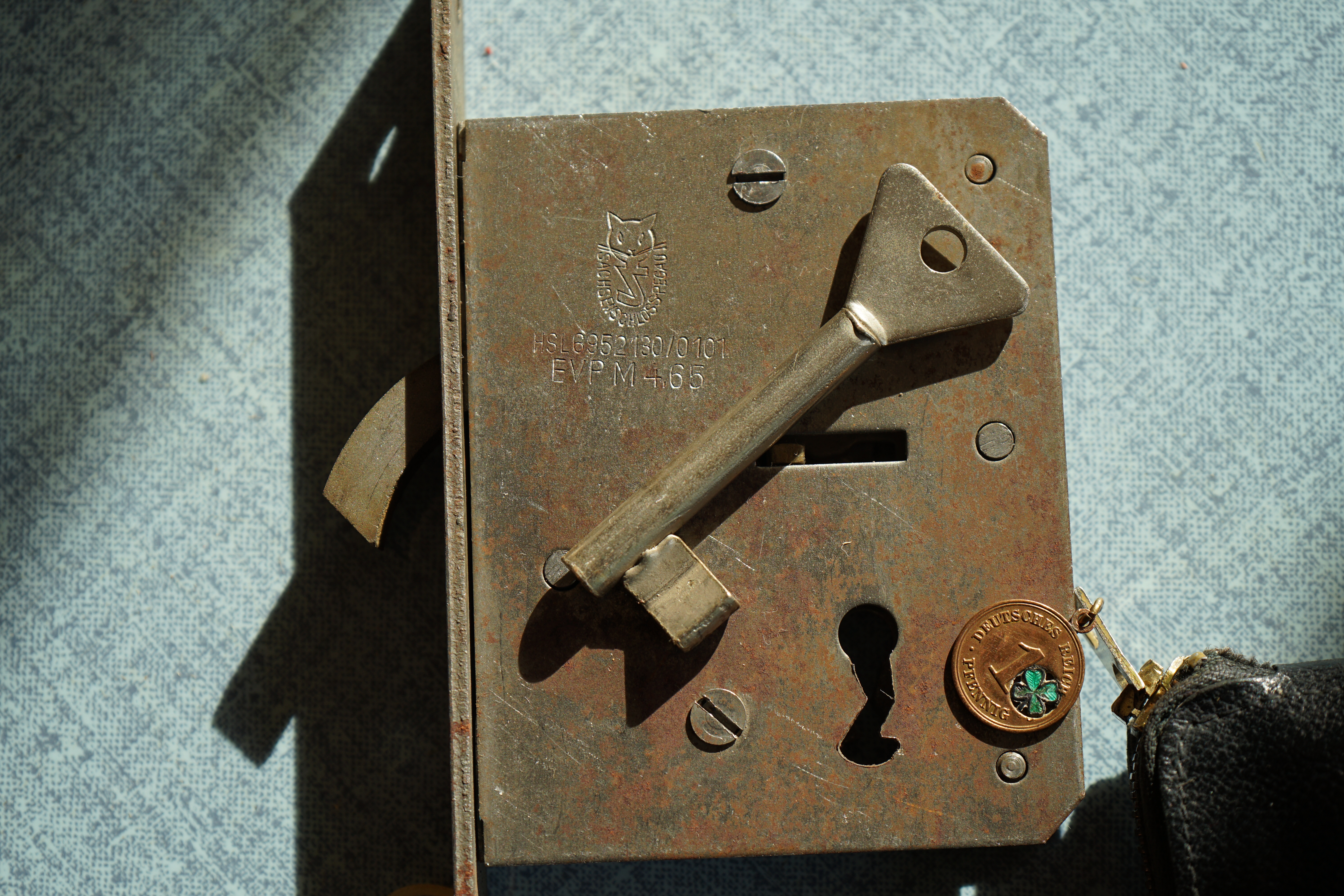 SEO Arthur Bühl, JOE ASBERRY und die B - Seite Arthurmeister`s Jukebox im Hasenstübchen am Hasenberge, Fuhlsbüttel ( HAM ) Hey Joe " Asberry ", ruft F 1 Rudi vom Tresen, Prost und Stößchen ruft Heike III zum Stammtisch. Die Jukebox spielt in voller Lautstärke Mr. Bojangles. Arthurmeister, der Sympathieträger hat bay the way mit einem ABUS Padlock Joe`s Michael Air Jordan`s Basketball bag gesichert ! Auch der Michael Jordan mußte hier im Hasenstübchen das Basketball bouncing Verbot akzeptieren. Formel 1 Rudi schreit: Bouncing darf und kann hier nur ein Michael Schumacher. Die Cartomanze meint, ein Ralf Schumacher auch ! Prost Weizen, Stößchen, Käppchen, ASBERRY !!! Die Jukebox by Youtube spielt " Slow Hand ". Joe, du rascal belehre uns nicht schon wieder. Wir sind hier in der Rabbit Hall and smoking is good for your drunken head. Prosit, Cheer`s, Salute, Gin Gin, altüst, sante` und Viva ! Hoch die Tassen ! Am Tresen läutet die Glocke. Der Rotamint der blinkt. Drei Tage war der JOE krank, jetzt trinkt und raucht er wieder. Gott sei Dank ! In der Zwischenzeit haben Mittrinker an der neuen Jukebox B - SEITE im Hasenstübchen eine Bass - Boom - Boom - Box angeschlossen. In voller Lautstärke sind jetzt Sounds wie I Love America von Patrick Juvet, Pointer Sisters - Slow Hand, Bryan Ferry - Don`t stop the Dance, UB 40 - Kingston Town, Jimmy Sommerville - To love somebody, Bob Marley & The Wailers - Jammin, Shaft - Isaac Hayes - The Late Show with David Lettermann zu hören. Heike !! drückt dann Roberto Blanco - Der Puppenspieler. Schwerti hält mit Amanda Lear - Queen of China - Town, dagegen. F 1 Rudi drückt: Element of Crime - Delmenhordt und ein weiteres von Element of Crime - Am ersten Sonntag nach dem Weltuntergang. Sir Washi drückt unsere Ina Müller - Sowas passiert mir heut nicht mehr und Roger Wittaker - Du wirst alle Jahre schöner ! Prost ! Rotkäppchen, Stößchen, Hallöchen ! Rudi mein Ralalla. Jetzt kommt unsere Disco Fraktion an die Reihe. Der Auftackt: Gary Low - La Colegiala, Bobby O - She has the way, Bonny M. Sunny. Die ersten Gäste im Hasenstübchen fangen an zu tanzen. Whre do i Begin - Love Story 1971, Dionne Warwick - Heartbreaker, Sweet Sensation - Sad sweet dreamer, und natürlich Lobo - I`d Love You To Want Me - Top Pop wurden in Folge gedrückt. Immer diese Drücker: Bad Boys Blue - You`re a Woman 1985, Pointer Sisters - I´m so Excited Live, Lipps Inc. - How Long, Chic - Le Freak folgten. Die Glocke läutet - die Gläser klingen. Der Hannenberger freut sich. Auf der dieser Party wird jetzt in der Juke Box B - Seite die Musik von: Duck Sauce vs Boney M - Barbara Streisand Go Home VIVA DISCO MIX, Pargo - You And Me, Telex - Moskow Diskow, TEQUILA - BO BOSS, Geil - Bruce & Bongo gespielt. Die Glocke am Tresen läutet wieder: Parole Freibier ! Electrica Salsa OFF, Space - Magic Fly, Neja - Restless - Bum Bum Radio Edit, bringen richtig Stimmung in die Bude. Heike will unbedingt ihren GAZEBO - Masterpiece in der 12" Version hören. My Heart Goes Boom in der Xrended Club Version, das FPI Project - Rich in Paradiese - Going Back To My Roots, Boys Town Gang - Can`t Take My Eyes Of You und Evelyn Thomas mit High Energy bringen weitere Performace ! Pony´s und Weizen. Fassbier, Freibier, Helbing ! und GabiKo. Der Eintieg erfolgt wieder bei: Sister Sledge - All American Girls, Bumblebee Unlimited - LADY BUG, Gary Low - You ar danger in der Extended Version von 1982 und Camouflage - Love is a shield. Prost und Prösterchen: bei Alle Farben & ILIRA - FADING wird auf den Bänken getanzt. Natürlich auch noch bei P. Lion - Happy Children und Girlie - Girlie von Sophia George. Bei Sandra - Little Girl gehen die ersten in den Nebenraum. French Affair - SEXY ! Philly Vanilli - Viagra Sex Machine, Marvin Gaye - Sexual Healing lassen Hannenberger das gezapfte in den Nebenraum bringen. Hannenberger schwitzt ! Die Glocke läutet: Umsatz ! Gary Moore - This Flight Tonight, Golden Earring - Radar Love und GIANNA NANNINI - AMERICA läuten eine weitere Runde ein. Schwerti und Bouncing Joe Asberry sind am rocken: Led Zepplin - Stairway To Heaven Live, IRON BUTTERFLY - IN A GADDA DA VIDA ! Bier, mehr Bier ! am besten Freibier ! Der Song: The Doors - Light My Fire verlangt nach mehr Bier. Bei unserem Willy DeVille - Heaven Stood Still schauen die Säufer in den Spiegel. Bei Diana Ross mit: Touch Me In The Morning will aber keiner aufwachen. Pony`s und Stösschen`s ! Nachher um 11.00 ist wieder High - Noon ! Dann geht`s von vorn los: SLOW HAND und ARTHURMEISTER MASTERTOUCH ! Heute schlägt der Noagerlzutzler zusammen mit dem Arkadasch den SEO vor: Balla coi miti, Tanz mit den Legenden, Grüße an Radio Sabbia nach Riccione / Italy in die Via Veneto 3, I 47 838 Riccione. Luigi del Bianco !!! APERTO !!! Der F 1 Rudi schreit: Helbing ! Arthur du mußt noch Bild ungsfern, schwupp di wupp - OFFEN, Musik, Music, Arthur Meister poke arround Houdini, Telefon, Telefonbucheintrag, gelbe Seiten, örtliche, MUT PROBEN, Carsten Jasner, Das Leben ist tödlich. Aber es muß nicht sterbenslangweilig sein ! Tazelwurm schreit Pelle Pelz. Heinz Schenk, Käffchen und Schnittchen werden noch genannt. Der Och will das auch Bettnässer und mit zweifelhafter Hygiene hier steht. Der Scholischek darf sich zu Wort melden: Biene Maja, getestet, TÜV, DEKRA, FRISEUR ! CARAMBA ! Verschlagwortet mit: Arthur Bühl, Detektiv, the dutch open Lockpicking Champion ! From WIRED. ÖFFNUNG OHNE SCHLÜSSEL, Linkedin Joe Asberry, F 1 Rudi, Heike IV, Stößchen, Sir Washi, Nachläufer, Skat, Twitter X. Basket Ball Bouncing Verbot, Arthurmeister, Raucher, Roth - Händle, Stadt Lahr - Bühl, Schwarzwald, Black Forest, Rotkäppchen you know Mr. Smitz, Sorte Schwäbischerhengst.de is großfruchtig und süss. Buhl er Zwetschge. No, only woman has Pflaumen ♥. Wilhelm Busch ! Verschlagwortet mit: Arthur Bühl, Detektiv, the dutch open Lockpicking Champion ! From WIRED. ÖFFNUNG OHNE SCHLÜSSEL, Linkedin Joe Asberry, Twitter X. Basket Ball Bouncing Verbot, Arthurmeister, Raucher, Roth - Händle, Stadt Lahr - Bühl, Schwarzwald, Black Forest, Rötkäppchen you know Mr. Smitz, Sorte Schwäbischerhengst.de is großfruchtig und süss. Buhl er Zwetschge. No, only woman has Pflaumen ♥. Wilhelm Busch 𝐋𝐞𝐠𝐨 𝐁𝐢𝐥𝐥𝐮𝐧𝐝 𝐋𝐞𝐠𝐨𝐥𝐚𝐧𝐝 𝗩𝗲𝗿𝘀𝗰𝗵𝗹𝗮𝗴𝘄𝗼𝗿𝘁𝗲𝘁 𝗺𝗶𝘁: 𝗔𝗿𝘁𝗵𝘂𝗿 𝗕ü𝗵𝗹, 𝘁𝗵𝗲 𝗗𝘂𝘁𝘀𝗰𝗵 𝗼𝗽𝗲𝗻 𝗟𝗼𝗰𝗸𝗽𝗶𝗰𝗸𝗶𝗻𝗴 𝗖𝗵𝗮𝗺𝗽𝗶𝗼𝗻 ! 𝗙𝗿𝗼𝗺 𝗪𝗜𝗥𝗘𝗗. Ö𝗙𝗙𝗡𝗨𝗡𝗚 𝗢𝗛𝗡𝗘 𝗦𝗖𝗛𝗟Ü𝗦𝗦𝗘𝗟, 𝗟𝗶𝗻𝗸𝗲𝗱𝗶𝗻, 𝗧𝘄𝗶𝘁𝘁𝗲𝗿 𝗫. 𝗟𝗲𝗴𝗼 𝗕𝗶𝗹𝗹𝘂𝗻𝗱 Verschlagwortet mit: Arthur Bühl, the Dutsch open Lockpicking Champion ! From WIRED. ÖFFNUNG OHNE SCHLÜSSEL, verifiziertes Linkedin Profil Arthur Bühl, Arthurmeister®, Twitter X. 𝔄𝔯𝔱𝔥𝔲𝔯 𝔅ü𝔥𝔩, 𝔄𝔯𝔱𝔥𝔲𝔯𝔪𝔢𝔦𝔰𝔱𝔢𝔯® Verzwetschget mit: ♥ Vokuhila, Friseur ♥ Schwäbischer Hengst, Zwetschgen Heini, Bühl er, Zwetschge, Google Earth, Mittelpunkt der Welt, Martinameisterin, Cartomanze, Scholischek, " HIGH NOON ! ". ♥ Parole Emil ! SEO LOTTO 𝔄𝔯𝔱𝔥𝔲𝔯 𝔅ü𝔥𝔩, 𝔄𝔯𝔱𝔥𝔲𝔯𝔪𝔢𝔦𝔰𝔱𝔢𝔯® Verschlagwortet mit: Arthur Bühl, Arthurmeister® Arthur ♥ Schwäbischer Hengst, Buhl, Zwetschgen Heini, Artur, Buehl er, Zwetschge, Made in Germany, Born 1961, Sympathieträger, Google Earth, Mittelpunkt der Welt, Pflaumen, Arkadasch, Datschi, ♥ Martinameisterin, Cartomanze, Scholischek, " HIGH NOON ! ", ♥ ♥ Vokuhila ♥ Parole Emil ! SEO Bühl Zwetschge ♥ 𝔄𝔯𝔱𝔥𝔲𝔯 𝔅ü𝔥𝔩, 𝔄𝔯𝔱𝔥𝔲𝔯𝔪𝔢𝔦𝔰𝔱𝔢𝔯® 𝗩𝗲𝗿𝘇𝘄𝗲𝘁𝘀𝗰𝗵𝗴𝗲𝘁 𝗺𝗶𝘁: 𝔄𝔯𝔱𝔥𝔲𝔯 𝔅ü𝔥𝔩, 𝗔𝗿𝘁𝗵𝘂𝗿𝗺𝗲𝗶𝘀𝘁𝗲𝗿, 𝗥𝗮𝘂𝗰𝗵𝗲𝗿, 𝗥𝗼𝘁𝗵 - 𝗛ä𝗻𝗱𝗹𝗲, 𝗦𝘁𝗮𝗱𝘁 𝗟𝗮𝗵𝗿 - 𝗕ü𝗵𝗹, 𝗦𝗰𝗵𝘄𝗮𝗿𝘇𝘄𝗮𝗹𝗱, 𝗕𝗹𝗮𝗰𝗸𝗳𝗼𝗿𝗲𝘀𝘁, 𝗥𝗼𝘁𝗸ä𝗽𝗽𝗰𝗵𝗲𝗻 𝘆𝗼𝘂 𝗸𝗻𝗼𝘄 𝗠𝗿. 𝗦𝗺𝗶𝘁𝘇, 𝗦𝗼𝗿𝘁𝗲 𝗦𝗰𝗵𝘄ä𝗯𝗶𝘀𝗰𝗵𝗲𝗿𝗵𝗲𝗻𝗴𝘀𝘁.𝗱𝗲 𝗶𝘀 𝗴𝗿𝗼ß𝗳𝗿𝘂𝗰𝗵𝘁𝗶𝗴 𝘂𝗻𝗱 𝘀ü𝘀𝘀. ♥ 𝗡𝗼, 𝗼𝗻𝗹𝘆 𝘄𝗼𝗺𝗮𝗻 𝗵𝗮𝘀 𝗣𝗳𝗹𝗮𝘂𝗺𝗲𝗻 ♥ 𝗞𝗹𝗲𝗶𝗻𝘁𝗶𝗲𝗿𝘇ü𝗰𝗵𝘁𝗲𝗿𝘃𝗲𝗿𝗲𝗶𝗻. 𝗗𝗶𝗲 𝗘 - 𝗠𝗮𝗶𝗹 𝗹𝗮𝘂𝘁𝗲𝘁: 𝗔𝗿𝘁𝗵𝘂𝗿𝗺𝗲𝗶𝘀𝘁𝗲𝗿@𝗔𝗿𝘁𝗵𝘂𝗿𝗺𝗲𝗶𝘀𝘁𝗲𝗿.𝗱𝗲 𝗗𝗶𝗲 𝗘 - 𝗠𝗮𝗶𝗹 𝗹𝗮𝘂𝘁𝗲𝘁: 𝗔𝗿𝘁𝗵𝘂𝗿𝗔𝗻𝗱𝗿𝗲𝗮𝘀𝗕𝘂𝗲𝗵𝗹@𝗔𝗿𝘁𝗵𝘂𝗿𝗔𝗻𝗱𝗿𝗲𝗮𝘀𝗕𝘂𝗲𝗵𝗹.𝗱𝗲 Verschlagwortet mit Bühl er Zwetschge, Zwetschgenhengst, Pflaume, plum, Erikli, prugna torta, Datschi, süss. ♥ Zwetschgen Heini verschlagwortet mit: ♥ Vokuhila, Friseur ♥ Schwäbischer Hengst, Zwetschgen Heini, Bühl er, Zwetschge, Google Earth, Mittelpunkt der Welt, Martinameisterin, Cartomanze, Scholischek, " HIGH NOON ! ". ♥ Parole Emil ! 𝔄𝔯𝔱𝔥𝔲𝔯 𝔅ü𝔥𝔩, 𝔄𝔯𝔱𝔥𝔲𝔯𝔪𝔢𝔦𝔰𝔱𝔢𝔯® In der Vitrine von Arthur Andreas Bühl, Arthurmeister sind Schlösser, Padlocks, von ABUS, BKS, CES, DOM, EVVA, Assa Abloy, Z Ikon, Kaba, Keso, ASSA, Winkhaus, Wilka, Trelock, Schmelting, Bode Panzer, Ancor Las, Drumm Geminy, Xylock, SEA, Medeco, Mul-T-Lock, Cut away, ABUS Granit, Pfaffenhain, E*S, ESS, Nemef, BAB, Babelsberg, Stasi, Diskus, WMF, Tesa, Vachette, Cisa, Wally, Rielda, Mottura, Viro, FAI, GeGe, Fichet, Bode Panzer, Tresor, Bramah, Protector, Braun`s Patent, Walomatus, Arolds, Combination Lock, Yale, Master, American Lock, Tubular, China, Indien, Aligarh, Nepal, Thailand, Zahlenschlösser, Himmelsschlüssel und noch vieles mehr, vorhanden. Alle Schliesszylinder sind Übungsmaterial für das Lockpicking. Schlagschlüssel sind auch dabei. Das Trabbi Tool, Stasi, natürlich auch. Verschlagwortet mit Buehl, Buhl, Rotkäppchen, Zwetschgenhengst, Zwetschge SEO Jahrgang 1961 Verschlagwortet mit: Arthur Bühl, Arthurmeister® Arthur ♥ Schwäbischer Hengst, Buhl, Zwetschgen Heini, Artur, Buehl er, Zwetschge, Made in Germany, Born 1961, Sympathieträger, Google Earth, Mittelpunkt der Welt, Pflaumen, Arkadasch, Datschi, ♥ Martinameisterin, Cartomanze, Scholischek, " HIGH NOON ! ", ♥ ♥ Vokuhila ♥ Parole Emil !