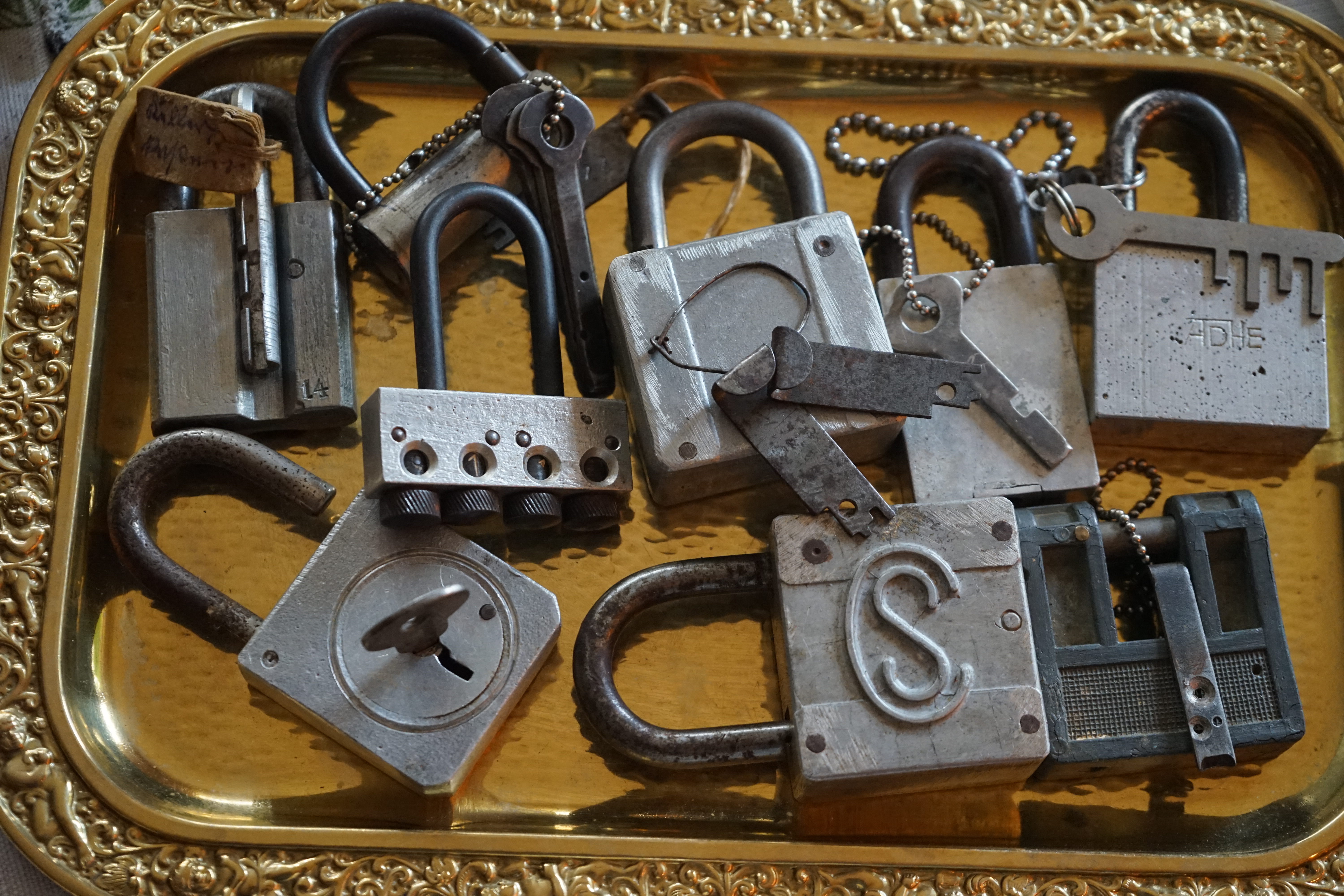 Arthur Bühl, Arthurmeister® präsentiert sein neues Seo Karussell: Zodiac, Tierkreis, Sternzeichen, Zodiak, Mordserie. Arthur Bühl, Made in Germany, born 27.03.61 in Stuttgart, Baden Württemberg, sammelt Liebesschlösser, Herz Liebesschloss rot, Schloss in Herzform welches an Brücken zu hängen kommt, Liebesschloss ABUS, Swarowski, Schlüssel, Gravur, Liebe, Herzschlösser, Trickschloss, Vorhängeschloss, HERZ SCHLOSS, AMAZON, Picksbay, E - BAY, Liebesschlösser auf Instagram. Arthur Bühl, Arthurmeister® zeigt seinen Freunden im Hasenstübchen die Internetseiten Lockpicker Herz.de, Pornomeister®. Der Stammtisch befindet: Das ist Spitze ! Arthur Bühl wurde schon als Jesusmeister bzw. Jesusmaster betitelt. Fandom Wiki Arthur A. Bühl, Detektiv aus Hamburg, Profilbild, Lockpicking, Danke Dr. Ulrich Morgenrot, Velbert, Schlüsselregion, Schlüsselfest in Velbert, Forum Niederberg, Schlossmuseum, Schlüsselfest, Schlossherz, Hans Schell Collection, Martina Pall, Graz, Austria, Park Hotel, Brauhaus, BKS, Heiligenhaus, Wilka Schließtechnik, Silca, IHK, KFV, Errebi, Beschlag, Hersteller, ABUS, Arthur Bühl, Arthurmeister ®, Schlosssammler, Bühl Wappen, Bühl Flagge, Bühl Urkunde Patent, BKS, Arthur Meister, Porno Meister, Wernèry, Profilzylinder, Juke Box Arthurmeister You Tube, Buehl Logo, Cutaway Cilinder, Pfaffenhain, Demonstration Lockpicking, Schliesszylinder, Holland, Toool, Rohlinge zur Impression, zerstörungsfrei ohne Schlüssel, Schlüsseldienst, Soultrain, Philysound, TSOP, Es fährt ein Zug nach nirgendwo ! Arthur Bühl.de, Sicherheit, Performance Künstler. TILT, Flipper, einarmiger Bandit, Bally Wulff, Rotamint, Mad Monkey - Slot Machine, Spielautomat Merkur, Casino, Monte Carlo, Jackpot, Merkur Sonne, Jubilee, ROL-A-TOP, Old slot machine, Love Meter, Jet play, Looping the Loop Fürst, Münzschleuder, Astoria, Orakel Automat, Multi, Super Multi, Booster, Toool Lockpicking, Australia, E - Bay, Mein E - Bay, Uliton, Profilzylinder, ABUS, Bremicker und Söhne, Vorhängeschloss, Vorhängeschlösser, Vorhangschloss, Einbausicherung Korf, Raucher, Jesusmaster, Hasenstübchen, bunter Nachmittag, SEO Geister, Web Tüv, Jägermeister, Bild et Uschi, Doublebrain, Präsident, KI Tüv, Stasi, DDR, Himmelsschlüssel, Urkunde, Katalog Stasi, Signatur Bühl, Token, Amerikaner, fälschungssicher, Sicherheitstechnik, DOM, Muster, Kneipe, Eckkneipe, Gastwirtschaft, Wirtschaft, Portacenere, Musterspuren, Tresor, Jord Knaap, Tresoröffnung zerstörungsfrei, KJS, Schlossherz, Lockpickerherz, Pornomeister, Lockpicking Herz, Notöffnung beim Bunten Nachmittag, Arthur Bühl und die Jukebox im Hasenstübchen, einarmiger Bandit, Merkur, Sonne, Nachtjäger, 08 15, Der Goldene Schuss, Ali Baba und die Wunderschlösser, Wunderino, Padlock Collector, Rotalok, Protector junior, Bühl, Art, Kunst, Künstler, Kataloge, BÜHL, Kunstwerke Deutschland, Kunstprojekt Artothek, Arte, Meisterarte, Artworks, Conny Veit, Zwetschgenstadt Bühl, Tipico Games, Casino, online, Spielothek, Slotmagie, Susi Live, Gutscheincode, Erwin, Freispiele, Novolino, FSK ab 18, Gewinnerlos, 0800 ruf nicht an, Spielautomatenwelt, Rock Ola, Wurlitzer, Seeburg, Bluray, Stingray, Hohenzollernbrücke, Gravur, Herz Schloss und wie immer: PAROLE EMIL !