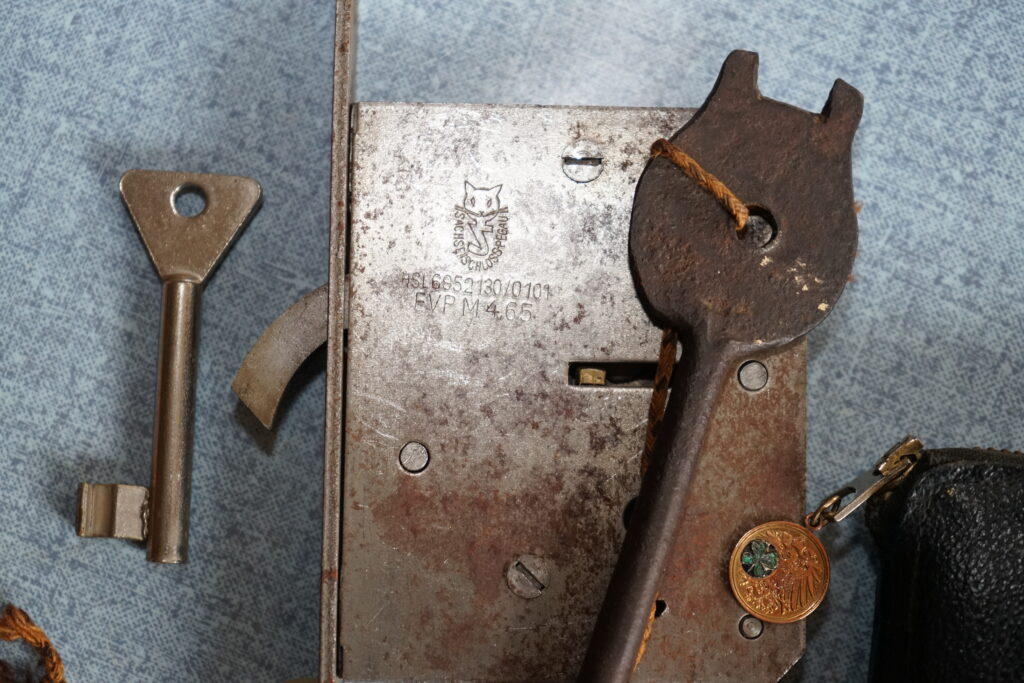 Dresden Pegau Arthur A. Bühl Privatinvestigator HAM Alemania Germany Deutschland Cat Katze Key Adler Bart Schloss EVP