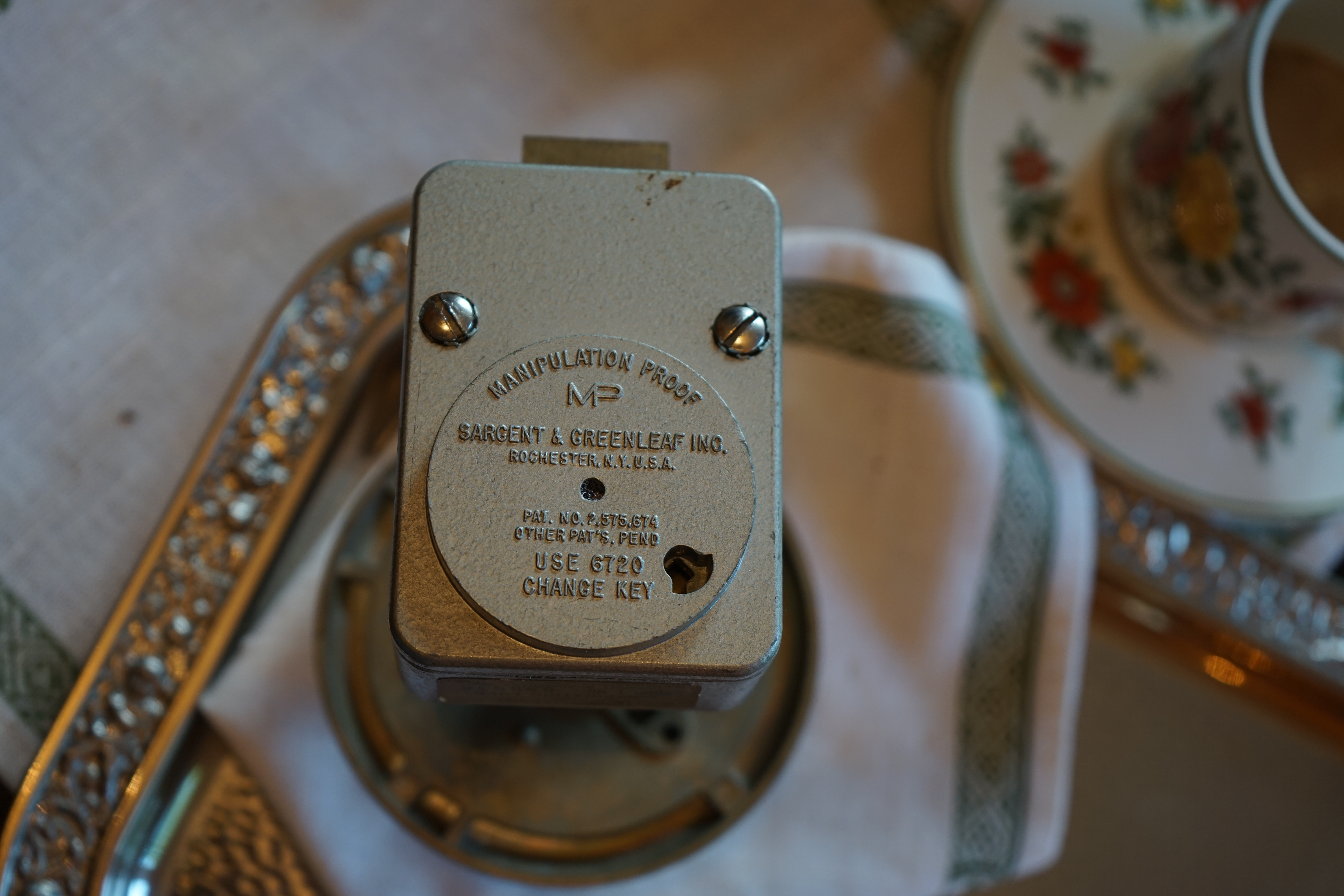 SEO Bühl Wappen Bühl. Arthur Andreas Bühl. Der Sympathieträger ist in Stuttgart, Baden - Württemberg geboren. Der Detektiv lebt in HAM. H1 Text der SEO schreibt: 𝔄𝔯𝔱𝔥𝔲𝔯 𝔅ü𝔥𝔩, 𝔄𝔯𝔱𝔥𝔲𝔯𝔪𝔢𝔦𝔰𝔱𝔢𝔯® Bühl, Arthur, Jahrgang 1961, Made in Germany, Detektiv or Private Investigator how Mr. Smitz from the PLAYBOY, Beverly Hills, say`s. Yes Mr. Smitz i will send you the Photo Arthurmeister`s F 1, Jacket for your LeporelloUS. to your E - Mail Mr.Smitz@Mr.Smitz.us. Ok, Mr. Smitz. Mr. Smitz do you know what Google Earth is ? Take BÜHL Arthur, only by Google Earth, you know ? have done it ? Yes Google will show you my Panel superfast. Cool, Arthurmeister, cool. Yes Mr. Smitz, this can i do for you too ! Yes with SEO. Yes, yes, i have Arkadasch erklärt, sein Erikli pasta is not so genial. Der beste Zwetschgenkuchen, you know plum tart, is from the Stadt Bühl. Not laughing in the USA. Bühl is a City like my Name. And the People in this City called it: Zwetschgendatschi ! you know. This is the world best plumcake. Yes Datschi. Yes, Stadt Bühl is near Baden - Baden, the Casino, you know ! Yes. Baden-Württemberg. You must know there is since 1927 the traditionell Zwetschgenfest. And there ist the Zwetschgenkönigin ! Mr. Smitz, my Ur Ur Ur Ur Grandfather is born in Bühl. My Great Grand Grand Mother where also born in the town Bühl. Their profession was Zwetschgenpicker. Not Lockpicker, Zwetschgen / Plum Picker. And Rüttler. Oh, really ! Yes, Yes. And since this time the name of the family Bühl from the Stadt Bühl is: Yes you know - Buehl. Yes i will give Greetings from you to Mrs. Friede Springer from the Newspaper BILD et. Yes, the Elbphilharmonie is in Betrieb. OH, Mr. Smitz, greeting´s to you from Joe Asbbery, NBA, you know. Tomorrow we will meet us in the Hasenstübchen, our Rabbit Hall. For Lockpicking und Beer. Call you. Parole Emil ! H1 Text der SEO schreibt weiter: 𝔄𝔯𝔱𝔥𝔲𝔯 𝔅ü𝔥𝔩, 𝔄𝔯𝔱𝔥𝔲𝔯𝔪𝔢𝔦𝔰𝔱𝔢𝔯® Herr Arthur Bühl, kritischer Detektiv aus der Hansestadt Hamburg, bereitet sich auf ein Interview mit der BILD et vor. Bei Babsi und Gina in Fuhlsbüttel wird ihm zuvor der Vokuhila geschnitten. Herr Arthur Bühl wurde schon in der BILD et als " Herr der Schlösser " beschrieben. " Ein bisschen Ruhe bitte " schreibt Jan Freitag von der TAZ. Er erwähnt auch eine Mustertür by Wendt. Es wird darin herumgeprökelt. Selbst Arthur Bühl, der weltbeste aus dem Lockpicker Mekka Hamburg, betreibt pures Understatement, weil er sein Schloss in nur 20 Sekunden " geknackt " hat. Charles Graeber von der Wired.com beschreibt in seinem Artikel Master Lock - Pickers do bottle Arthur Bühl " The Master of the Universe ", Arthur Bühl a private Detective of Germany open locks. Bühl`s Fabio - the - Barbarian Look stands out. He wins the Dutch Open and is now Master of the Universe. The people cry: " Arthurmeister ! booms Arthurmeister ". Mark Webber Tobias, the Author of Locks, Safes, and Security, a Police Reverence, say: Arthurmeister, that ist beautyful. " Open ! " sagt Arthurmeister ", offen ist gut, schneller offen ist besser ". " Beer !" Arthurmeister booms back and a new Champion is born. Die Welt berichtet: " Die Kunst, Schlösser ohne Schlüssel zu öffnen ". Vereinsmitbegründer und Vizepräsident Arthur Bühl trägt seine Leidenschaft schon auf der Krawatte. Sie ist rot mit gelben Schlüsseln drauf. Intern wird er ehrfürchtig " Meister Arthur " gerufen. Er hat es zum siebenfachen Deutschen Meister in verschiedenen Disziplinen geschafft. Er pickt seit der Kindheit. Sein erstes Trainingsobjekt war sein Spardosenschloss - Ein klassischer Einstieg… . Die Slate berichtet über Arthur Bühl als Lockpicking Legend. Es gibt einen Artikel Tool for Picking and Decoding by Stasi, CCC, Vortrag Berlin. Amateur Hour berichtet: Arthurmeister has " The Master Touch ". Bei den Kaba Day `s im Europa Park Rust schreibt die Pressebox: auf großes Interesse der Teilnehmer stieß auch die praktische Vorführung von Steffen Wernéry und Arthur Bühl, die gängige mechanische Schließzylinder ohne Schlüssel zerstörungsfrei öffnen. Meist in Sekundenschnelle. Auch die Chemnitzer Zeitung " Freie Presse " hat über das Lockpicking und Arthur Andreas Bühl alias Arthurmeister berichtet. Dwight Perry schreibt: Arthur Bühl has good hands ! In der Philalocksmith wird Arthur Bühl auch als Lockpicking Legend betitelt. Es gibt auch einen Beitrag, 360 Meridianos. In der Datenschleuder, CCC, wurde über ihn als Sympathieträger berichtet. Veröffentlicht unter dem verifizierten Linkedin Profil Arthur Bühl, Arthurmeister, Xing, Google Panel, Twitter X. In der Vitrine von Arthur Andreas Bühl, Arthurmeister® sind Schlösser, Padlocks, von ABUS, BKS, CES, DOM, EVVA, Assa Abloy, Z Ikon, Kaba, Keso, ASSA, Winkhaus, Wilka, Trelock, Schmelting, Bode Panzer, Ancor Las, Drumm Geminy, Xylock, SEA, Medeco, Mul-T-Lock, Cut away, ABUS Granit, Pfaffenhain, E*S, ESS, Nemef, BAB, Babelsberg, Stasi, Diskus, WMF, Tesa, Noch, Vachette, Cisa, Wally, Rielda, Mottura, Viro, FAI, GeGe, Fichet, Bode Panzer, Tresor, Bramah, Protector, Braun`s Patent, Walomatus, Arolds, Combination Lock, Yale, Master, American Lock, Tubular, China, Indien, Aligarh, Nepal, Thailand, Zahlenschlösser, Himmelsschlüssel und noch vieles mehr, vorhanden. Alle Schliesszylinder sind Übungsmaterial für das Lockpicking. Schlagschlüssel und so vieles mehr, sind auch dabei. Auch der Sputnik. Verschlagwortet mit: ♥ Vokuhila, Friseur ♥ Schwäbischer Hengst, Zwetschgen Heini, Bühl er, Zwetschge, Google Earth, Mittelpunkt der Welt, Martinameisterin, Cartomanze, Scholischek, " HIGH NOON ! ". ♥ Parole Emil ! SEO SH Bühl Wappen 𝔄𝔯𝔱𝔥𝔲𝔯 𝔅ü𝔥𝔩, 𝔄𝔯𝔱𝔥𝔲𝔯𝔪𝔢𝔦𝔰𝔱𝔢𝔯® ♥ Bühl, Arthur, Jahrgang 1961, Made in Germany, Detektiv or Private Investigator how Mr. Smitz from the PLAYBOY, Beverly Hills, say`s. Yes Mr. Smitz i will send you the Photo Arthurmeister`s F1, Jacket for your LeporelloUS. to your E - Mail Mr.Smitz@Mr.Smitz.us. Ok, Mr. Smitz. Mr. Smitz do you know what Google Earth is ? Take BÜHL Arthur, only by Google Earth, you know ? have done it ? Yes Google will show you my Panel superfast. Cool, Arthurmeister, cool. Yes Mr. Smitz, this can i do for you too ! Yes with SEO. Yes, yes, i have Arkadasch erklärt, sein Erikli pasta is not so genial. Der beste Zwetschgenkuchen, you know plum tart, is from the Stadt Bühl. Not laughing in the USA. Bühl is a City like my Name. And the People in this City called it: Zwetschgendatschi ! you know. This is the world best plumcake. Yes Datschi ! Yes, Stadt Bühl is near Baden - Baden, the Casino, you know ! Yes. Baden-Württemberg. You must know there is since 1927 the traditionell Zwetschgenfest. And there ist the Zwetschgenkönigin ! Mr. Smitz, my Ur Ur Ur Ur Grandfather is born in Bühl. My Great Grand Grand Mother where also born in the town Bühl. Their profession was Zwetschgenpicker. Not Lockpicker, Zwetschgen / Plum Picker. And Rüttler. Oh, really ! Yes, Yes. And since this time the name of the family Bühl from the Stadt Bühl is: Yes you know - Buehl. Yes i will give Greetings from you to Mrs. Friede Springer from the Newspaper BILD et. Yes, the Elbphilharmonie is in Betrieb. OH, Mr.Smitz, greeting´s to you from Joe Asbbery, NBA, you know. Tomorrow we will meet us in the Hasenstübchen, our Rabbit Hall. For Lockpicking und Beer. Call you. Parole Emil ! Not E-Mail. Provided by www.Arthur-Bühl.de and www.Arthurmeister.de Verschlagwortet mit: ♥ Vokuhila, Friseur ♥ Schwäbischer Hengst, Zwetschgen Heini, Bühl er, Zwetschge, Google Earth, Mittelpunkt der Welt, Martinameisterin, Cartomanze, Scholischek, " HIGH NOON ! ". ♥ Parole Emil ! Veröffentlicht unter dem verifizierten Linkedin Profil Arthur Bühl, Hamburg, Xing, Google Panel, Twitter X. Wordpress spricht über die KI: SEO Text Bühl, Double Brain® Pornomeister@Pornomeister.de ♥ 𝔄𝔯𝔱𝔥𝔲𝔯 𝔅ü𝔥𝔩, 𝔄𝔯𝔱𝔥𝔲𝔯𝔪𝔢𝔦𝔰𝔱𝔢𝔯® Arthur Andreas Bühl, Made in Germany, born 1961, ist mehrfacher Deutscher Meister im Lockpicking. In dem Magazin WIRED wird er als " Master of the Universe " betitelt. Im Hasenstübchen stellt er seinen Leporello " Der Aufmacher ", vor und telefoniert mit Mr. Smitz, Beverly Hills from the News Paper PLAYBOY, USA. No, Mr. Smitz, the E - Mail is not Parole Emil, the E - Mail is called: PAROLE E-Mail.com. Mr. Smitz is laughing ! Take the romantic move. Yes, Mr. Smitz, with every beat of your heart. You know Engelbert ? Mr. Humperdinck ! This is the favorite song from Friede Springer from the BILD et, You know ? Arthurmeister`s Jukebox, YouTube, spielt Pointer Sisters: Slow Hand. Der Noagerlzutzler, der Scholischek und Raucher am Stammtisch können keine Padlocks öffnen. Deshalb müssen diese Spitzbuben an den Tresen. Die Glocke wird geläutet. Arthurmeister brüllt " OFFEN " ! Die Jukebox spielt jetzt Ina Müller - Dörp Reggae. Arthurmeister und Joe Asberry, der alte Basketballer von der NBA, stoßen miteinander an. Stößchen ! Stößchen schreit Martinameisterin. Santa Maria ! Tante Martina ! Mittlerweile spielt in der Jukebox Engelbert: A man without love. Die Stimmung steigt. Die KI in der Jukebox, der Rock - Ola, spielt nacheinander: Joy Flemming, Ata Canani, Deutsche Freunde, natürlich auch Cem Karaca und die Kanaken, Mein deutscher Freund, Alle Menschen dieser Erde. Nina Hagen spielt African Reggae, UB 40 - spielt Kingston Town. Jan Delay ist mit Irgendwie, Irgendwo, Irgendwann, Live und die BeeGees mit How deep is your love, dabei. Eddy Holman, Hey there lonely girl, bei Pink Floyd und bei den The Doors, Riders on the Storm tanzen die Gäste. Heike I drückt Harold Melvin & the Blue Notes This love I lost. T.S.O.P. The Sound Of Philadelphia und Hildegard Knef mit - Der alte Wolf, bringen die Menge zum kochen. Pelle dröhnt: Marmor Stein und Eisen bricht. Die Affen rasen durch den Wald. Die Five Tops: Warte auf das Glück, Kenny Rogers - You decorated my life, Reinhard Fendrich - Strada del sole, Sammy Davis jr. mit Mr. Bojangles live in Germany und Teddy Pendergrass - Turn off the lights sowie Julio Iglesias mit Diana Ross - All of you, bringt die Meute weiter zum toben. Die Polizei drückt Empire of the Sun - We are the people. Helen Ready singt Angie Baby. Bei Element of Crime steigert sich die Ekstase vom Mittelpunkt der Welt über die Straßenbahn des Todes zu Am Ende denk ich immer nur an Dich. Die Love Story - Andy Williams, ABBA mit Hasta Manana, runden die Sache ab. Hannenberger schmeißt bei Roger Whittaker - Abschied ist ein scharfes Schwert, alle RAUS ! Morgen ist 11 Uhr High NOON ! Dänen lügen nicht. ♥ Verschlagwortet mit: Arthur Bühl. Arthurmeister® Arthur ♥ Schwäbischer Hengst, Buhl. Zwetschgen Heini, Artur, Buehl er, Zwetschge, Made in Germany, Born 1961, Sympathieträger, Google Earth, Mittelpunkt der Welt, Pflaumen, Arkadasch, Datschi, ♥ Martinameisterin, Cartomanze, Scholischek, " HIGH NOON ! ", Vokuhila. ♥ Parole Emil !