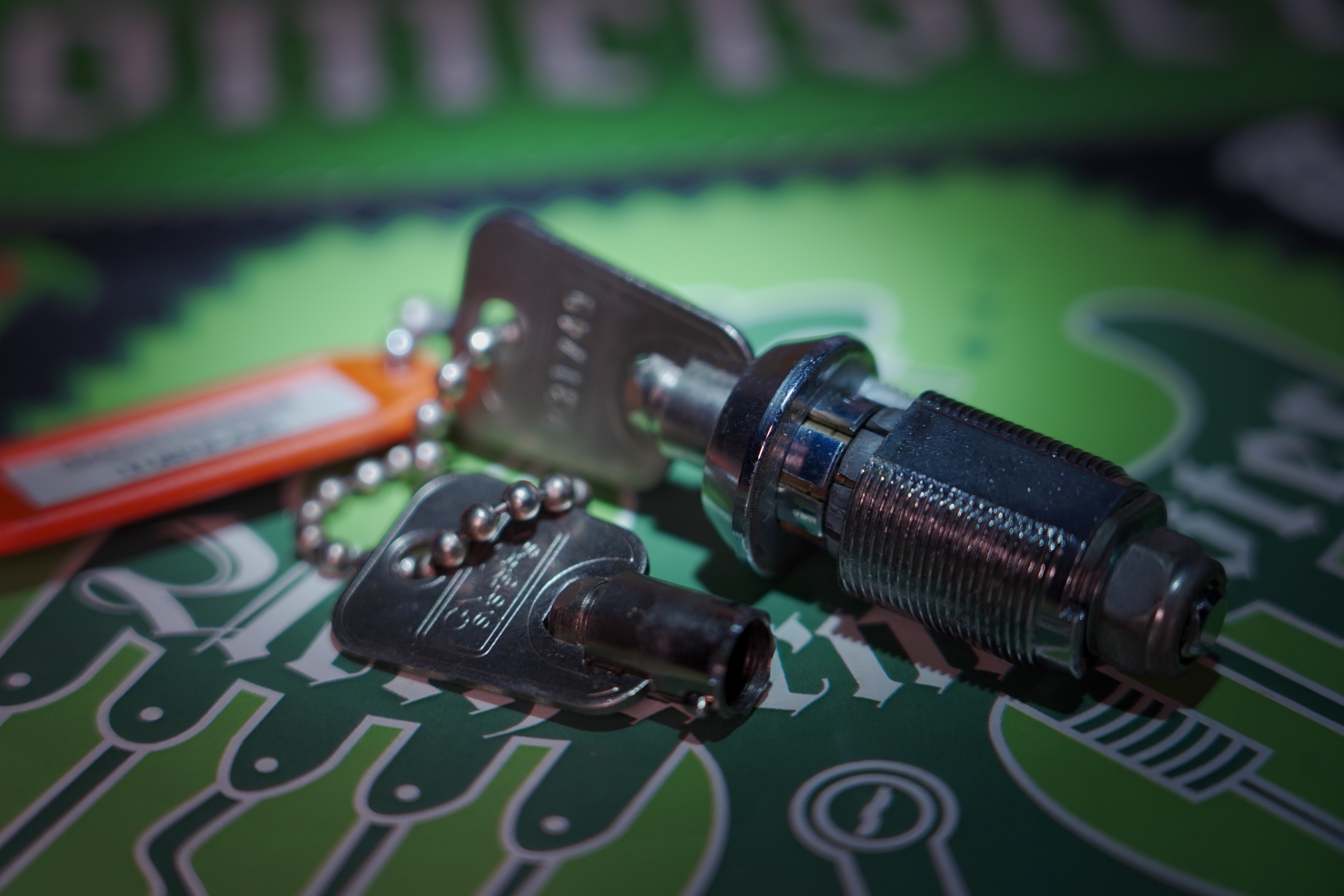 Bühl Arthur Andreas, Arthur meister ®,Lockpickerherz ® Schlossherz ®, Porno meister ®, Bühl, Arthurmeister ist Lockpicker aus Leidenschaft. Der erste Erfolg: Das zerstörungsfreie Öffnen seiner Spardose. Sobald er einen Draht biegen konnte, öffnete er auch Bartschlösser. Bei Fahradschlössern: Es ist einfach ein lüsternes Gefühl wenn es schnappt. Bühl fing nun an eigene Dietriche zu biegen. Mit Hilfe vom Nachbarn Mendel, Tischler aus Asperg, lernte er auch Tricks wie Türen generell schnell geöffnet werden können. Der Mendel half Arthur weitere, härtere Dietriche herzustellen. Diese Sperrzeuge wurden dann im Burggraben der Festung Hohenasperg auf ihre Tauglichkeit getestet. Und auch beim Lockpicking verhält es sich so wie der Amy in den Patsch Barracks schwätzt: learning bei doing und verschenkte ein Pickset. Mit solchen Pick`s lassen sich Zylinderschlösser zerstörungsfrei öffnen und auch flippern. Gerne ließen sich Vorhangschlösser picken; nein besser pflücken. Seit dieser Zeit häuft Bühl, Arthurmeister Schließzylinder und Vorhängeschlösser an. Er sammelt Schlösser der Marken ABUS und BKS. Auch besondere Öffnungswerkzeuge, auch einige von der Stasi lassen sich hier bewundern. Später schulte er dann zusammen mit Steffen Wernèry, ehemaliger Pressesprecher vom Chaos Computer Club, Behörden, Industrievertreter, Feuerwehren und natürlich auch Leute im Hasenstübchen am Stammtisch. Taged mit: Spiel nicht mit den Schmuddelkindern ! Zieh-Fix knacken E-Pick Porno Meister Schlossporno Taged with: Bühl Wappen, Bühl Fahne, Bühl Aufnäher, Bühl Patent Urkunde, Arthurmeister Patent Urkunde, Zwetschgenhengst, Zwetschgenfest, Meister Arthur, Bühler Zwetschge Arthur Bühl, Privatdetektiv aus Hamburg.