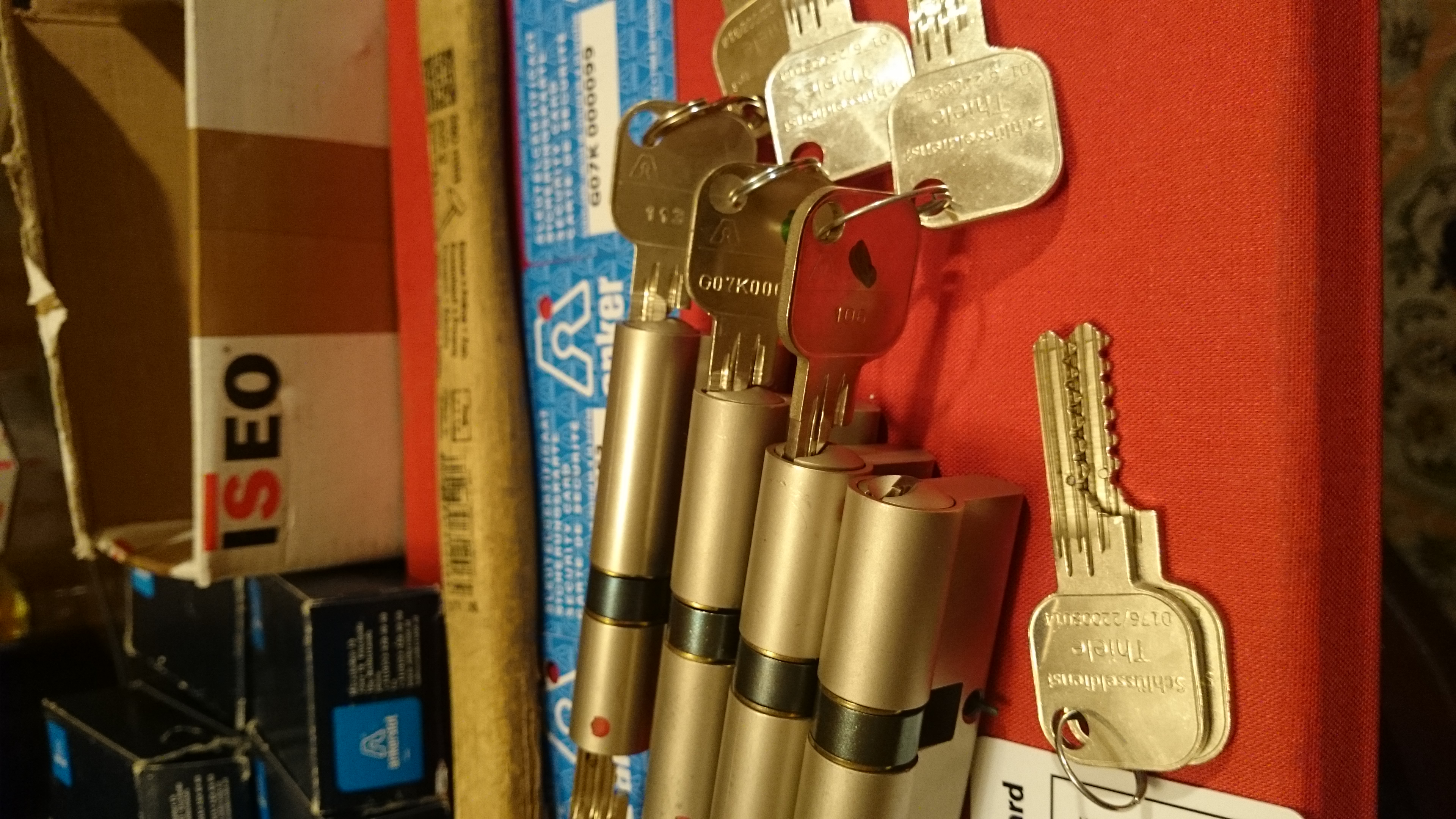 SEO Jahrgang 1961 ♥ 𝔄𝔯𝔱𝔥𝔲𝔯 𝔅ü𝔥𝔩, 𝔄𝔯𝔱𝔥𝔲𝔯𝔪𝔢𝔦𝔰𝔱𝔢𝔯® Arthur Bühl, Jahrgang 1961, Detektiv aus Germany, Im Dienste der Wahrheitsfindung unterwegs, betreibt in seiner Freizeit Lockpicking aus Leidenschaft. Der mehrfache Deutsche Meister wird in der WIRED als " Master of the Universe " betitelt. In der BILD et ist der Artikel " Herr der Schlösser " abgedruckt. Im Hasenstübchen - Fuhlsbüttel, am Hasenberge, Santa Fu, wird gefeiert. Arthurmeister® stellt seinen Leporello " Der Aufmacher " vor. Der Stammtisch grölt " OFFEN ". Scholischek, Rudi, Heike I, Noagerlzutzler, Arthur und Joe Asberry, der alte NBA ler, prosten sich zu. Arthurmeister`s Jukebox auf YouTube spielt Pointer Sisters - Slow Hand ! ♥ Beim Tanzen ruft die Cartomanze " Ey du Sympthieträger ♥, komm mal her " ! Verschlagwortet mit: Arthur Bühl, Arthurmeister® Arthur ♥ Schwäbischer Hengst, Buhl, Zwetschgen Heini, Artur, Buehl er, Zwetschge, Made in Germany, Born 1961, Sympathieträger, Google Earth, Mittelpunkt der Welt, Pflaumen, Arkadasch, Datschi, ♥ Martinameisterin, Cartomanze, Scholischek, " HIGH NOON ! ", ♥ ♥ Vokuhila ♥ Parole Emil ! Verschlagwortet mit: Bühl er Zwetschge, International Lockpicking, Google Earth, Earth Song, Schwäbischer Hengst !