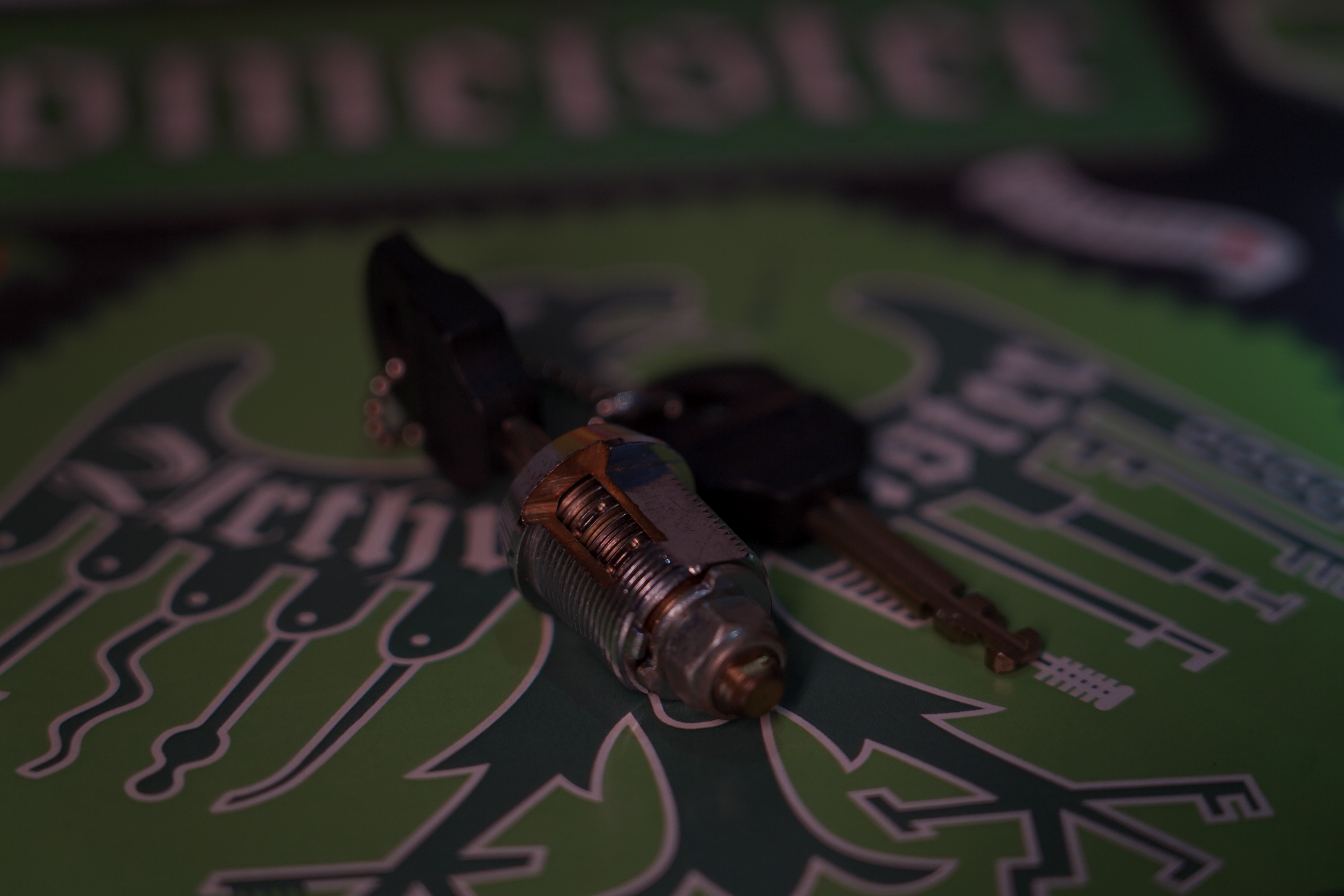 Karussel OFFEN und ZU: 𝔄𝔯𝔱𝔥𝔲𝔯 𝔅ü𝔥𝔩, 𝔄𝔯𝔱𝔥𝔲𝔯𝔪𝔢𝔦𝔰𝔱𝔢𝔯® Arthur Bühl, Jahrgang 1961, Detektiv aus Hamburg, Im Dienste der Wahrheitsfindung unterwegs, betreibt in seiner Freizeit Lockpicking aus Leidenschaft. Der mehrfache Deutsche Meister wird in der WIRED als " Master of Universe " betitelt. In der BILD et ist der Artikel " Herr der Schlösser " abgedruckt. Im Hasenstübchen - Fuhlsbüttel, am Hasenberge, Santa Fu, wird gefeiert. Arthurmeister® stellt seinen Leporello " Der Aufmacher " vor. Der Stammtisch grölt " OFFEN ". Scholischek, Rudi, Heike I, Noagerlzutzler und Arthur prosten sich zu. Die Jukebox auf YouTube spielt Slow Hand ! ♥ Beim Tanzen ruft die Cartomanze " Ey du Sympthieträger, komm mal her " ! Verschlagwortet mit: ♥ Vokuhila, Friseur ♥ Schwäbischer Hengst, Zwetschgen Heini, Bühl er, Zwetschge, Google Earth, Mittelpunkt der Welt, Martinameisterin, Cartomanze, Scholischek, " HIGH NOON ! ". ♥ Parole Emil !