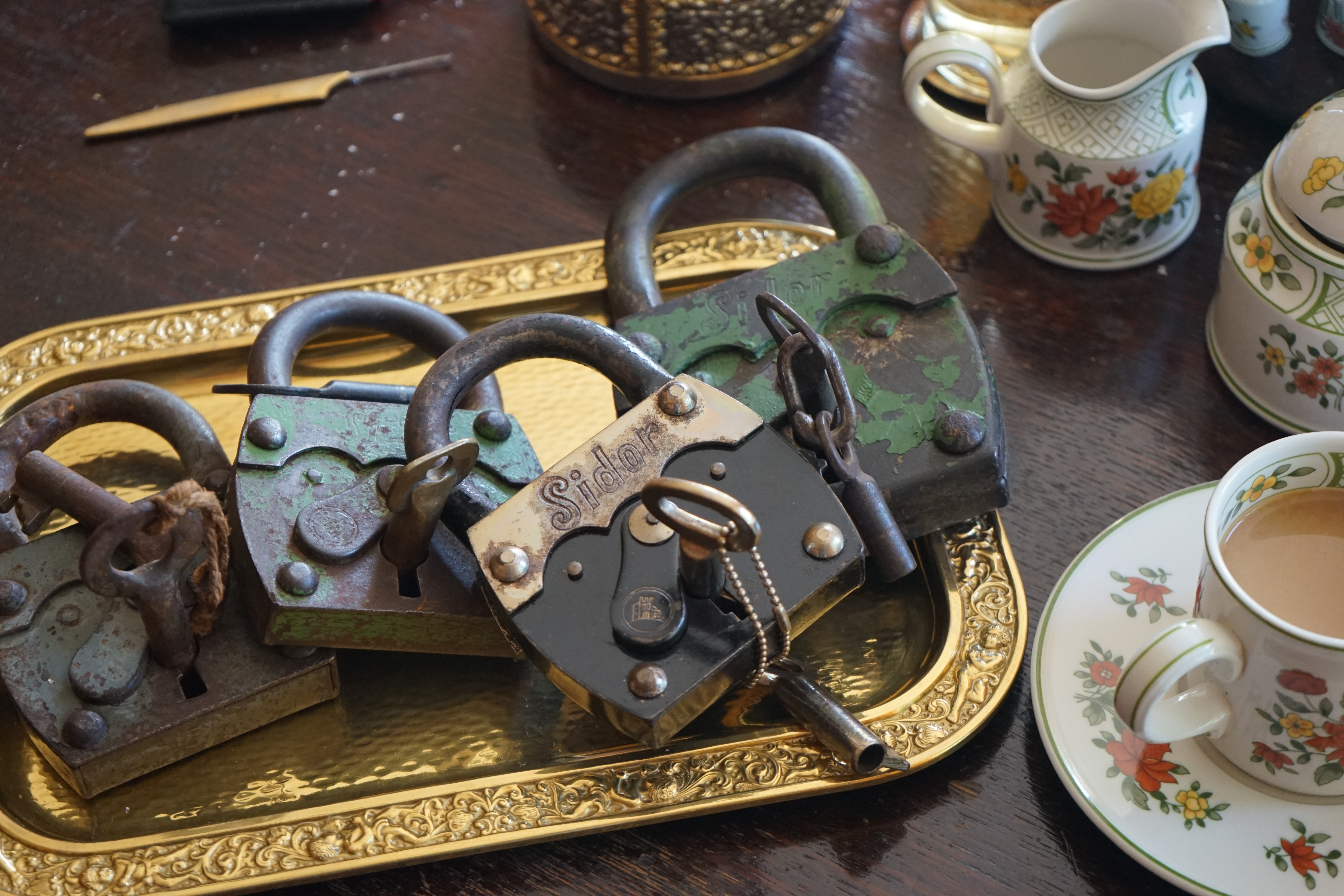 𝔄𝔯𝔱𝔥𝔲𝔯 𝔅ü𝔥𝔩, 𝔄𝔯𝔱𝔥𝔲𝔯𝔪𝔢𝔦𝔰𝔱𝔢𝔯 ® Stück Davon schwarze Katze, Zwei Katzenkopf Schlösser Zunft, Schlosser, Zunftabzeichen, Wappen, Geselle, Anstecknadel, Verbandsabzeichen, Stück Davon. Die nicht alltägliche Form eines Truhenschlossen führte dazu, das man die Schlosser im Zunftleben scherzhaft ironisierend Katzenköpfe nannte. Der Spitzname erhielt sich durch die Jahrhunderte. Und der Katzenkopf wurde damit zu einem Symbol. Er erscheint auf der Anstecknadel, die heute der Schlosser als Verbandabzeichen tragen kann. Die auf der Nadel angebrachte Inschrift " Stück Davon " erklärt sich wie folgt: Der wandernde Schlossergeselle sprach bei einem Meister um Arbeit vor. Befragt, ob er das Handwerk verstünde, antwortete er: Stück Davon ! Die zwei Worte wiesen ihn in aller Bescheidenheit als Angehörigen der Zunft aus, der bereit sei noch weiter zu lernen. DoubleBrain ® SEO für heute: Barockschlüssel, Schmiedeeisen, Halme gedreht, Bärte geschnitten, Reiden aufgesetzt, Stahlschnitttechnik, Kapelleneingerichte, Schmiedeeisen, Hohldorn, Gesenk, Pflanzenmotiv, Wappentierschmuck, geschmiedet, gepunzt, Schlüsselgriff beidseitig, halbrelief, Bekrönung auf der einen Seite als männlicher auf der anderen als weiblicher Kopf, Löwenwappen, Delphine, Schwanzflosse, Stilelemente der Reaissance, profilierter Steckhalm, Gesenke und Reide ziseliert, Griffrand, Zwei Schlangen blau angelassen, Eisenblech, Schließblech, Türrahmen, Schlosskasten, Eisenkern, französisch, Zierdecke ausgehauen, eingehauen und getrieben, Rosette, Ringgriff, Rokoko und Schlüssel, eisernes Wiener Barock Hangschloss mit Spreitzfedernverschluss, gefeilt, geschnitten und ziseliert, flacher Steckschlüssel, Eisengrundplatte und zwei Engel mit Trompete, Posaune und Blumengeranke verziert. Figuren, Schmuck, Jagdszene, Empire, Möbelschlösser, Messingzierdecken, Witwerschlüssel, Schlüsselgewalt, Symbol, Sargschlüssel, Silberschlüssel, Hohldorn, Nachbildung, Kammerherrnschlüssel, Bronce, feuervergoldet, Emblem mit Initialien der weltlichen oder kirchlichen Fürsten versehen, die sie verliehen haben. Doppeladler, Reichsapfel, Zepter und Krone, Übergabeschlüssel, magische Stilelemente, östrerreichischer Kammerherrenschlüssel mit Doppeladler, Kordeln und Quasten, Wien, Hoflieferant, Mayestät, päbstlich, ungarisch, bayerisch, in Silber gegossen, Sinsheim, Hohldornschlösser mit Eisenriegeln, Gelenkschlüssel, einfacher Schieberiegel aus Holz, klappbare Doppelschlüssel aus Tirol, Rohrhülse, Bart, Tirol, Kreuz, Herz, Schlüsselgehänge, süddeutsch, Leder, gotisch, Bügel, Tabakspfeifenschlüssel, Schlossergeselle nach bestandener Prüfung, Schlüsselgeschenketui für die Braut: Bund mit fünf Zimmer, Möbel und Kassettenschlüsseln, in der Mitte Haustorschlüssel aus einem Stück geschmiedet, geschnitten und mit Stahlstangen handpoliert auf dem vierseitigen Gesenk in Schreibschrift " Deutsches Empire ", Dreipass, Jugendstil, Doppelrohr, Hauptportal der Jesuitenkirchen Sankt Michael, Der Hammerschlüssel für Weinkeller: der ziselierte aufgesetzte Hammer diente dem Küfner zum abklopfen der Fässer und zum öffnen der Spunde, Enstehungszeit, Hoftheater, bayrisches Nationaltheater in München, Zerstörung, Kunstschlosser, Fritz Nüssel, Heinrich Pankofer, Germany, wissenschaftlich, systematisch, Schlüsselexperte, Sammler, Privatsammlung, Schlüsselzentrale München, Fachmann für Sicherheitsfragen, sachkundig, Experte, versierter Restaurator, historischer Wert, handwerkliches Geschick und seine langjährige Berufserfahrung, Anerkennung, international, Fachmann nicht nur für die Technick von Schlüsseln und Schloss, auch für künstlerische und historische Fragen. Standardwerk Europa, Übersee, offizielle Stellen, Landeskriminalamt, Bundesanwaltschaft, Keltenschlüssel, Vorchristus, Witwenschlüssel, John F. Kennedy, Weisses Haus, Schlossmuseum Velbert, gut verpackt, Pullach, Erfinder und Auror, Leidenschaft, aufschlußreiches Werrk, Memoiren, Töchter, Emmi Seifert, Marlene Nüssel, Frau Anni, Kaminkehrer, Schwanthal, Freund und Helfer der Polizei, mein Leben, Gedichte, Kaffeveranstaltung, Nachbarschaftshilfe, Essen auf Rädern, Schlüsselfigur, tausend Stücke, Keltenzeit, Christus, Kelheim, Exemplare, Ausländische Lehrlinge, Brocken, wiegt fünf Kilo, Schmucksafe, Ludwig XV 1430, Brillianten, Verona, Eisenzeit, Ägypten, Hallstadtzeit, Salzkammergut, Hallstadt Gräberfeld, Epoche, Eisenverhüttung, Salzbergbau, Gerätschaften zu exportieren, geographischer Ort am Nordende des Neuenburger Sees in der Schweiz, Pfalbauten, auf festem Land angelegte Siedlung, europäische Eisenzeit, Kelten Indogermanischen Völkergruppe, Germanen, Rhein, kämperisch, expansionsbereit, Rom, Homer, Dichter, Jugendzeit, halbdunkel, erahnbar, zivisilatorische Dokumente, Dichtung, märchenhaft schöne Gestalt, Götter treten vor uns hin, denen die mittelmerisch kleinasiatische Menschheit Wirkungen und Tätigkeiten zugedacht hat, die diesen Fabelwesen für immer Kontur verliehen haben. So tritt der Schmiedegott Hephaistos lateinisch Vulkanos vor uns hin: Rußig und edel zugleich, genial erfinderisch, ein kunstreicher Handwerkegott. Der zu den 12 Hauptgöttern der griechisch römischen Antike erzählt wird. Jupiter, Himmel, hinabgstürtzt, Entfernung der Erde von den Sternen, Insel Lemlos, Hinkefuss, Gerechtigkeit, alte Fabeln, schöne und liebenswürdige, Eheweib, Museeum of fine Arts in Boston USA, Parmenides Lehrgedicht Balanos, Hammer, Amboss, Feuer, Wasser, glühend, Metall, Hammerschlag, Gußverfahren, gewünschte Form, Holz oder Kohle, warmgeschmiedet, grobkristallin, feinkörnig, Streck und Bruchgrenze, Plinius, samische Künstler, Erzguß, Keltenschlüssel, hochkant durch einen Schlitz in der Tür gesteckt, gedreht, bis er - nun waagrecht - in die Angriffe der im Riegel gelagerten Sperrklötze eingerastet: die Sperrklötze werden angehoben, der Riegel ist entsperrt und lässt sich mit einem ledernen Zugriemen von außen auf und zu ziehen. Griechenland, lakonisch, neues Prinzip, Schlüsselträger, Kaiserzeit, Würde, Statussymbol, Römer, die punische Kriegen das Metallhandelsmonopol an sich gebracht hatten verfügten in reichem Maße über Kupfer, Zink und Zinn. Verschlußriegel, Feder, Lochkanäle, Sperrstifte, entsichert, auf oder zugeschoben, Drehschlüssel, Hangschloss, Spreitzfeder, Kulturlandschaft, Kassetten, Truhen, Türen, Tiermaskendeckel, Pferdegstalt, arabisch, Vexier, indisch, Kugel, Grundform, Volldorn, Technische Feinheit, Eleganz, Zweckgebilde in den Händen von Menschen, die bemüht sind, mit einem rauhen, kriegerischen Leben fertig zu werden, Verteidigung, bedachte Architektur, spürbar, verschlossen, Zierlichkeit, Zeitläufe, Kultur, Willen und Werkstätten in Pompji und Herkulaneum, Wachsmodell Tonmantel gebrannt, schmilzt das Wachs glühend, Nachteil, römisches Imperium, desto länger, primitive Form, Spätantik, Karolingische Kunst, Fräkisches Adelsgeschlecht, Karl der Große, Triebfeder, Höfische und Kirchliche Kreise, Monumental Kunst, Klerikale Kreise, Kulturträger, Elfenbein, Goldschmied, Goldschmiedekunst, geistig - kulturelle Erhellung, Abendland, profunde Bedeutung, Ehefrau, häusliche Gewalt, Vertrauen, Brauch, Kirchweihtag, Steiermark, geweiht, Gnadenschlüssel, Petrus - Schlüssel, Apostel, Pilger, Schenkung, Pabst Pälagius, Gregor, König Alfons von Kastilien, König Alfred, romanischer Stil, schöpferische Kraft, Kunstgewerbe, Klöster, Kostbarkeiten, kunsthandwerklich, Verfeinerung, Raffiniertheit, Formenwelt, Alltag, Kleidung, Ritterrüstung, kraftvoll, primitiv, gotische Epoche, Jan van Eick, Grammatik, Lebensstil, geläutert, gültig, Opulenz der Kleidung, Materialwert, Charme, Sakral, Phantasie, Formensprache, feinsinnig, Steinmetz, Bescheidenheit, Portal, Notre - Dame, Paris, köstlich, kostbar, Mechanismus, Entsperrungsvorgang, Fischblasen, Kreuze, Drei - und Vierpass, grotesk, meisterlich, Handwerkszeug primitiv, Gewirre, Besatzung, Tropfen Öl, rein von Hand, Prochnov, Kunstschreiner, gesunde Männer, Michael Mann, Michael Mann Kästchen, Nürnberg, Augsburg, Fürth, Wörth, Riegelwerk, sauber geätzte und vergoltdete Büchsen und Pistolen aus Eisen. Doppelmeyer, Markgraf, erlassene Strafe, Spinnenschlösser, Deckelunterseite, figürlich, kunstfertigkeit, Schlüsselloch, größere Summen harten Geldes, raffiniert, Spielerei, Kuriusität, Zeugnis, Möbel, Bombast, Schwulst, Liebe, Zäsur, Dreißigjähriger Krieg, Mutter Courage, Armut, Schichten in Deutschland, Reformation, patetisch, Phänomen, Ornament, Pierre Frommerie, Sedan, Berlin, Ebenholz, Emaill, monumental, Signatur, Barock, Formenreichtum, gediegen, summarisch, mittelmäßig, Epochen, Werkleute, Halskette, Mayestät, Spanien, Revolution, Mittelalter, feierlich, Feind, Öffnung der Tore, Kapitulation, Schlüsselsoldat, Mitglied der päbstlichen Schweizer Garde, Pabstwappen, abfällige Bedeutung, Stadtwappen Tabackspfeife, Vierkant, Dolch, Pistolenschlüssel, geheime Nachrichten, Siegel, Hammerschlüssel für einen Weinkeller, Liebende, Angebetete, Ritter, Kreuzzug, Heiliges Land, Kreuzritter, Ehefrau, Märchen, arges oder schönes, es will scheinen, das eine Welt ohne Schlüssel nicht denkbar ist, Paris, Turenschloss, Schlossfalle, Konstruktion, Luxus, Verschwendungssucht, Kleinod, Brilliant, Maillard, König Stanislas, Ballkongitter, Pastellportrait, Museeum der Stadt Nancy, spirituell Sonnenkönig, Prinz Eugen von Savojen, den sublimen Geist seiner Epoche, General Feldmarschall Prinz Freund der Musen, Besieger der Türken, Zunftbuch, Balthasar, Gitter, Porzellan, hochkultiviert, Degengriff, Münchener Hof, Wittelsbach, Gesamtkunstwerk, Johann Joachim Winckelmann, Kleidermode, Reifrock, Schnürrleibchen, Wohnkultur, Neoklassizismus, Möbel, Chubb, Bramah, Inselstaat, Engländer, Ungarn, Italiener, Tossi, Yale, Hobbs, Aber die Bemühungen um immer neue vergrößerte Sicherheit im Bereich des Schlosses gingen weiter. Man glaubte vorübergehend das non plus ultra Sicherheitsschloss konstruiert zu haben und zwar kühn genug, Geldpreise für denjenigen auszusetzen, dem es gelingen würde, diese neuartigen Schlösser aufzusperren. Überraschend geschah das dank der Fertigkeit des Amerikaners Hobbs 1853. Seine Medtode des Aufsperrens ist in der Fachwelt als Hobbsches Öffnungsverfahren bekannt. Es wurde mit Erfolg publiziert, das Kriminelle Hinweise zum Öffnen der Sicherheitsschlösser erhielten. Linus Yale, Fallstiftriegelschlösser, der Ägypter, Assyrer, Babyloner, Yale Zylinder, C.E. Schulte in Velbert, Kromer Protector Schloss 1871, Hahn AG, Karl Zeiss, BKS, Boge und Kasten Solingen, Koloss von Roddos, Byzanz, Konstantinopel, Moschee, Kirche, Schlüsseltyp, Kaufmann, Herkunft, Herzblatt, Kurfürst, Alltagsgebrauch. Die Schönheit der Welt. Die Kraft, die menschlichen Schöpfergeist gewahr werden lässt. Die beiden Schlüssel in der Hand des heiligen Petrus geben diesem die Macht, die Pforten des Himmels zu öffnen. Der Schlüssel ist ein christliches Symbol, er ist aber auch das Inbild menschlichen Schöpfergeistes und als solches steht er in unmittelbarer Beziehung zu der Arbeitswelt des Sammlers Heinrich Pankofer. Doblebrain ® gibt vor: Mehr SEO ! ! ! Bühl. Arthur Andreas Bühl. Der Sympathieträger ist in Stuttgart, Baden - Württemberg geboren. Der Detektiv lebt in HAM. H1 Text: Der SEO schreibt: 𝔄𝔯𝔱𝔥𝔲𝔯 𝔅ü𝔥𝔩, 𝔄𝔯𝔱𝔥𝔲𝔯𝔪𝔢𝔦𝔰𝔱𝔢𝔯® Bühl, Arthur, Jahrgang 1961, Made in Germany, Detektiv or Private Investigator how Mr. Smitz from the PLAYBOY, Beverly Hills, say`s. Yes Mr. Smitz i will send you the Photo Arthurmeister`s F 1, Jacket for your LeporelloUS. to your E - Mail Mr.Smitz@Mr.Smitz.us. Ok, Mr. Smitz. Mr. Smitz do you know what Google Earth is ? Take BÜHL Arthur, only by Google Earth, you know ? have done it ? Yes Google will show you my Panel superfast. Cool, Arthurmeister, cool. Yes Mr. Smitz, this can i do for you too ! Yes with SEO. Yes, yes, i have Arkadasch erklärt, sein Erikli pasta is not so genial. Der beste Zwetschgenkuchen, you know plum tart, is from the Stadt Bühl. Not laughing in the USA. Bühl is a City like my Name. And the People in this City called it: Zwetschgendatschi ! you know. This is the world best plumcake. Yes Datschi. Yes, Stadt Bühl is near Baden - Baden, the Casino, you know ! Yes. Baden-Württemberg. You must know there is since 1927 the traditionell Zwetschgenfest. And there ist the Zwetschgenkönigin ! Mr. Smitz, my Ur Ur Ur Ur Grandfather is born in Bühl. My Great Grand Grand Mother where also born in the town Bühl. Their profession was Zwetschgenpicker. Not Lockpicker, Zwetschgen / Plum Picker. And Rüttler. Oh, really ! Yes, Yes. And since this time the name of the family Bühl from the Stadt Bühl is: Yes you know - Buehl. Yes i will give Greetings from you to Mrs. Friede Springer from the Newspaper BILD et. Yes, the Elbphilharmonie is in Betrieb. OH, Mr. Smitz, greeting´s to you from Joe Asbbery, NBA, you know. Tomorrow we will meet us in the Hasenstübchen, our Rabbit Hall. For Lockpicking und Beer. Call you. Parole Emil ! H1 Text: Der SEO schreibt weiter: 𝔄𝔯𝔱𝔥𝔲𝔯 𝔅ü𝔥𝔩, 𝔄𝔯𝔱𝔥𝔲𝔯𝔪𝔢𝔦𝔰𝔱𝔢𝔯® Herr Arthur Bühl, kritischer Privatdetektiv aus der Hansestadt Hamburg, bereitet sich auf ein Interview mit der BILD et vor. Bei Babsi und Gina in Fuhlsbüttel wird ihm zuvor der Vokuhila geschnitten. Herr Arthur Bühl wurde schon in der BILD et als " Herr der Schlösser " beschrieben. " Ein bisschen Ruhe bitte " schreibt Jan Freitag von der TAZ. Er erwähnt auch eine Mustertür by Wendt. Es wird darin herumgeprökelt. Selbst Arthur Bühl, der weltbeste aus dem Lockpicker Mekka Hamburg, betreibt pures Understatement, weil er sein Schloss in nur 20 Sekunden " geknackt " hat. Charles Graeber von der Wired.com beschreibt in seinem Artikel Master Lock - Pickers do bottle Arthur Bühl " The Master of the Universe ", Arthur Bühl a private Detective of Germany open locks. Bühl`s Fabio - the - Barbarian Look stands out. He wins the Dutch Open and is now Master of the Universe. The people cry: " Arthurmeister ! booms Arthurmeister ". Mark Webber Tobias, the Author of Locks, Safes, and Security, a Police Reverence, say: Arthurmeister, that ist beautyful. " Open ! " sagt Arthurmeister ", offen ist gut, schneller offen ist besser ". " Beer !" Arthurmeister booms back and a new Champion is born. Die Welt berichtet: " Die Kunst, Schlösser ohne Schlüssel zu öffnen ". Vereinsmitbegründer und Vizepräsident Arthur Bühl trägt seine Leidenschaft schon auf der Krawatte. Sie ist rot mit gelben Schlüsseln drauf. Intern wird er ehrfürchtig " Meister Arthur " gerufen. Er hat es zum siebenfachen Deutschen Meister in verschiedenen Disziplinen geschafft. Er pickt seit der Kindheit. Sein erstes Trainingsobjekt war sein Spardosenschloss - Ein klassischer Einstieg… . Die Slate berichtet über Arthur Bühl als Lockpicking Legend. Es gibt einen Artikel Tool for Picking and Decoding by Stasi, CCC, Vortrag Berlin. Amateur Hour berichtet: Arthurmeister has " The Master Touch ". Bei den Kaba Day `s im Europa Park Rust schreibt die Pressebox: auf großes Interesse der Teilnehmer stieß auch die praktische Vorführung von Steffen Wernéry und Arthur Bühl, die gängige mechanische Schließzylinder ohne Schlüssel zerstörungsfrei öffnen. Meist in Sekundenschnelle. Auch die Chemnitzer Zeitung " Freie Presse " hat über das Lockpicking und Arthur Andreas Bühl alias Arthurmeister berichtet. Dwight Perry schreibt: Arthur Bühl has good hands ! In der Philalocksmith wird Arthur Bühl auch als Lockpicking Legend betitelt. Es gibt auch einen Beitrag, 360 Meridianos. In der Datenschleuder, CCC, wurde über ihn als Sympathieträger berichtet. Veröffentlicht unter Linkedin, Xing, Google Panel, Twitter X. In der Vitrine von Arthur Andreas Bühl, Arthurmeister® sind Schlösser, Padlocks, von ABUS, BKS, CES, DOM, EVVA, Assa Abloy, Z Ikon, Kaba, Keso, ASSA, Winkhaus, Wilka, Trelock, Schmelting, Bode Panzer, Ancor Las, Drumm Geminy, Xylock, SEA, Medeco, Mul-T-Lock, Cut away, ABUS Granit, Pfaffenhain, E*S, ESS, Nemef, BAB, Babelsberg, Stasi, Diskus, WMF, Tesa, Noch, Vachette, Cisa, Wally, Rielda, Mottura, Viro, FAI, GeGe, Fichet, Bode Panzer, Tresor, Bramah, Protector, Braun`s Patent, Walomatus, Arolds, Combination Lock, Yale, Master, American Lock, Tubular, China, Indien, Aligarh, Nepal, Thailand, Zahlenschlösser, Himmelsschlüssel und noch vieles mehr, vorhanden. Alle Schliesszylinder sind Übungsmaterial für das Lockpicking. Schlagschlüssel und so vieles mehr, sind auch dabei. Auch der Sputnik. Verschlagwortet mit: ♥ Vokuhila, Friseur ♥ Schwäbischer Hengst, Zwetschgen Heini, Bühl er, Zwetschge, Google Earth, Mittelpunkt der Welt, Martinameisterin, Cartomanze, Scholischek, " HIGH NOON ! ". ♥ Parole Emil ! Arthur Andreas Bühl, Detektiv, made in Germany, born 1961 in Stuttgart, Baden - Württemberg, living in HAM, Im Dienste der Wahrheitsfindung unterwegs, betreibt in seiner Freizeit Lockpicking aus Leidenschaft. Der mehrfache Deutsche Meister wird in der WIRED als " Master of the Universe " betitelt. In der BILD et ist der Artikel " Herr der Schlösser " abgedruckt. Im Hasenstübchen - Fuhlsbüttel, am Hasenberge, Santa Fu, wird gefeiert. Arthurmeister® stellt seinen Leporello " Der Aufmacher " vor. Der Stammtisch grölt " OFFEN ". Scholischek, Rudi, Heike I, Noagerlzutzler, Arthur und Joe Asberry, der alte NBA ler, prosten sich zu. Arthurmeister`s Jukebox auf YouTube spielt Pointer Sisters - Slow Hand ! ♥ Beim Tanzen ruft die Cartomanze " Ey du Sympthieträger ♥, komm mal her " ! SEO für heute: DETEKTIV, Arthur Bühl, Lockpicker, Deutscher Meister, pickt ABUS Padlock. 𝐀𝐫𝐭𝐡𝐮𝐫 𝐀𝐧𝐝𝐫𝐞𝐚𝐬 𝐁ü𝐡𝐥, 𝐃𝐞𝐭𝐞𝐤𝐭𝐢𝐯, 𝐦𝐚𝐝𝐞 𝐢𝐧 𝐆𝐞𝐫𝐦𝐚𝐧𝐲, 𝐛𝐨𝐫𝐧 𝟏𝟗𝟔𝟏 𝐢𝐧 𝐒𝐭𝐮𝐭𝐭𝐠𝐚𝐫𝐭, 𝐁𝐚𝐝𝐞𝐧 - 𝐖ü𝐫𝐭𝐭𝐞𝐦𝐛𝐞𝐫𝐠, 𝐥𝐢𝐯𝐢𝐧𝐠 𝐢𝐧 𝐇𝐀𝐌, 𝐈𝐦 𝐃𝐢𝐞𝐧𝐬𝐭𝐞 𝐝𝐞𝐫 𝐖𝐚𝐡𝐫𝐡𝐞𝐢𝐭𝐬𝐟𝐢𝐧𝐝𝐮𝐧𝐠 𝐮𝐧𝐭𝐞𝐫𝐰𝐞𝐠𝐬, 𝐛𝐞𝐭𝐫𝐞𝐢𝐛𝐭 𝐢𝐧 𝐬𝐞𝐢𝐧𝐞𝐫 𝐅𝐫𝐞𝐢𝐳𝐞𝐢𝐭 𝐋𝐨𝐜𝐤𝐩𝐢𝐜𝐤𝐢𝐧𝐠 𝐚𝐮𝐬 𝐋𝐞𝐢𝐝𝐞𝐧𝐬𝐜𝐡𝐚𝐟𝐭. 𝐃𝐞𝐫 𝐦𝐞𝐡𝐫𝐟𝐚𝐜𝐡𝐞 𝐃𝐞𝐮𝐭𝐬𝐜𝐡𝐞 𝐌𝐞𝐢𝐬𝐭𝐞𝐫 𝐰𝐢𝐫𝐝 𝐢𝐧 𝐝𝐞𝐫 𝐖𝐈𝐑𝐄𝐃 𝐚𝐥𝐬 " 𝐌𝐚𝐬𝐭𝐞𝐫 𝐨𝐟 𝐭𝐡𝐞 𝐔𝐧𝐢𝐯𝐞𝐫𝐬𝐞 " 𝐛𝐞𝐭𝐢𝐭𝐞𝐥𝐭. 𝐈𝐧 𝐝𝐞𝐫 𝐁𝐈𝐋𝐃 𝐞𝐭 𝐢𝐬𝐭 𝐝𝐞𝐫 𝐀𝐫𝐭𝐢𝐤𝐞𝐥 " 𝐇𝐞𝐫𝐫 𝐝𝐞𝐫 𝐒𝐜𝐡𝐥ö𝐬𝐬𝐞𝐫 " 𝐚𝐛𝐠𝐞𝐝𝐫𝐮𝐜𝐤𝐭. 𝐈𝐦 𝐇𝐚𝐬𝐞𝐧𝐬𝐭ü𝐛𝐜𝐡𝐞𝐧 - 𝐅𝐮𝐡𝐥𝐬𝐛ü𝐭𝐭𝐞𝐥, 𝐚𝐦 𝐇𝐚𝐬𝐞𝐧𝐛𝐞𝐫𝐠𝐞, 𝐒𝐚𝐧𝐭𝐚 𝐅𝐮, 𝐰𝐢𝐫𝐝 𝐠𝐞𝐟𝐞𝐢𝐞𝐫𝐭. 𝐀𝐫𝐭𝐡𝐮𝐫𝐦𝐞𝐢𝐬𝐭𝐞𝐫® 𝐬𝐭𝐞𝐥𝐥𝐭 𝐬𝐞𝐢𝐧𝐞𝐧 𝐋𝐞𝐩𝐨𝐫𝐞𝐥𝐥𝐨 " 𝐃𝐞𝐫 𝐀𝐮𝐟𝐦𝐚𝐜𝐡𝐞𝐫 " 𝐯𝐨𝐫. 𝐃𝐞𝐫 𝐒𝐭𝐚𝐦𝐦𝐭𝐢𝐬𝐜𝐡 𝐠𝐫ö𝐥𝐭 " 𝐎𝐅𝐅𝐄𝐍 ". 𝐒𝐜𝐡𝐨𝐥𝐢𝐬𝐜𝐡𝐞𝐤, 𝐑𝐮𝐝𝐢, 𝐇𝐞𝐢𝐤𝐞 𝐈, 𝐍𝐨𝐚𝐠𝐞𝐫𝐥𝐳𝐮𝐭𝐳𝐥𝐞𝐫, 𝐀𝐫𝐭𝐡𝐮𝐫 𝐮𝐧𝐝 𝐉𝐨𝐞 𝐀𝐬𝐛𝐞𝐫𝐫𝐲, 𝐝𝐞𝐫 𝐚𝐥𝐭𝐞 𝐍𝐁𝐀 𝐥𝐞𝐫, 𝐩𝐫𝐨𝐬𝐭𝐞𝐧 𝐬𝐢𝐜𝐡 𝐳𝐮. 𝐀𝐫𝐭𝐡𝐮𝐫𝐦𝐞𝐢𝐬𝐭𝐞𝐫`𝐬 𝐉𝐮𝐤𝐞𝐛𝐨𝐱 𝐚𝐮𝐟 𝐘𝐨𝐮𝐓𝐮𝐛𝐞 𝐬𝐩𝐢𝐞𝐥𝐭 𝐏𝐨𝐢𝐧𝐭𝐞𝐫 𝐒𝐢𝐬𝐭𝐞𝐫𝐬 - 𝐒𝐥𝐨𝐰 𝐇𝐚𝐧𝐝 ! ♥ 𝐁𝐞𝐢𝐦 𝐓𝐚𝐧𝐳𝐞𝐧 𝐫𝐮𝐟𝐭 𝐝𝐢𝐞 𝐂𝐚𝐫𝐭𝐨𝐦𝐚𝐧𝐳𝐞 " 𝐄𝐲 𝐝𝐮 𝐒𝐲𝐦𝐩𝐭𝐡𝐢𝐞𝐭𝐫ä𝐠𝐞𝐫 ♥, 𝐤𝐨𝐦𝐦 𝐦𝐚𝐥 𝐡𝐞𝐫 " ! 𝐒𝐄𝐎 𝐟ü𝐫 𝐡𝐞𝐮𝐭𝐞: 𝐃𝐄𝐓𝐄𝐊𝐓𝐈𝐕, 𝐀𝐫𝐭𝐡𝐮𝐫 𝐁ü𝐡𝐥, 𝐋𝐨𝐜𝐤𝐩𝐢𝐜𝐤𝐞𝐫, 𝐃𝐞𝐮𝐭𝐬𝐜𝐡𝐞𝐫 𝐌𝐞𝐢𝐬𝐭𝐞𝐫, 𝐩𝐢𝐜𝐤𝐭 𝐀𝐁𝐔𝐒 𝐏𝐚𝐝𝐥𝐨𝐜𝐤.