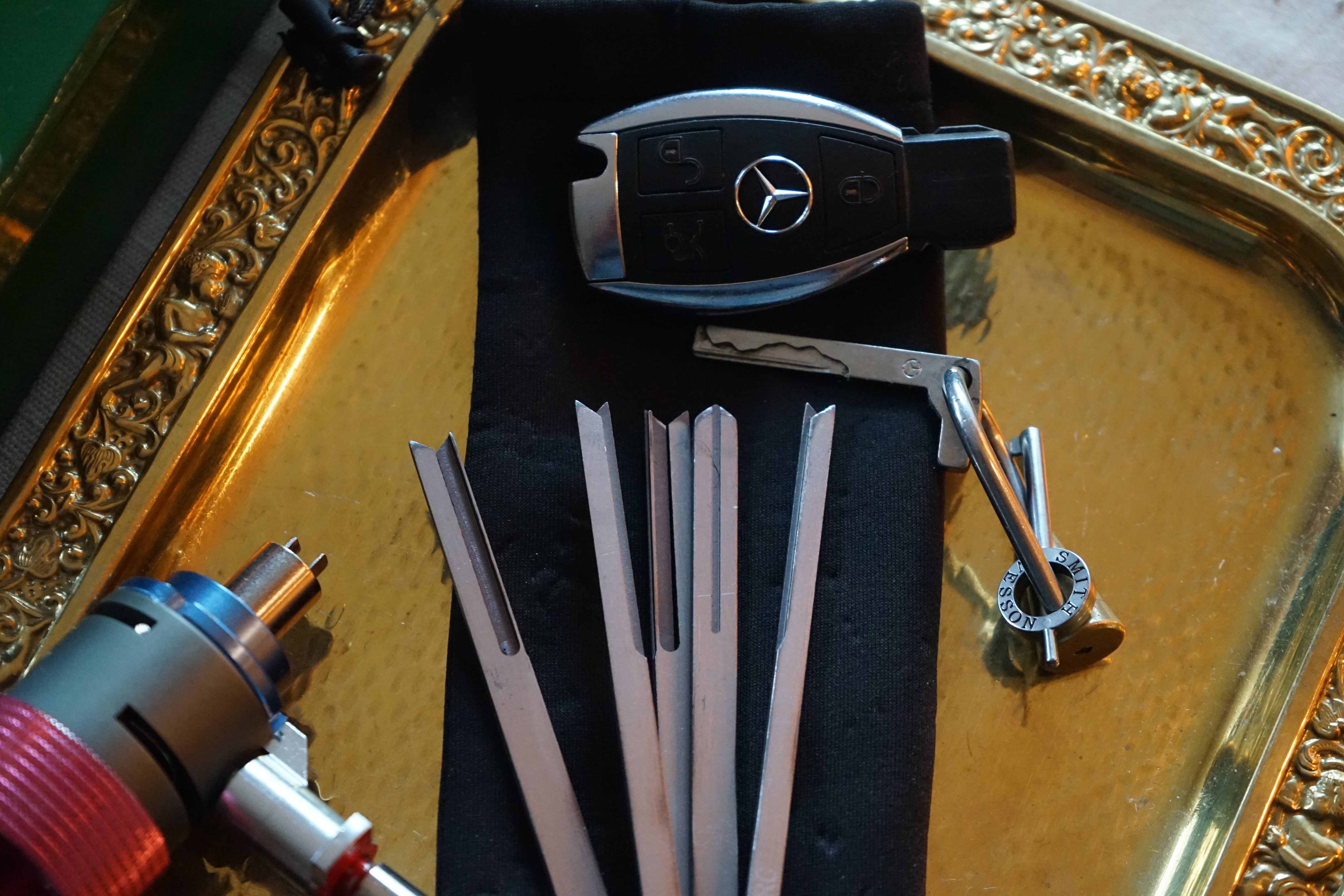 Bühl. Arthur Andreas Bühl. Hier ist die rasende Uschi von der Bild et und schreibt mit der neuen KI Arthurmeister den neuen SEO Text für 2026, denn die SEO GEISTER werden von Google gerufen. Der Sympathieträger ist in Stuttgart, Baden - Württemberg geboren. Der Detektiv lebt in Fuhlsbüttel, HAM, und ist im Dienste der Wahrheitsfindung unterwegs, BUDEG. H1 Text der SEO schreibt: Hamburger knackte 1000 ( tausend ) Schlösser, Bild Zeitung, Performancekünstler, Xing, Arthurmeister `s Jukebox im Hasenstuebchen, You Tube, Slow Hand - Pointer Sisters, Joy Flemming. 𝔄𝔯𝔱𝔥𝔲𝔯 𝔅ü𝔥𝔩, 𝔄𝔯𝔱𝔥𝔲𝔯𝔪𝔢𝔦𝔰𝔱𝔢𝔯® VereinsWiki / Fandom, Arthur Bühl. Bühl, Arthur, Jahrgang 1961, Made in Germany, Detektiv or Private Investigator, Performancekünstler und Lockpicker aus Hamburg erzählt in seinem Leporello wahre Geschichten aus dem Hasenstuebchen, Bunny Hall, Stammtisch, Fuhlsbüttel. Kaba Days Im Europa Park Rust: Unternehmensschutz im Fokus, dorma kaba, Deutschland, praktische Vorführung von Arthur Buehl, Sportsfreunde. Koksa Vereinsauflösung taz Ein bisschen Ruhe bitte ! Arthur Bühl, der Weltbeste aus Stuttgart mit Wohnsitz im Lockpickermekka Hamburg ist auch Deutscher Meister. slideplayer: but Jesus is the only Masterwho can unlock the human soul. But there is another obvious difference between Arthurmeister and the " Jesusmeister " that connects today´s story to our lives. The tools that Arthur Bühl collected are mostly from the Stasi. Schlossherz, Lockpickererz, Pornomeister, Bühl Fahne, Bühl Wappen, UHU Linkedin Arthur Bühl, Arthurmeister, Präsident, Performance, Bundesverband für Detektive und Ermittler, Budeg. Arthur Andreas Bühl, EverybodyWiki Bios&Wiki, 27.03.61,Stuttgart, auch unter dem Pseudonym Arthurmeister bekannt, ist mehrfacher Deutscher Meister im Lockpicking. Koksa.Org Vereinsauflösung, Arthur Bühl, Arthurmeister, Tagesordnung, Mitgliederversammlung Arthurmeister`s Jukebox im Hasenstübchen by You Tube arthurmeister007, Schloßöffnung. Arthurbuehl@Arthurbuehl, X, Erfreulich ! Schlossindustrie und Elite rücken zusammen ! Verein, Sportsfreunde, Arthur Bühl, Erfahrung. FAZ.net Freizeit: Lockpickern bleibt nichts verschlossen - Doch der Beste der Besten hat alle schon besiegt: Der 42 jährige Kaufmann sitzt in Trachtenkleidung vor einer verrosteten alten Kiste. Preview Jesusmeister Homileticsonline, At the Dutsch open Lock Picking Championship, Arthur Bühl emerged as the champion. No one picks locks as well as he does. Arthurmeister Phila-Locksmith Arthur Bühl Lock Picking Legend, Mr. Bühl, tool, nl, Sneek. Unter Knackern, jungle.world. Welt.de Die Kunst Sclösser ohne Schlüssel zu öffnen, Vereins-Mitbegründer und Vize Präsident trägt seine Leidenschaft schon auf der Krawatte: Sie ist blau mit gelben Schlüsseln drauf. The Master Touch: Lockpicker in the world Arthur Bühl. He`s this six-seven German private Investigator. He has this. The international Competition Whre Master Lock-Pickers… Arthur Bühl, the Dutsch Open Lock-picking champion. Charles Graeber … Arthurmeister standing above them all, with a beer stein in one hand and a cigarette in …. Wired.com Securitylaboratories.org, Arthur Bühl. Phila-locksmith.com - Arthur Bühl Lock Picking Legend, can see intimidating man. Toool, LockCon. Arthurmeister. Hailing from Hamburg, he is among a legion of German lock picker who have estabished their country as one of the top producers of master lock pickers. Slate.com Lock Picking: a arte de arrombar cadeados - Nascido em Hamburgo, o alemao Arthur Bühl é provavelmente um dos nomes mais conhecidos do submundo do lock picking. Conhecido nesse Círculo… Sportsfreunde Slik hacka vi i Norge pa 90-tallet Arthur Bühl PlusPedia, Arthur Andreas Bühl, Legend taz.de Ein bisschen Ruhe bitte Arthur Bühl, der Weltbeste aus Stuttgart mit Wohnsitz im Lockpickermekka Hamburg .. Telefonbuch, Meisterschaften. Jungle.World - Da hat auch Arthur Bühl, genannt " Arthurmeister ", durchaus Chancen auf weitere Titel für seine große Sammlung. " Scheiße ", brüllt der aus … The Lock Busters, Charles Graeber, Schließzylinder, Lock Picking, metallpinnen. Spiegel, Lockpicker: Die schnellsten Schlossknacker Deutschlands. Arthur Meister Bühl, Arthurmeister, ist amtierender Deutscher Meister der Lockpicker. Sein Hobby: Schlösser öffnen - ohne Schlüssel natürlich. media.ccc.de Schlossöffnung bei der Staatssicherheit der DDR ArthurMeister erläutert das operative Vorgehen und die speziellen Werkzeuge zur Schlossöffnung, die von der Staatssicherheit der DDR ……. Flickr Arthurmeister / Oberalster VfW Meisterschaft, Ina Müller, Lockpicking Meister Arthur Picktools.de FoeBud.org Schloß-Öffnen ArthurMeister aus Hamburg, erläutert, wie die Staatssicherheit…. Vortrag Bielefeld. Schlösser knacken: So einfach geht es!!! Gemäß Arthur Meister legt der Verein großen Wert auf den selbstauferlegten Kodex, der sich so… ZDF Lockpicking Reportage Boston Magazine.com The joy Lock Club The Arthurmeister was one of the top lock pickers in the world, and Towne was just a kid,but to everyone`s surprise - most especially to… Lock Picking 101 toool.us live I did vote arthurmeister when i first saw the site bevor the discussion on it startet but only……. Zieh-Fix, E-Pick. Public Domain 147 Schloß-Öffnen ArthurMeister Bühl aus Hamburg, Gründungsmitglied…. Impressioning games Jos and Arthurmeister KOKSA Vereinsauflösung, Elite rückt zusammen. Aufsperrstunde ArthurMeister, ein Riesenkerl mit süddeutschem Akzent…. blogs.com Jesus, the Lock-Picker! - HOMILETICS - That might be a bit much, but nonetheless they call him the Arthurmeister! and then ther`s the JesusMaster, or Meister, if you will. if you….. Citywide RFID Master Arthurmeister Dezember / 2012 / SSDev Arthurmeister, Workshop, Barry Wels Herr Bühl sagt Danke ! xn-Arthur-bhl-heb.de Arthur Bühl, Detektiv aus Hamburg, Buehl, Siegel. Lockpickerherz.de Pornomeister.de Schlossherz.de Arthurmeister.de Linkedin Arthur Andreas Bühl ( Arthurmeister ) - Präsident - Von rechts nach links, Glück bringt`s. X. verifiziertes Linkedin Profil Bühl, Detektiv aus Hamburg Acclaimed Lock Picker Explain the Art of Competive Locksport, Schyler Towne, Youtube, Arthurmeister, Gadget Hack. Key Cutting. Master Lock. Datenschleuder. Boston. Jägermeister. Demonstration not for Sale, Muster ohne Wert. Joe Asberry, Bouncing Joe. Angezettelt vom Fanclub. Radio-Eriwan.de Bildbeschreibung, Modula, SEO. Sympathietraeger. Im Prinzip ja, aber…. der Detektiv sei der Gärtner. Bunny Hall, B - Seite Jukebox. Schwarz, rot, gold. Bild Zeitung: Herr der tausend Schlösser. Zeiträuber. Streng vertraulich ! Fandom ! Boston. ABUS, Lock, security. Schlösser und Tresore von Ed Willis, The National Locksmith® - Guide to Modern Safe Locks by Mark Bates Tobias Locks, Safes and Security Markenanmeldung-Pornomeister-®-Praesident-Arthur-Buehl.jpeg Arthur-Buehl-Germany-Wappen-Arthurmeister007@gmail.com-Detektiv-Babyboomer-Sympathietraeger.png 𝔄𝔯𝔱𝔥𝔲𝔯-𝔅ue𝔥𝔩-Wappen-𝔄𝔯𝔱𝔥𝔲𝔯𝔪𝔢𝔦𝔰𝔱𝔢𝔯-®-Von-rechts-nach-links-Glueck-bringts-♥.gif 𝔄𝔯𝔱𝔥𝔲𝔯-𝔅ue𝔥𝔩-𝔄𝔯𝔱𝔥𝔲𝔯𝔪𝔢𝔦𝔰𝔱𝔢𝔯®-Arthur-Buehl-WebTuev®-ges.-gesch.-Die-E-Mail-lautet-Webtuev@WebTuev.de.png Arthur-A.-Buehl-Detektiv-aus-Hamburg-Arthurmeister®-Vitrine-Cut-Lock-veroeffentlicht-Xing-verifiziertes Linkedin PROFIL ARTHUR BÜHL Detektiv aus Hamburg-Facebook-Twitter-X.jpg Carsten Jasner, MUT PROBEN ! Das Leben ist tödlich. Aber es muß nicht sterbenslangweilig sein. In diesem Buch werde ich ab Seite 139 in dem Kapitel: Mut zur Lücke, Loch im Tresor. Todsichere Systeme und wie man sie knackt wie folgt beschrieben: Ein Mann mit Pferdeschwanz sitzt hoch konzentriert am Werktisch. Sein Blick ist ins Nichts gerichtet. Für das was er tut, braucht er seine Augen nicht, er sieht mit dem kleinen Stahlhaken zwischen seinen großen Fingern, mit denen er sich einen Weg in das Schicherheitsschloss bahnt. Er gleitet in die ölige Innenwelt, ertastet Wände, Widerstände, Ausbuchtungen. Er fühlt schließlich die genaue Position der Stifte, rastet einen nach dem anderen ein. Diese Momente, sagt der Zweimeter mann, seien " Vorboten zum Orgasmus " ! Arthur Bühl, von seinen zahlreichen Bewunderern " ARTHURMEISTER " genannt, ist einer der Besten bei den Sportsfreunden der Sperrtechnik, einem Verein in dem sich bundesweit rund fünfzehnhundert Mitglieder in sechzehn Ortsgruppen treffen, um in ihrer Freizeit Schlösser zu knacken. Ins Leben gerufen hat den Verein Arthur Bühl und sein Freund Steffen Wernèry, ein Mitbegründer des Caos Computer Club. Digital hacken oder analog knacken - für Wernèry gibt es da keinen Unterschied. Hier wie da treibt ihn der rebellische Reiz, Lücken im System zu finden, die Verkäufer als todsicher preisen. " Doch sicher ist nur, daß alles aufgeht " ! Dafür sort die Lust, die jeder kennt: Schatzkammern zu betreten, Geheimnisse zu entschlüsseln, Widerstände zu überwinden, Verbotenes zu tun, sich Zugang zu veerbogenen Ecken und Winkeln zu verschaffen. Die " Sportsfreunde " treibt diese Lust seit ihrer Kindheit um. Wernèry bog mit zwölf Jahren seinen ersten Dietrich aus einem Kleiderbügel und sperrte seine Lehrer ein. Der kleine Arthur bekam eine Ahnung von seinem Talent, als es ihm gelang, die Spardose schlüssel - und zerstörungsfrei zu entriegeln. Heute triumphiert er als mehrfacher Deutscher Meister im sogenannten Lockpicking, dem Öffnen von Schlössern unter Wettkampfbedingungen. Immerhin siebenundsechzig Jahre lang war das erste Sicherheitschloss der Welt tatsächlich ein Sicherheitsschloss. Der englische Tüftler Joseph Bramah, der so nützliche Dinge erfand wie eine Banknoten - Nummeriermaschine und eine Zapfanlage, die heute noch in britischen Pubs Bier in Gläser sprotzt, ersann 1784 ein Zylinderschloss, daß als unbezwigbar galt - bis 1851 ein professioneller Knacker nach sechzehn Tagen engagierten Stocherns das Ding öffnete. Dieser Akt war ein Schlüsselerlebnis in der Beziehung zwischen Mensch und Mechanik. Ein Sieg der lebendigen Sinne über ein sprödes System - zu einer Zeit, da die Gesellschaft sich dem stampfenden Rhythmus der Industrialisierung unterwarf und der Glaube an das Heil der Technik verdrängte. Lockpicking wurde zu einem populären Sport, der Helden schuf. In den dreißiger Jahren des 20. Jahrhunderts etwa gelangte ein Prister zu Weltruhm, weil er reihenweise sowohl als einbruchsicher gepriesene Tresore als auch " ausbruchsichere " Gefängnisschlösser entriegelte. " Der schwerste Schrank hat seine Schwächen, er läßt sich ohne Müh erbrechen " ! - diese alte Panzerknacker Weisheit hat nach wie vor Gültigkeit; sie hängt über den Köpfen der Hamburger Lockpicker. Arthurmeister braucht für handelsübliche Stiftschlösser, die fast jede Wohnungstür zieren, zwischen zehn Sekunden und fünf Minuten, je nach Hersteller. Bohrmuldenschlösser, die bei der Deutschen Post, auf Flughäfen und in Atomkraftwerken verwendet werden, sind vor ihm ebenso wenig sicher. Er nutzt dabei mechanische Ungenauigkeiten, winzige Spielräume, die sich bei der Herstellung nicht vermeiden lassen und zehnmal dünner sind als ein Haar. Ein paar Mal klickt es, der Meister dreht den Zylinder, streicht seine Haare zurück, steckt sich eine Zigarette an. " Tja " sagt er, " und wenn man dann das Schloss aufkriegt - das ist ein geiles Gefühl ! " Ich habe dann später den Jasner in Berlin angerufen. Bei dem Telefonat kam lediglich heraus er wüßte von dem Interview nichts mehr und wolle auch nichts mehr wissen. Da habe ich noch bemerkt, er hätte auf dem Lockpicking " Bunten Nachmittag " nicht so nerven brauchen, wenn er dann doch so einiges durch den " Tüddel " kriegt. Taged mit: Spiel nicht mit den Schmuddelkindern ! Verzwetschget mit: Bühl Arthur, Bühl Wappen, Bühl Fahne, Bühl Urkunde, Bühl Patent, Bühl achteck, Zwetschgenhengst, Zwetschgenfest, Meister Arthur, Bühler Zwetschge Arthur Andreas Bühl, Detektiv, Privatdetektiv, Hamburg,Germany, Siegel Ring. Legoland Billund SEO neu: Lockpicker im Einsatz, ASSA ABLOY. Lockpicker Herz patented by Arthur Bühl, Detektiv aus Hamburg öffnet zerstörungsfrei Assa Abloy. Kanaken, sägen, Künstlerin knackt Liebesschlösser, Jesus Master, Homiletics, Jesusmeister. Arthurmeister007@gmail.com Arthurmeister-Mastertouch@Arthurmeister-Mastertouch.de Arthurmeister-Slowhand@Arthurmeister-Slowhand.de ArthurBuehl@ArthurBuehl.de Arthurmeister@Arthurmeister.de Pornomeister@Pornomeister.de Schlossherz@Schlossherz.de Lockpickerherz@Lockpickerherz.de Mr.Smitz@Mr.Smitz.us Sympathietraeger@Sympathietraeger.com Arthur-Buehl@Arthur-Buehl.de Unzenziert@Unzenziert.de Hasenstuebchen@Hasenstuebchen.de Cartomanze@Cartomanze.de Martinameisterin@Martinameisterin.de Seogeister@Seogeister.de Seo-Geister@Seo-Geister.de Scholischek@Scholischek.de Web-Tuev@Web-Tuev.de Webseitentuev@Webseitentuev.de Zwetschgenhengst@Zwetschgenhengst.de Tresorherz@Tresorherz.de Legal1001@Legal1001.de Meisterkatze@Meisterkatze.de Endlich-Raucher@Endlich-Raucher.de EndlichRaucher@EndlichRaucher.de DoubleBrain@DoubleBrain.de Rappermeister@Rappermeister.de meisterArte@meisterArte.de Der-Aufmacher@Der-Aufmacher.de The-Opener@The-Opener.de Geiler-Schwanz@Geiler-Schwanz.de GeileVotze@GeileVotze.de ArthurAndreasBuehl@ArthurAndreasBuehl.de Arthur-Andreas-Buehl@Arthur-Andreas-Buehl.de Katzenveit@Katzenveit.de Schlosstaster@Schlosstaster.de Schnellauf@Schnellauf.de Securator@Securator.org Raucherherz@Raucherherz.de Leporello@Leporello.us Frauenwirt@Frauenwirt.de Mr. Smitz Hilfe für Leporello.us 𝔄𝔯𝔱𝔥𝔲𝔯 𝔅ü𝔥𝔩, 𝔄𝔯𝔱𝔥𝔲𝔯𝔪𝔢𝔦𝔰𝔱𝔢𝔯® HELLO Mr. Smitz, yes i am fine and the Stammtisch and the Counter is also fine too ! Der Nachläufer schreit vom Tresen: wieder der Ami oder watt ? WHAT Mr. Smitz you are not in good condition`s. Oh, Mr. Smith i`am sorry about this. What, your Leporello.us System is not running ? Yes, yes, OH, yes, Good, yes, yes the Spaghetticodler. Yes, i know. Computer, yes i know. Our Spaghetticodler, der amiga pc sit on the Counter and drink Helbing. Arthurmeister`Jukebox by You Tube im Hasenstübchen plays: Let`get it on, do you know Marvin Gay ? Oh, Arkadasch drinking today no Helbing ? No, he drinks GabiKo. Arthurmeister ? what ist GabiKo, i never hear from this. This is ganz billiger Korn, you Know. Like you Whisky ! No, Zwetschgenwater is more, more, better ! Heike IV cries from the counter: Alimente, not Alimentari, Giovanni. You know. The Scholischek is dancing. Yes, Yes, Mr. Smitz. Why Scholischek and Arkadasch dancing ? They hear from the old Rock-Ola Cem Karaca & die Kanaken. Mein " Deutscher Freund ", you know Mr. Smitz. Yes i will give them some Helbing. No, no, Mr. Smitz, for your Problem with the Spaghetti Codler you take my E - Mail Binärbomber@Binärbomber.de. The Jukebox play now Joy Flemming. Half-Breed. No, no Mr. Smitz, you are dumm. The Seo for this week is: Arthur Bühl, Made in Germany, born 1961, Detektiv aus Leidenschaft, die Leiden schaft. You get it ? Know i mußt helping on the Stammtisch for Lockpicking, a fucking ABUS Padlock. Tschüssing ! I say Ende for Telefon speaking und touch nothing that you can not pay ! Verzwetschget mit: ♥ Vokuhila, Friseur ♥ Schwäbischer Hengst, Zwetschgen Heini, Bühl er, Zwetschge, Google Earth, Mittelpunkt der Welt, Martinameisterin, Cartomanze, Scholischek, " HIGH NOON ! ". ♥ Parole Emil ! Verschlagwortet mit: Arthur Bühl, Arthurmeister®. Die SEO - Geister.de rufen: Buhl er Zwetschge, International Lockpicking, Google Earth, Earth Song, Schwäbischer Hengst und Sympathietraeger ! Verzwetschget mit: Arthur A. Bühl, Lockpicking, Deutscher Meister, Made in Germany, born 1961, in Stuttgart, Baden - Württemberg, is picking ABUS - Padlock, am Stammtisch ♥. Arthur Buehl, Arthurmeister raucht Roth - Händle Cigaretten aus der Stadt Lahr - Bühl, Schwarzwald, Black Forest. Die Damen trinken Rotkäppchen. Stößchen ! Mr. Smitz from Beverly Hills is calling. Arthurmeister speek to Mr. Smitz from the Playboy: Sorte Schwäbischer - Hengst.de is großfruchtig und süss ♥. No, only woman has Pflaumen. Yes, I will send greetings to your friend Friede Springer from the BILD et News, Hamburg. SEO für heute: Hasenstübchen, S - Bahn, Ohlsdorf, Am Hasenberge, Stanta Fu, Friedhof ! Vokuhila ♥ Zwetschgen - Heini, Parole Emil ! Mr. Smitz und Jukebox, Grafik Banner erstes Sign, ist dann bei allen anderen auch so. Änderungen können gemacht werden. ♥ 𝔄𝔯𝔱𝔥𝔲𝔯 𝔅ü𝔥𝔩, 𝔄𝔯𝔱𝔥𝔲𝔯𝔪𝔢𝔦𝔰𝔱𝔢𝔯® Arthur Andreas Bühl, Made in Germany, born 1961, ist mehrfacher Deutscher Meister im Lockpicking. In dem Magazin WIRED wird er als " Master of the Universe " betitelt. Im Hasenstübchen stellt er seinen Leporello " Der Aufmacher ", vor und telefoniert mit Mr. Smitz, Beverly Hills from the News Paper PLAYBOY, USA. No, Mr. Smitz, the E - Mail is not Parole Emil, the E - Mail is called: PAROLE E-Mail.com. Mr. Smitz is laughing ! Take the romantic move. Yes, Mr. Smitz, with every beat of your heart. You know Engelbert ? Mr. Humperdinck ! This is the favorite song from Friede Springer from the BILD et, You know ? Arthurmeister`s Jukebox, YouTube, spielt Pointer Sisters: Slow Hand. Der Noagerlzutzler, der Scholischek und Raucher am Stammtisch können keine Padlocks öffnen. Deshalb müssen diese Spitzbuben an den Tresen. Die Glocke wird geläutet. Arthurmeister brüllt " OFFEN " ! Die Jukebox spielt jetzt Ina Müller - Dörp Reggae. Arthurmeister und Joe Asberry, der alte Basketballer von der NBA, stoßen miteinander an. Stößchen ! Stößchen schreit Martinameisterin. Santa Maria ! Tante Martina ! Mittlerweile spielt in der Jukebox Engelbert: A man without love. Die Stimmung steigt. Die KI in der Jukebox, der Rock - Ola, spielt nacheinander: Joy Flemming, Ata Canani, Deutsche Freunde, natürlich auch Cem Karaca und die Kanaken, Mein deutscher Freund, Alle Menschen dieser Erde. Nina Hagen spielt African Reggae, UB 40 - spielt Kingston Town. Jan Delay ist mit Irgendwie, Irgendwo, Irgendwann, Live und die BeeGees mit How deep is your love, dabei. Eddy Holman, Hey there lonely girl, bei Pink Floyd und bei den The Doors, Riders on the Storm tanzen die Gäste. Heike I drückt Harold Melvin & the Blue Notes This love I lost. T.S.O.P. The Sound Of Philadelphia und Hildegard Knef mit - Der alte Wolf, bringen die Menge zum kochen. Pelle dröhnt: Marmor Stein und Eisen bricht. Die Affen rasen durch den Wald. Die Five Tops: Warte auf das Glück, Kenny Rogers - You decorated my life, Reinhard Fendrich - Strada del sole, Sammy Davis jr. mit Mr. Bojangles live in Germany und Teddy Pendergrass - Turn off the lights sowie Julio Iglesias mit Diana Ross - All of you, bringt die Meute weiter zum toben. Die Polizei drückt Empire of the Sun - We are the people. Helen Ready singt Angie Baby. Bei Element of Crime steigert sich die Ekstase vom Mittelpunkt der Welt über die Straßenbahn des Todes zu Am Ende denk ich immer nur an Dich. Die Love Story - Andy Williams, ABBA mit Hasta Manana, runden die Sache ab. Hannenberger schmeißt bei Roger Whittaker - Abschied ist ein scharfes Schwert, alle RAUS ! Morgen ist 11 Uhr High NOON ! Dänen lügen nicht. ♥ Verschlagwortet mit: Arthur Bühl, Arthurmeister® Arthur ♥ Schwäbischer Hengst, Buhl, Zwetschgen Heini, Artur, Buehl er, Zwetschge, Made in Germany, Born 1961, Sympathieträger, Google Earth, Mittelpunkt der Welt, Pflaumen, Arkadasch, Datschi, ♥ Martinameisterin, Cartomanze, Scholischek, " HIGH NOON ! ", ♥ ♥ Vokuhila ♥ Parole Emil ! Zwetschge Mr. Smitz III ♥ 𝔄𝔯𝔱𝔥𝔲𝔯 𝔅ü𝔥𝔩, 𝔄𝔯𝔱𝔥𝔲𝔯𝔪𝔢𝔦𝔰𝔱𝔢𝔯® Mr. Smitz from Beverly Hills, USA, from the Playboy ring`s Arthur Bühl, Arthurmeister. Arthur is in the Hasenstübchen. Arthurmeister`s Jukebox play`s: You decoratet my Life. Mr. Smitz, I am not a Zwetschgenheini. You are a Maneater, an old Pflaumenfresser and a Pflaumenkernbeisser ! No, I am auch not Mr. Pflaumen Bühl ! Drink your Whisky slowly. In Germany is 11 a.m. " High Noon " and not Bunter Nachmittag. Yes, I am the Platzhirsch in our Rabbit, Bunny House. The Rock - Ola play`s: I can´t tell you why. Pinofrank trinkt Vino. Scholischek ruft: Sag dem alten Ami die Zeit von Andretti ist abgelaufen. Und eine von Scott Speed gibt es nicht. F1 Rudi ruft: Hockenheim is better than Indianapolis ! Radio-Eriwan.de von Mr. Arthur-Buehl@Radio-Eriwan.de, ges.gesch. dröhnt " Im Prinzip ja ", die Bühl er Zwetschgen sind sehr gut und süss. Arkadasch sagt die Erikli pasta von der Oma seiner Grandma ist perfekt. Giovanni palare prugna torta from the Grand Nonna is molto molto bene. No, No, Mr. Smitz, listen: The Mamsell from the Patsch Barracks buy the Zwetschgen from the Oma by the Vaihinger Wochenmarkt. She do the Zwetschgen without your plum Rock on one hundred pices of five Meter long Cake tray. All the GI`s from the Patsch and the Kelly eat this and say: Das schmeckt gut ! Der Scholischek ruft: Bühl, du alter Zwetschgenlutscher, ich fress nur Apfelkuchen. Mr. Smitz, you know Apple Cake ? My Geheimtipp for the Datschi is the Heslacher Waldheim. And i`ll give you another Tipp where i am going: to the " Schellenhof " , you know. This Stübchen work`s " Im Dienste der Gastlichkeit ". Yes, Yes, first Schnitzel und than Obacht; care: Zwetschgenpastete ! You know ! No Mr. Smitz, i am " Im Dienste der Wahrheitsfindung " unterwegs and i drink Kaffee. Mr. Smitz, you are besoffen. Yes, the UHU is also from the Stadt Bühl, Hermannstreet. No, No, you can`t with UHU stick a Pflaume. Du Depp. Uhu is für cheeky Amerikaner`s ! And don`t forget: The Zwetschgen Rock is: Pointer Sisters " Slow Hand ". No Mr. Smitz, this Whisky is not Pflaumenschnaps - this is Zwetschgenwater ! you know ! No, No, not like Helbing. Yes i know Amazon. No, they have no fresch Zwetschen for make Whisky. NO, No, bei Bühl is ab 21 Pflicht duty, You know ! Arthurmeister s Jukebox by You Tube play: The End of the World ! No, Giovanni, this Song ist not from Michael Jackson. It is from Skeeter Davis. Mr. Smitz, now is genug with the Gelaber. Yes I send you via Air Force from the Patsch Zwetschgen. They are called like a Spitz Name, you know Nickname of me: Schwäbischer Hengst ! No, only Woman has Pflaumen. The Rock - Ola play: Julio und Diana. " All of you !" So Mr. Smitz, now is Fofftein. Yes i make greetings for Friede Springer from the BILD et. Yes, Yes ! Arthurmeister`s Jukebox plays Pendergrass: Turn Off the Lights ! Asberry say: Tschüssing ! Vinofrank trinkt jetzt Helbing ! Die Glocke läutet ! Parole Emil, Sorte Schwäbischer Hengst !! Arthur-Buehl@Radio-Erwian.de, www.Radio-Eriwan.de is performed by the Performancekünstler Arthurmeister@Arthurmeister.de for the www.leporello.us, Mr.Smitz@Leporello.us Mr. Smitz NEU My Friend Harvey Mr. Smitz calls Arthurmeister in the Hasenstübchen, the Rabbit Hall und Bunny House. Yes Mr. Smitz, yes, yes really ? your Friend Harvey the Bunny want`s to komm in the Hasenstübchen ?! Ey Arkadasch, Noagerlzutzler, ey Heike II und Nachläufer, ey Strigoy du alter Aufsitzer, Mr. Smitz ist asking, if he can bring his Bunny Harvey with him into the Hasenstübchen ? All the Trinker call laut: Friend Harvey ? really, it is no Problem. Our Bunny House ist eh schon ein Irrenhaus, you know a Madhouse. We can pick your Friend Harvey. Yes, Yes ! Der Objektleiter Hannenberger läßt für Mr. Smitz die Glocke läuten ! In Arthurmeister s Jukebox by You Tube spielt Pointer Sisters: " SLOW HAND ". Mr. Smitz, it is time for your Medication now. The Rock Ola play Umberto Tozzi, yo Caminare. Yes, yes, Mr. Smitz, yes I know, yes, yes ! Oh, so amusing. Greetings to the Bunny in Beverly Hills from your Playboy, Yes, Yes, Mr. Smitz: Mrs. Friede Springer from the New`s Paper BILD et is happy. Maybe she will come with her Harvey to the Rabbit Hall, you know ! Hannenberger läutet die Glocke: Helbing und Rotkäppchen. Yes, yes Mr. Smitz, Driver Dieter takes you and your Bunny Harvey from Fuhlsbüttel. Tschüssing, i`ll greating the Detektiv`s. Yes Mr. Smitz, yes, the SEO for today is: Schwäbischer Hengst, Käppchen, you know Black Forrest and the Patsch Barracks, Stammtisch, American Lock, offen, Öffnung ohne Schlüssel. 𝐕𝐞𝐫𝐬𝐜𝐡𝐥𝐚𝐠𝐰𝐨𝐫𝐭𝐞𝐭 𝐦𝐢𝐭: 𝐀𝐫𝐭𝐡𝐮𝐫 𝐁ü𝐡𝐥, 𝐭𝐡𝐞 𝐃𝐮𝐭𝐬𝐜𝐡 𝐨𝐩𝐞𝐧 𝐋𝐨𝐜𝐤𝐩𝐢𝐜𝐤𝐢𝐧𝐠 𝐂𝐡𝐚𝐦𝐩𝐢𝐨𝐧 ! 𝐅𝐫𝐨𝐦 𝐖𝐈𝐑𝐄𝐃. Ö𝐅𝐅𝐍𝐔𝐍𝐆 𝐎𝐇𝐍𝐄 𝐒𝐂𝐇𝐋Ü𝐒𝐒𝐄𝐋, verifiziertes 𝐋𝐢𝐧𝐤𝐞𝐝𝐢𝐧 Profil Arthur Bühl, 𝐓𝐰𝐢𝐭𝐭𝐞𝐫 𝐗. 𝐋𝐞𝐠𝐨 𝐁𝐢𝐥𝐥𝐮𝐧𝐝 𝐋𝐞𝐠𝐨𝐥𝐚𝐧𝐝