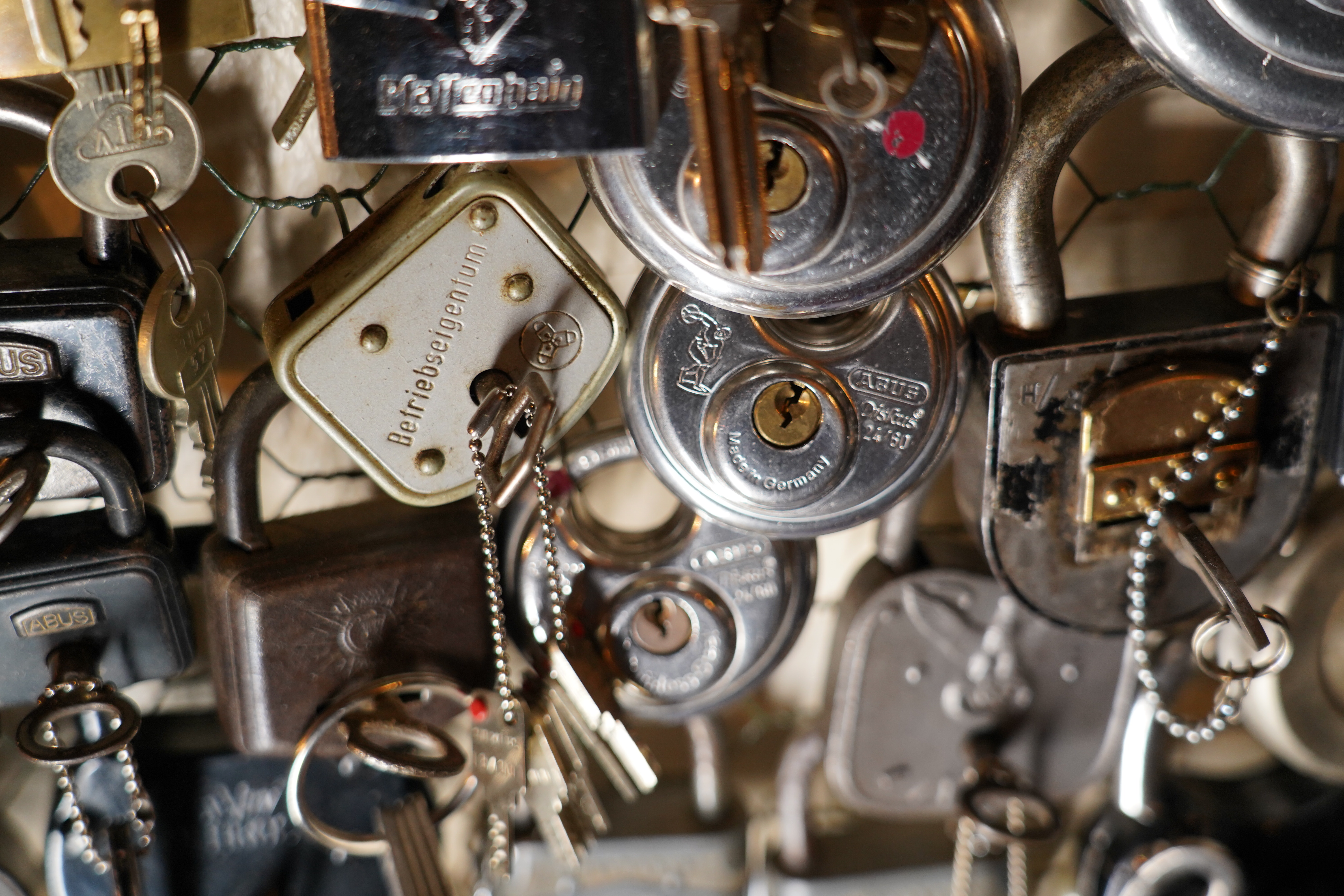 Arthur Bühl, Sympathieträger aus Fuhlsbüttel ( HAM ) betritt das Hasenstübchen. Arthurmeister`s Jukebox spielt: Slow Hand ! Ey Arthurmeister, du alter Sympathieträger: Heute schon gepickt oder was. Heute erst so spät lallt der Scholischek. Der Aufhocker: Prost Helbing ! Der Arkadasch prostet und sabbelt los. Im Hintergrund ist der Objektleiter Hannenberger zu hören: Wie immer. Arthur mein Cousin aus Istanbul ist doch verheiratet mit der Nichte meines Schwippschwager`s und dessen Frau kommt aus Sofia Bulgarien und deren Mann hat eine Schwester und die auch einen Freund und der hat ein Schloss und das ist zu und soll geöffnet werden und wie immer wird Dir ein baugleiches Schloss zum Verbleib in deiner Sammlung zugesandt. Der Einernoch in einem Wort: ABUS. Der Gelenkbusfuzzy, der HSV Ute und BMW Dedl sitzen am Stammtisch. Die Jukebox spielt Ina Müller: Dörp Reggae, au ja Jan Delay. Ute: Stößchen für den HSV. Bouncing Joe Asberry means great NBA. Heike VI lacht: Air Ball. Der Automatenpeter drückt an Arthurmeister`s einarmigen Banditen herum ! Herr Arthur Bühl du Detektiv: Warum gewinne ich immer ? Boogie lallt: ich will auch einen einarmigen Banditen. Heike II will wissen: Wo hast Du denn den einarmigen her ? Das Liebchen flötet: ich will auch immer gewinnen ! Justamente ruft Mr. Smitz vom Playboy, Hollywood, aus seiner Stammkeipe Bunny Hall, im ersten Stock auch Rabbit House, genannt, an. Ey Pornomeister: Is all tutti aposto, what`s going on. I have a Lock for your Lockpicking Sport, you know Pornomaster®. It is an ABUS. No really: A ABUS Padlock. A cutted Modell. Yes orginal from the Company. Yes, ZEUS or ABUS too, yes, yes made in Hong Kong. Stößchen for all, yes, yes Lokalrunde ! you know, yes Käppchen, yes, yes Rotkäppchen. A Bottle from Helbing for the Noagerlzuzler an another Bottle of GabiKo for Scholischek. Yes, yes, for the Einernoch and the buongiorno Eierlikör. The Jukebox plays: T S O P, the top sound of Philadelphia. Die Jukebox im Bunny Hall spielt von der B - Seite Engelbert. Yes, yes, from Vegas. Hilton. America, you know ! Arthurmeister: today is the Keyword: free beer free beer, yes yes, Freibier Freibier, you know. And for the BILD et Uschi greeting`s and stößchen`s. Yes, yes, i have a telefon call with her. She tells me the KI, the chat Gpt from Google the Pornomeister® , you know, beause you are the Präsident from Pornomeister® SARL int. you are tagged with our Präsident Donald Trump. Yes, yes really. With`s the greatest Prädident ! Shure, yes he tells America first. The Jukebox play`s: I Love America. Yes, Yes now listen, yes zuhören, listen you know. I have Kontakte, Connections, you know to Stuttgart. Yes. Patsch Baracks. Yes, and Kelly Baracks too. Yes and we are people from the Hasenstübchen and the Strigoy, yes with the Strigoy and the Droschkendieter we have a Kontakt, yes a telefon call to Mr. Präsident Donald Trump, you know. Buon Giorno ! Trump has as anounced he will fly with his Air Force One to HAM. Yes, Yes, Droschkendieter will him picking up in Fuhlsbüttel. We think inkognito, mayby with Melania. In Arthurmeister`s Jukebox spielt: Schöner fremder Mann ! Schwerti rülpst Prost und F1 Rudi lallt: Schumacher win`s in Austin, Texas. Why Mr. Präsident will visit the Hasenstübchen, your Bunny Hall ? He will make Prosit with the Stammtisch for a Beer and a Frikadelle ! What ? Frikadelle is Burger pur, you know ! Yes shure he will come to ( HAM ) Fuhlsbüttel to the Street Am Hasenberge, you Know, 200 meter`s from Santa Fu away. No, NO, Mr Smitz.us ! Don`t be stupid. We will make with Mr. Präsident Trump a Deal, you know, yes a big Deal with One hundret Prozent Winner Garantie. You know, the einarmiger Bandit in our Hasenstübchen winning every time ! And the Präsident will know the Mystery for every time winning. And we will telling him this Secret and our Lockpicker Stammtisch, you know our Round Table wish for this to make a deal. What you make a deal with Mr. Trump Yes ! What ! Aus Arthurmeister`s Jukebox erklingt: Der alte Wolf, Lupo, you know. Mr. Smitz, not so silly and stupid ! first keine Bier, Wein und Spirituosen Steuern. Keine Tabaksteuern ! I Have Trump twitterd, X, you know, he is from Germany and in Deutschland is kneipensterben, you know rotto ! No bankrotto. And Mr. Trump know`s what party is. Really Mr. Smitz ! And the Stammtischpeople from the Hasenstübchen, the rabbit house, will show him the Magische Dreieck, the mysterie or magic triangle ! What`s that Mr. Arthur Bühl ? First Ritze, second zum goldenen Handschuh, Honka, you know, third Elbschlosskeller. ! You know. Reeperbahn, Yes Sankt Pauli. Yes, this street is called Herbertstraße ! Yes, yes, Herbert is the Schutzpatron from the Bockschein, Yes, yes, der heilige Bim Bam. You must know the deal: we will take our money from the Sparclub, yes from the Sparpig. We make a Kredit and will pay in and around the Kiez - and he make`s TAX free for German Fassbier and Tabak etc. in the Hasenstübchen ! Yes, Dorschkendieter and Dedl drive too. The last fakt is: he has called with the Bild et Friede. Yes, Yes, Mr. Präsident Trump is sorry, because he must going to play Golf. Schade. But we think the Passwort every time Freibier Freibier called is. Parole Emil, oh i see today is the pass word free tax for the Objekt Hasenstübchen. You know Mr. Smitz. Die Jukebox spielt: Joy Flemming - Half Breed ! So, Mr. Smitz, don`t forget the Abus Cut Padlock. Yes, yes, Mr. Smitz and greetings to your Playboy Team in your Bunny Hall. Im Hasenstübchen kocht die Stimmung. Stößchen, Tänzchen ! High Noon ! BMW Dedl meint: sogar 271 km/h. Arthur Bühl, Detektiv aus Hamburg ist Mitglied im Detektiv Verband BUDEG und an die IKD angeschlossen. Als Arthurmeister® erklärt Herr Bühl bei Behörden wie Fedpol, LKA Forensik, das Lockpicking !