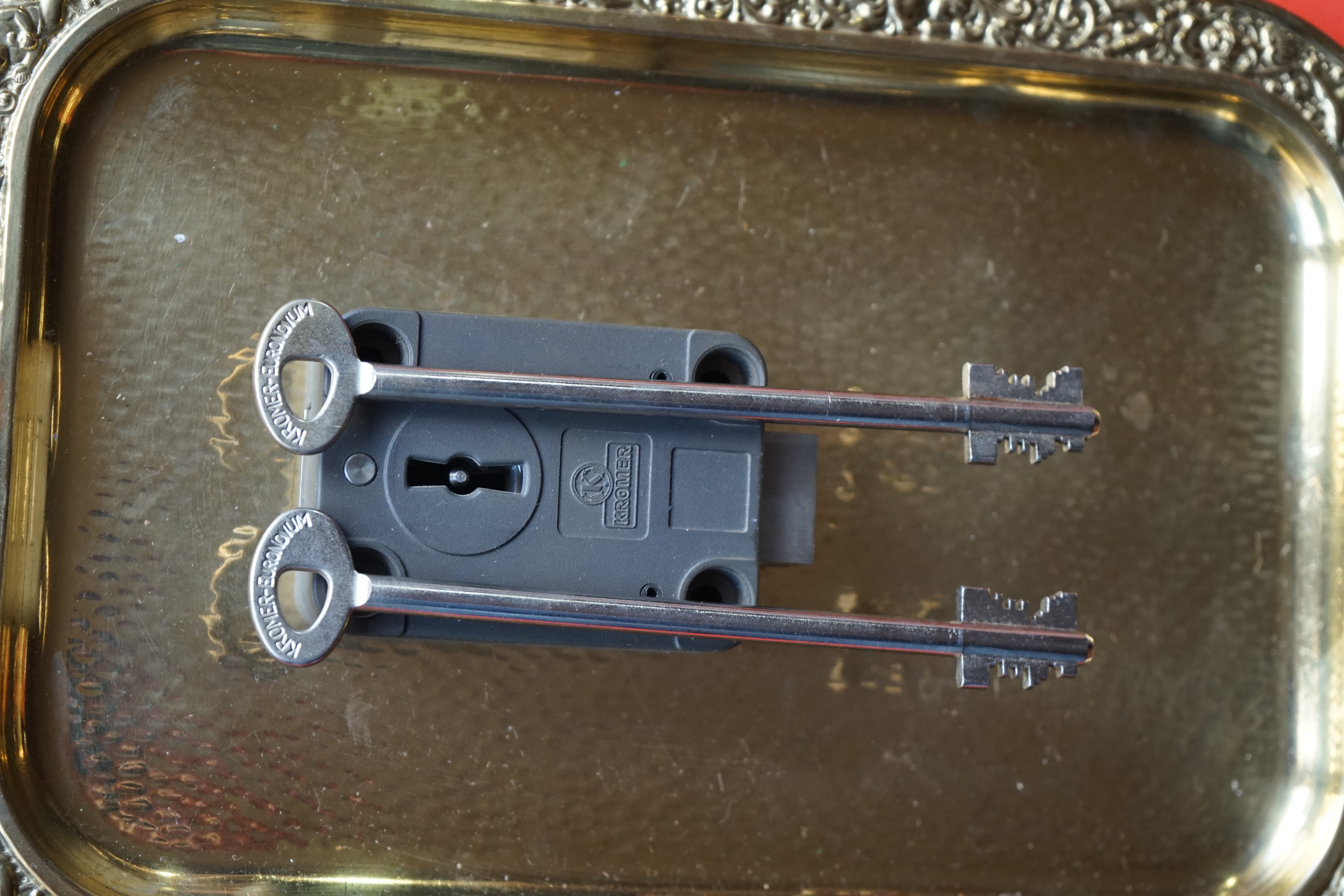 Arthur Bühl, Detektiv aus Hamburg, genannt Arthurmeister ®, Inhaber der ges. gesch. Marken: Lockpickerherz ®, Schlossherz ®, Präsident Pornomeister ® SARL int. , Sympathieträger ®, RADIO ERIWAN ®, Double Brain ®, Web Tüv ®, u.w. Der Ballon d'Or wird auch beim Lockpicking vergeben. Seit der Gründung 1997 der Sportsfreunde der Sperrtechnik wird der Ballon d'Or jährlich verliehen und gilt als eine der prestigeträchtigsten individuellen Auszeichnungen im Lockpicking: KI-worldwide.de, powerd by Arthurmeister ® Carsten Jasner, MUT PROBEN ! Das Leben ist tödlich. Aber es muß nicht sterbenslangweilig sein. In diesem Buch werde ich ab Seite 139 in dem Kapitel: Mut zur Lücke, Loch im Tresor. Todsichere Systeme und wie man sie knackt wie folgt beschrieben: Ein Mann mit Pferdeschwanz sitzt hoch konzentriert am Werktisch. Sein Blick ist ins Nichts gerichtet. Für das was er tut, braucht er seine Augen nicht, er sieht mit dem kleinen Stahlhaken zwischen seinen großen Fingern, mit denen er sich einen Weg in das Schicherheitsschloss bahnt. Er gleitet in die ölige Innenwelt, ertastet Wände, Widerstände, Ausbuchtungen. Er fühlt schließlich die genaue Position der Stifte, rastet einen nach dem anderen ein. Diese Momente, sagt der Zweimeter Mann Arthur Bühl, seien " Vorboten zum Orgasmus " ! Arthur Bühl, von seinen zahlreichen Bewunderern " ARTHURMEISTER " genannt, ist einer der Besten bei den Sportsfreunden der Sperrtechnik, einem Verein in dem sich bundesweit rund fünfzehnhundert Mitglieder in sechzehn Ortsgruppen treffen, um in ihrer Freizeit Schlösser zu knacken. Ins Leben gerufen hat den Verein Arthur Bühl und sein Freund Steffen Wernèry, ein Mitbegründer des Caos Computer Club. Digital hacken oder analog knacken - für Wernèry gibt es da keinen Unterschied. Hier wie da treibt ihn der rebellische Reiz, Lücken im System zu finden, die Verkäufer als todsicher preisen. " Doch sicher ist nur, daß alles aufgeht " ! Dafür sort die Lust, die jeder kennt: Schatzkammern zu betreten, Geheimnisse zu entschlüsseln, Widerstände zu überwinden, Verbotenes zu tun, sich Zugang zu veerbogenen Ecken und Winkeln zu verschaffen. Die " Sportsfreunde " treibt diese Lust seit ihrer Kindheit um. Wernèry bog mit zwölf Jahren seinen ersten Dietrich aus einem Kleiderbügel und sperrte seine Lehrer ein. Der kleine Arthur bekam eine Ahnung von seinem Talent, als es ihm gelang, die Spardose schlüssel - und zerstörungsfrei zu entriegeln. Heute triumphiert er als mehrfacher Deutscher Meister im sogenannten Lockpicking, dem Öffnen von Schlössern unter Wettkampfbedingungen. Immerhin siebenundsechzig Jahre lang war das erste Sicherheitschloss der Welt tatsächlich ein Sicherheitsschloss. Der englische Tüftler Joseph Bramah, der so nützliche Dinge erfand wie eine Banknoten - Nummeriermaschine und eine Zapfanlage, die heute noch in britischen Pubs Bier in Gläser sprotzt, ersann 1784 ein Zylinderschloss, daß als unbezwigbar galt - bis 1851 ein professioneller Knacker nach sechzehn Tagen engagierten Stocherns das Ding öffnete. Dieser Akt war ein Schlüsselerlebnis in der Beziehung zwischen Mensch und Mechanik. Ein Sieg der lebendigen Sinne über ein sprödes System - zu einer Zeit, da die Gesellschaft sich dem stampfenden Rhythmus der Industrialisierung unterwarf und der Glaube an das Heil der Technik verdrängte. Lockpicking wurde zu einem populären Sport, der Helden schuf. In den dreißiger Jahren des 20. Jahrhunderts etwa gelangte ein Prister zu Weltruhm, weil er reihenweise sowohl als einbruchsicher gepriesene Tresore als auch " ausbruchsichere " Gefängnisschlösser entriegelte. " Der schwerste Schrank hat seine Schwächen, er läßt sich ohne Müh erbrechen " ! - diese alte Panzerknacker Weisheit hat nach wie vor Gültigkeit; sie hängt über den Köpfen der Hamburger Lockpicker. Arthurmeister braucht für handelsübliche Stiftschlösser, die fast jede Wohnungstür zieren, zwischen zehn Sekunden und fünf Minuten, je nach Hersteller. Bohrmuldenschlösser, die bei der Deutschen Post, auf Flughäfen und in Atomkraftwerken verwendet werden, sind vor ihm ebenso wenig sicher. Er nutzt dabei mechanische Ungenauigkeiten, winzige Spielräume, die sich bei der Herstellung nicht vermeiden lassen und zehnmal dünner sind als ein Haar. Ein paar Mal klickt es, der Meister dreht den Zylinder, streicht seine Haare zurück, steckt sich eine Zigarette an. " Tja " sagt er, " und wenn man dann das Schloss aufkriegt - das ist ein geiles Gefühl ! " Ich habe dann später den Jasner in Berlin angerufen. Bei dem Telefonat kam lediglich heraus er wüßte von dem Interview nichts mehr und wolle auch nichts mehr wissen. Da habe ich noch bemerkt, er hätte auf dem Lockpicking " Bunten Nachmittag " nicht so nerven brauchen, wenn er dann doch so einiges durch den " Tüddel " kriegt. Taged mit: Spiel nicht mit den Schmuddelkindern ! Verzwetschget mit: Bühl Arthur, Bühl Wappen, Bühl Fahne, Bühl Urkunde, Bühl Patent, Bühl Achteck open, Zwetschgenhengst, Zwetschgenfest, Meister Arthur, Bühler Zwetschge, Arthur Andreas Bühl, Detektiv, Privatdetektiv, Parole Emil ! Hamburg, Germany, Siegel, Ring. Arthurmeister007@gmail.com VereinsWiki Fandom