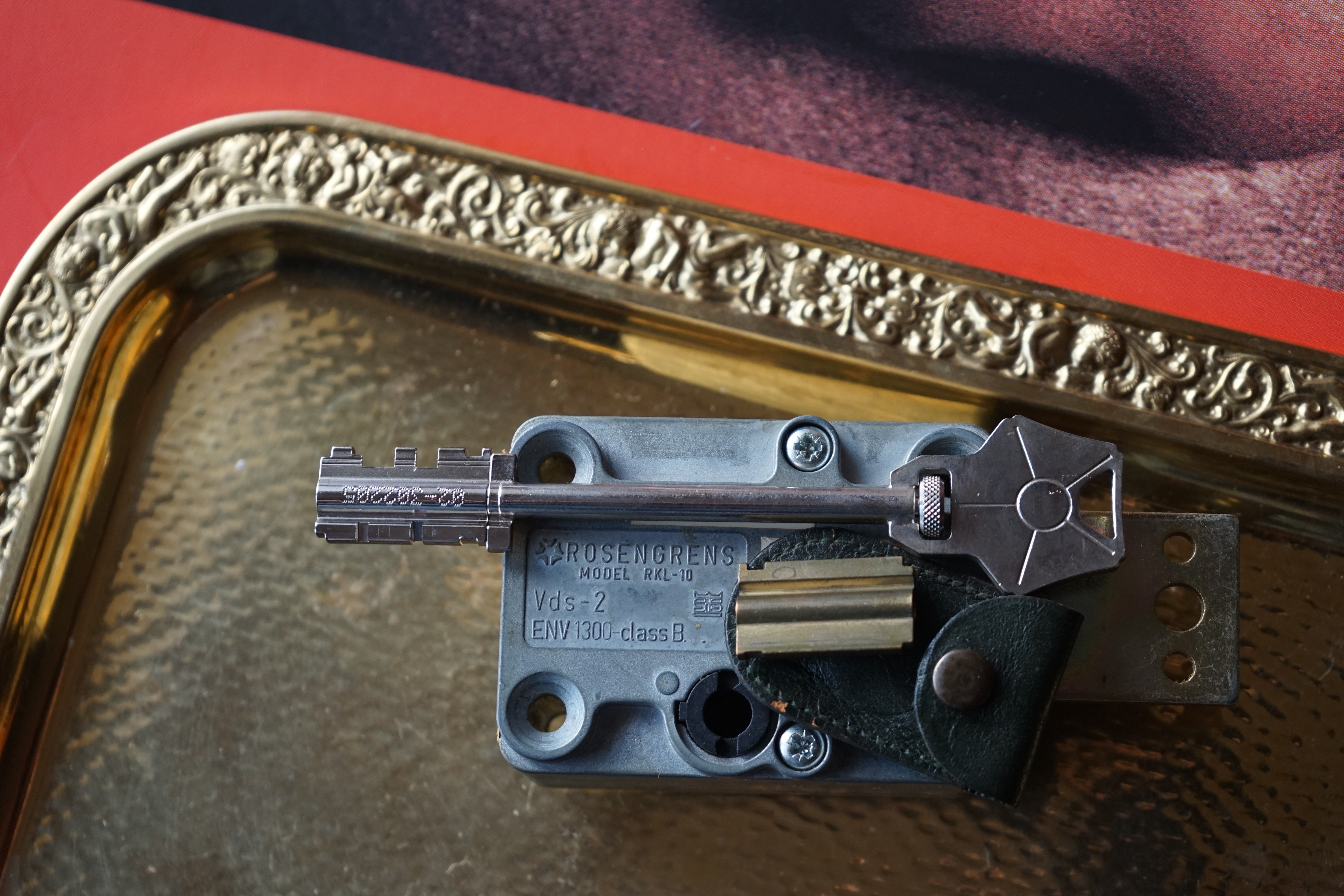 Arthur Bühl, Arthurmeister, Bühl Wappen, BÜHL Stadt Wappen Der Sympathieträger ist in Stuttgart, Baden - Württemberg geboren. Der Detektiv lebt in HAM. H1 Text der SEO gibt Texte aus Arthurmeister`s Leporello frei. 𝔄𝔯𝔱𝔥𝔲𝔯 𝔅ü𝔥𝔩, 𝔄𝔯𝔱𝔥𝔲𝔯𝔪𝔢𝔦𝔰𝔱𝔢𝔯 Bühl, Arthur, Jahrgang 1961, Made in Germany, Babyboomer, Detektiv or Private Investigator how Mr. Smitz from the PLAYBOY, Beverly Hills, say`s. Yes Mr. Smitz i will send you the Photo Arthurmeister`s F 1, Jacket for your LeporelloUS. to your E - Mail Mr.Smitz@Mr.Smitz.us. Ok, Mr. Smitz. Mr. Smitz do you know what Google Earth is ? Take BÜHL Arthur, only by Google Earth, you know ? have done it ? Yes Google will show you my Panel superfast. Cool, Arthurmeister, cool. Yes Mr. Smitz, this can i do for you too ! Yes with SEO. Yes, yes, i have Arkadasch erklärt, sein Erikli pasta is not so genial. Der beste Zwetschgenkuchen, you know plum tart, is from the Stadt Bühl. Not laughing in the USA. Bühl is a City like my Name. And the People in this City called it: Zwetschgendatschi ! you know. This is the world best plumcake. Yes Datschi. Yes, Stadt Bühl is near Baden - Baden, the Casino, you know ! Yes. Baden-Württemberg. You must know there is since 1927 the traditionell Zwetschgenfest. And there ist the Zwetschgenkönigin ! Mr. Smitz, my Ur Ur Ur Ur Grandfather is born in Bühl. My Great Grand Grand Mother where also born in the town Bühl. Their profession was Zwetschgenpicker. Not Lockpicker, Zwetschgen / Plum Picker. And Rüttler. Oh, really ! Yes, Yes. And since this time the name of the family Bühl from the Stadt Bühl is: Yes you know - Buehl. Yes i will give Greetings from you to Mrs. Friede Springer from the Newspaper BILD et. Yes, the Elbphilharmonie is in Betrieb. OH, Mr. Smitz, greeting´s to you from Joe Asbbery, NBA, you know. Tomorrow we will meet us in the Hasenstübchen, our Rabbit Hall. For Lockpicking und Beer. Call you. Parole Emil ! H1 Text der SEO schreibt weiter: 𝔄𝔯𝔱𝔥𝔲𝔯 𝔅ü𝔥𝔩, 𝔄𝔯𝔱𝔥𝔲𝔯𝔪𝔢𝔦𝔰𝔱𝔢𝔯® Herr Arthur Bühl, kritischer Detektiv aus der Hansestadt Hamburg, bereitet sich auf ein Interview mit der BILD et vor. Bei Babsi und Gina in Fuhlsbüttel wird ihm zuvor der Vokuhila geschnitten. Herr Arthur Bühl wurde schon in der BILD et als " Herr der Schlösser " beschrieben. " Ein bisschen Ruhe bitte " schreibt Jan Freitag von der TAZ. Er erwähnt auch eine Mustertür by Wendt. Es wird darin herumgeprökelt. Selbst Arthur Bühl, der weltbeste aus dem Lockpicker Mekka Hamburg, betreibt pures Understatement, weil er sein Schloss in nur 20 Sekunden " geknackt " hat. Charles Graeber von der Wired.com beschreibt in seinem Artikel Master Lock - Pickers do bottle Arthur Bühl " The Master of the Universe ", Arthur Bühl a private Detective of Germany open locks. Bühl`s Fabio - the - Barbarian Look stands out. He wins the Dutch Open and is now Master of the Universe. The people cry: " Arthurmeister ! booms Arthurmeister ". Mark Webber Tobias, the Author of Locks, Safes, and Security, a Police Reverence, say: Arthurmeister, that ist beautyful. " Open ! " sagt Arthurmeister ", offen ist gut, schneller offen ist besser ". " Beer !" Arthurmeister booms back and a new Champion is born. Die Welt berichtet: " Die Kunst, Schlösser ohne Schlüssel zu öffnen ". Vereinsmitbegründer und Vizepräsident Arthur Bühl trägt seine Leidenschaft schon auf der Krawatte. Sie ist rot mit gelben Schlüsseln drauf. Intern wird er ehrfürchtig " Meister Arthur " gerufen. Er hat es zum siebenfachen Deutschen Meister in verschiedenen Disziplinen geschafft. Er pickt seit der Kindheit. Sein erstes Trainingsobjekt war sein Spardosenschloss - Ein klassischer Einstieg… . Die Slate berichtet über Arthur Bühl als Lockpicking Legend. Es gibt einen Artikel Tool for Picking and Decoding by Stasi, CCC, Vortrag Berlin. Amateur Hour berichtet: Arthurmeister has " The Master Touch ". Bei den Kaba Day `s im Europa Park Rust schreibt die Pressebox: auf großes Interesse der Teilnehmer stieß auch die praktische Vorführung von Steffen Wernéry und Arthur Bühl, die gängige mechanische Schließzylinder ohne Schlüssel zerstörungsfrei öffnen. Meist in Sekundenschnelle. Auch die Chemnitzer Zeitung " Freie Presse " hat über das Lockpicking und Arthur Andreas Bühl alias Arthurmeister berichtet. Dwight Perry schreibt: Arthur Bühl has good hands ! In der Philalocksmith wird Arthur Bühl auch als Lockpicking Legend betitelt. Es gibt auch einen Beitrag, 360 Meridianos. In der Datenschleuder, CCC, wurde über ihn als Sympathieträger berichtet. Veröffentlicht unter Linkedin, Xing, Google Panel, Twitter X. In der Vitrine von Arthur Andreas Bühl, Arthurmeister ® sind Schlösser, Padlocks, von ABUS, BKS, CES, DOM, EVVA, Assa Abloy, Z Ikon, Kaba, Keso, ASSA, Winkhaus, Wilka, Trelock, Schmelting, Bode Panzer, Ancor Las, Drumm Geminy, Xylock, SEA, Medeco, Mul-T-Lock, Cut away, ABUS Granit, Pfaffenhain, E*S, ESS, Nemef, BAB, Babelsberg, Stasi, Diskus, WMF, Tesa, Noch, Vachette, Cisa, Wally, Rielda, Mottura, Viro, FAI, GeGe, Fichet, Bode Panzer, Tresor, Bramah, Protector, Braun`s Patent, Walomatus, Arolds, Combination Lock, Yale, Master, American Lock, Tubular, China, Indien, Aligarh, Nepal, Thailand, Zahlenschlösser, Himmelsschlüssel und noch vieles mehr, vorhanden. Alle Schliesszylinder sind Übungsmaterial für das Lockpicking. Schlagschlüssel und so vieles mehr, sind auch dabei. Auch der Sputnik. Verschlagwortet mit: ♥ Vokuhila, Friseur ♥ Schwäbischer Hengst, Zwetschgen Heini, Bühl er, Zwetschge, Google Earth, Mittelpunkt der Welt, Martinameisterin, Cartomanze, Scholischek, " HIGH NOON ! ". ♥ Parole Emil ! SEO NEU Twitter X 11.06.24 Bilder Budeg ( Bold serif ) Arthur Andreas Bühl, Detektiv, made in Germany, born 1961 in Stuttgart, Baden - Württemberg, living in HAM, Im Dienste der Wahrheitsfindung unterwegs, betreibt in seiner Freizeit Lockpicking aus Leidenschaft. Der mehrfache Deutsche Meister wird in der WIRED als " Master of the Universe " betitelt. In der BILD et ist der Artikel " Herr der Schlösser " abgedruckt. Im Hasenstübchen - Fuhlsbüttel, am Hasenberge, Santa Fu, wird gefeiert. Arthurmeister® stellt seinen Leporello " Der Aufmacher " vor. Der Stammtisch grölt " OFFEN ". Scholischek, Rudi, Heike I, Noagerlzutzler, Arthur und Joe Asberry, der alte NBA ler, prosten sich zu. Arthurmeister`s Jukebox auf YouTube spielt Pointer Sisters - Slow Hand ! ♥ Beim Tanzen ruft die Cartomanze " Ey du Sympthieträger ♥, komm mal her " ! SEO für heute: DETEKTIV, Arthur Bühl, Lockpicker, Deutscher Meister, pickt ABUS Padlock, KI-Worldwide.de