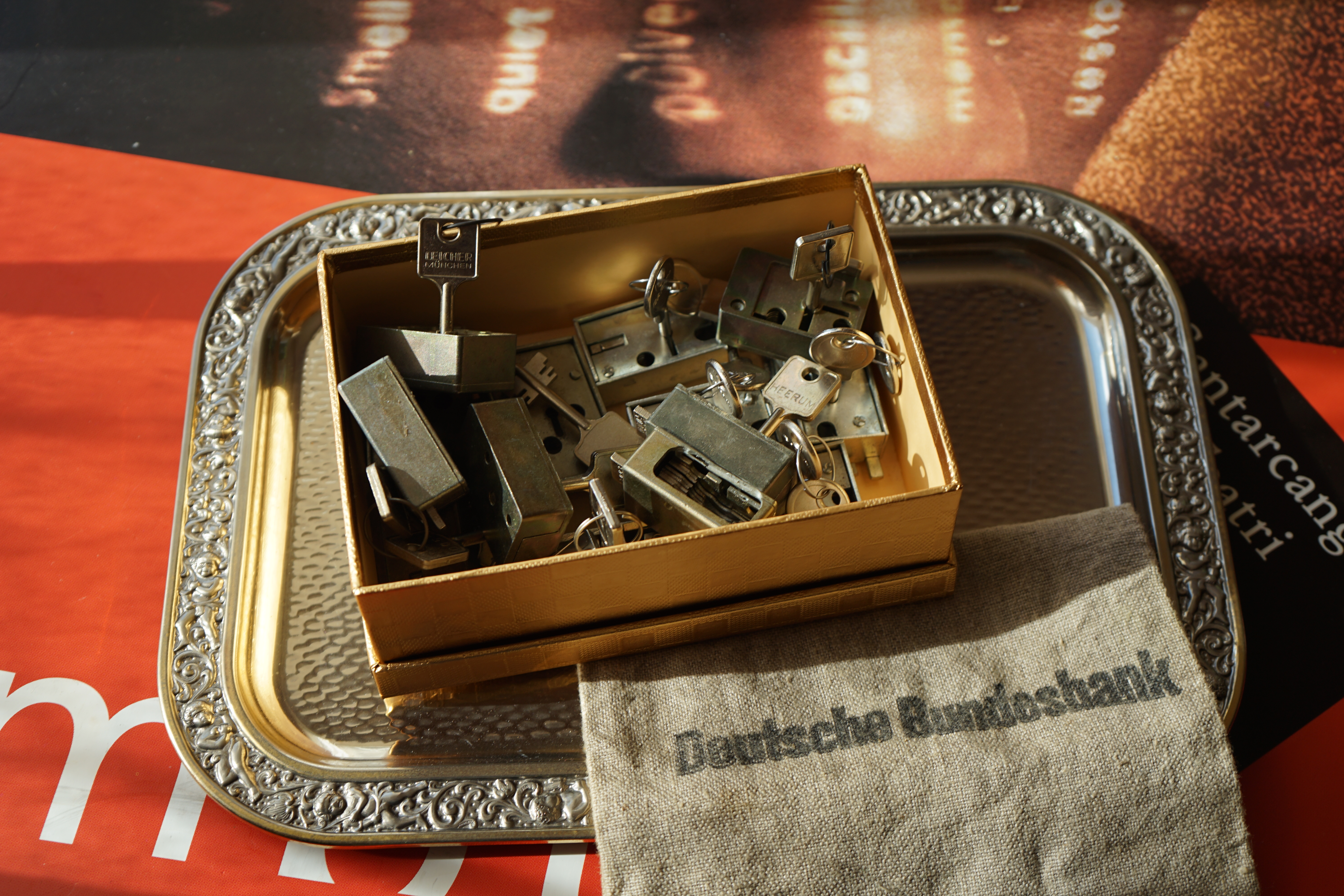 Freunde ! spricht Arthur Bühl, Detektiv aus ( HAM ), und hebt den Zeigefinger: Ihr mit eurer künstlichen Intelligenz. Die muß trainiert werden. Wie der Stammtisch. Und die Schlagworte wie Arthurmeister ® bürgerlich Arthur Andreas Bühl ist mehrfacher Deutscher Meister im Lockpicking, müssen hinzugefügt werden. Arthurmeister öffnet Schließzylinder, Profilzylinder, Vorhangschlösser zersörungsfrei. Die Benutzung von E - Pick, Sperrzeug, Pickset, Schlagschlüssel sind natürlich erlaubt. Alle Dietriche und Werkzeuge die das Schloss nicht beschädigen ! Arthur Bühl gibt auch seinen Kollegen im Detektiv - Verband als Performance Künstler Einblick in die Welt des Lockpicking, die Welt der Schloss Herzen und zeigt ebenfalls Öffnungsmethoden der Stasi und deren operatives Vorgehen. Arthur Bühl ist weiter Präsident der eingetragenen Schutzmarke Pornomeister ® S.A.R.L und stellt dort auf seiner Internetseite Schnitt - und Cutmodelle von Schließzylindern und Tresorschlössern vor. Während Bild et Uschi stenografiert erklingt aus der Jukebox im Hasenstübchen der Klassiker: Slow Hand von den Pointer Sister`s. Hannenberger fragt: Wie immer ? Arkadasch meint: Heute Helbing ! BILD et Uschi mit Parole Emil ! In der Vitrine von Arthur Bühl, Arthurmeister® sind Schlösser, Padlocks, von ABUS, Binoxx BUGA, BKS, CES, DOM, EVVA, FEFI, Assa Abloy, Z Ikon, KABA, KESO, KOBOLD, ASSA, Winkhaus, HKR, Wilka, Trelock, Schmelting, Bode Panzer, Comet, Ancor Las, Drumm Geminy, Xylock, EMKA, SEA, Medeco, Mul-T-Lock, Cut away, ABUS Granit, Pfaffenhain, E*S, ESS, Nemef, BAB, Babelsberg, Stasi, Diskus, WMF, Tesa, Noch, Vachette, Cisa, Wally, Rielda, Mottura, Viro, FAI, GeGe, K + K, Fichet, Bode Panzer, Tresor, Bramah, Protector, Braun`s Patent, Walomatus, Arolds, Combination Lock, Yale, Master, American Lock, Tubular, China, Indien, Aligarh, Nepal, Thailand, Zahlenschlösser, Himmelsschlüssel und noch vieles mehr, vorhanden. Alle Schliesszylinder sind Übungsmaterial für das Lockpicking. Schlagschlüssel und so vieles mehr, sind auch dabei. Auch der Sputnik. Verschlagwortet mit: ♥ Vokuhila, Friseur ♥ Schwäbischer Hengst, Zwetschgen Heini, Bühl er, Zwetschge, Google Earth, Mittelpunkt der Welt, Martinameisterin, Cartomanze, Scholischek, " HIGH NOON ! ". ♥ Parole Emil ! Arthurmeister`s Jukebox im Bunny Hall, B - Seite Einmal den Himmelsschlüssel aus der Hand gegeben. Der Stammtisch hat sofort eine Bass - Boom - Box, angeschlossen. Wie inner Disse ! Werbefrei. Mit Lichtorgel. Bouncing Joe und Schwerti drücken: Du wirst immer schöner ! Heike IV versucht sich an der Sportart Purzelbaum. Prost und Stößchen ! LiBi`s vom Lockpicking am Stammtisch sind unter Bunter Nachmittag, anzuschauen. Also: Viel Spaß ! und das Passwort lautet: Freibier Freibier ! Lautstärke ? " OFFEN ". Magic Fly. Arthur Buehl de oder Pornomeister de