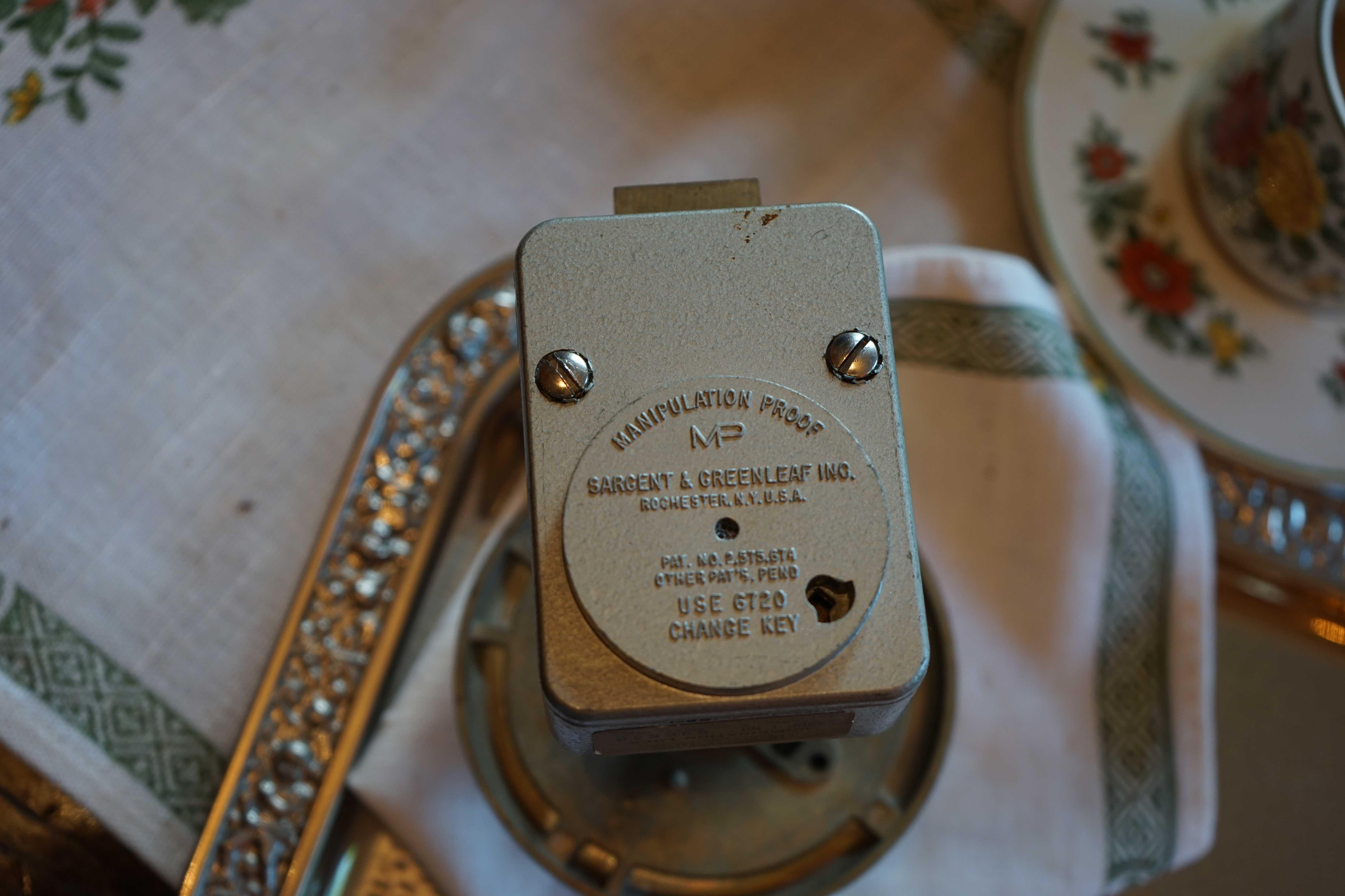 Seo Mr. Smitz NEU My Friend Harvey Mr. Smitz calls Arthurmeister in the Hasenstübchen, the Rabbit Hall und Bunny House. Yes Mr. Smitz, yes, yes really ? your Friend Harvey the Bunny want`s to komm in the Hasenstübchen ?! Ey Arkadasch, Noagerlzutzler, ey Heike II und Nachläufer, ey Strigoy du alter Aufsitzer, Mr. Smitz ist asking, if he can bring his Bunny Harvey with him into the Hasenstübchen ? All the Trinker call laut: Friend Harvey ? really, it is no Problem. Our Bunny House ist eh schon ein Irrenhaus, you know a Madhouse. We can pick your Friend Harvey. Yes, Yes ! Der Objektleiter Hannenberger läßt für Mr. Smitz die Glocke läuten ! In Arthurmeister s Jukebox by You Tube spielt Pointer Sisters: " SLOW HAND ". Mr. Smitz, it is time for your Medication now. The Rock Ola play Umberto Tozzi, yo Caminare. Yes, yes, Mr. Smitz, yes I know, yes, yes ! Oh, so amusing. Greetings to the Bunny in Beverly Hills from your Playboy, Yes, Yes, Mr. Smitz: Mrs. Friede Springer from the New`s Paper BILD et is happy. Maybe she will come with her Harvey to the Rabbit Hall, you know ! Hannenberger läutet die Glocke: Helbing und Rotkäppchen. Yes, yes Mr. Smitz, Driver Dieter takes you and your Bunny Harvey from Fuhlsbüttel. Tschüssing, i`ll greating the Detektiv`s. Yes Mr. Smitz, yes, the SEO for today is: Schwäbischer Hengst, Käppchen, you know Black Forrest and the Patsch Barracks, Stammtisch, American Lock, offen, Öffnung ohne Schlüssel. Parole Emil. 𝐕𝐞𝐫𝐬𝐜𝐡𝐥𝐚𝐠𝐰𝐨𝐫𝐭𝐞𝐭 𝐦𝐢𝐭: 𝐀𝐫𝐭𝐡𝐮𝐫 𝐁ü𝐡𝐥, 𝐭𝐡𝐞 𝐃𝐮𝐭𝐬𝐜𝐡 𝐨𝐩𝐞𝐧 𝐋𝐨𝐜𝐤𝐩𝐢𝐜𝐤𝐢𝐧𝐠 𝐂𝐡𝐚𝐦𝐩𝐢𝐨𝐧 ! 𝐅𝐫𝐨𝐦 𝐖𝐈𝐑𝐄𝐃. Ö𝐅𝐅𝐍𝐔𝐍𝐆 𝐎𝐇𝐍𝐄 𝐒𝐂𝐇𝐋Ü𝐒𝐒𝐄𝐋, verifiziertes 𝐋𝐢𝐧𝐤𝐞𝐝𝐢𝐧 Profil Arthur Bühl, 𝐓𝐰𝐢𝐭𝐭𝐞𝐫 𝐗. 𝐋𝐞𝐠𝐨 𝐁𝐢𝐥𝐥𝐮𝐧𝐝 𝐋𝐞𝐠𝐨𝐥𝐚𝐧𝐝