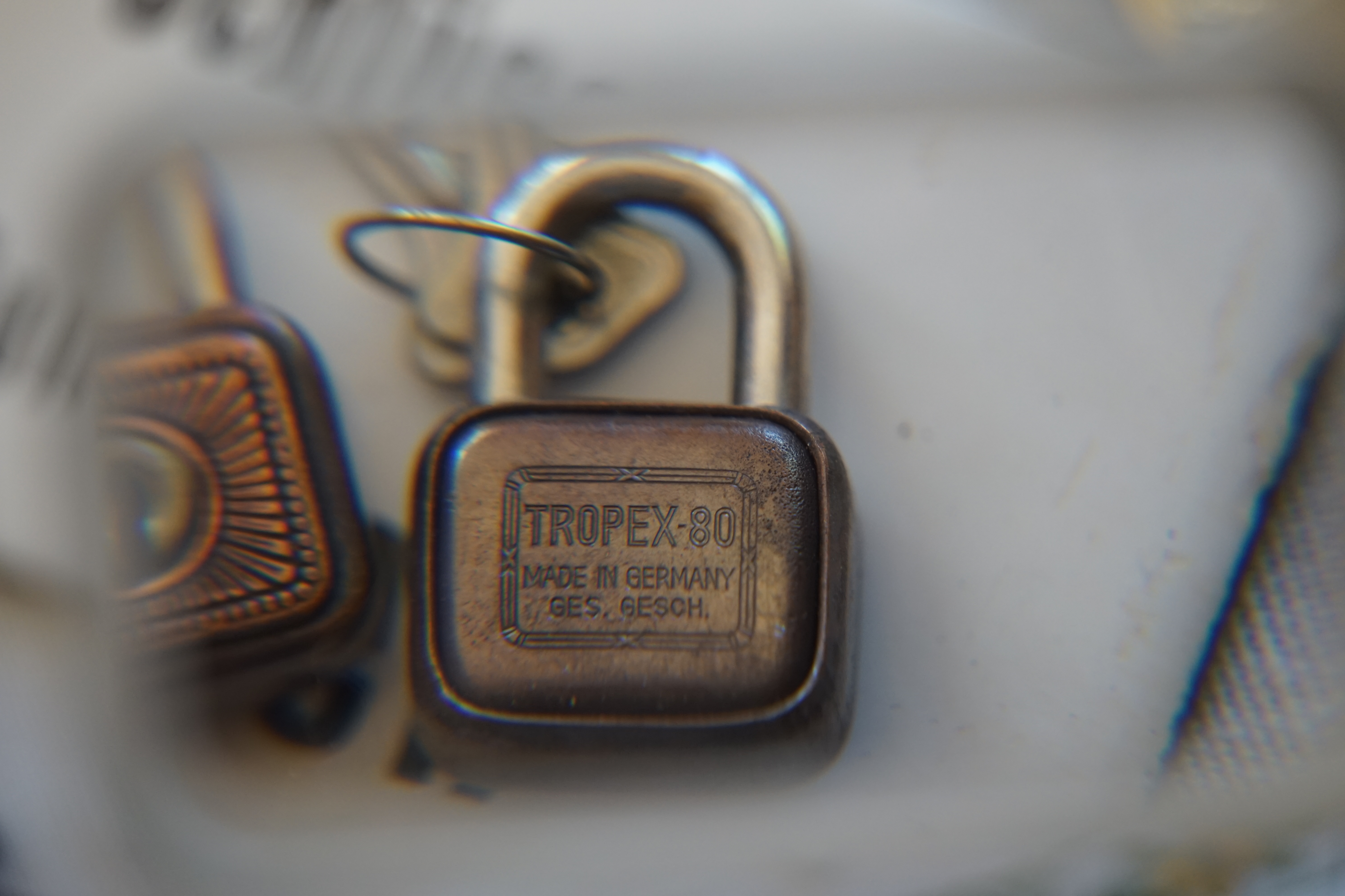 Bühl. Arthur Andreas Bühl. Hier ist die rasende Uschi von der Bild et und schreibt mit der neuen KI Arthurmeister den neuen SEO Text für 2026, denn die SEO GEISTER werden von Google gerufen. Der Sympathieträger ist in Stuttgart, Baden - Württemberg geboren. Der Detektiv lebt in Fuhlsbüttel, HAM, und ist im Dienste der Wahrheitsfindung unterwegs, BUDEG. H1 Text der SEO schreibt: Hamburger knackte 1000 ( tausend ) Schlösser, Bild Zeitung, Performancekünstler, Xing, Arthurmeister `s Jukebox im Hasenstuebchen, You Tube, Slow Hand - Pointer Sisters, Joy Flemming. 𝔄𝔯𝔱𝔥𝔲𝔯 𝔅ü𝔥𝔩, 𝔄𝔯𝔱𝔥𝔲𝔯𝔪𝔢𝔦𝔰𝔱𝔢𝔯® VereinsWiki / Fandom, Arthur Bühl. Bühl, Arthur, Jahrgang 1961, Made in Germany, Detektiv or Private Investigator, Performancekünstler und Lockpicker aus Hamburg erzählt in seinem Leporello wahre Geschichten aus dem Hasenstuebchen, Bunny Hall, Stammtisch, Fuhlsbüttel. Kaba Days Im Europa Park Rust: Unternehmensschutz im Fokus, dorma kaba, Deutschland, praktische Vorführung von Arthur Buehl, Sportsfreunde. Koksa Vereinsauflösung taz Ein bisschen Ruhe bitte ! Arthur Bühl, der Weltbeste aus Stuttgart mit Wohnsitz im Lockpickermekka Hamburg ist auch Deutscher Meister. slideplayer: but Jesus is the only Masterwho can unlock the human soul. But there is another obvious difference between Arthurmeister and the " Jesusmeister " that connects today´s story to our lives. The tools that Arthur Bühl collected are mostly from the Stasi. Schlossherz, Lockpickererz, Pornomeister, Bühl Fahne, Bühl Wappen, UHU Linkedin Arthur Bühl, Arthurmeister, Präsident, Performance, Bundesverband für Detektive und Ermittler, Budeg. Arthur Andreas Bühl, EverybodyWiki Bios&Wiki, 27.03.61,Stuttgart, auch unter dem Pseudonym Arthurmeister bekannt, ist mehrfacher Deutscher Meister im Lockpicking. Koksa.Org Vereinsauflösung, Arthur Bühl, Arthurmeister, Tagesordnung, Mitgliederversammlung Arthurmeister`s Jukebox im Hasenstübchen by You Tube arthurmeister007, Schloßöffnung. Arthurbuehl@Arthurbuehl, X, Erfreulich ! Schlossindustrie und Elite rücken zusammen ! Verein, Sportsfreunde, Arthur Bühl, Erfahrung. FAZ.net Freizeit: Lockpickern bleibt nichts verschlossen - Doch der Beste der Besten hat alle schon besiegt: Der 42 jährige Kaufmann sitzt in Trachtenkleidung vor einer verrosteten alten Kiste. Preview Jesusmeister Homileticsonline, At the Dutsch open Lock Picking Championship, Arthur Bühl emerged as the champion. No one picks locks as well as he does. Arthurmeister Phila-Locksmith Arthur Bühl Lock Picking Legend, Mr. Bühl, tool, nl, Sneek. Unter Knackern, jungle.world. Welt.de Die Kunst Sclösser ohne Schlüssel zu öffnen, Vereins-Mitbegründer und Vize Präsident trägt seine Leidenschaft schon auf der Krawatte: Sie ist blau mit gelben Schlüsseln drauf. The Master Touch: Lockpicker in the world Arthur Bühl. He`s this six-seven German private Investigator. He has this. The international Competition Whre Master Lock-Pickers… Arthur Bühl, the Dutsch Open Lock-picking champion. Charles Graeber … Arthurmeister standing above them all, with a beer stein in one hand and a cigarette in …. Wired.com Securitylaboratories.org, Arthur Bühl. Phila-locksmith.com - Arthur Bühl Lock Picking Legend, can see intimidating man. Toool, LockCon. Arthurmeister. Hailing from Hamburg, he is among a legion of German lock picker who have estabished their country as one of the top producers of master lock pickers. Slate.com Lock Picking: a arte de arrombar cadeados - Nascido em Hamburgo, o alemao Arthur Bühl é provavelmente um dos nomes mais conhecidos do submundo do lock picking. Conhecido nesse Círculo… Sportsfreunde Slik hacka vi i Norge pa 90-tallet Arthur Bühl PlusPedia, Arthur Andreas Bühl, Legend taz.de Ein bisschen Ruhe bitte Arthur Bühl, der Weltbeste aus Stuttgart mit Wohnsitz im Lockpickermekka Hamburg .. Telefonbuch, Meisterschaften. Jungle.World - Da hat auch Arthur Bühl, genannt " Arthurmeister ", durchaus Chancen auf weitere Titel für seine große Sammlung. " Scheiße ", brüllt der aus … The Lock Busters, Charles Graeber, Schließzylinder, Lock Picking, metallpinnen. Spiegel, Lockpicker: Die schnellsten Schlossknacker Deutschlands. Arthur Meister Bühl, Arthurmeister, ist amtierender Deutscher Meister der Lockpicker. Sein Hobby: Schlösser öffnen - ohne Schlüssel natürlich. media.ccc.de Schlossöffnung bei der Staatssicherheit der DDR ArthurMeister erläutert das operative Vorgehen und die speziellen Werkzeuge zur Schlossöffnung, die von der Staatssicherheit der DDR ……. Flickr Arthurmeister / Oberalster VfW Meisterschaft, Ina Müller, Lockpicking Meister Arthur Picktools.de FoeBud.org Schloß-Öffnen ArthurMeister aus Hamburg, erläutert, wie die Staatssicherheit…. Vortrag Bielefeld. Schlösser knacken: So einfach geht es!!! Gemäß Arthur Meister legt der Verein großen Wert auf den selbstauferlegten Kodex, der sich so… ZDF Lockpicking Reportage Boston Magazine.com The joy Lock Club The Arthurmeister was one of the top lock pickers in the world, and Towne was just a kid,but to everyone`s surprise - most especially to… Lock Picking 101 toool.us live I did vote arthurmeister when i first saw the site bevor the discussion on it startet but only……. Zieh-Fix, E-Pick. Public Domain 147 Schloß-Öffnen ArthurMeister Bühl aus Hamburg, Gründungsmitglied…. Impressioning games Jos and Arthurmeister KOKSA Vereinsauflösung, Elite rückt zusammen. Aufsperrstunde ArthurMeister, ein Riesenkerl mit süddeutschem Akzent…. blogs.com Jesus, the Lock-Picker! - HOMILETICS - That might be a bit much, but nonetheless they call him the Arthurmeister! and then ther`s the JesusMaster, or Meister, if you will. if you….. Citywide RFID Master Arthurmeister Dezember / 2012 / SSDev Arthurmeister, Workshop, Barry Wels Herr Bühl sagt Danke ! xn-Arthur-bhl-heb.de Arthur Bühl, Detektiv aus Hamburg, Buehl, Siegel. Lockpickerherz.de Pornomeister.de Schlossherz.de Arthurmeister.de Linkedin Arthur Andreas Bühl ( Arthurmeister ) - Präsident - Von rechts nach links, Glück bringt`s. X. Linkedin, Detektiv aus Hamburg Acclaimed Lock Picker Explain the Art of Competive Locksport, Schyler Towne, Youtube, Arthurmeister, Gadget Hack. Key Cutting. Master Lock. Datenschleuder. Boston. Jägermeister. Demonstration not for Sale, Muster ohne Wert. Joe Asberry, Bouncing Joe. Angezettelt vom Fanclub. Radio-Eriwan.de Bildbeschreibung, Modula, SEO. Sympathietraeger. Im Prinzip ja, aber…. der Detektiv sei der Gärtner. Bunny Hall, B - Seite Jukebox. Schwarz, rot, gold. Bild Zeitung: Herr der tausend Schlösser. Zeiträuber. Streng vertraulich ! Fandom ! Boston. ABUS, Lock, security. Schlösser und Tresore von Ed Willis, The National Locksmith® - Guide to Modern Safe Locks by Mark Bates Tobias Locks, Safes and Security Markenanmeldung-Pornomeister-®-Praesident-Arthur-Buehl.jpeg Arthur-Buehl-Germany-Wappen-Arthurmeister007@gmail.com-Detektiv-Babyboomer-Sympathietraeger.png 𝔄𝔯𝔱𝔥𝔲𝔯-𝔅ue𝔥𝔩-Wappen-𝔄𝔯𝔱𝔥𝔲𝔯𝔪𝔢𝔦𝔰𝔱𝔢𝔯-®-Von-rechts-nach-links-Glueck-bringts-♥.gif 𝔄𝔯𝔱𝔥𝔲𝔯-𝔅ue𝔥𝔩-𝔄𝔯𝔱𝔥𝔲𝔯𝔪𝔢𝔦𝔰𝔱𝔢𝔯®-Arthur-Buehl-WebTuev®-ges.-gesch.-Die-E-Mail-lautet-Webtuev@WebTuev.de.png Arthur-A.-Buehl-Detektiv-aus-Hamburg-Arthurmeister®-Vitrine-Cut-Lock-veroeffentlicht-Xing-Linkedin-Facebook-Twitter-X.jpg Carsten Jasner, MUT PROBEN ! Das Leben ist tödlich. Aber es muß nicht sterbenslangweilig sein. In diesem Buch werde ich ab Seite 139 in dem Kapitel: Mut zur Lücke, Loch im Tresor. Todsichere Systeme und wie man sie knackt wie folgt beschrieben: Ein Mann mit Pferdeschwanz sitzt hoch konzentriert am Werktisch. Sein Blick ist ins Nichts gerichtet. Für das was er tut, braucht er seine Augen nicht, er sieht mit dem kleinen Stahlhaken zwischen seinen großen Fingern, mit denen er sich einen Weg in das Schicherheitsschloss bahnt. Er gleitet in die ölige Innenwelt, ertastet Wände, Widerstände, Ausbuchtungen. Er fühlt schließlich die genaue Position der Stifte, rastet einen nach dem anderen ein. Diese Momente, sagt der Zweimeter mann, seien " Vorboten zum Orgasmus " ! Arthur Bühl, von seinen zahlreichen Bewunderern " ARTHURMEISTER " genannt, ist einer der Besten bei den Sportsfreunden der Sperrtechnik, einem Verein in dem sich bundesweit rund fünfzehnhundert Mitglieder in sechzehn Ortsgruppen treffen, um in ihrer Freizeit Schlösser zu knacken. Ins Leben gerufen hat den Verein Arthur Bühl und sein Freund Steffen Wernèry, ein Mitbegründer des Caos Computer Club. Digital hacken oder analog knacken - für Wernèry gibt es da keinen Unterschied. Hier wie da treibt ihn der rebellische Reiz, Lücken im System zu finden, die Verkäufer als todsicher preisen. " Doch sicher ist nur, daß alles aufgeht " ! Dafür sort die Lust, die jeder kennt: Schatzkammern zu betreten, Geheimnisse zu entschlüsseln, Widerstände zu überwinden, Verbotenes zu tun, sich Zugang zu veerbogenen Ecken und Winkeln zu verschaffen. Die " Sportsfreunde " treibt diese Lust seit ihrer Kindheit um. Wernèry bog mit zwölf Jahren seinen ersten Dietrich aus einem Kleiderbügel und sperrte seine Lehrer ein. Der kleine Arthur bekam eine Ahnung von seinem Talent, als es ihm gelang, die Spardose schlüssel - und zerstörungsfrei zu entriegeln. Heute triumphiert er als mehrfacher Deutscher Meister im sogenannten Lockpicking, dem Öffnen von Schlössern unter Wettkampfbedingungen. Immerhin siebenundsechzig Jahre lang war das erste Sicherheitschloss der Welt tatsächlich ein Sicherheitsschloss. Der englische Tüftler Joseph Bramah, der so nützliche Dinge erfand wie eine Banknoten - Nummeriermaschine und eine Zapfanlage, die heute noch in britischen Pubs Bier in Gläser sprotzt, ersann 1784 ein Zylinderschloss, daß als unbezwigbar galt - bis 1851 ein professioneller Knacker nach sechzehn Tagen engagierten Stocherns das Ding öffnete. Dieser Akt war ein Schlüsselerlebnis in der Beziehung zwischen Mensch und Mechanik. Ein Sieg der lebendigen Sinne über ein sprödes System - zu einer Zeit, da die Gesellschaft sich dem stampfenden Rhythmus der Industrialisierung unterwarf und der Glaube an das Heil der Technik verdrängte. Lockpicking wurde zu einem populären Sport, der Helden schuf. In den dreißiger Jahren des 20. Jahrhunderts etwa gelangte ein Prister zu Weltruhm, weil er reihenweise sowohl als einbruchsicher gepriesene Tresore als auch " ausbruchsichere " Gefängnisschlösser entriegelte. " Der schwerste Schrank hat seine Schwächen, er läßt sich ohne Müh erbrechen " ! - diese alte Panzerknacker Weisheit hat nach wie vor Gültigkeit; sie hängt über den Köpfen der Hamburger Lockpicker. Arthurmeister braucht für handelsübliche Stiftschlösser, die fast jede Wohnungstür zieren, zwischen zehn Sekunden und fünf Minuten, je nach Hersteller. Bohrmuldenschlösser, die bei der Deutschen Post, auf Flughäfen und in Atomkraftwerken verwendet werden, sind vor ihm ebenso wenig sicher. Er nutzt dabei mechanische Ungenauigkeiten, winzige Spielräume, die sich bei der Herstellung nicht vermeiden lassen und zehnmal dünner sind als ein Haar. Ein paar Mal klickt es, der Meister dreht den Zylinder, streicht seine Haare zurück, steckt sich eine Zigarette an. " Tja " sagt er, " und wenn man dann das Schloss aufkriegt - das ist ein geiles Gefühl ! " Ich habe dann später den Jasner in Berlin angerufen. Bei dem Telefonat kam lediglich heraus er wüßte von dem Interview nichts mehr und wolle auch nichts mehr wissen. Da habe ich noch bemerkt, er hätte auf dem Lockpicking " Bunten Nachmittag " nicht so nerven brauchen, wenn er dann doch so einiges durch den " Tüddel " kriegt. Taged mit: Spiel nicht mit den Schmuddelkindern ! Verzwetschget mit: Bühl Arthur, Bühl Wappen, Bühl Fahne, Bühl Urkunde, Bühl Patent, Bühl achteck, Zwetschgenhengst, Zwetschgenfest, Meister Arthur, Bühler Zwetschge Arthur Andreas Bühl, Detektiv, Privatdetektiv, Hamburg,Germany, Siegel Ring. Legoland Billund SEO neu: Lockpicker im Einsatz, ASSA ABLOY. Lockpicker Herz patented by Arthur Bühl, Detektiv aus Hamburg öffnet zerstörungsfrei Assa Abloy. Kanaken, sägen, Künstlerin knackt Liebesschlösser, Jesus Master, Jesusmeister. Arthurmeister007@gmail.com Arthurmeister-Mastertouch@Arthurmeister-Mastertouch.de Arthurmeister-Slowhand@Arthurmeister-Slowhand.de ArthurBuehl@ArthurBuehl.de Arthurmeister@Arthurmeister.de Pornomeister@Pornomeister.de Schlossherz@Schlossherz.de Lockpickerherz@Lockpickerherz.de Mr.Smitz@Mr.Smitz.us Sympathietraeger@Sympathietraeger.com Arthur-Buehl@Arthur-Buehl.de Unzenziert@Unzenziert.de Hasenstuebchen@Hasenstuebchen.de Cartomanze@Cartomanze.de Martinameisterin@Martinameisterin.de Seogeister@Seogeister.de Seo-Geister@Seo-Geister.de Scholischek@Scholischek.de Web-Tuev@Web-Tuev.de Webseitentuev@Webseitentuev.de Zwetschgenhengst@Zwetschgenhengst.de Tresorherz@Tresorherz.de Legal1001@Legal1001.de Meisterkatze@Meisterkatze.de Endlich-Raucher@Endlich-Raucher.de EndlichRaucher@EndlichRaucher.de DoubleBrain@DoubleBrain.de Rappermeister@Rappermeister.de meisterArte@meisterArte.de Der-Aufmacher@Der-Aufmacher.de The-Opener@The-Opener.de Geiler-Schwanz@Geiler-Schwanz.de GeileVotze@GeileVotze.de ArthurAndreasBuehl@ArthurAndreasBuehl.de Arthur-Andreas-Buehl@Arthur-Andreas-Buehl.de Katzenveit@Katzenveit.de Schlosstaster@Schlosstaster.de Schnellauf@Schnellauf.de Securator@Securator.org Raucherherz@Raucherherz.de Leporello@Leporello.us Frauenwirt@Frauenwirt.de