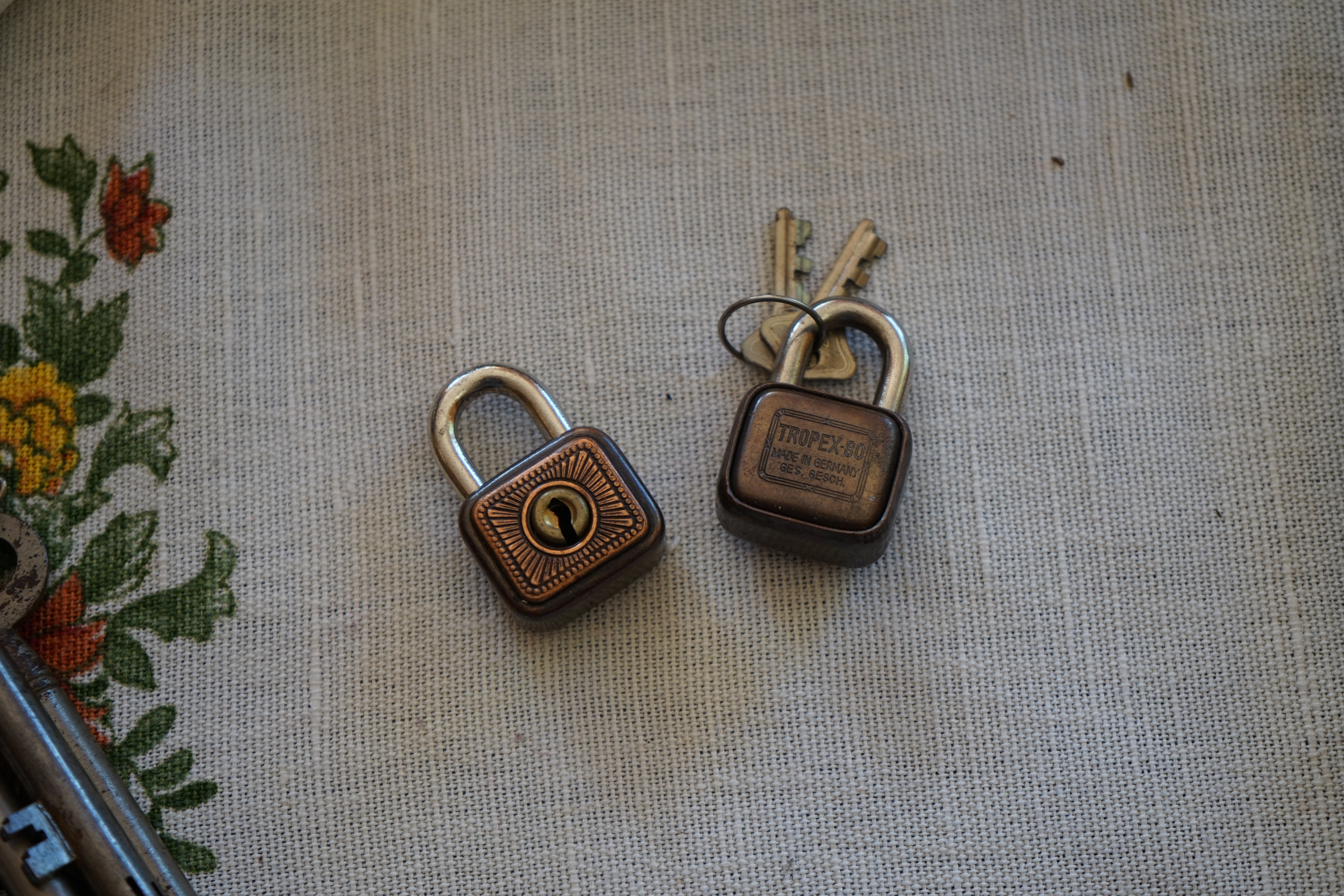 Arthur Bühl, Arthurmeister® präsentiert sein neues Seo Karussell: Zodiac, Tierkreis, Sternzeichen, Zodiak, Mordserie. Arthur Bühl, Made in Germany, born 27.03.61 in Stuttgart, Baden Württemberg, sammelt Liebesschlösser, Herz Liebesschloss rot, Schloss in Herzform welches an Brücken zu hängen kommt, Liebesschloss ABUS, Swarowski, Schlüssel, Gravur, Liebe, Herzschlösser, Trickschloss, Vorhängeschloss, AMAZON, Picksbay, E - BAY, Liebesschlösser auf Instagram. Arthur Bühl, Arthurmeister® zeigt seinen Freunden im Hasenstübchen die Internetseiten Lockpicker Herz.de, Pornomeister®. Der Stammtisch befindet: Das ist Spitze ! Arthur Bühl wurde schon als Jesusmeister bzw. Jesusmaster betitelt. Fandom Wiki Arthur A. Bühl, Detektiv aus Hamburg, Profilbild, Lockpicking, Danke Dr. Ulrich Morgenrot, Velbert, Schlüsselregion, Schlüsselfest in Velbert, Forum Niederberg, Schlossmuseum, Schlüsselfest, Schlossherz, Hans Schell Collection, Martina Pall, Graz, Austria, Park Hotel, Brauhaus, BKS, Heiligenhaus, Wilka Schließtechnik, Silca, IHK, KFV, Errebi, Beschlag, Hersteller, ABUS, Arthur Bühl, Arthurmeister ®, Schlosssammler, Bühl Wappen, Bühl Flagge, Bühl Urkunde Patent, BKS, Arthur Meister, Porno Meister, Wernèry, Profilzylinder, Juke Box Arthurmeister You Tube, Buehl Logo, Cutaway Cilinder, Pfaffenhain, Demonstration Lockpicking, Schliesszylinder, Holland, Toool, Rohlinge zur Impression, zerstörungsfrei ohne Schlüssel, Schlüsseldienst, Soultrain, Philysound, TSOP, Es fährt ein Zug nach nirgendwo ! Arthur Bühl.de, Sicherheit, Performance Künstler. TILT, Flipper, einarmiger Bandit, Bally Wulff, Rotamint, Mad Monkey - Slot Machine, Spielautomat Merkur, Casino, Monte Carlo, Jackpot, Merkur Sonne, Jubilee, ROL-A-TOP, Old slot machine, Love Meter, Jet play, Looping the Loop Fürst, Münzschleuder, Astoria, Orakel Automat, Multi, Super Multi, Booster, Toool Lockpicking, Australia, E - Bay, Mein E - Bay, Uliton, Profilzylinder, ABUS, Bremicker und Söhne, Vorhängeschloss, Vorhängeschlösser, Vorhangschloss, Einbausicherung Korf, Raucher, Jesusmaster, Hasenstübchen, bunter Nachmittag, SEO Geister, Web Tüv, Jägermeister, Bild et Uschi, Doublebrain, Präsident, KI Tüv, Stasi, DDR, Himmelsschlüssel, Urkunde, Katalog Stasi, Signatur Bühl, Token, Amerikaner, fälschungssicher, Sicherheitstechnik, DOM, Muster, Kneipe, Eckkneipe, Gastwirtschaft, Wirtschaft, Portacenere, Musterspuren, Tresor, Jord Knaap, Tresoröffnung zerstörungsfrei, KJS, Schlossherz, Lockpickerherz, Pornomeister, Lockpicking Herz, Notöffnung beim Bunten Nachmittag, Arthur Bühl und die Jukebox im Hasenstübchen, einarmiger Bandit, Merkur, Sonne, Nachtjäger, 08 15, Der Goldene Schuss, Ali Baba und die Wunderschlösser, Wunderino, Padlock Collector, Rotalok, Protector junior, Bühl, Art, Kunst, Künstler, Kataloge, BÜHL, Kunstwerke Deutschland, Kunstprojekt Artothek, Arte, Meisterarte, Artworks, Conny Veit, Zwetschgenstadt Bühl, Tipico Games, Casino, online, Spielothek, Slotmagie, Susi Live, Gutscheincode, Erwin, Freispiele, Novolino, FSK ab 18, Gewinnerlos, 0800 ruf nicht an, Spielautomatenwelt, Rock Ola, Wurlitzer, Seeburg, Bluray, Stingray, Hohenzollernbrücke, Gravur, Herz Schloss und wie immer: PAROLE EMIL !