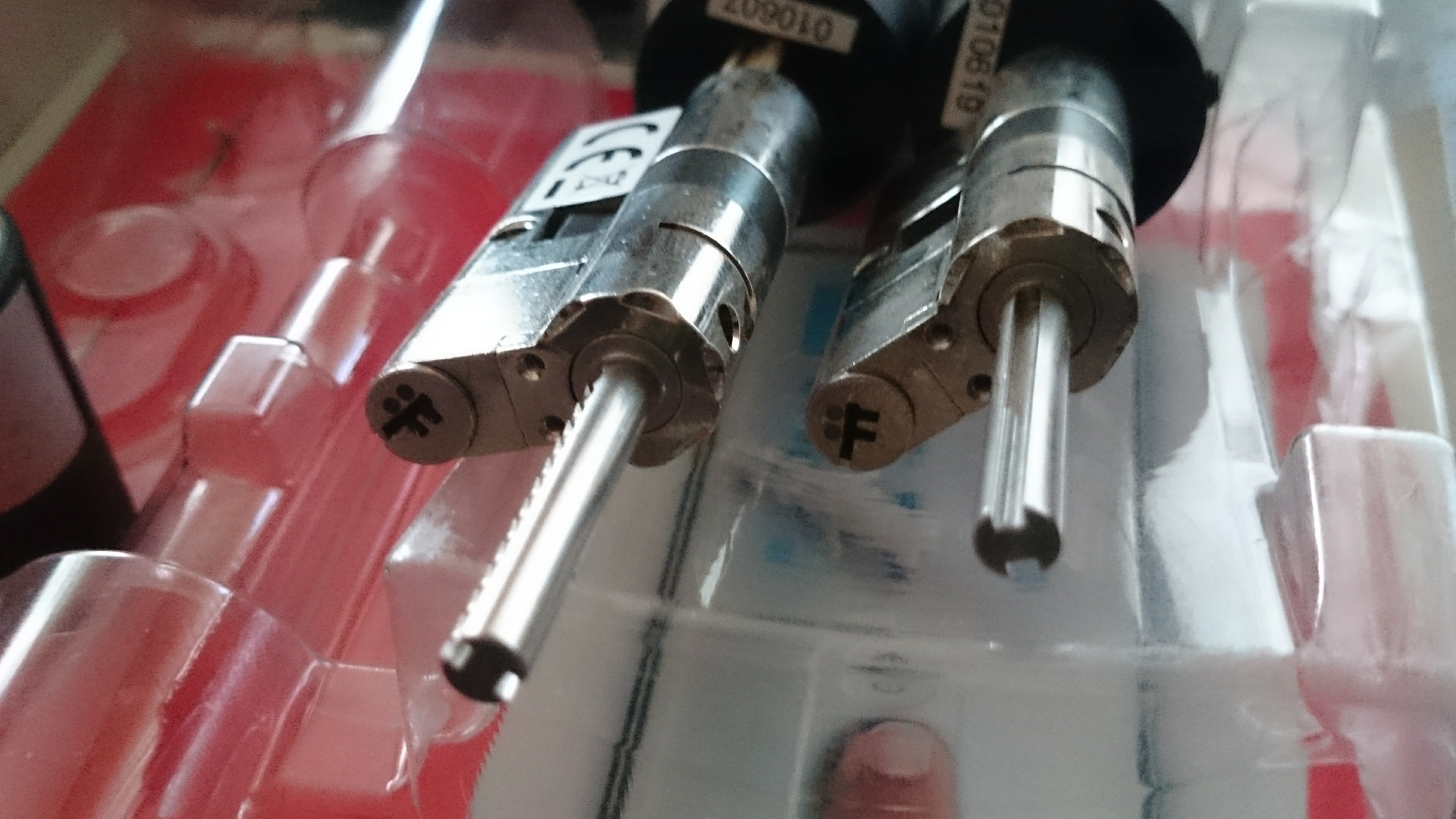 Arthur Bühl, Arthurmeister ®,Lockpickerherz ® Schlossherz ®, Pornomeister ®, neuer SEO Text für 2026 12.00 Mittags im Hasenstübchen. Basketball Bouncing Joe Asberry schreit: Prost ! Die Glocke kingelt ! In Arthurmeister`s Jukebox im Hasenstübchen spielt: Slow Hand von den Pointer Sisters. Ferrari Rudi sitzt am Tresen. Anstatt Helbing trinkt er heute Underberg. Pelle und Heike I machen Stößchen. Justamente klingelt das Telefonino. Der Hannenberger lacht zu Bouncing Joe Asberry: Ich wette mit Dir: Da ruft unser Freund Mr. Smitz vom Playboy an. Arthurmeister geh endlich ran. Die Glocke klingelt. Yes Mr. Smitz, yes, yes Mr. Smitz. Yes great, you know. Yes, yes we have a Party. Yes, yes. Ja: Angela Merkel, die kennen wir. You know: " Bundeskanzlerin ". Giovanni ruft: Bella Donna: Signora Merkel is the CEO of the world. Yes, Yes Mr. Smitz, i will look about her Memoiren. Oh Mr. Smitz ? Her Biographie with her Signature ? OH, Mr. Smitz mit Widmung ? Das wird nicht einfach ! no easy, you know ! Da muß die Glocke aber ein ganzes Wochenende läuten. Prost. Helbing. Yes Mr. Smitz, hands on the heard, you know, difficult ! Arkadasch !!! Smitz U.S.A. braucht die Memoiren von Angela Merkel signiert mit dem Text: Für Mr. Smitz from the Playboy ! Also pass auf: Dein Schwippschwager ist doch Aufsteller bei der Messe. Ja, Buchmesse. Dort hält die Merkel eine Autogrammstunde. Der soll sich dort anstellen mit seinen Kumpani. Ja, der Smitz läßt hier die Glocke läuten. Das gesamte Wochenende. Hannenberger gibt das Passwort: Freibier, Freibier ! Die Glocke läutet jetzt: Helbing ! In Arthurmeister`s Jukebox spielt: The Tramps - Disco Inferno - Orginal Longversion Tony Mendes ! Basketball Bouncing Joe swingt mit dem Kopf mit. Jetzt meint Arkadasch: Oh meine Kumpani trauen sich nicht zu Dr. Angela Merkel. Die haben Angst vor Ihr. Kein Autogramm heißt kein Freibier. Droschkendieter !! Du fährst jetzt zur Buchhandlung, holst drei Biographien von der ollen Merkel, fährst weiter zum Kujau ! Ja, der hat dem Heinemann vom Stern, Hamburg, gefälschte Tagebücher verkauft. Der soll dir in ein Exemplar die Unterschrift der Merkel und die Widmung reinmalen. Sag ihm viele Grüße vom Arthurmeister und Parole Freibier, Freibier ! Dann malt der es dir sofort. Der kann das freudigst. Und sag ihm, das sei für Smitz, Amerika. Aber diesmal soll er keine rosa Tinte verwenden. Dann kommst du wieder her und wir alle unterschreiben das zweite, dann fährst du geschwind rüber nach Fuhlsbüttel, drängelst dich am Luftfrachtschalter vor, läßt die Bücher verpacken und paßt auch auf, das die auch tatsächlich im nächsten Flieger in die U.S.A. reisen. Dann hat er die Bücher, quasi wenn der Flieger landet. Sag denen: Parole: Freibier, Freibier ! Arthur und wozu das dritte Buch ? Du Depp, wenn beim unterschreiben vom zweiten Buch einer draufkotzt oder ein Brandloch reinmacht dann haben wir Ersatz ! Und diesen legen wir dann hinter den Tresen ins Regal und tuen so als hätten wir es gelesen. Es reicht das wir Frau Bundeskanzlerin mit guten, besoffenen, nicht ausgeklügelten, dummen, peinlichen Ratschlägen beraten haben ! Punkt. In Arthurmeister´s Jukebox spielt: Lady von Kenny Rogers. Sir Waschi hat gleich CHARLIE RICH - The most Beautifull Girl in The World, gedrückt. Die Stimmung ist gut. In der Jukebox spielt mittlerweile Aloe Blanc - I need a Dollar. Die Stimmung ist fantastisch ! Jetzt steigert sich die Stimmnung noch als der Nachläufer Roberto Blanco - Caramba, Caracho ein Whiskey, Carambo Caracho ein Gin, verflucht Sacrcameto Dolores und alles ist wieder hin ! In Rio de Janeiro… drückt. Der Noagerlzutzler drückt Roberto Blanco - Der Puppenspieler von Mexico und räumt Gläser ab. Hannenberger reicht schon einmal den Himmelsschlüssel ! Schwerti fragt: Mastertouch und wenn der Dir auf die Schliche kommt ? Du Depp, was glaubst du wenn der erfährt, daß er einen orginalen Kujau, dem Tagebuchfälscher hat, dann läuft der durch Beverly Hills und gibt damit bei jedem an, als sei er The Greatest. Und Du weißt: Die Schriftsachverständigen vom Stern oder von der Bild et und der Heinemann brauchten Monate bis sie diesen Betrug mit dem Verkauf der Tagebücher erkannt haben. In Arthurmeister`s Jukebox spielt: Calvin Harris & Sam Smith: Promises ! und es wird mitgesungen. Das Droschkendieter dann doch nur beim Papierfuzzy im Copy Shop neben an war ? weil der Kujau besoffen war ? Quatsch, kalter Kaffee, der Smitz verhöckert das Buch an Rockefeller. Was glaubst du, warum die Parole Freibier Freibier lautet ? Wir sind hier nicht bei der Wohlfahrt. Ferrari Rudi macht Ralala: Sonntag ist Formel I in Indianapolis. Denkt dran: High Noon ist dann morgens 07.00 Uhr. Die Glocke läutet ununterbrochen. Freibier, Freibier, Freibier, Parole Freibier. Let Michael pass for the Championship ! Das gesamte Hasenstübchen tanzt und platzt aus allen Nähten. In der Jukebox spielt James Last und Orchester: T.S.O.P The Top Sound of Philadelphia ! Prost, Prosit und Stößchen ! Der Hannenberger sieht zufrieden aus. Taged with: Bühler Zwetschge, Bühl Wappen, Zwetschgenhengst, Zwetschgenfest, Meister, Arthur Andreas Bühl, Privatdetektiv. Arthurmeister007@gmail.com