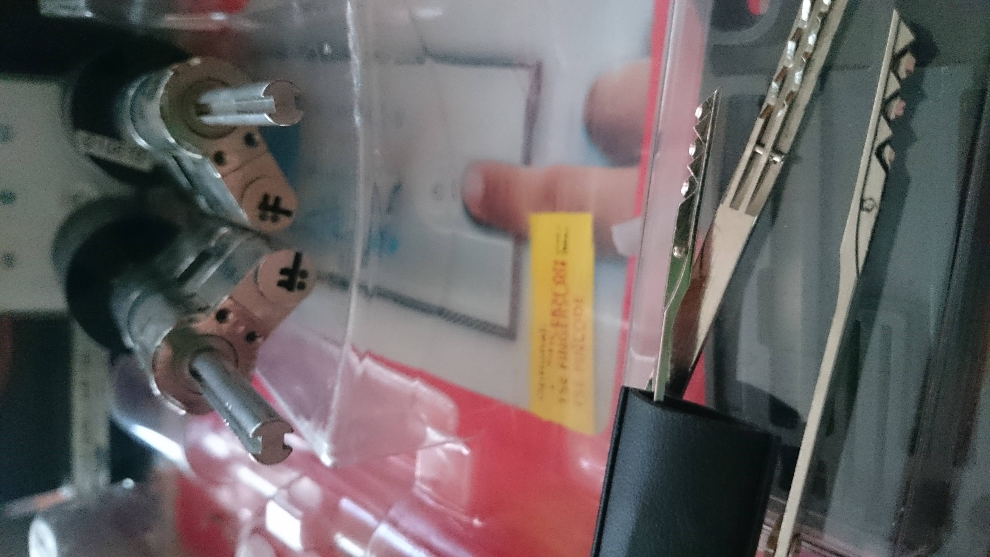 10.30 Uhr, High Noon im Hasenstübchen. Herr Arthur A. Bühl betritt das Hasenstübchen. Alle sind da. Martina, Heike II, Bouncing Joe Asberry und Schwerti sitzen am Stammtisch. Moin Arthurmeister, du alter einarmiger ®. Am Tresen sitzen Brilli - Ralf, Behördenmanni, Roswitha von Freitag, noch, Schneiderheinze und Schlosserklaus mit Heike I, Formel 1 Rudi, Boogie, Sir Waschi und der Gelenkbusfuzzy. Ganz hinten im Eck sitzen noch der HSV Ute, BMW Dedl und der Malermeister " Och ". Am Nebentisch stehen der Nachläufer, der Noagerlzuzzler, der Scholischek, der Stasi Meier mit seinem Freund Strigoy. Aus dem Hinterzimmer sind der Zigeunerschorsch, Giovanni, Lupo der alte Schmierlappen, Pino Frank, Maxam, auch ein deutscher Meister im Lockpicking, Ingo der Wirt von der Oberalster und Sammy der Wirt aus dem Dithmarscher, Schlüsselmichi und der Tschi, lautstark zu hören. In Arthurmeister`s Jukebox spielt " Slow Hand " von den Pointer Sisters. Hannenberger fragt: wie immer ! Arkadasch kommt vom Pissoir und schreit: Arthurmeister, du alter Sympathieträger und Aufmacher, mein alter Freund: wo hast Du denn den einarmigen ® her ? Sag es mir schnell ! Der Automatenpeter gibt eine Lokalrunde nach der anderen ! Er hat am einarmigen Banditen ® gewonnen und jetzt eine Glückssträhne ! Ich will auch solch ein Glück haben. Der ist vom Automaten nicht weg zu kriegen. Aber er solange einen ausgibt ! Den hatte ich noch vom Kujau stehen. Den zweiten einarmigen Banditen ® habe ich zu Mr. Smitz nach Beverly Hill`s, Hollywood, U.S.A. via Luftfracht in deren Bunny Hall liefern lassen. Das hat der Droschkendieter mit seinem Taxi bewerkstelligt. Prost, Stößchen, Salute ! Automatenpeter schreit lallend: Helbing für alle ! Das Hasenstübchen bebt. Sektchen, Stößchen, Prosit und Trallala ! Arthurmeister`s Jukebox spielt Dance Monkey. Der Hannenberger hat sich Heike I in Sachen Logistik Getränke nachlegen, hinter den Tresen geholt. Automatenpeter sitzt immer noch vor dem einarmigen Banditen ® und schreit: Glückssträhne ! Helbing für alle. Hannenberger läßt die Sektkorken knallen. Käppchen ! Die Jukebox spielt sheila B. Devotion, Spacer. Giovanni will aber Gianna Nannini hören. Mittlerweile sind Silkie, Marion und Ingrid hereinspatziert. Damengedeck und Ponyrunde ! Automatenpeter schreit: Helbing für alle ! Plötzlich tut es einen Schlag: Automatenpeter ist mitsamt seiner Helbingflasche vom Hocker auf den Hinterkopf geflogen. Hannenberger, der Objektleiter versucht zu helfen. Sofort geht ein Gerangel los: Der Strigoy, der Noagerlzuzzler und der Nachläufer schubsen sich gegenseitig weg. Automatenpeter stöhnt " Helbing ", versucht auf zu stehen. Alle drei wollen an den einarmigen ®. Da kommt Pelle Pelz von hinten und schreit: Bielefeld, Bier bestellt, Bielefeld, Bier bestellt, schnappt sich den Hocker und schafft es mit einer schlanken Drehung an den Banditen ®. Bielefeld, Bier bestellt. Ich will auch mal gewinnen. Arthurmeister`s Jukebox spielt lautstark sexy von French Affair. Be my lover, be my inspiration. You are so sexy, sex sex sexy, physical und logical temtation. No, no, no higher, higher, Bayby higher. Der Hannenberger und Heike I kommen mit dem nachschenken kaum nach. Jetzt hilft Niekole beim Abwasch. Angela hilft auch. Sammy vom Dithmarscher leert die Aschenbecher. Ingo kotzt in den Schirmständer. Das Hasenstübchen bebt. Schwerti der alte Versicherungsmathematiker aus der City Nord schreit: HMI, wir bezahlen nie ! ERGO heißen wir heute und bescheißen weiter die Leute. Sein Hocker wackelt bedenklich. Formel 1 Rudi krallt sich am Tresen fest. Der einarmige ® blinkt und Pelle gewinnt. HMI, wir bezahlen nie ! ERGO heißen wir heute und bekotzen die Leute ! Pelle schreit: Bielefeld, Bier bestellt. Der Rotamint, der blinkt. Rudi lallt: Scott Speed ! Die Ponyrunde macht Stößchen und Käppchen ! Arkadasch drückt sich an den Stammtisch und fängt ungefragt zu labern an: Arthurmeister, mein Schwippschwager hat eine Schwester und deren Freunds Cousin 2 ten Grades hat mir diesen Profilzylinder von Kale Kilit aus Istanbul mitgebracht. Kannst Du den zerstörungsfrei öffnen ? Der hat nämlich einen Wendeschlüssel wie Keso oder Kaba ! Arthurmeister spricht: Wie immer ! wenn der Schließzylinder von mir geöffnet wird, bleibt er hier am Stammtischaschenbecher ! Arkadasch murmelt. Arthurmeister entnimmt seinem Pick Set seinen deutschen Meister Taster und einen Spanner. Ruck Zuck ist das wehrlose Schloss geöffnet und liegt jetzt zerstörungsfrei auf dem Stammtisch. Arfthurmeister jells: OPEN ! Giovanni meint: aperto. Tschi schreit Ouzo. Bielefeld schreit: Helbing. Pelles Hocker beginnt bedenklich zu wackeln. Schwerti fängt wieder an zu pöbeln: HMI, wir bezahlen nie ! ERGO heißen wir heute und machen weiter fette Beute. Helbing für alle. Stößchen und Prosit. Joe, hier herscht auch heute Bouncing Verbot. Wir sind hier nicht in der NBA. Airball wirfst du zu Hause ! Giovanni hat sich durchgesetzt. Gianna Nannini dröhnt aus der Jukebox und zeigt ihre Titten. Tja, im Hasenstübchen achtet der Hannenberger auf 3 D. Justamente ruft Mr. Smitz aus dem Bunny Hall, Beverly Hills, Hollywood im Hasenstübchen am Hasenberge, an. Hannenberger ruft: Arthurmeister ! Mr. Smitz für dich am Telefon. High Noon Mr. Smitz, are you on party ? Yes, Yes, Arthurmeister. The einarmiger Bandit ®, the Slotmachine is arrived in our Rabbit House. All the Peoble will play the one armed ! What a fun. They are winning sempre. Fun, Fun ! What`s about with the Helbing Brother`s ? Oh, Mr. Smitz, there are a little drunk. What`s about the BILD et Uschi ? Uschi is on Reporter Tour on the Reeperbahn, the Kiez, you know ! I think Droschkendieter bring`s her later in the Hasenstübchen. He has tell, he will play the einarmiger ®. Uschi will have a Glücksträhne. What is Glücksträhne ? If you are winning sempre. The Jukebox is playing: Fading. Yes Mr. Smitz, i have the einarmiger Bandit ® patented by the Gouverment DPMA registerd ! Yes, Yes, for Arthur Bühl, President Pornomeister S.A.R.L. Im Hintergrund ist ein umkippender Barhocker und ein schreiender Pelle zu hören. Helbing, Freibier, Freibier ! Das Gerangel wer am einarmigen ® spielen darf geht von vorne los. Jetzt läßt Schneiderheinze die Glocken läuten. Käppchen, Stößchen, Prösterchen ! Im Hasenstübchen wird getanzt: Dance Monkey ertönt erneut. Pronto ! So Mr. Smitz: Good luck with the einarmiger ® and have a great winning time. And take greating to Harvey and to your President. No Mr. Smitz, I haven`t time, hier is party. Ende des Telefonats ! Das Hasenstübchen feiert. In der Jukebox erklingt: Haindling, Du Depp ! Fortsetzung folgt. Fandom Wiki Arthur A. Bühl, Detektiv aus Hamburg, Profilbild, Lockpicking, Danke Dr. Ulrich Morgenrot, Velbert, Schlüsselregion, Schlüsselfest in Velbert, Forum Niederberg, Schlossmuseum, Schlüsselfest, Schlossherz, Hans Schell Collection, Martina Pall, Graz, Austria, Park Hotel, Brauhaus, BKS, Heiligenhaus, Wilka Schließtechnik, Silca, IHK, KFV, Errebi, Beschlag, Hersteller, ABUS, Arthur Bühl, Arthurmeister ®, Schlosssammler, Bühl Wappen, Bühl Flagge, Bühl Urkunde Patent, BKS, Arthur Meister, Porno Meister, Wernèry, Profilzylinder, Juke Box Arthurmeister You Tube, Buehl Logo, Cutaway Cilinder, Pfaffenhain, Demonstration Lockpicking, Schliesszylinder, Holland, Toool, Rohlinge zur Impression, zerstörungsfrei ohne Schlüssel, Schlüsseldienst, Soultrain, Philysound, TSOP, Es fährt ein Zug nach nirgendwo ! Arthur Bühl.de, Sicherheit, Performance Künstler. TILT, Flipper, einarmiger Bandit, Bally Wulff, Rotamint, Mad Monkey - Slot Machine, Spielautomat Merkur, Casino, Monte Carlo, Jackpot, Merkur Sonne, Jubilee, ROL-A-TOP, Old slot machine, Love Meter, Jet play, Looping the Loop Fürst, Münzschleuder, Astoria, Orakel Automat, Multi, Super Multi, Booster, Toool Lockpicking, Australia, E - Bay, Mein E - Bay, Uliton, Profilzylinder, ABUS, Bremicker und Söhne, Vorhängeschloss, Vorhängeschlösser, Vorhangschloss, Einbausicherung Korf, Raucher, Jesusmaster, Hasenstübchen, bunter Nachmittag, SEO Geister, Web Tüv, Jägermeister, Bild et Uschi, Doublebrain, Präsident, KI Tüv, Stasi, DDR, Himmelsschlüssel, Urkunde, Katalog Stasi, Signatur Bühl, Token, Amerikaner, fälschungssicher, Sicherheitstechnik, DOM, Muster, Kneipe, Eckkneipe, Gastwirtschaft, Wirtschaft, Portacenere, Musterspuren, Tresor, Jord Knaap, Tresoröffnung zerstörungsfrei, KJS, Schlossherz, Lockpickerherz, Pornomeister, Lockpicking Herz, Notöffnung beim Bunten Nachmittag, Arthur Bühl und die Jukebox im Hasenstübchen, einarmiger Bandit, Merkur, Sonne, Nachtjäger, 08 15, Der Goldene Schuss, Ali Baba und die Wunderschlösser, Wunderino, Padlock Collector, Rotalok, Protector junior, Bühl, Art, Kunst, Künstler, Kataloge, BÜHL, Kunstwerke Deutschland, Kunstprojekt Artothek, Arte, Meisterarte, Artworks, Conny Veit, Zwetschgenstadt Bühl, Tipico Games, Casino, online, Spielothek, Slotmagie, Susi Live, Gutscheincode, Erwin, Freispiele, Novolino, FSK ab 18, Gewinnerlos, 0800 ruf nicht an, Spielautomatenwelt, Rock Ola, Wurlitzer, Seeburg, Bluray, Stingray.