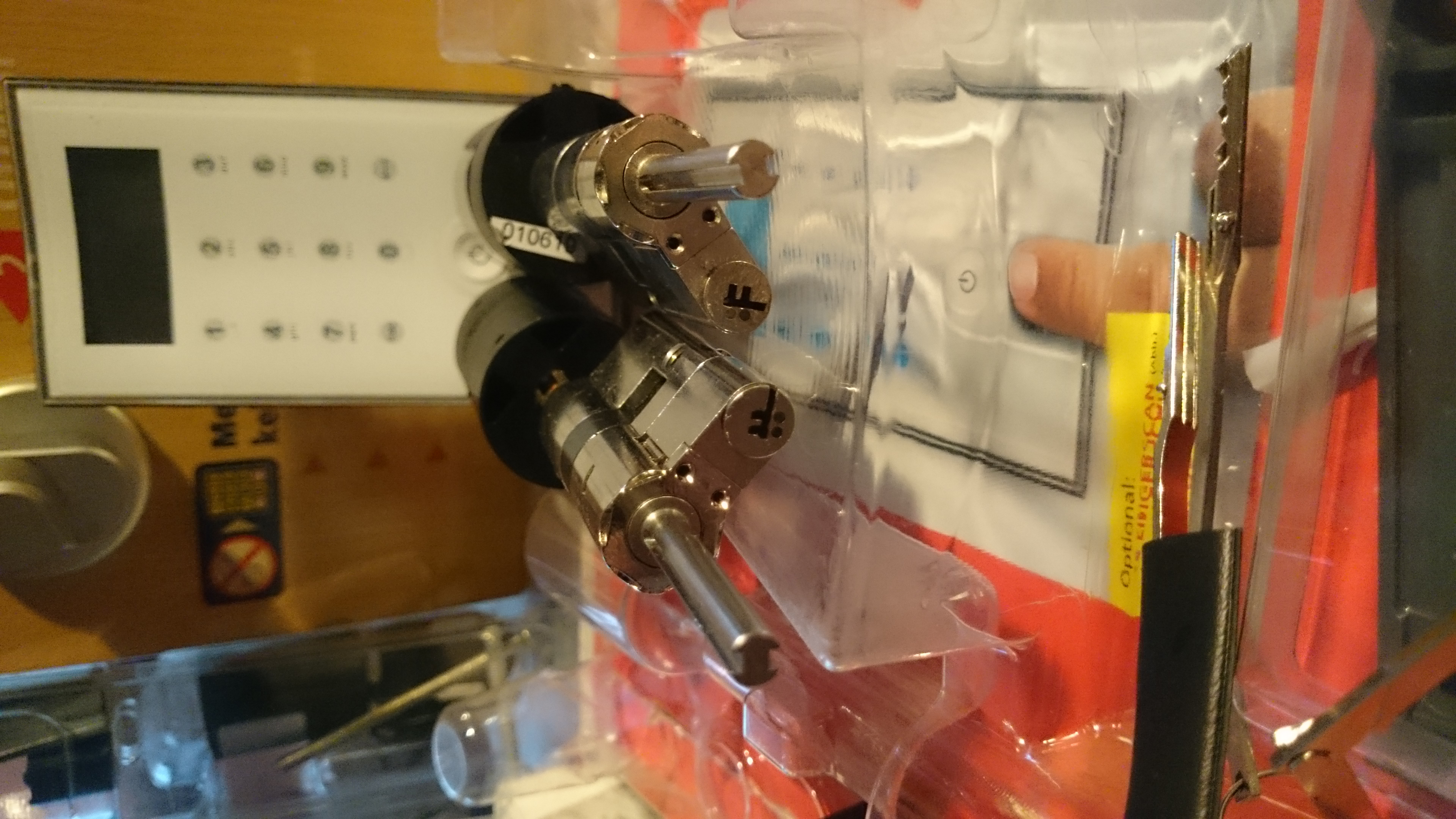 Neues aus dem Hasenstübchen: Gestern war Bernhard da. ÖH, Sonderschule, Sonderschule Öh. Heike IV: Bernhard, warum hast du denn das große Standkreuz dabei ? Der Noagerlzuzler lallt: Der ist wieder aus Ochsenzoll abgehauen. Sonderschule ! SONDERSCHULE ! Schwerti: Was willtst DU ? Bier und Sonderschule, Sonderschule Öh. Hannenberger der Objektleiter: Sonderschule is nich im Hasen. Doch doch ! Öh Sonderschule ! Öh, jetzt Sonderschule. Nach zwei Rutschen Bier, leider kleine, hatte er uns überzeugt: Sondaschule ist jetzt in der Jukebox. Arthur Bühl, Detektiv aus Hamburg ist Mitglied im Detektiv Verband BUDEG und an die IKD angeschlossen. Als Arthurmeister® erklärt Herr Bühl bei Behörden wie Fedpol, LKA Forensik, das Lockpicking !