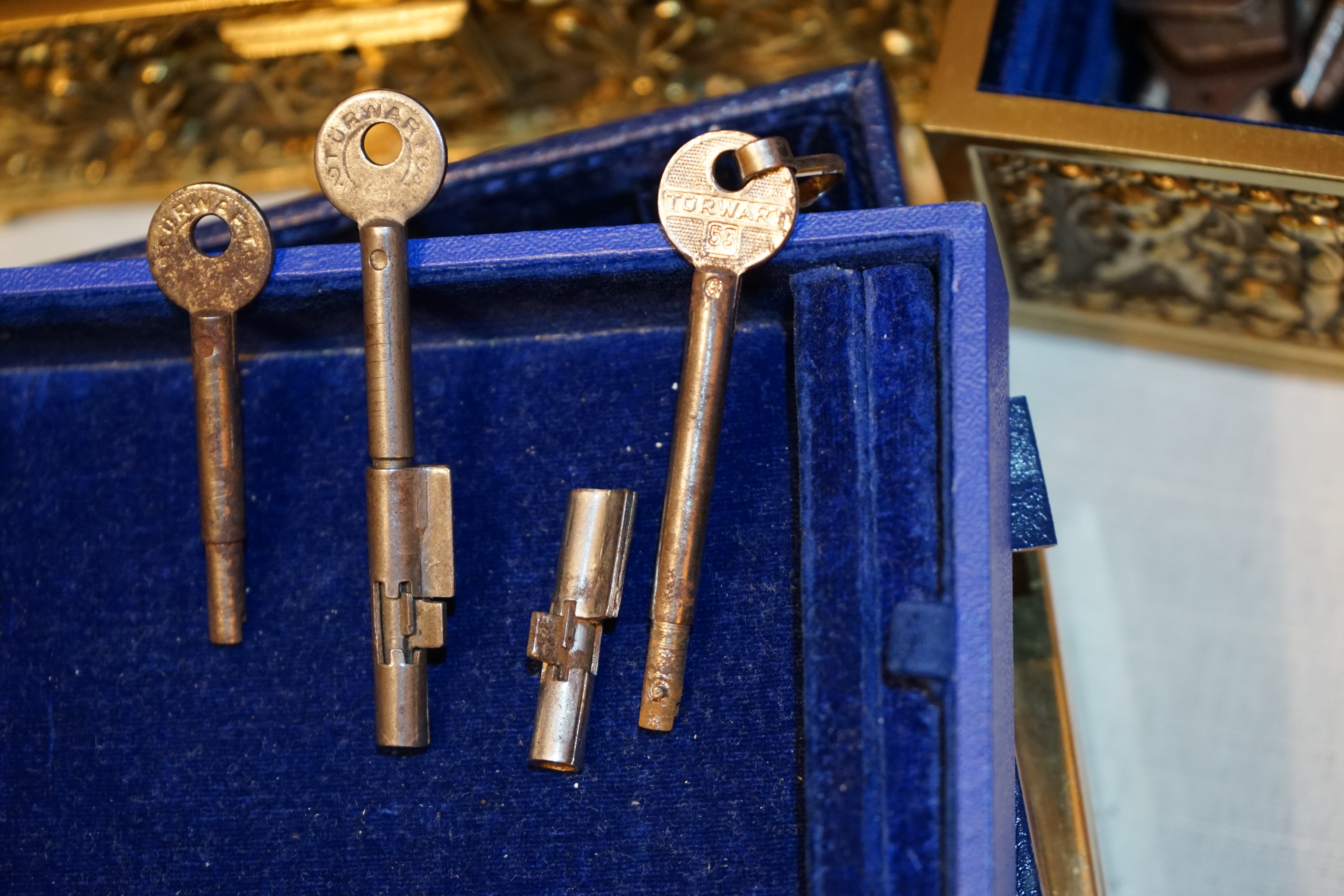 SEO born 1961 und Künstlername Arthur A. Bühl, Made in Germany, born 1961 in Stuttgart, arbeitet seit 40 Jahren als Privatdetektiv und lebt in Hamburg. Er ist als Detektiv Mitglied in nationalen und internationalen Berufsverbänden. Unter dem Künstlernamen " Arthurmeister " erklärt Arthur Bühl Lockpicking; das zerstörungsfreie Öffnen von Schlössern und Schließzylindern. Der Ehrenkodex lautet: Öffne nur deine eigenen Schlösser. Fremde Schlösser dürfen nur mit Einwilligung des Eigentümers geöffnet werden. Herr Bühl wurde schon als Schlossknacker bezeichnet. Dies ist natürlich Quatsch, denn wenn man oder Frau z.B. ein Vorhangschloss knackt, so ist es kaputt und die Wettbewerber und Lockpickerkollegen können nicht mehr daran üben. Knacker benutzen einen Kuhfuß. Der mehrfache Deutsche Meister dagegen ein Pickset und es gilt: " Offen ist gut, schneller Offen ist besser ". Viel Spaß und Erfolg beim Üben. Von der Zeitschrift " WIRED " wurde Arthurmeister als Master of the Universe, betitelt. SEO für heute: Parole Emil ! Arthur Bühl, Sympathieträger.com, Präsident Pornomeister SARL. Die Anschrift lautet: Arthur A. Bühl, Postfach 605 145, 22 246 Hamburg. Die E - Mail lautet: Arthurmeister@Arthurmeister.de Tagged with: ABUS, Lock, Fahrradschloss, Fahrradhelm, Gliederkette, ABUS Granit, ABUS Profilzylinder