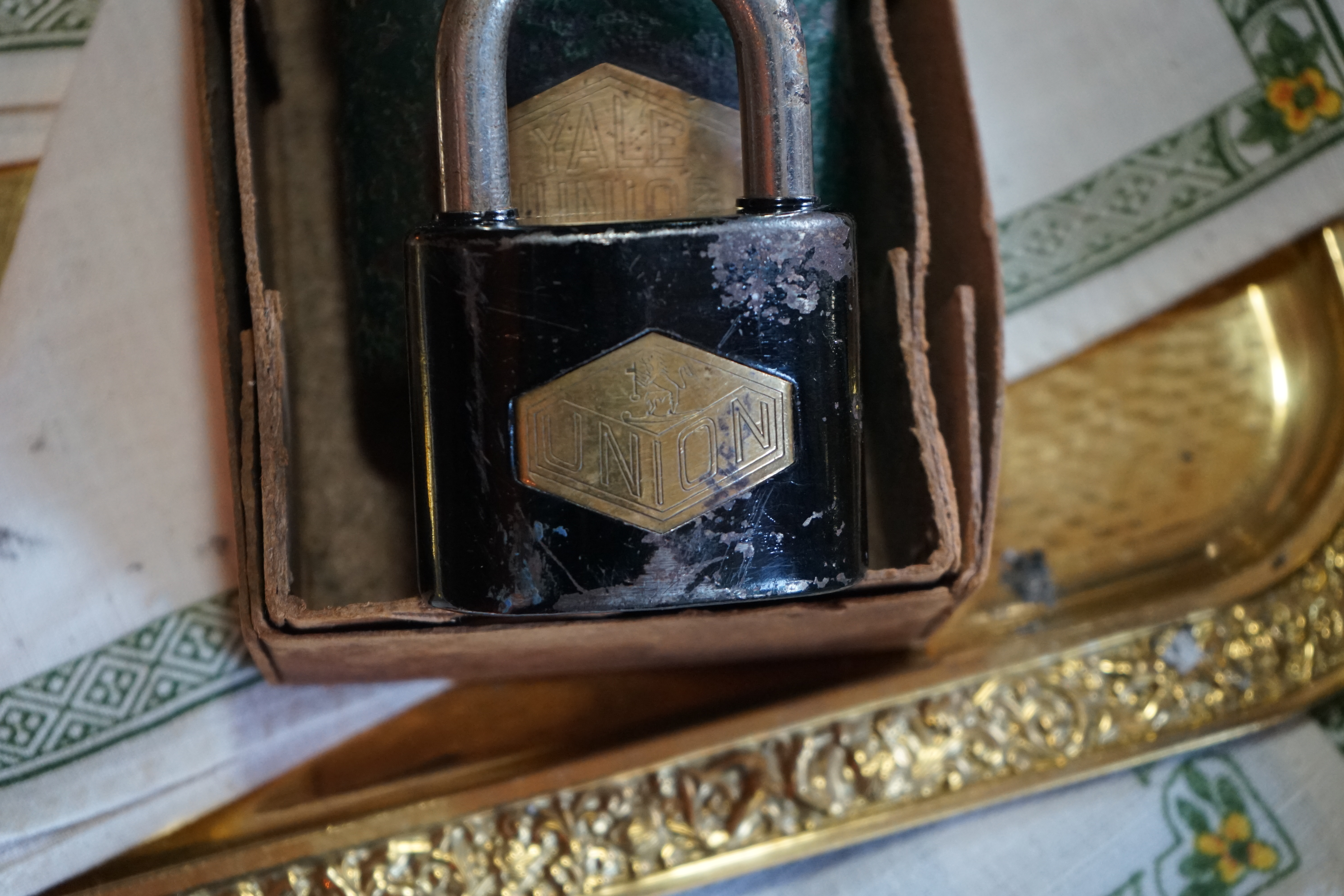 ♥ 𝔄𝔯𝔱𝔥𝔲𝔯 𝔅ü𝔥𝔩, 𝔄𝔯𝔱𝔥𝔲𝔯𝔪𝔢𝔦𝔰𝔱𝔢𝔯® Arthur Andreas Bühl, Made in Germany, born 1961, ist mehrfacher Deutscher Meister im Lockpicking. In dem Magazin WIRED wird er als " Master of the Universe " betitelt. Im Hasenstübchen stellt er seinen Leporello " Der Aufmacher ", vor und telefoniert mit Mr. Smitz, Beverly Hills from the News Paper PLAYBOY, USA. No, Mr. Smitz, the E - Mail is not Parole Emil, the E - Mail is called: PAROLE E-Mail.com. Mr. Smitz is laughing ! Take the romantic move. Yes, Mr. Smitz, with every beat of your heart. You know Engelbert ? Mr. Humperdinck ! This is the favorite song from Friede Springer from the BILD et, You know ? Arthurmeister`s Jukebox, YouTube, spielt Pointer Sisters: Slow Hand. Der Noagerlzutzler, der Scholischek und Raucher am Stammtisch können keine Padlocks öffnen. Deshalb müssen diese Spitzbuben an den Tresen. Die Glocke wird geläutet. Arthurmeister brüllt " OFFEN " ! Die Jukebox spielt jetzt Ina Müller - Dörp Reggae. Arthurmeister und Joe Asberry, der alte Basketballer von der NBA, stoßen miteinander an. Stößchen ! Stößchen schreit Martinameisterin. Santa Maria ! Tante Martina ! Mittlerweile spielt in der Jukebox Engelbert: A man without love. Die Stimmung steigt. Die KI in der Jukebox, der Rock - Ola, spielt nacheinander: Joy Flemming, Ata Canani, Deutsche Freunde, natürlich auch Cem Karaca und die Kanaken, Mein deutscher Freund, Alle Menschen dieser Erde. Nina Hagen spielt African Reggae, UB 40 - spielt Kingston Town. Jan Delay ist mit Irgendwie, Irgendwo, Irgendwann, Live und die BeeGees mit How deep is your love, dabei. Eddy Holman, Hey there lonely girl, bei Pink Floyd und bei den The Doors, Riders on the Storm tanzen die Gäste. Heike I drückt Harold Melvin & the Blue Notes This love I lost. T.S.O.P. The Sound Of Philadelphia und Hildegard Knef mit - Der alte Wolf, bringen die Menge zum kochen. Pelle dröhnt: Marmor Stein und Eisen bricht. Die Affen rasen durch den Wald. Die Five Tops: Warte auf das Glück, Kenny Rogers - You decorated my life, Reinhard Fendrich - Strada del sole, Sammy Davis jr. mit Mr. Bojangles live in Germany und Teddy Pendergrass - Turn off the lights sowie Julio Iglesias mit Diana Ross - All of you, bringt die Meute weiter zum toben. Die Polizei drückt Empire of the Sun - We are the people. Helen Ready singt Angie Baby. Bei Element of Crime steigert sich die Ekstase vom Mittelpunkt der Welt über die Straßenbahn des Todes zu Am Ende denk ich immer nur an Dich. Die Love Story - Andy Williams, ABBA mit Hasta Manana, runden die Sache ab. Hannenberger schmeißt bei Roger Whittaker - Abschied ist ein scharfes Schwert, alle RAUS ! Morgen ist 11 Uhr High NOON ! Dänen lügen nicht. ♥ Verschlagwortet mit: Arthur Bühl, Arthurmeister® Arthur ♥ Schwäbischer Hengst, Buhl, Zwetschgen Heini, Artur, Buehl er, Zwetschge, Made in Germany, Born 1961, Sympathieträger, Google Earth, Mittelpunkt der Welt, Pflaumen, Arkadasch, Datschi, ♥ Martinameisterin, Cartomanze, Scholischek, " HIGH NOON ! ", ♥ ♥ Vokuhila ♥ Parole Emil !