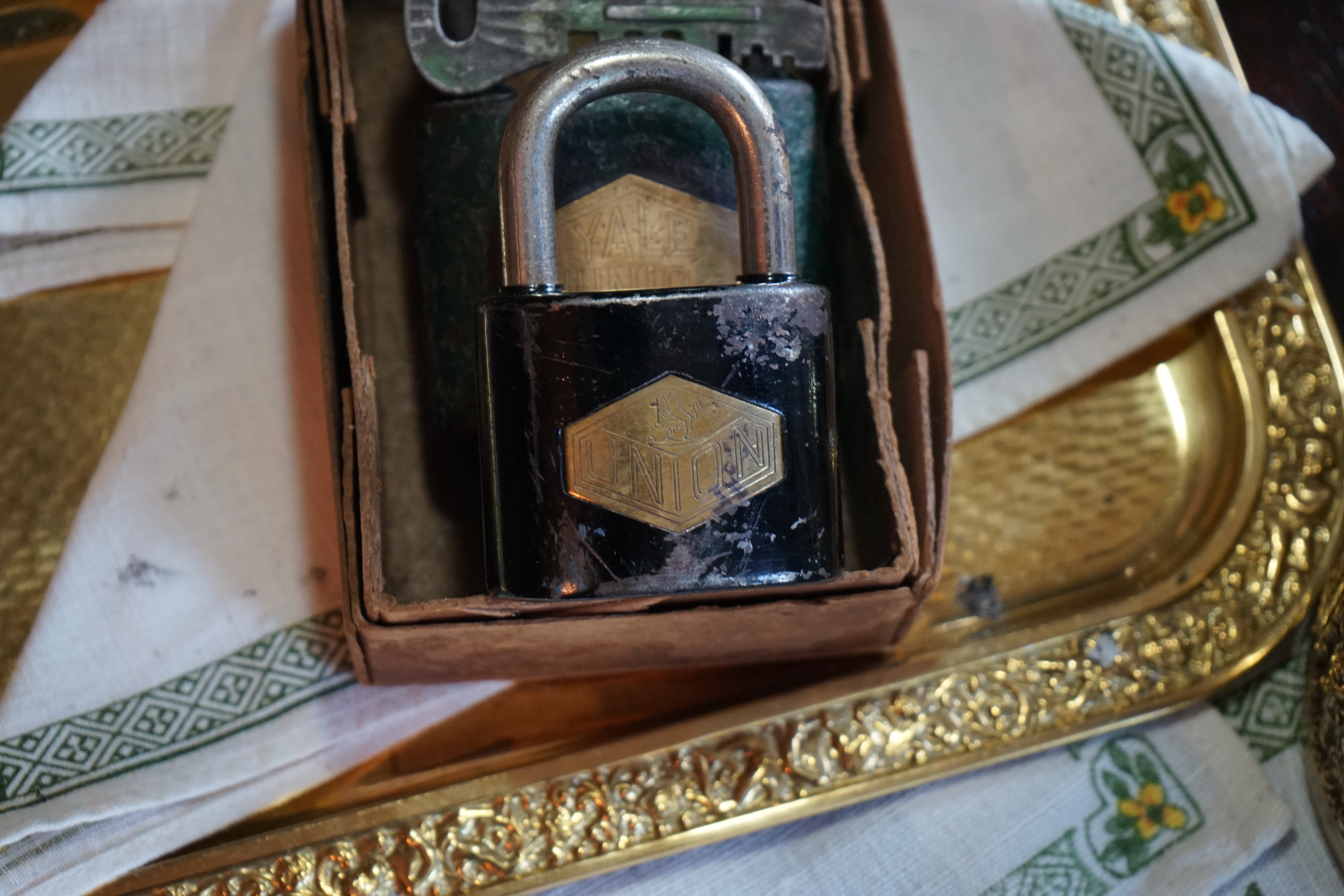 Arthur Bühl, Arthurmeister ®,Lockpickerherz ® Schlossherz ®, Pornomeister ®, neuer SEO Text für 2025 12.00 Mittags im Hasenstübchen. Basketball Bouncing Joe Asberry schreit: Prost ! Die Glocke kingelt ! In Arthurmeister`s Jukebox im Hasenstübchen spielt: Slow Hand von den Pointer Sisters. Ferrari Rudi sitzt am Tresen. Anstatt Helbing trinkt er heute Underberg. Pelle und Heike I machen Stößchen. Justamente klingelt das Telefonino. Der Hannenberger lacht zu Bouncing Joe Asberry: Ich wette mit Dir: Da ruft unser Freund Mr. Smitz vom Playboy an. Arthurmeister geh endlich ran. Die Glocke klingelt. Yes Mr. Smitz, yes, yes Mr. Smitz. Yes great, you know. Yes, yes we have a Party. Yes, yes. Ja: Angela Merkel, die kennen wir. You know: " Bundeskanzlerin ". Giovanni ruft: Bella Donna: Signora Merkel is the CEO of the world. Yes, Yes Mr. Smitz, i will look about her Memoiren. Oh Mr. Smitz ? Her Biographie with her Signature ? OH, Mr. Smitz mit Widmung ? Das wird nicht einfach ! no easy, you know ! Da muß die Glocke aber ein ganzes Wochenende läuten. Prost. Helbing. Yes Mr. Smitz, hands on the heard, you know, difficult ! Arkadasch !!! Smitz U.S.A. braucht die Memoiren von Angela Merkel signiert mit dem Text: Für Mr. Smitz from the Playboy ! Also pass auf: Dein Schwippschwager ist doch Aufsteller bei der Messe. Ja, Buchmesse. Dort hält die Merkel eine Autogrammstunde. Der soll sich dort anstellen mit seinen Kumpani. Ja, der Smitz läßt hier die Glocke läuten. Das gesamte Wochenende. Hannenberger gibt das Passwort: Freibier, Freibier ! Die Glocke läutet jetzt: Helbing ! In Arthurmeister`s Jukebox spielt: The Tramps - Disco Inferno - Orginal Longversion Tony Mendes ! Basketball Bouncing Joe swingt mit dem Kopf mit. Jetzt meint Arkadasch: Oh meine Kumpani trauen sich nicht zu Dr. Angela Merkel. Die haben Angst vor Ihr. Kein Autogramm heißt kein Freibier. Droschkendieter !! Du fährst jetzt zur Buchhandlung, holst drei Biographien von der ollen Merkel, fährst weiter zum Kujau ! Ja, der hat dem Heinemann vom Stern, Hamburg, gefälschte Tagebücher verkauft. Der soll dir in ein Exemplar die Unterschrift der Merkel und die Widmung reinmalen. Sag ihm viele Grüße vom Arthurmeister und Parole Freibier, Freibier ! Dann malt der es dir sofort. Der kann das freudigst. Und sag ihm, das sei für Smitz, Amerika. Aber diesmal soll er keine rosa Tinte verwenden. Dann kommst du wieder her und wir alle unterschreiben das zweite, dann fährst du geschwind rüber nach Fuhlsbüttel, drängelst dich am Luftfrachtschalter vor, läßt die Bücher verpacken und paßt auch auf, das die auch tatsächlich im nächsten Flieger in die U.S.A. reisen. Dann hat er die Bücher, quasi wenn der Flieger landet. Sag denen: Parole: Freibier, Freibier ! Arthur und wozu das dritte Buch ? Du Depp, wenn beim unterschreiben vom zweiten Buch einer draufkotzt oder ein Brandloch reinmacht dann haben wir Ersatz ! Und diesen legen wir dann hinter den Tresen ins Regal und tuen so als hätten wir es gelesen. Es reicht das wir Frau Bundeskanzlerin mit guten, besoffenen, nicht ausgeklügelten, dummen, peinlichen Ratschlägen beraten haben ! Punkt. In Arthurmeister´s Jukebox spielt: Lady von Kenny Rogers. Sir Waschi hat gleich CHARLIE RICH - The most Beautifull Girl in The World, gedrückt. Die Stimmung ist gut. In der Jukebox spielt mittlerweile Aloe Blanc - I need a Dollar. Die Stimmung ist fantastisch ! Jetzt steigert sich die Stimmnung noch als der Nachläufer Roberto Blanco - Caramba, Caracho ein Whiskey, Carambo Caracho ein Gin, verflucht Sacrcameto Dolores und alles ist wieder hin ! In Rio de Janeiro… drückt. Der Noagerlzutzler drückt Roberto Blanco - Der Puppenspieler von Mexico und räumt Gläser ab. Hannenberger reicht schon einmal den Himmelsschlüssel ! Schwerti fragt: Mastertouch und wenn der Dir auf die Schliche kommt ? Du Depp, was glaubst du wenn der erfährt, daß er einen orginalen Kujau, dem Tagebuchfälscher hat, dann läuft der durch Beverly Hills und gibt damit bei jedem an, als sei er The Greatest. Und Du weißt: Die Schriftsachverständigen vom Stern oder von der Bild et und der Heinemann brauchten Monate bis sie diesen Betrug mit dem Verkauf der Tagebücher erkannt haben. In Arthurmeister`s Jukebox spielt: Calvin Harris & Sam Smith: Promises ! und es wird mitgesungen. Das Droschkendieter dann doch nur beim Papierfuzzy im Copy Shop neben an war ? weil der Kujau besoffen war ? Quatsch, kalter Kaffee, der Smitz verhöckert das Buch an Rockefeller. Was glaubst du, warum die Parole Freibier Freibier lautet ? Wir sind hier nicht bei der Wohlfahrt. Ferrari Rudi macht Ralala: Sonntag ist Formel I in Indianapolis. Denkt dran: High Noon ist dann morgens 07.00 Uhr. Die Glocke läutet ununterbrochen. Freibier, Freibier, Freibier, Parole Freibier. Let Michael pass for the Championship ! Das gesamte Hasenstübchen tanzt und platzt aus allen Nähten. In der Jukebox spielt James Last und Orchester: T.S.O.P The Top Sound of Philadelphia ! Prost, Prosit und Stößchen ! Der Hannenberger sieht zufrieden aus. Taged with: Bühler Zwetschge, Bühl Wappen, Zwetschgenhengst, Zwetschgenfest, Meister, Arthur Andreas Bühl, Privatdetektiv. Arthurmeister007@gmail.com