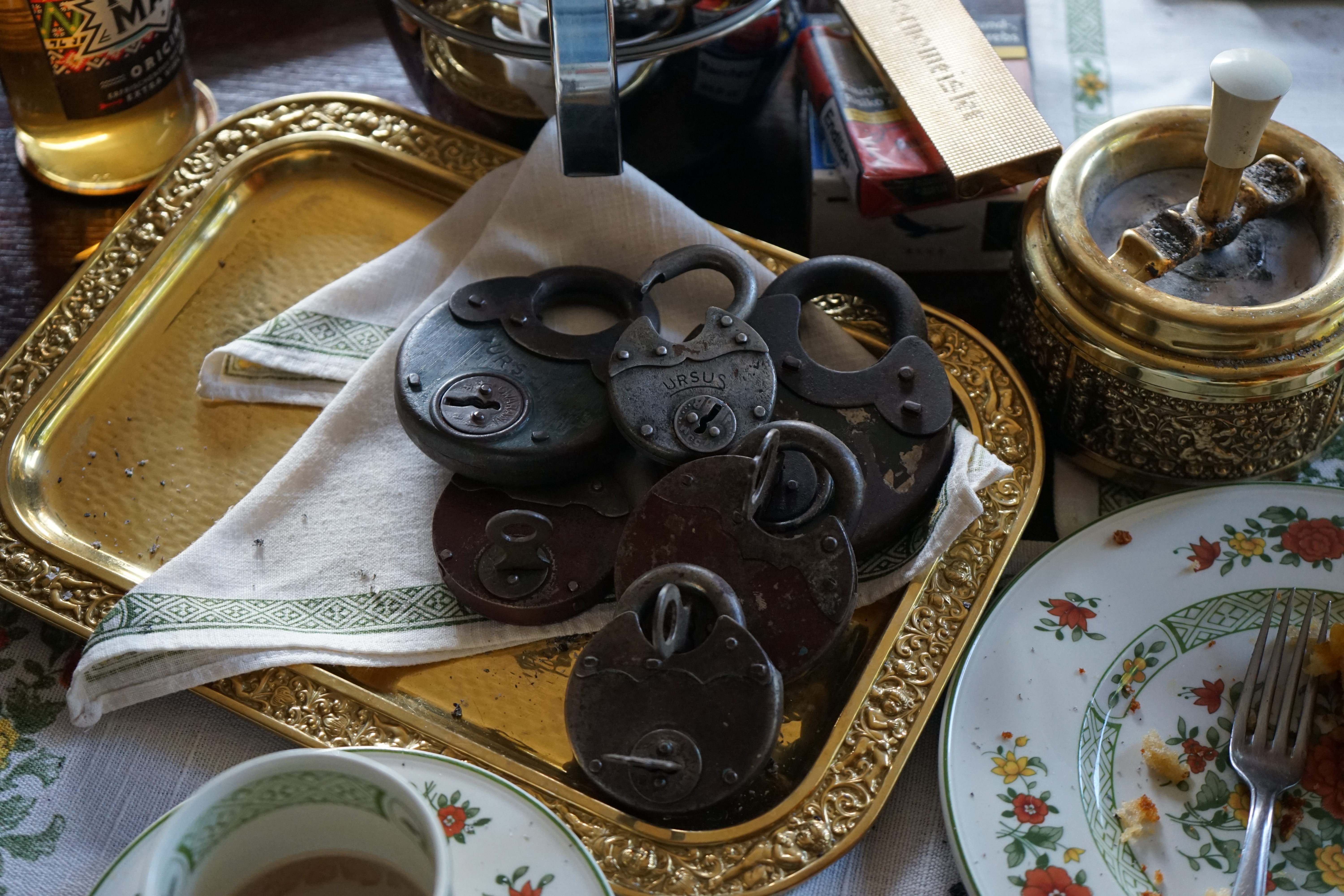 𝔄𝔯𝔱𝔥𝔲𝔯 𝔅ü𝔥𝔩, 𝔄𝔯𝔱𝔥𝔲𝔯𝔪𝔢𝔦𝔰𝔱𝔢𝔯 ® Stück Davon schwarze Katze, Zwei Katzenkopf Schlösser Zunft, Schlosser, Zunftabzeichen, Wappen, Geselle, Anstecknadel, Verbandsabzeichen, Stück Davon. Die nicht alltägliche Form eines Truhenschlossen führte dazu, das man die Schlosser im Zunftleben scherzhaft ironisierend Katzenköpfe nannte. Der Spitzname erhielt sich durch die Jahrhunderte. Und der Katzenkopf wurde damit zu einem Symbol. Er erscheint auf der Anstecknadel, die heute der Schlosser als Verbandabzeichen tragen kann. Die auf der Nadel angebrachte Inschrift " Stück Davon " erklärt sich wie folgt: Der wandernde Schlossergeselle sprach bei einem Meister um Arbeit vor. Befragt, ob er das Handwerk verstünde, antwortete er: Stück Davon ! Die zwei Worte wiesen ihn in aller Bescheidenheit als Angehörigen der Zunft aus, der bereit sei noch weiter zu lernen. DoubleBrain ® SEO für heute: Barockschlüssel, Schmiedeeisen, Halme gedreht, Bärte geschnitten, Reiden aufgesetzt, Stahlschnitttechnik, Kapelleneingerichte, Schmiedeeisen, Hohldorn, Gesenk, Pflanzenmotiv, Wappentierschmuck, geschmiedet, gepunzt, Schlüsselgriff beidseitig, halbrelief, Bekrönung auf der einen Seite als männlicher auf der anderen als weiblicher Kopf, Löwenwappen, Delphine, Schwanzflosse, Stilelemente der Reaissance, profilierter Steckhalm, Gesenke und Reide ziseliert, Griffrand, Zwei Schlangen blau angelassen, Eisenblech, Schließblech, Türrahmen, Schlosskasten, Eisenkern, französisch, Zierdecke ausgehauen, eingehauen und getrieben, Rosette, Ringgriff, Rokoko und Schlüssel, eisernes Wiener Barock Hangschloss mit Spreitzfedernverschluss, gefeilt, geschnitten und ziseliert, flacher Steckschlüssel, Eisengrundplatte und zwei Engel mit Trompete, Posaune und Blumengeranke verziert. Figuren, Schmuck, Jagdszene, Empire, Möbelschlösser, Messingzierdecken, Witwerschlüssel, Schlüsselgewalt, Symbol, Sargschlüssel, Silberschlüssel, Hohldorn, Nachbildung, Kammerherrnschlüssel, Bronce, feuervergoldet, Emblem mit Initialien der weltlichen oder kirchlichen Fürsten versehen, die sie verliehen haben. Doppeladler, Reichsapfel, Zepter und Krone, Übergabeschlüssel, magische Stilelemente, östrerreichischer Kammerherrenschlüssel mit Doppeladler, Kordeln und Quasten, Wien, Hoflieferant, Mayestät, päbstlich, ungarisch, bayerisch, in Silber gegossen, Sinsheim, Hohldornschlösser mit Eisenriegeln, Gelenkschlüssel, einfacher Schieberiegel aus Holz, klappbare Doppelschlüssel aus Tirol, Rohrhülse, Bart, Tirol, Kreuz, Herz, Schlüsselgehänge, süddeutsch, Leder, gotisch, Bügel, Tabakspfeifenschlüssel, Schlossergeselle nach bestandener Prüfung, Schlüsselgeschenketui für die Braut: Bund mit fünf Zimmer, Möbel und Kassettenschlüsseln, in der Mitte Haustorschlüssel aus einem Stück geschmiedet, geschnitten und mit Stahlstangen handpoliert auf dem vierseitigen Gesenk in Schreibschrift " Deutsches Empire ", Dreipass, Jugendstil, Doppelrohr, Hauptportal der Jesuitenkirchen Sankt Michael, Der Hammerschlüssel für Weinkeller: der ziselierte aufgesetzte Hammer diente dem Küfner zum abklopfen der Fässer und zum öffnen der Spunde, Enstehungszeit, Hoftheater, bayrisches Nationaltheater in München, Zerstörung, Kunstschlosser, Fritz Nüssel, Heinrich Pankofer, Germany, wissenschaftlich, systematisch, Schlüsselexperte, Sammler, Privatsammlung, Schlüsselzentrale München, Fachmann für Sicherheitsfragen, sachkundig, Experte, versierter Restaurator, historischer Wert, handwerkliches Geschick und seine langjährige Berufserfahrung, Anerkennung, international, Fachmann nicht nur für die Technick von Schlüsseln und Schloss, auch für künstlerische und historische Fragen. Standardwerk Europa, Übersee, offizielle Stellen, Landeskriminalamt, Bundesanwaltschaft, Keltenschlüssel, Vorchristus, Witwenschlüssel, John F. Kennedy, Weisses Haus, Schlossmuseum Velbert, gut verpackt, Pullach, Erfinder und Auror, Leidenschaft, aufschlußreiches Werrk, Memoiren, Töchter, Emmi Seifert, Marlene Nüssel, Frau Anni, Kaminkehrer, Schwanthal, Freund und Helfer der Polizei, mein Leben, Gedichte, Kaffeveranstaltung, Nachbarschaftshilfe, Essen auf Rädern, Schlüsselfigur, tausend Stücke, Keltenzeit, Christus, Kelheim, Exemplare, Ausländische Lehrlinge, Brocken, wiegt fünf Kilo, Schmucksafe, Ludwig XV 1430, Brillianten, Verona, Eisenzeit, Ägypten, Hallstadtzeit, Salzkammergut, Hallstadt Gräberfeld, Epoche, Eisenverhüttung, Salzbergbau, Gerätschaften zu exportieren, geographischer Ort am Nordende des Neuenburger Sees in der Schweiz, Pfalbauten, auf festem Land angelegte Siedlung, europäische Eisenzeit, Kelten Indogermanischen Völkergruppe, Germanen, Rhein, kämperisch, expansionsbereit, Rom, Homer, Dichter, Jugendzeit, halbdunkel, erahnbar, zivisilatorische Dokumente, Dichtung, märchenhaft schöne Gestalt, Götter treten vor uns hin, denen die mittelmerisch kleinasiatische Menschheit Wirkungen und Tätigkeiten zugedacht hat, die diesen Fabelwesen für immer Kontur verliehen haben. So tritt der Schmiedegott Hephaistos lateinisch Vulkanos vor uns hin: Rußig und edel zugleich, genial erfinderisch, ein kunstreicher Handwerkegott. Der zu den 12 Hauptgöttern der griechisch römischen Antike erzählt wird. Jupiter, Himmel, hinabgstürtzt, Entfernung der Erde von den Sternen, Insel Lemlos, Hinkefuss, Gerechtigkeit, alte Fabeln, schöne und liebenswürdige, Eheweib, Museeum of fine Arts in Boston USA, Parmenides Lehrgedicht Balanos, Hammer, Amboss, Feuer, Wasser, glühend, Metall, Hammerschlag, Gußverfahren, gewünschte Form, Holz oder Kohle, warmgeschmiedet, grobkristallin, feinkörnig, Streck und Bruchgrenze, Plinius, samische Künstler, Erzguß, Keltenschlüssel, hochkant durch einen Schlitz in der Tür gesteckt, gedreht, bis er - nun waagrecht - in die Angriffe der im Riegel gelagerten Sperrklötze eingerastet: die Sperrklötze werden angehoben, der Riegel ist entsperrt und lässt sich mit einem ledernen Zugriemen von außen auf und zu ziehen. Griechenland, lakonisch, neues Prinzip, Schlüsselträger, Kaiserzeit, Würde, Statussymbol, Römer, die punische Kriegen das Metallhandelsmonopol an sich gebracht hatten verfügten in reichem Maße über Kupfer, Zink und Zinn. Verschlußriegel, Feder, Lochkanäle, Sperrstifte, entsichert, auf oder zugeschoben, Drehschlüssel, Hangschloss, Spreitzfeder, Kulturlandschaft, Kassetten, Truhen, Türen, Tiermaskendeckel, Pferdegstalt, arabisch, Vexier, indisch, Kugel, Grundform, Volldorn, Technische Feinheit, Eleganz, Zweckgebilde in den Händen von Menschen, die bemüht sind, mit einem rauhen, kriegerischen Leben fertig zu werden, Verteidigung, bedachte Architektur, spürbar, verschlossen, Zierlichkeit, Zeitläufe, Kultur, Willen und Werkstätten in Pompji und Herkulaneum, Wachsmodell Tonmantel gebrannt, schmilzt das Wachs glühend, Nachteil, römisches Imperium, desto länger, primitive Form, Spätantik, Karolingische Kunst, Fräkisches Adelsgeschlecht, Karl der Große, Triebfeder, Höfische und Kirchliche Kreise, Monumental Kunst, Klerikale Kreise, Kulturträger, Elfenbein, Goldschmied, Goldschmiedekunst, geistig - kulturelle Erhellung, Abendland, profunde Bedeutung, Ehefrau, häusliche Gewalt, Vertrauen, Brauch, Kirchweihtag, Steiermark, geweiht, Gnadenschlüssel, Petrus - Schlüssel, Apostel, Pilger, Schenkung, Pabst Pälagius, Gregor, König Alfons von Kastilien, König Alfred, romanischer Stil, schöpferische Kraft, Kunstgewerbe, Klöster, Kostbarkeiten, kunsthandwerklich, Verfeinerung, Raffiniertheit, Formenwelt, Alltag, Kleidung, Ritterrüstung, kraftvoll, primitiv, gotische Epoche, Jan van Eick, Grammatik, Lebensstil, geläutert, gültig, Opulenz der Kleidung, Materialwert, Charme, Sakral, Phantasie, Formensprache, feinsinnig, Steinmetz, Bescheidenheit, Portal, Notre - Dame, Paris, köstlich, kostbar, Mechanismus, Entsperrungsvorgang, Fischblasen, Kreuze, Drei - und Vierpass, grotesk, meisterlich, Handwerkszeug primitiv, Gewirre, Besatzung, Tropfen Öl, rein von Hand, Prochnov, Kunstschreiner, gesunde Männer, Michael Mann, Michael Mann Kästchen, Nürnberg, Augsburg, Fürth, Wörth, Riegelwerk, sauber geätzte und vergoltdete Büchsen und Pistolen aus Eisen. Doppelmeyer, Markgraf, erlassene Strafe, Spinnenschlösser, Deckelunterseite, figürlich, kunstfertigkeit, Schlüsselloch, größere Summen harten Geldes, raffiniert, Spielerei, Kuriusität, Zeugnis, Möbel, Bombast, Schwulst, Liebe, Zäsur, Dreißigjähriger Krieg, Mutter Courage, Armut, Schichten in Deutschland, Reformation, patetisch, Phänomen, Ornament, Pierre Frommerie, Sedan, Berlin, Ebenholz, Emaill, monumental, Signatur, Barock, Formenreichtum, gediegen, summarisch, mittelmäßig, Epochen, Werkleute, Halskette, Mayestät, Spanien, Revolution, Mittelalter, feierlich, Feind, Öffnung der Tore, Kapitulation, Schlüsselsoldat, Mitglied der päbstlichen Schweizer Garde, Pabstwappen, abfällige Bedeutung, Stadtwappen Tabackspfeife, Vierkant, Dolch, Pistolenschlüssel, geheime Nachrichten, Siegel, Hammerschlüssel für einen Weinkeller, Liebende, Angebetete, Ritter, Kreuzzug, Heiliges Land, Kreuzritter, Ehefrau, Märchen, arges oder schönes, es will scheinen, das eine Welt ohne Schlüssel nicht denkbar ist, Paris, Turenschloss, Schlossfalle, Konstruktion, Luxus, Verschwendungssucht, Kleinod, Brilliant, Maillard, König Stanislas, Ballkongitter, Pastellportrait, Museeum der Stadt Nancy, spirituell Sonnenkönig, Prinz Eugen von Savojen, den sublimen Geist seiner Epoche, General Feldmarschall Prinz Freund der Musen, Besieger der Türken, Zunftbuch, Balthasar, Gitter, Porzellan, hochkultiviert, Degengriff, Münchener Hof, Wittelsbach, Gesamtkunstwerk, Johann Joachim Winckelmann, Kleidermode, Reifrock, Schnürrleibchen, Wohnkultur, Neoklassizismus, Möbel, Chubb, Bramah, Inselstaat, Engländer, Ungarn, Italiener, Tossi, Yale, Hobbs, Aber die Bemühungen um immer neue vergrößerte Sicherheit im Bereich des Schlosses gingen weiter. Man glaubte vorübergehend das non plus ultra Sicherheitsschloss konstruiert zu haben und zwar kühn genug, Geldpreise für denjenigen auszusetzen, dem es gelingen würde, diese neuartigen Schlösser aufzusperren. Überraschend geschah das dank der Fertigkeit des Amerikaners Hobbs 1853. Seine Medtode des Aufsperrens ist in der Fachwelt als Hobbsches Öffnungsverfahren bekannt. Es wurde mit Erfolg publiziert, das Kriminelle Hinweise zum Öffnen der Sicherheitsschlösser erhielten. Linus Yale, Fallstiftriegelschlösser, der Ägypter, Assyrer, Babyloner, Yale Zylinder, C.E. Schulte in Velbert, Kromer Protector Schloss 1871, Hahn AG, Karl Zeiss, BKS, Boge und Kasten Solingen, Koloss von Roddos, Byzanz, Konstantinopel, Moschee, Kirche, Schlüsseltyp, Kaufmann, Herkunft, Herzblatt, Kurfürst, Alltagsgebrauch. Die Schönheit der Welt. Die Kraft, die menschlichen Schöpfergeist gewahr werden lässt. Die beiden Schlüssel in der Hand des heiligen Petrus geben diesem die Macht, die Pforten des Himmels zu öffnen. Der Schlüssel ist ein christliches Symbol, er ist aber auch das Inbild menschlichen Schöpfergeistes und als solches steht er in unmittelbarer Beziehung zu der Arbeitswelt des Sammlers Heinrich Pankofer. Doblebrain ® gibt vor: Mehr SEO ! ! !