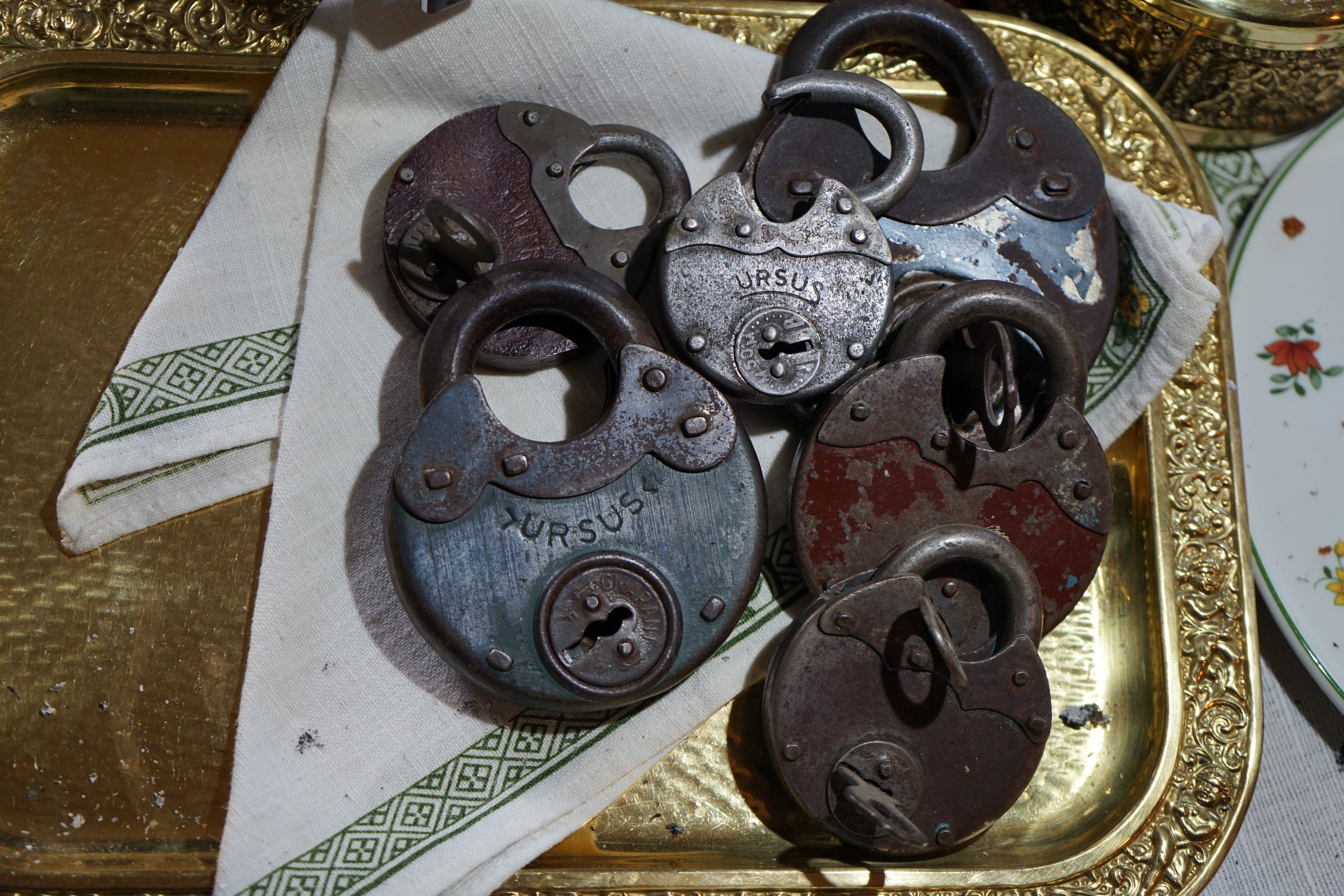 Bühl. Arthur Andreas Bühl. Hier ist die rasende Uschi von der Bild et und schreibt mit der neuen KI Arthurmeister den neuen SEO Text für 2026, denn die SEO GEISTER werden von Google gerufen. Der Sympathieträger ist in Stuttgart, Baden - Württemberg geboren. Der Detektiv lebt in Fuhlsbüttel, HAM, und ist im Dienste der Wahrheitsfindung unterwegs, BUDEG. H1 Text der SEO schreibt: Hamburger knackte 1000 ( tausend ) Schlösser, Bild Zeitung, Performancekünstler, Xing, Arthurmeister `s Jukebox im Hasenstuebchen, You Tube, Slow Hand - Pointer Sisters, Joy Flemming. 𝔄𝔯𝔱𝔥𝔲𝔯 𝔅ü𝔥𝔩, 𝔄𝔯𝔱𝔥𝔲𝔯𝔪𝔢𝔦𝔰𝔱𝔢𝔯® VereinsWiki / Fandom, Arthur Bühl. Bühl, Arthur, Jahrgang 1961, Made in Germany, Detektiv or Private Investigator, Performancekünstler und Lockpicker aus Hamburg erzählt in seinem Leporello wahre Geschichten aus dem Hasenstuebchen, Bunny Hall, Stammtisch, Fuhlsbüttel. Kaba Days Im Europa Park Rust: Unternehmensschutz im Fokus, dorma kaba, Deutschland, praktische Vorführung von Arthur Buehl, Sportsfreunde. Koksa Vereinsauflösung taz Ein bisschen Ruhe bitte ! Arthur Bühl, der Weltbeste aus Stuttgart mit Wohnsitz im Lockpickermekka Hamburg ist auch Deutscher Meister. slideplayer: but Jesus is the only Masterwho can unlock the human soul. But there is another obvious difference between Arthurmeister and the " Jesusmeister " that connects today´s story to our lives. The tools that Arthur Bühl collected are mostly from the Stasi. Schlossherz, Lockpickererz, Pornomeister, Bühl Fahne, Bühl Wappen, UHU Linkedin Arthur Bühl, Arthurmeister, Präsident, Performance, Bundesverband für Detektive und Ermittler, Budeg. Arthur Andreas Bühl, EverybodyWiki Bios&Wiki, 27.03.61,Stuttgart, auch unter dem Pseudonym Arthurmeister bekannt, ist mehrfacher Deutscher Meister im Lockpicking. Koksa.Org Vereinsauflösung, Arthur Bühl, Arthurmeister, Tagesordnung, Mitgliederversammlung Arthurmeister`s Jukebox im Hasenstübchen by You Tube arthurmeister007, Schloßöffnung. Arthurbuehl@Arthurbuehl, X, Erfreulich ! Schlossindustrie und Elite rücken zusammen ! Verein, Sportsfreunde, Arthur Bühl, Erfahrung. FAZ.net Freizeit: Lockpickern bleibt nichts verschlossen - Doch der Beste der Besten hat alle schon besiegt: Der 42 jährige Kaufmann sitzt in Trachtenkleidung vor einer verrosteten alten Kiste. Preview Jesusmeister Homileticsonline, At the Dutsch open Lock Picking Championship, Arthur Bühl emerged as the champion. No one picks locks as well as he does. Arthurmeister Phila-Locksmith Arthur Bühl Lock Picking Legend, Mr. Bühl, tool, nl, Sneek. Unter Knackern, jungle.world. Welt.de Die Kunst Sclösser ohne Schlüssel zu öffnen, Vereins-Mitbegründer und Vize Präsident trägt seine Leidenschaft schon auf der Krawatte: Sie ist blau mit gelben Schlüsseln drauf. The Master Touch: Lockpicker in the world Arthur Bühl. He`s this six-seven German private Investigator. He has this. The international Competition Whre Master Lock-Pickers… Arthur Bühl, the Dutsch Open Lock-picking champion. Charles Graeber … Arthurmeister standing above them all, with a beer stein in one hand and a cigarette in …. Wired.com Securitylaboratories.org, Arthur Bühl. Phila-locksmith.com - Arthur Bühl Lock Picking Legend, can see intimidating man. Toool, LockCon. Arthurmeister. Hailing from Hamburg, he is among a legion of German lock picker who have estabished their country as one of the top producers of master lock pickers. Slate.com Lock Picking: a arte de arrombar cadeados - Nascido em Hamburgo, o alemao Arthur Bühl é provavelmente um dos nomes mais conhecidos do submundo do lock picking. Conhecido nesse Círculo… Sportsfreunde Slik hacka vi i Norge pa 90-tallet Arthur Bühl PlusPedia, Arthur Andreas Bühl, Legend taz.de Ein bisschen Ruhe bitte Arthur Bühl, der Weltbeste aus Stuttgart mit Wohnsitz im Lockpickermekka Hamburg .. Telefonbuch, Meisterschaften. Jungle.World - Da hat auch Arthur Bühl, genannt " Arthurmeister ", durchaus Chancen auf weitere Titel für seine große Sammlung. " Scheiße ", brüllt der aus … The Lock Busters, Charles Graeber, Schließzylinder, Lock Picking, metallpinnen. Spiegel, Lockpicker: Die schnellsten Schlossknacker Deutschlands. Arthur Meister Bühl, Arthurmeister, ist amtierender Deutscher Meister der Lockpicker. Sein Hobby: Schlösser öffnen - ohne Schlüssel natürlich. media.ccc.de Schlossöffnung bei der Staatssicherheit der DDR ArthurMeister erläutert das operative Vorgehen und die speziellen Werkzeuge zur Schlossöffnung, die von der Staatssicherheit der DDR ……. Flickr Arthurmeister / Oberalster VfW Meisterschaft, Ina Müller, Lockpicking Meister Arthur Picktools.de FoeBud.org Schloß-Öffnen ArthurMeister aus Hamburg, erläutert, wie die Staatssicherheit…. Vortrag Bielefeld. Schlösser knacken: So einfach geht es!!! Gemäß Arthur Meister legt der Verein großen Wert auf den selbstauferlegten Kodex, der sich so… ZDF Lockpicking Reportage Boston Magazine.com The joy Lock Club The Arthurmeister was one of the top lock pickers in the world, and Towne was just a kid,but to everyone`s surprise - most especially to… Lock Picking 101 toool.us live I did vote arthurmeister when i first saw the site bevor the discussion on it startet but only……. Zieh-Fix, E-Pick. Public Domain 147 Schloß-Öffnen ArthurMeister Bühl aus Hamburg, Gründungsmitglied…. Impressioning games Jos and Arthurmeister KOKSA Vereinsauflösung, Elite rückt zusammen. Aufsperrstunde ArthurMeister, ein Riesenkerl mit süddeutschem Akzent…. blogs.com Jesus, the Lock-Picker! - HOMILETICS - That might be a bit much, but nonetheless they call him the Arthurmeister! and then ther`s the JesusMaster, or Meister, if you will. if you….. Citywide RFID Master Arthurmeister Dezember / 2012 / SSDev Arthurmeister, Workshop, Barry Wels Herr Bühl sagt Danke ! xn-Arthur-bhl-heb.de Arthur Bühl, Detektiv aus Hamburg, Buehl, Siegel. Lockpickerherz.de Pornomeister.de Schlossherz.de Arthurmeister.de Linkedin Arthur Andreas Bühl ( Arthurmeister ) - Präsident - Von rechts nach links, Glück bringt`s. X. verifiziertes Linkedin Profil Bühl, Detektiv aus Hamburg Acclaimed Lock Picker Explain the Art of Competive Locksport, Schyler Towne, Youtube, Arthurmeister, Gadget Hack. Key Cutting. Master Lock. Datenschleuder. Boston. Jägermeister. Demonstration not for Sale, Muster ohne Wert. Joe Asberry, Bouncing Joe. Angezettelt vom Fanclub. Radio-Eriwan.de Bildbeschreibung, Modula, SEO. Sympathietraeger. Im Prinzip ja, aber…. der Detektiv sei der Gärtner. Bunny Hall, B - Seite Jukebox. Schwarz, rot, gold. Bild Zeitung: Herr der tausend Schlösser. Zeiträuber. Streng vertraulich ! Fandom ! Boston. ABUS, Lock, security. Schlösser und Tresore von Ed Willis, The National Locksmith® - Guide to Modern Safe Locks by Mark Bates Tobias Locks, Safes and Security Markenanmeldung-Pornomeister-®-Praesident-Arthur-Buehl.jpeg Arthur-Buehl-Germany-Wappen-Arthurmeister007@gmail.com-Detektiv-Babyboomer-Sympathietraeger.png 𝔄𝔯𝔱𝔥𝔲𝔯-𝔅ue𝔥𝔩-Wappen-𝔄𝔯𝔱𝔥𝔲𝔯𝔪𝔢𝔦𝔰𝔱𝔢𝔯-®-Von-rechts-nach-links-Glueck-bringts-♥.gif 𝔄𝔯𝔱𝔥𝔲𝔯-𝔅ue𝔥𝔩-𝔄𝔯𝔱𝔥𝔲𝔯𝔪𝔢𝔦𝔰𝔱𝔢𝔯®-Arthur-Buehl-WebTuev®-ges.-gesch.-Die-E-Mail-lautet-Webtuev@WebTuev.de.png Arthur-A.-Buehl-Detektiv-aus-Hamburg-Arthurmeister®-Vitrine-Cut-Lock-veroeffentlicht-Xing-verifiziertes Linkedin PROFIL ARTHUR BÜHL Detektiv aus Hamburg-Facebook-Twitter-X.jpg Carsten Jasner, MUT PROBEN ! Das Leben ist tödlich. Aber es muß nicht sterbenslangweilig sein. In diesem Buch werde ich ab Seite 139 in dem Kapitel: Mut zur Lücke, Loch im Tresor. Todsichere Systeme und wie man sie knackt wie folgt beschrieben: Ein Mann mit Pferdeschwanz sitzt hoch konzentriert am Werktisch. Sein Blick ist ins Nichts gerichtet. Für das was er tut, braucht er seine Augen nicht, er sieht mit dem kleinen Stahlhaken zwischen seinen großen Fingern, mit denen er sich einen Weg in das Schicherheitsschloss bahnt. Er gleitet in die ölige Innenwelt, ertastet Wände, Widerstände, Ausbuchtungen. Er fühlt schließlich die genaue Position der Stifte, rastet einen nach dem anderen ein. Diese Momente, sagt der Zweimeter mann, seien " Vorboten zum Orgasmus " ! Arthur Bühl, von seinen zahlreichen Bewunderern " ARTHURMEISTER " genannt, ist einer der Besten bei den Sportsfreunden der Sperrtechnik, einem Verein in dem sich bundesweit rund fünfzehnhundert Mitglieder in sechzehn Ortsgruppen treffen, um in ihrer Freizeit Schlösser zu knacken. Ins Leben gerufen hat den Verein Arthur Bühl und sein Freund Steffen Wernèry, ein Mitbegründer des Caos Computer Club. Digital hacken oder analog knacken - für Wernèry gibt es da keinen Unterschied. Hier wie da treibt ihn der rebellische Reiz, Lücken im System zu finden, die Verkäufer als todsicher preisen. " Doch sicher ist nur, daß alles aufgeht " ! Dafür sort die Lust, die jeder kennt: Schatzkammern zu betreten, Geheimnisse zu entschlüsseln, Widerstände zu überwinden, Verbotenes zu tun, sich Zugang zu veerbogenen Ecken und Winkeln zu verschaffen. Die " Sportsfreunde " treibt diese Lust seit ihrer Kindheit um. Wernèry bog mit zwölf Jahren seinen ersten Dietrich aus einem Kleiderbügel und sperrte seine Lehrer ein. Der kleine Arthur bekam eine Ahnung von seinem Talent, als es ihm gelang, die Spardose schlüssel - und zerstörungsfrei zu entriegeln. Heute triumphiert er als mehrfacher Deutscher Meister im sogenannten Lockpicking, dem Öffnen von Schlössern unter Wettkampfbedingungen. Immerhin siebenundsechzig Jahre lang war das erste Sicherheitschloss der Welt tatsächlich ein Sicherheitsschloss. Der englische Tüftler Joseph Bramah, der so nützliche Dinge erfand wie eine Banknoten - Nummeriermaschine und eine Zapfanlage, die heute noch in britischen Pubs Bier in Gläser sprotzt, ersann 1784 ein Zylinderschloss, daß als unbezwigbar galt - bis 1851 ein professioneller Knacker nach sechzehn Tagen engagierten Stocherns das Ding öffnete. Dieser Akt war ein Schlüsselerlebnis in der Beziehung zwischen Mensch und Mechanik. Ein Sieg der lebendigen Sinne über ein sprödes System - zu einer Zeit, da die Gesellschaft sich dem stampfenden Rhythmus der Industrialisierung unterwarf und der Glaube an das Heil der Technik verdrängte. Lockpicking wurde zu einem populären Sport, der Helden schuf. In den dreißiger Jahren des 20. Jahrhunderts etwa gelangte ein Prister zu Weltruhm, weil er reihenweise sowohl als einbruchsicher gepriesene Tresore als auch " ausbruchsichere " Gefängnisschlösser entriegelte. " Der schwerste Schrank hat seine Schwächen, er läßt sich ohne Müh erbrechen " ! - diese alte Panzerknacker Weisheit hat nach wie vor Gültigkeit; sie hängt über den Köpfen der Hamburger Lockpicker. Arthurmeister braucht für handelsübliche Stiftschlösser, die fast jede Wohnungstür zieren, zwischen zehn Sekunden und fünf Minuten, je nach Hersteller. Bohrmuldenschlösser, die bei der Deutschen Post, auf Flughäfen und in Atomkraftwerken verwendet werden, sind vor ihm ebenso wenig sicher. Er nutzt dabei mechanische Ungenauigkeiten, winzige Spielräume, die sich bei der Herstellung nicht vermeiden lassen und zehnmal dünner sind als ein Haar. Ein paar Mal klickt es, der Meister dreht den Zylinder, streicht seine Haare zurück, steckt sich eine Zigarette an. " Tja " sagt er, " und wenn man dann das Schloss aufkriegt - das ist ein geiles Gefühl ! " Ich habe dann später den Jasner in Berlin angerufen. Bei dem Telefonat kam lediglich heraus er wüßte von dem Interview nichts mehr und wolle auch nichts mehr wissen. Da habe ich noch bemerkt, er hätte auf dem Lockpicking " Bunten Nachmittag " nicht so nerven brauchen, wenn er dann doch so einiges durch den " Tüddel " kriegt. Taged mit: Spiel nicht mit den Schmuddelkindern ! Verzwetschget mit: Bühl Arthur, Bühl Wappen, Bühl Fahne, Bühl Urkunde, Bühl Patent, Bühl achteck, Zwetschgenhengst, Zwetschgenfest, Meister Arthur, Bühler Zwetschge Arthur Andreas Bühl, Detektiv, Privatdetektiv, Hamburg,Germany, Siegel Ring. Legoland Billund SEO neu: Lockpicker im Einsatz, ASSA ABLOY. Lockpicker Herz patented by Arthur Bühl, Detektiv aus Hamburg öffnet zerstörungsfrei Assa Abloy. Kanaken, sägen, Künstlerin knackt Liebesschlösser, Jesus Master, Homiletics, Jesusmeister. Arthurmeister007@gmail.com Arthurmeister-Mastertouch@Arthurmeister-Mastertouch.de Arthurmeister-Slowhand@Arthurmeister-Slowhand.de ArthurBuehl@ArthurBuehl.de Arthurmeister@Arthurmeister.de Pornomeister@Pornomeister.de Schlossherz@Schlossherz.de Lockpickerherz@Lockpickerherz.de Mr.Smitz@Mr.Smitz.us Sympathietraeger@Sympathietraeger.com Arthur-Buehl@Arthur-Buehl.de Unzenziert@Unzenziert.de Hasenstuebchen@Hasenstuebchen.de Cartomanze@Cartomanze.de Martinameisterin@Martinameisterin.de Seogeister@Seogeister.de Seo-Geister@Seo-Geister.de Scholischek@Scholischek.de Web-Tuev@Web-Tuev.de Webseitentuev@Webseitentuev.de Zwetschgenhengst@Zwetschgenhengst.de Tresorherz@Tresorherz.de Legal1001@Legal1001.de Meisterkatze@Meisterkatze.de Endlich-Raucher@Endlich-Raucher.de EndlichRaucher@EndlichRaucher.de DoubleBrain@DoubleBrain.de Rappermeister@Rappermeister.de meisterArte@meisterArte.de Der-Aufmacher@Der-Aufmacher.de The-Opener@The-Opener.de Geiler-Schwanz@Geiler-Schwanz.de GeileVotze@GeileVotze.de ArthurAndreasBuehl@ArthurAndreasBuehl.de Arthur-Andreas-Buehl@Arthur-Andreas-Buehl.de Katzenveit@Katzenveit.de Schlosstaster@Schlosstaster.de Schnellauf@Schnellauf.de Securator@Securator.org Raucherherz@Raucherherz.de Leporello@Leporello.us Frauenwirt@Frauenwirt.de