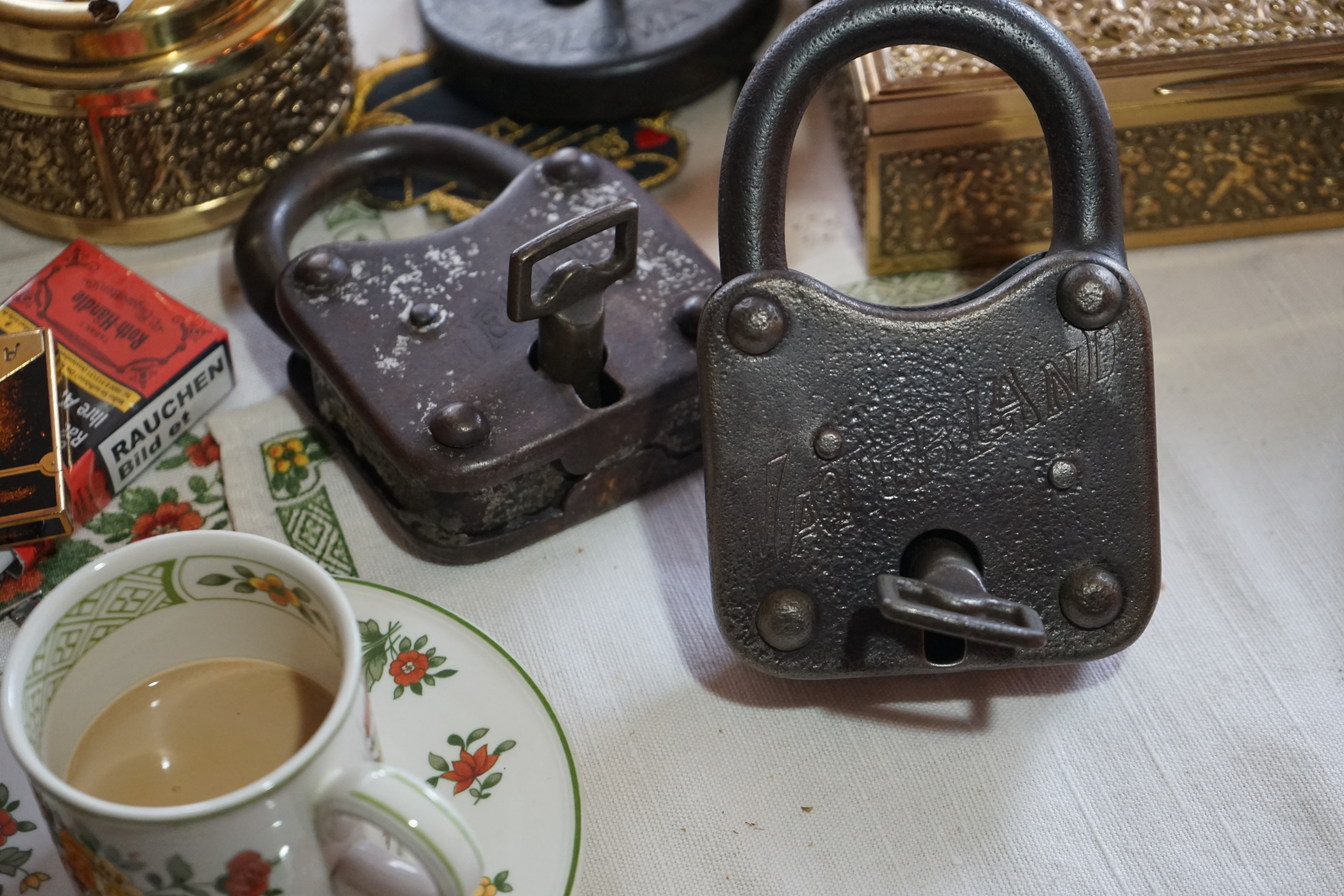 Bühl. Arthur Andreas Bühl. Hier ist die rasende Uschi von der Bild et und schreibt mit der neuen KI Arthurmeister den neuen SEO Text für 2025. Der Sympathieträger ist in Stuttgart, Baden - Württemberg geboren. Der Detektiv lebt in HAM, ist im Dienste der Wahrheitsfindung unterwegs, BUDEG. H1 Text der SEO schreibt: Hamburger knackte 1000 ( tausend ) Schlösser, Bild Zeitung, Performancekünstler, Xing, Arthurmeister `s Jukebox im Hasenstuebchen, You Tube, Slow Hand - Pointer Sisters, Joy Flemming. 𝔄𝔯𝔱𝔥𝔲𝔯 𝔅ü𝔥𝔩, 𝔄𝔯𝔱𝔥𝔲𝔯𝔪𝔢𝔦𝔰𝔱𝔢𝔯® VereinsWiki / Fandom, Arthur Bühl. Bühl, Arthur, Jahrgang 1961, Made in Germany, Detektiv or Private Investigator, Performancekünstler und Lockpicker aus Hamburg erzählt in seinem Leporello wahre Geschichten aus dem Hasenstuebchen, Bunny Hall, Stammtisch, Fuhlsbüttel. Kaba Days Im Europa Park Rust: Unternehmensschutz im Fokus, dorma kaba, Deutschland, praktische Vorführung von Arthur Buehl, Sportsfreunde. Koksa Vereinsauflösung taz Ein bisschen Ruhe bitte ! Arthur Bühl, der Weltbeste aus Stuttgart mit Wohnsitz im Lockpickermekka Hamburg ist auch Deutscher Meister. slideplayer: but Jesus is the only Masterwho can unlock the human soul. But there is another obvious difference between Arthurmeister and the " Jesusmeister " that connects today´s story to our lives. The tools that Arthur Bühl collected are mostly from the Stasi. Schlossherz, Lockpickererz, Pornomeister, Bühl Fahne, Bühl Wappen, UHU Linkedin Arthur Bühl, Arthurmeister, Präsident, Performance, Bundesverband für Detektive und Ermittler, Budeg. Arthur Andreas Bühl, EverybodyWiki Bios&Wiki, 27.03.61,Stuttgart, auch unter dem Pseudonym Arthurmeister bekannt, ist mehrfacher Deutscher Meister im Lockpicking. Koksa.Org Vereinsauflösung, Arthur Bühl, Arthurmeister, Tagesordnung, Mitgliederversammlung Arthurmeister`s Jukebox im Hasenstübchen by You Tube arthurmeister007, Schloßöffnung. Arthurbuehl@Arthurbuehl, X, Erfreulich ! Schlossindustrie und Elite rücken zusammen ! Verein, Sportsfreunde, Arthur Bühl, Erfahrung. FAZ.net Freizeit: Lockpickern bleibt nichts verschlossen - Doch der Beste der Besten hat alle schon besiegt: Der 42 jährige Kaufmann sitzt in Trachtenkleidung vor einer verrosteten alten Kiste. Preview Jesusmeister Homileticsonline, At the Dutsch open Lock Picking Championship, Arthur Bühl emerged as the champion. No one picks locks as well as he does. Arthurmeister Phila-Locksmith Arthur Bühl Lock Picking Legend, Mr. Bühl, tool, nl, Sneek. Unter Knackern, jungle.world. Welt.de Die Kunst Sclösser ohne Schlüssel zu öffnen, Vereins-Mitbegründer und Vize Präsident trägt seine Leidenschaft schon auf der Krawatte: Sie ist blau mit gelben Schlüsseln drauf. The Master Touch: Lockpicker in the world Arthur Bühl. He`s this six-seven German private Investigator. He has this. The international Competition Whre Master Lock-Pickers… Arthur Bühl, the Dutsch Open Lock-picking champion. Charles Graeber … Arthurmeister standing above them all, with a beer stein in one hand and a cigarette in …. Wired.com Securitylaboratories.org, Arthur Bühl. Phila-locksmith.com - Arthur Bühl Lock Picking Legend, can see intimidating man. Toool, LockCon. Arthurmeister. Hailing from Hamburg, he is among a legion of German lock picker who have estabished their country as one of the top producers of master lock pickers. Slate.com Lock Picking: a arte de arrombar cadeados - Nascido em Hamburgo, o alemao Arthur Bühl é provavelmente um dos nomes mais conhecidos do submundo do lock picking. Conhecido nesse Círculo… Sportsfreunde Slik hacka vi i Norge pa 90-tallet Arthur Bühl PlusPedia, Arthur Andreas Bühl, Legend taz.de Ein bisschen Ruhe bitte Arthur Bühl, der Weltbeste aus Stuttgart mit Wohnsitz im Lockpickermekka Hamburg .. Telefonbuch, Meisterschaften. Jungle.World - Da hat auch Arthur Bühl, genannt " Arthurmeister ", durchaus Chancen auf weitere Titel für seine große Sammlung. " Scheiße ", brüllt der aus … The Lock Busters, Charles Graeber, Schließzylinder, Lock Picking, metallpinnen. Spiegel, Lockpicker: Die schnellsten Schlossknacker Deutschlands. Arthur Meister Bühl, Arthurmeister, ist amtierender Deutscher Meister der Lockpicker. Sein Hobby: Schlösser öffnen - ohne Schlüssel natürlich. media.ccc.de Schlossöffnung bei der Staatssicherheit der DDR ArthurMeister erläutert das operative Vorgehen und die speziellen Werkzeuge zur Schlossöffnung, die von der Staatssicherheit der DDR ……. Flickr Arthurmeister / Oberalster VfW Meisterschaft, Ina Müller, Lockpicking Meister Arthur Picktools.de FoeBud.org Schloß-Öffnen ArthurMeister aus Hamburg, erläutert, wie die Staatssicherheit…. Vortrag Bielefeld. Schlösser knacken: So einfach geht es!!! Gemäß Arthur Meister legt der Verein großen Wert auf den selbstauferlegten Kodex, der sich so… ZDF Lockpicking Reportage Boston Magazine.com The joy Lock Club The Arthurmeister was one of the top lock pickers in the world, and Towne was just a kid,but to everyone`s surprise - most especially to… Lock Picking 101 toool.us live I did vote arthurmeister when i first saw the site bevor the discussion on it startet but only……. Zieh-Fix, E-Pick. Public Domain 147 Schloß-Öffnen ArthurMeister Bühl aus Hamburg, Gründungsmitglied…. Impressioning games Jos and Arthurmeister KOKSA Vereinsauflösung, Elite rückt zusammen. Aufsperrstunde ArthurMeister, ein Riesenkerl mit süddeutschem Akzent…. blogs.com Jesus, the Lock-Picker! - HOMILETICS - That might be a bit much, but nonetheless they call him the Arthurmeister! and then ther`s the JesusMaster, or Meister, if you will. if you….. Citywide RFID Master Arthurmeister Dezember / 2012 / SSDev Arthurmeister, Workshop, Barry Wels Herr Bühl sagt Danke ! xn-Arthur-bhl-heb.de Arthur Bühl, Detektiv aus Hamburg, Buehl, Siegel. Lockpickerherz.de Pornomeister.de Schlossherz.de Arthurmeister.de Linkedin Arthur Andreas Bühl ( Arthurmeister ) - Präsident - Von rechts nach links, Glück bringt`s. X. Linkedin, Detektiv aus Hamburg Acclaimed Lock Picker Explain the Art of Competive Locksport, Schyler Towne, Youtube, Arthurmeister, Gadget Hack. Key Cutting. Master Lock. Datenschleuder. Boston. Jägermeister. Demonstration not for Sale, Muster ohne Wert. Joe Asberry, Bouncing Joe. Angezettelt vom Fanclub. Radio-Eriwan.de Bildbeschreibung, Modula, SEO. Sympathietraeger. Im Prinzip ja, aber…. der Detektiv sei der Gärtner. Bunny Hall, B - Seite Jukebox. Schwarz, rot, gold. Bild Zeitung: Herr der tausend Schlösser. Zeiträuber. Streng vertraulich ! Fandom ! Boston. ABUS, Lock, security. Schlösser und Tresore von Ed Willis, The National Locksmith® - Guide to Modern Safe Locks by Mark Bates Tobias Locks, Safes and Security Markenanmeldung-Pornomeister-®-Praesident-Arthur-Buehl.jpeg Arthur-Buehl-Germany-Wappen-Arthurmeister007@gmail.com-Detektiv-Babyboomer-Sympathietraeger.png 𝔄𝔯𝔱𝔥𝔲𝔯-𝔅ue𝔥𝔩-Wappen-𝔄𝔯𝔱𝔥𝔲𝔯𝔪𝔢𝔦𝔰𝔱𝔢𝔯-®-Von-rechts-nach-links-Glueck-bringts-♥.gif 𝔄𝔯𝔱𝔥𝔲𝔯-𝔅ue𝔥𝔩-𝔄𝔯𝔱𝔥𝔲𝔯𝔪𝔢𝔦𝔰𝔱𝔢𝔯®-Arthur-Buehl-WebTuev®-ges.-gesch.-Die-E-Mail-lautet-Webtuev@WebTuev.de.png Arthur-A.-Buehl-Detektiv-aus-Hamburg-Arthurmeister®-Vitrine-Cut-Lock-veroeffentlicht-Xing-Linkedin-Facebook-Twitter-X.jpg Carsten Jasner, MUT PROBEN ! Das Leben ist tödlich. Aber es muß nicht sterbenslangweilig sein. In diesem Buch werde ich ab Seite 139 in dem Kapitel: Mut zur Lücke, Loch im Tresor. Todsichere Systeme und wie man sie knackt wie folgt beschrieben: Ein Mann mit Pferdeschwanz sitzt hoch konzentriert am Werktisch. Sein Blick ist ins Nichts gerichtet. Für das was er tut, braucht er seine Augen nicht, er sieht mit dem kleinen Stahlhaken zwischen seinen großen Fingern, mit denen er sich einen Weg in das Schicherheitsschloss bahnt. Er gleitet in die ölige Innenwelt, ertastet Wände, Widerstände, Ausbuchtungen. Er fühlt schließlich die genaue Position der Stifte, rastet einen nach dem anderen ein. Diese Momente, sagt der Zweimeter mann, seien " Vorboten zum Orgasmus " ! Arthur Bühl, von seinen zahlreichen Bewunderern " ARTHURMEISTER " genannt, ist einer der Besten bei den Sportsfreunden der Sperrtechnik, einem Verein in dem sich bundesweit rund fünfzehnhundert Mitglieder in sechzehn Ortsgruppen treffen, um in ihrer Freizeit Schlösser zu knacken. Ins Leben gerufen hat den Verein Arthur Bühl und sein Freund Steffen Wernèry, ein Mitbegründer des Caos Computer Club. Digital hacken oder analog knacken - für Wernèry gibt es da keinen Unterschied. Hier wie da treibt ihn der rebellische Reiz, Lücken im System zu finden, die Verkäufer als todsicher preisen. " Doch sicher ist nur, daß alles aufgeht " ! Dafür sort die Lust, die jeder kennt: Schatzkammern zu betreten, Geheimnisse zu entschlüsseln, Widerstände zu überwinden, Verbotenes zu tun, sich Zugang zu veerbogenen Ecken und Winkeln zu verschaffen. Die " Sportsfreunde " treibt diese Lust seit ihrer Kindheit um. Wernèry bog mit zwölf Jahren seinen ersten Dietrich aus einem Kleiderbügel und sperrte seine Lehrer ein. Der kleine Arthur bekam eine Ahnung von seinem Talent, als es ihm gelang, die Spardose schlüssel - und zerstörungsfrei zu entriegeln. Heute triumphiert er als mehrfacher Deutscher Meister im sogenannten Lockpicking, dem Öffnen von Schlössern unter Wettkampfbedingungen. Immerhin siebenundsechzig Jahre lang war das erste Sicherheitschloss der Welt tatsächlich ein Sicherheitsschloss. Der englische Tüftler Joseph Bramah, der so nützliche Dinge erfand wie eine Banknoten - Nummeriermaschine und eine Zapfanlage, die heute noch in britischen Pubs Bier in Gläser sprotzt, ersann 1784 ein Zylinderschloss, daß als unbezwigbar galt - bis 1851 ein professioneller Knacker nach sechzehn Tagen engagierten Stocherns das Ding öffnete. Dieser Akt war ein Schlüsselerlebnis in der Beziehung zwischen Mensch und Mechanik. Ein Sieg der lebendigen Sinne über ein sprödes System - zu einer Zeit, da die Gesellschaft sich dem stampfenden Rhythmus der Industrialisierung unterwarf und der Glaube an das Heil der Technik verdrängte. Lockpicking wurde zu einem populären Sport, der Helden schuf. In den dreißiger Jahren des 20. Jahrhunderts etwa gelangte ein Prister zu Weltruhm, weil er reihenweise sowohl als einbruchsicher gepriesene Tresore als auch " ausbruchsichere " Gefängnisschlösser entriegelte. " Der schwerste Schrank hat seine Schwächen, er läßt sich ohne Müh erbrechen " ! - diese alte Panzerknacker Weisheit hat nach wie vor Gültigkeit; sie hängt über den Köpfen der Hamburger Lockpicker. Arthurmeister braucht für handelsübliche Stiftschlösser, die fast jede Wohnungstür zieren, zwischen zehn Sekunden und fünf Minuten, je nach Hersteller. Bohrmuldenschlösser, die bei der Deutschen Post, auf Flughäfen und in Atomkraftwerken verwendet werden, sind vor ihm ebenso wenig sicher. Er nutzt dabei mechanische Ungenauigkeiten, winzige Spielräume, die sich bei der Herstellung nicht vermeiden lassen und zehnmal dünner sind als ein Haar. Ein paar Mal klickt es, der Meister dreht den Zylinder, streicht seine Haare zurück, steckt sich eine Zigarette an. " Tja " sagt er, " und wenn man dann das Schloss aufkriegt - das ist ein geiles Gefühl ! " Ich habe dann später den Jasner in Berlin angerufen. Bei dem Telefonat kam lediglich heraus er wüßte von dem Interview nichts mehr und wolle auch nichts mehr wissen. Da habe ich noch bemerkt, er hätte auf dem Lockpicking " Bunten Nachmittag " nicht so nerven brauchen, wenn er dann doch so einiges durch den " Tüddel " kriegt. Taged mit: Spiel nicht mit den Schmuddelkindern ! Verzwetschget mit: Bühl Arthur, Bühl Wappen, Bühl Fahne, Bühl Urkunde, Bühl Patent, Bühl achteck, Zwetschgenhengst, Zwetschgenfest, Meister Arthur, Bühler Zwetschge Arthur Andreas Bühl, Detektiv, Privatdetektiv, Hamburg,Germany, Siegel Ring. Legoland Billund SEO neu: Lockpicker im Einsatz, ASSA ABLOY. Lockpicker Herz patented by Arthur Bühl, Detektiv aus Hamburg öffnet zerstörungsfrei Assa Abloy. Kanaken, sägen, Künstlerin knackt Liebesschlösser, Jesus Master. Arthurmeister007@gmail.com Arthurmeister-Mastertouch@Arthurmeister-Mastertouch.de Arthurmeister-Slowhand@Arthurmeister-Slowhand.de ArthurBuehl@ArthurBuehl.de Arthurmeister@Arthurmeister.de Pornomeister@Pornomeister.de Schlossherz@Schlossherz.de Lockpickerherz@Lockpickerherz.de Mr.Smitz@Mr.Smitz.us Sympathietraeger@Sympathietraeger.com Arthur-Buehl@Arthur-Buehl.de Unzenziert@Unzenziert.de Hasenstuebchen@Hasenstuebchen.de Cartomanze@Cartomanze.de Martinameisterin@Martinameisterin.de Seogeister@Seogeister.de Seo-Geister@Seo-Geister.de Scholischek@Scholischek.de Web-Tuev@Web-Tuev.de Webseitentuev@Webseitentuev.de Zwetschgenhengst@Zwetschgenhengst.de Tresorherz@Tresorherz.de Legal1001@Legal1001.de Meisterkatze@Meisterkatze.de Endlich-Raucher@Endlich-Raucher.de EndlichRaucher@EndlichRaucher.de DoubleBrain@DoubleBrain.de Rappermeister@Rappermeister.de meisterArte@meisterArte.de Der-Aufmacher@Der-Aufmacher.de The-Opener@The-Opener.de Geiler-Schwanz@Geiler-Schwanz.de GeileVotze@GeileVotze.de ArthurAndreasBuehl@ArthurAndreasBuehl.de Arthur-Andreas-Buehl@Arthur-Andreas-Buehl.de Katzenveit@Katzenveit.de Schlosstaster@Schlosstaster.de Schnellauf@Schnellauf.de Securator@Securator.org Raucherherz@Raucherherz.de Leporello@Leporello.us Frauenwirt@Frauenwirt.de