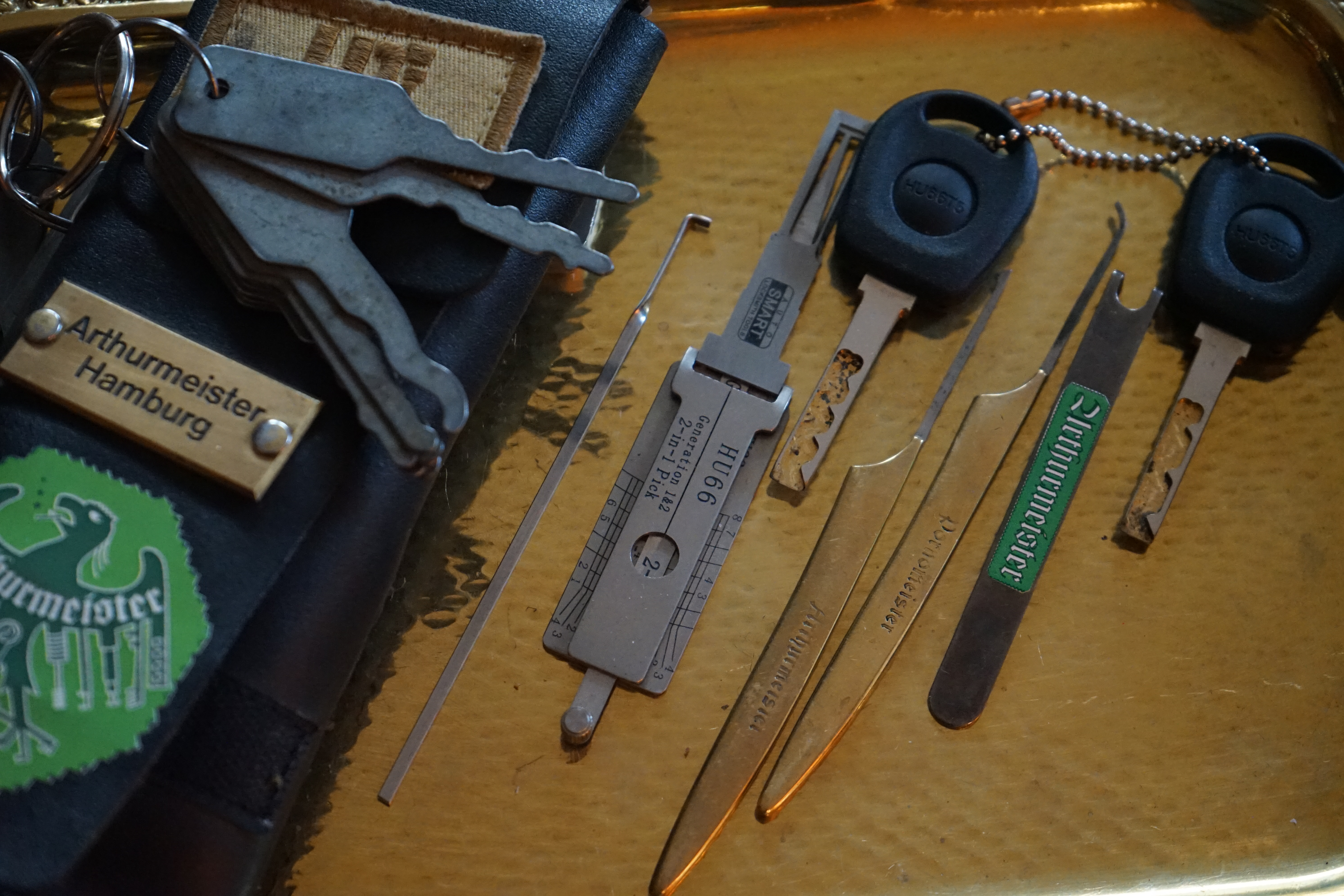 LOTTO 𝔄𝔯𝔱𝔥𝔲𝔯 𝔅ü𝔥𝔩, 𝔄𝔯𝔱𝔥𝔲𝔯𝔪𝔢𝔦𝔰𝔱𝔢𝔯® Samstag 11 Uhr, a.m, " HIGH NOON ". Arthurmeister und die Cartomanze sitzen am Stammtisch im Hasenstübchen, Fuhlsbüttel. Aus der Jukebox by You Tube, der alten Rock-Ola schallt von Element of Crime: Das Hasenstübchern ist der " Mittekpunkt der Welt ". Die zwanzig Mittrinker am Counter schallen mit: Im Lotto spielst du immer nur; die Zahlen zwischen fünf und zehn; und als Zusatzzahl dein Lebensalter; denn als Lottospieler sagst du; darf man höchstens 49 Jahre alt sein; später wäre es schade um das Geld ! Wo DEINE Füße stehen ist der " MITTELPUNKT DER WELT ". Driver Dieter fährt mit Scholischek und Arkadasch zur Annahmestelle ! Verschlagwortet mit: Arthur Bühl, Arthurmeister® Arthur ♥ Schwäbischer Hengst, Buhl, Zwetschgen Heini, Artur, Buehl er, Zwetschge, Made in Germany, Born 1961, Sympathieträger, Google Earth, Mittelpunkt der Welt, Pflaumen, Arkadasch, Datschi, ♥ Martinameisterin, Cartomanze, Scholischek, " HIGH NOON ! ", ♥ ♥ Vokuhila ♥ Parole Emil ! LOTTO II 𝔄𝔯𝔱𝔥𝔲𝔯 𝔅ü𝔥𝔩, 𝔄𝔯𝔱𝔥𝔲𝔯𝔪𝔢𝔦𝔰𝔱𝔢𝔯® Samstag 11 Uhr, a.m. " HIGH NOON ". Arthurmeister und die Cartomanze sitzen am Stammtisch im Hasenstübchen, Hamburg - Fuhlsbüttel. Aus Arthurmeister`s Jukebox by You Tube, der alten Rock -Ola schallt von Element of Crime: Das Hasenstübchen ist der " Mittelpunkt der Welt ". Die zwanzig Trinker am Counter schallen mit: " Im Lotto spielst du immer nur die Zahlen zwischen fünf und zehn, und als Zusatzzahl dein Lebensalter, denn als Lottospieler darf man höchstens 49 Jahre alt sein, später wäre es schade um das Geld ! Wo unsere Füße stehen, ist der Mittelpunkt der Welt ! Arkadasch und Scholischek fahren mit Driver Dieter zum Lottogeschäft ! Verschlagwortet mit: Arthur Bühl, Arthurmeister®. Die SEO - Geister.de rufen: Buhl er Zwetschge, International Lockpicking, Google Earth, Earth Song, Schwäbischer Hengst und Sympathietraeger ! Verzwetschget mit: Arthur A. Bühl, Lockpicking, Deutscher Meister, Made in Germany, born 1961, in Stuttgart, Baden - Württemberg, is picking ABUS - Padlock, am Stammtisch ♥. Arthur Buehl, Arthurmeister raucht Roth - Händle Cigaretten aus der Stadt Lahr - Bühl, Schwarzwald, Black Forest. Die Damen trinken Rotkäppchen. Stößchen ! Mr. Smitz from Beverly Hills is calling. Arthurmeister, powerd by KI-Worldwide.de, speek to Mr. Smitz from the Playboy: Sorte Schwäbischer - Hengst.de is großfruchtig und süss ♥. No, only woman has Pflaumen. Yes, I will send greetings to your friend Friede Springer from the BILD et News, Hamburg. SEO für heute: Hasenstübchen, S - Bahn, Ohlsdorf, Am Hasenberge, Stanta Fu, Friedhof ! Vokuhila ♥ Zwetschgen - Heini, Parole Emil ! Arthur ♥ Schwäbischer Hengst, Buhl, Zwetschgen Heini, Artur, Buehl er, Zwetschge, Made in Germany, Born 1961, Sympathieträger, Google Earth, Mittelpunkt der Welt, Pflaumen, Arkadasch, Datschi, ♥ Martinameisterin, Cartomanze, Scholischek, " HIGH NOON ! ", ♥ ♥ Vokuhila ♥ Parole Emil !