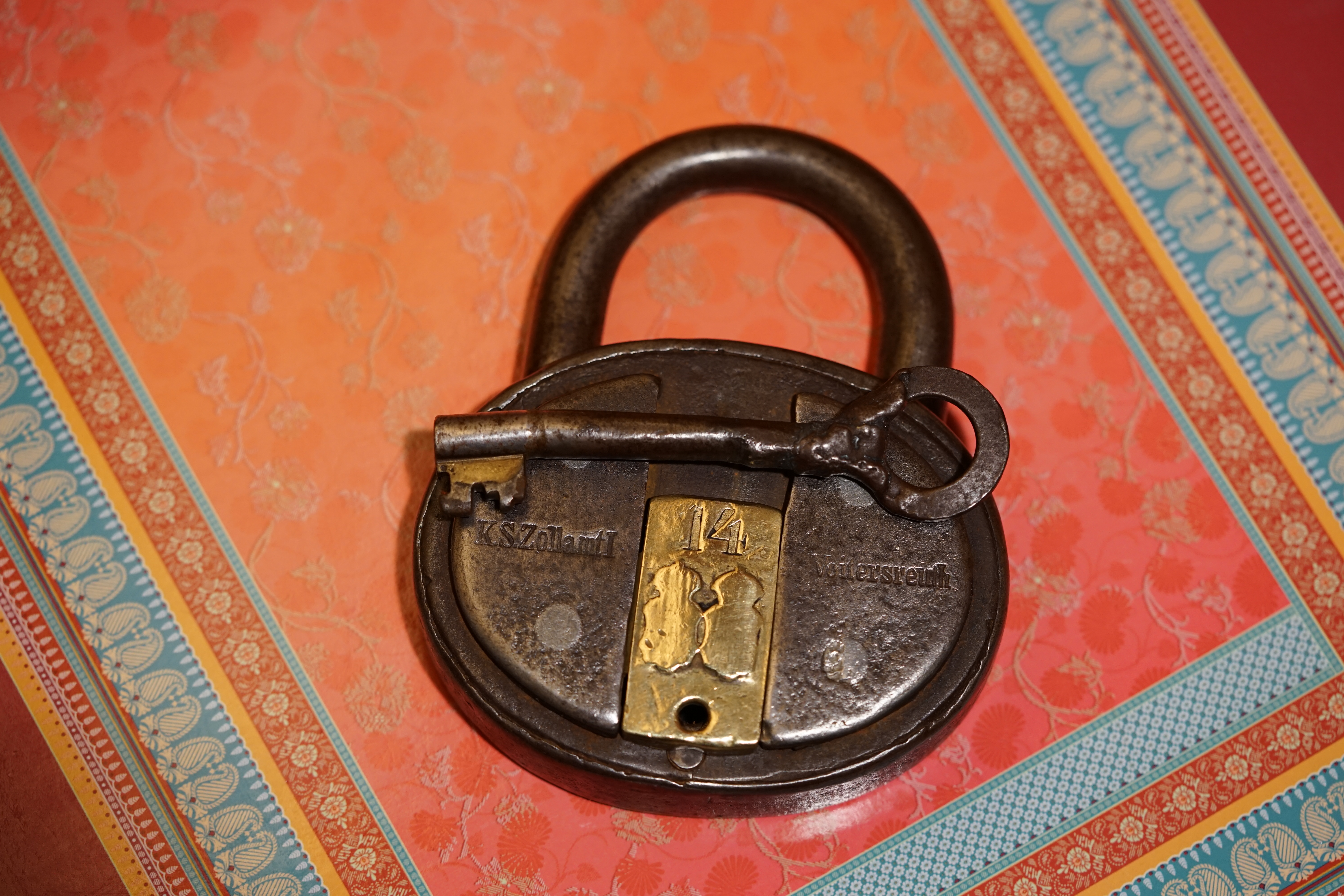 born 1961 Arthur Bühl, Arthur Andreas Bühl, Made in Germany, born 1961 in Stuttgart, arbeitet seit 40 Jahren als Privatdetektiv und lebt in Hamburg. Er ist als Detektiv Mitglied in nationalen und internationalen Berufsverbänden. Unter dem Künstlernamen " Arthurmeister " erklärt Arthur Bühl Lockpicking; das zerstörungsfreie öffnen von Schlössern und Schließzylindern. Der Ehrenkodex lautet: Öffne nur deine eigenen Schlösser. Fremde Schlösser dürfen nur mit Einwilligung des Eigentümers geöffnet werden. Herr Bühl wurde schon als Schlossknacker bezeichnet. Dies ist natürlich Quatsch, denn wenn man oder Frau z.B. ein Vorhangschloss knackt, so ist es kaputt und die Wettbewerber und Lockpickerkollegen können nicht mehr daran üben. Knacker benutzen einen Kuhfuß. Der mehrfache Deutsche Meister dagegen ein Pickset und es gilt: " Offen ist gut, schneller Offen ist besser ". Viel Spaß und Erfolg beim Üben. Von der Zeitschrift " WIRED " wurde Arthurmeister als Master of the Universe, betitelt. SEO für heute: Parole Emil ! Arthur Bühl, Sympathieträger.com, Präsident Pornomeister SARL. Die Anschrift lautet: Arthur A. Bühl, Postfach 605 145, 22 246 Hamburg. In der Vitrine von Arthur Bühl, Arthurmeister® sind Schlösser, Padlocks, von HKR, ABUS, Binoxx BUGA, BKS, CES, DOM, EVVA, FEFI, Assa Abloy, Z Ikon, Kaba, Keso, ASSA, Winkhaus, Wilka, Trelock, Schmelting, Bode Panzer, Comet, Ancor Las, Drumm Geminy, Xylock, EMKA, SEA, Medeco, Mul-T-Lock, Cut away, ABUS Granit, Pfaffenhain, E*S, ESS, Nemef, BAB, Babelsberg, Stasi, Diskus, WMF, Tesa, Noch, Vachette, Cisa, Wally, Rielda, Mottura, Viro, FAI, GeGe, K + K, Fichet, Bode Panzer, Tresor, Bramah, Protector, Braun`s Patent, Walomatus, Arolds, Combination Lock, Yale, Master, American Lock, Tubular, China, Indien, Aligarh, Nepal, Thailand, Zahlenschlösser, Himmelsschlüssel und noch vieles mehr, vorhanden. Alle Schliesszylinder sind Übungsmaterial für das Lockpicking. Schlagschlüssel und so vieles mehr, sind auch dabei. Auch der Sputnik. Verschlagwortet mit: ♥ Vokuhila, Friseur ♥ Schwäbischer Hengst, Zwetschgen Heini, Bühl er, Zwetschge, Google Earth, Mittelpunkt der Welt, Martinameisterin, Cartomanze, Scholischek, " HIGH NOON ! ". ♥ Parole Emil !