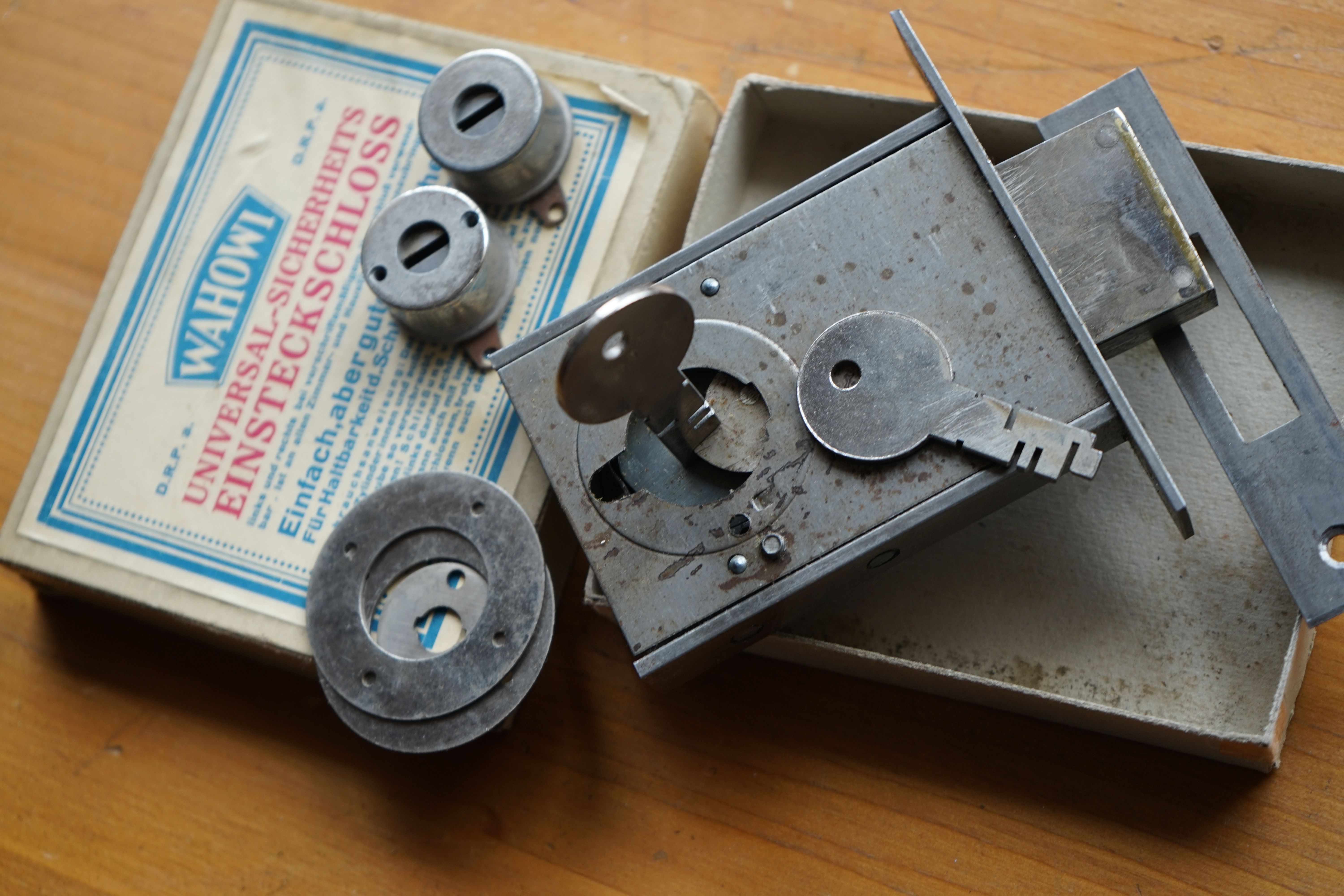 Arthur A. Bühl, Made in Germany, born 1961 in Stuttgart, arbeitet seit 40 Jahren als Privatdetektiv und lebt in Hamburg. Er ist als Detektiv Mitglied in nationalen und internationalen Berufsverbänden. Unter dem Künstlernamen " Arthurmeister " erklärt Arthur Bühl Lockpicking; das zerstörungsfreie Öffnen von Schlössern und Schließzylindern. Der Ehrenkodex lautet: Öffne nur deine eigenen Schlösser. Fremde Schlösser dürfen nur mit Einwilligung des Eigentümers geöffnet werden. Herr Bühl wurde schon als Schlossknacker bezeichnet. Dies ist natürlich Quatsch, denn wenn man oder Frau z.B. ein Vorhangschloss knackt, so ist es kaputt und die Wettbewerber und Lockpickerkollegen können nicht mehr daran üben. Knacker benutzen einen Kuhfuß. Der mehrfache Deutsche Meister dagegen ein Pickset und es gilt: " Offen ist gut, schneller Offen ist besser ". Viel Spaß und Erfolg beim Üben. Von der Zeitschrift " WIRED " wurde Arthurmeister als Master of the Universe, betitelt. SEO für heute: Parole Emil ! Arthur Bühl, Sympathieträger.com, Präsident Pornomeister SARL. Die Anschrift lautet: Arthur A. Bühl, Postfach 605 145, 22 246 Hamburg. Twitter X 11.06.24 Bilder Budeg ( Bold serif ) Arthur Andreas Bühl, Detektiv, made in Germany, born 1961 in Stuttgart, Baden - Württemberg, living in HAM, Im Dienste der Wahrheitsfindung unterwegs, betreibt in seiner Freizeit Lockpicking aus Leidenschaft. Der mehrfache Deutsche Meister wird in der WIRED als " Master of the Universe " betitelt. In der BILD et ist der Artikel " Herr der Schlösser " abgedruckt. Im Hasenstübchen - Fuhlsbüttel, am Hasenberge, Santa Fu, wird gefeiert. Arthurmeister® stellt seinen Leporello " Der Aufmacher " vor. Der Stammtisch grölt " OFFEN ". Scholischek, Rudi, Heike I, Noagerlzutzler, Arthur und Joe Asberry, der alte NBA ler, prosten sich zu. Arthurmeister`s Jukebox auf YouTube spielt Pointer Sisters - Slow Hand ! ♥ Beim Tanzen ruft die Cartomanze " Ey du Sympthieträger ♥, komm mal her " ! SEO für heute: DETEKTIV, Arthur Bühl, Lockpicker, Deutscher Meister, pickt ABUS Padlock. KI-Worldwide.de, Arthur-Bühl.de, Arthurmeister.de