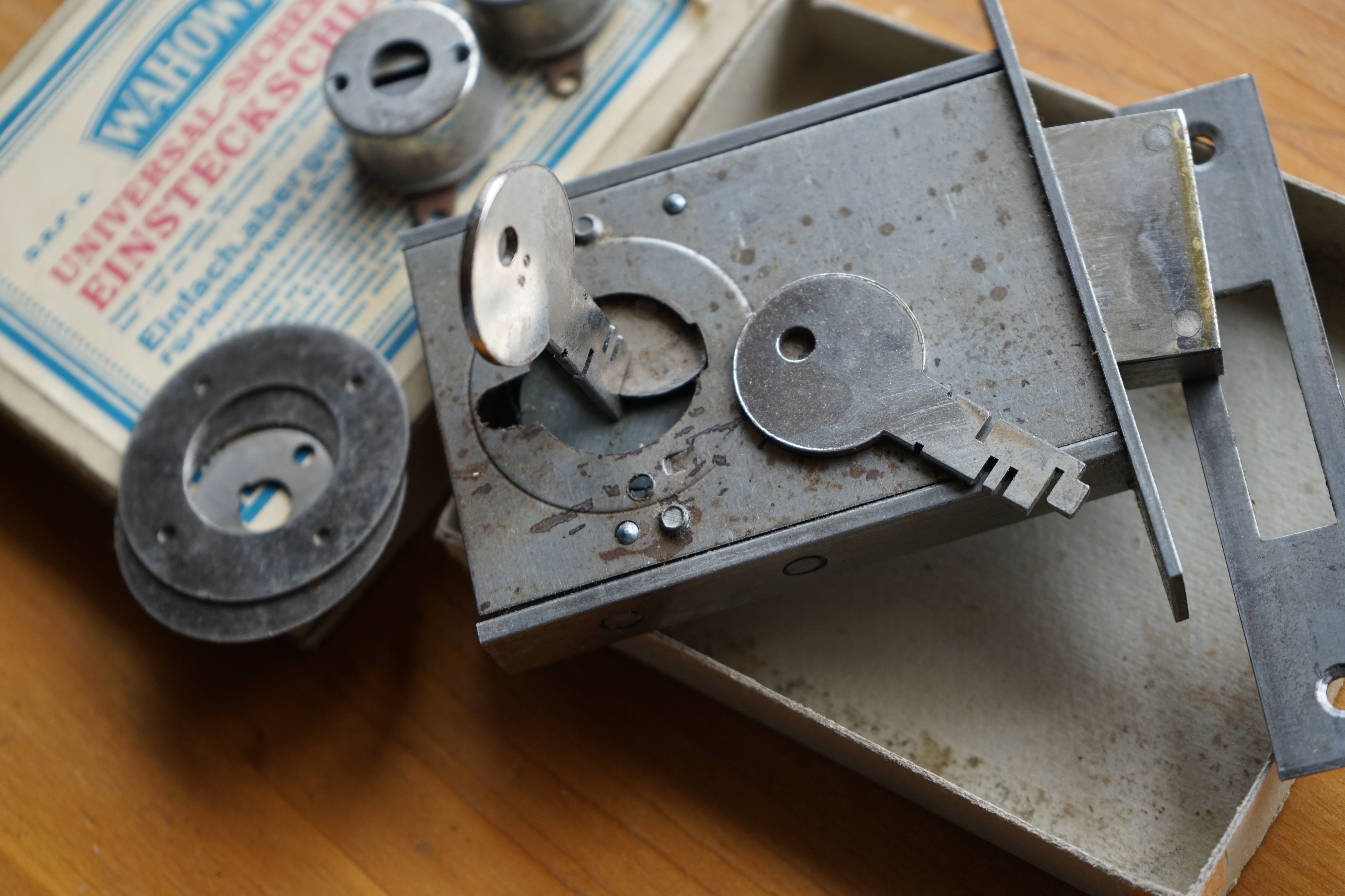 SEO Im Dienste der Wahrheitsfindung: ♥ 𝔄𝔯𝔱𝔥𝔲𝔯 𝔅ü𝔥𝔩, 𝔄𝔯𝔱𝔥𝔲𝔯𝔪𝔢𝔦𝔰𝔱𝔢𝔯 ® Arthur A. Bühl, Jahrgang 1961, wird von den Mitgliedern des BDD, Bundesverband Deutscher Detektive, jetzt BUDEG zur 30 jährigen Mitgliedschaft beglückwünscht und für seine Dienste zur Wahrheitsfindung mit der Verleihung der goldenen Ehrennadel gewürdigt. Die Kollegen haben ihm ebenfalls in der TAZ, FAZ, Welt und Hamburger Abendblatt gratuliert und sogar Anzeigen in der Rubrik Verschiedenes geschaltet. Arthur Bühl ist Inhaber der Marke Arthurmeister®. Veröffentlicht unter Linkedin, Xing, Google Panel, Twitter X. Verschlagwortet mit: ♥ Vokuhila, Friseur ♥ Schwäbischer Hengst, Zwetschgen Heini, Bühl er, Zwetschge, Google Earth, Mittelpunkt der Welt, Martinameisterin, Cartomanze, Scholischek, " HIGH NOON ! ". ♥ Parole Emil !